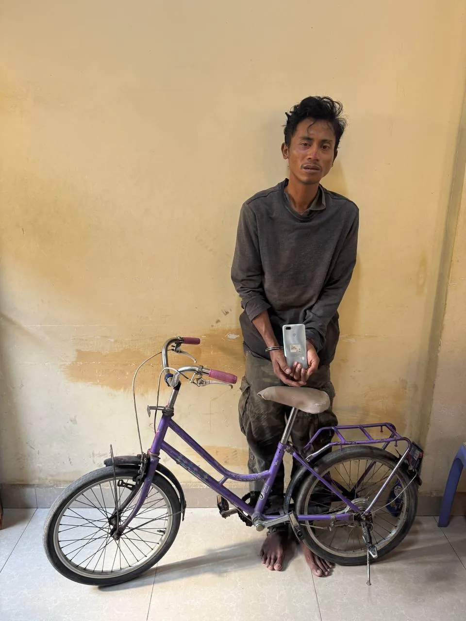 Cambodia! 2026 ឃាត់ខ្លួនបានហើយ! ឃាតកម្មជនជាតិប៉ាគីស្ថាន រឹតកសម្លាប់សង្សារខ្លួនឯង នៅខណ្ឌពោធិ៍សែនជ័យ, ១៥ថ្ងៃ រាជធានីភ្នំពេញត្រួតពិនិត្យទីតាំងសង្ស័យ Online Scam ជាង ២.៧០០ទីតាំង រកឃើញជនបរទេសជាង២ម៉ឺននាក់, Five Foreigners arrested for telecom fraud in Phnom Penh, បង្ក្រាបហាងម៉ាស្សា បង្កប់រួមភេទ ចាប់ថៅកែចិន និងស្រីស្អាត, ចាប់ខ្លួនមនុស្ស ២៦នាក់ សង្ស័យពាក់ព័ន្ធករណី ឃាតកម្មយកសពរុំដោយថង់ផ្លាស្ទិកពណ៌ខ្មៅ យកទៅប្លុងចោលនៅក្រុងបាវិត ខេត្តស្វាយរៀង, ខឹងសុំលុយ១ពាន់រៀលមិនបាន ទាញកាំបិតបុ័ងតោកាប់ម្ដាយស្លាប់ក្នុងថ្លុកឈាម, ឃាតករកាប់មនុស្សស្លាប់ចំនួនពីរនាក់ពេលនេះត្រូវបានកម្លាំងកងរាជអាវុធហត្ថខេត្តតាកែវ ចាប់ខ្លួនបានហើយ, នគរបាលខណ្ឌប្ញស្សីកែវ ឃាត់ខ្លួនជនសង្ស័យ លួចទូរស័ព្ទម្នាក់ នៅសង្កាត់គីឡូម៉ែត្រលេខ៦, កម្លាំងអធិការដ្ឋាននគរបាលខណ្ឌសែនសុខ សហការជាមួយកម្លាំងអធិការនគរបាលស្រុកអង្គស្នួលចុះបង្ក្រាបករណីលួចមានស្ថានទម្ងន់ទោស(វាយ និងគំរាមប្លន់យកទូរស័ព្ទដៃ និងធាក់ប្លន់យកម៉ូតូ ០១គ្រឿងម៉ាកនិច, គ្មានថ្ងៃបន្ធូរដៃឱ្យក្រុមឧក្រិដ្ឋជន៖ នគរបាលជាតិបង្ក្រាបទីតាំងបទល្មើសឆបោកតាមប្រព័ន្ធបច្ចេកវិទ្យា (Online Scams) នៅបាវិត ឃាត់ខ្លួនជនបរទេស ជាង២០០០នាក់!, នារីរូបស្រស់ម្នាក់ជិះម៉ូតូជាមួយមិត្តភក្តិទៅដើរលេង ត្រូវបានចោរឆក់ទូរស័ព្ទបានសម្រេច ជនរងគ្រោះស្រែកយំរត់រកសមត្ថកិច្ចឲ្យជួយ នៅខណ្ឌសែនសុខ, ឃាត់ខ្លួនមុខសញ្ញាជួញដូរ និងប្រើប្រាស់ថ្នាំញៀនចំនួន០៨នាក់នៅស្រុកកៀនស្វាយ!, ប៉ូលិសព្រហ្មទណ្ឌរាជធានីភ្នំពេញ តាមចាប់ជនជាតិវៀតណាមប្រុសស្រីពីរនាក់ដល់ក្នុងបន្ទប់បន្ទាប់ពីលួចប្តូមាសពីអាជីវករអស់ជាច្រើនតំលឹង, នគរបាលខណ្ឌបឹងកេងកងបង្ក្រាបករណីចាប់និងបង្ខាំងមនុស្សជំរិតទារប្រាក់ ឃាត់ខ្លួនជនជាតិចិនម្នាក់ និងរំដោះនារីខ្មែរម្នាក់, ស៊យមែនដឹកគ្រឿងញៀនលក់តាមផ្លូវប៉ូលិសក្របួចជាប់, ចាប់បានហើយ ប្តីចុងសម្លាប់ប្រពន្ធនៅឯខេត្តកំពង់ធំ, ធ្វើសំណង់ជាមួយគ្នាប្រាប់ថា ខ្ចីម៉ូតូទៅទិញស្រាបៀរមួយភ្លែតស្រាប់តែបាត់ឈឹង សមត្ថកិច្ចតាមចាប់ដល់ស្រុកកំណើត, ពូកែរករឿងពេក ប្រពន្ធរត់ទៅផ្ទះ ប្តីទៅតាមមានទាំងកូនកាំបិតអង្គុយចាំមុខផ្ទះម៉ែក្មេក ត្រូវសមត្ថកិច្ចឃាត់ខ្លួន, Chinese embassy in Cambodia finds wandering internet celebrity lured to the country by ‘high-paying job’