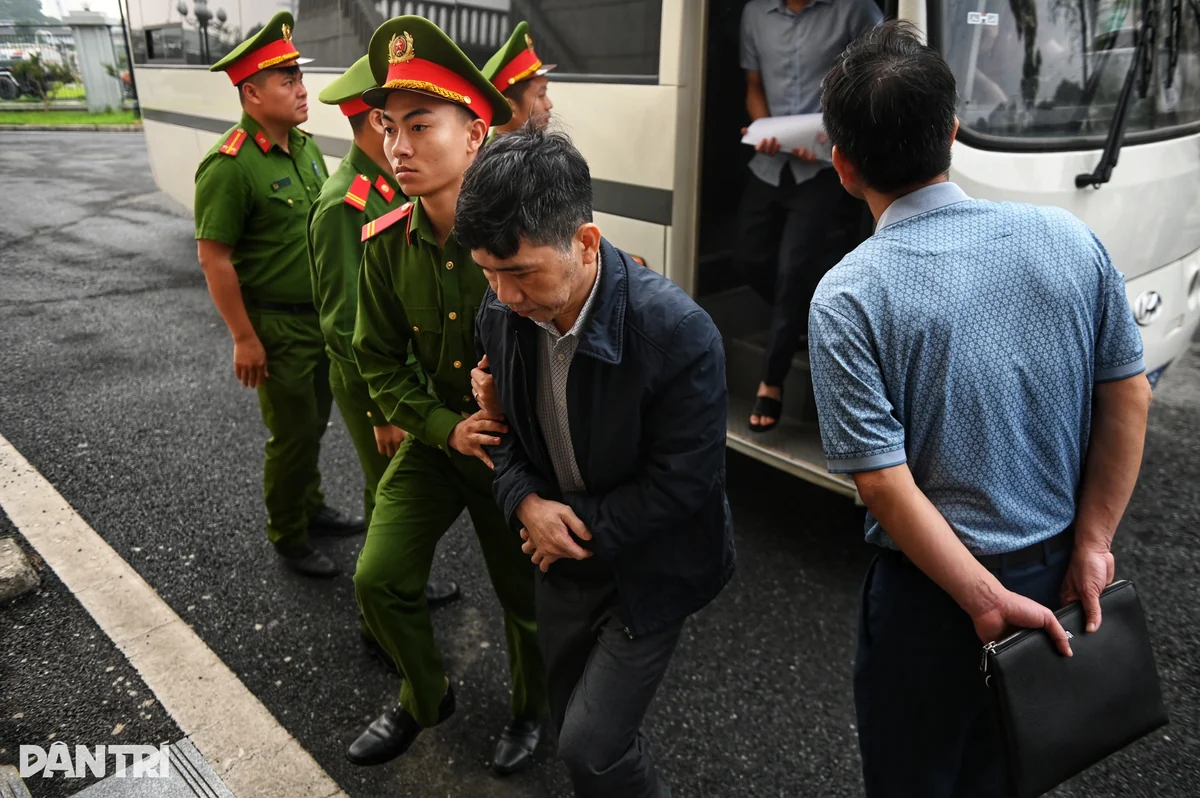 Vietnam! 2026.3 Khởi tố 2 đối tượng tổ chức sử dụng ma túy trong chung cư ở Quảng Ninh, Mua bán ma túy “Tobaco” 2 đối tượng bị khởi tố, Triệt phá băng nhóm “Năm Cam” chuyên trộm cướp gà, Công an thông tin vụ nam thanh niên bị hành hung sau va chạm giao thông bắt 2 nghi can, Bắt 3 đối tượng lập sàn thương mại điện tử lừa đảo hàng chục tỷ đồng, Bắt nghi phạm trốn truy nã sống như ‘người rừng’ trong rừng sâu, Bắt quả tang đối tượng trộm cắp tài sản tại xã Tri Tôn, Bắt tạm giam 2 phụ nữ gây rối trật tự công cộng chống đối điều tra, Chưa đầy 5 giờ phá án trộm tại trạm viễn thông KCN Long Thành, Bắt đối tượng bị truy nã tại vùng núi giáp ranh biên giới Việt – Trung, Chân dung nữ CEO bị bắt cùng nhà sáng lập sàn tiền số ONUS, Bị 4 thanh niên xâm hại bé gái 12 tuổi mang thai, Vụ giật dây chuyền tại Liên Hoa Bảo Tháp: Băng cướp hoạt động tại nhiều địa phương, Cựu Thứ trưởng Hoàng Văn Thắng bị dẫn giải đến tòa, Bắt 4 đối tượng sử dụng ma túy thu giữ 2 vật nghi là súng, Công an truy tìm 14 người liên quan vụ dàn cảnh cướp giật tài sản tại Liên Hoa Bảo Tháp2, Bắt nhiều đối tượng vận chuyển trái phép chất ma túy, Vụ nữ sinh lớp 8 bị đánh hội đồng ở Đồng Nai: Hé lộ nguyên nhân, Truy nã đặc biệt nguy hiểm Giáp Thị Oanh SN 1992: Người dân phát hiện có thể bắt giữ báo ngay cho công an, Danh tính 2 “kiều nữ” ở Đà Nẵng lấy căn hộ cao cấp làm nơi hoạt động phi pháp, Vụ cựu hiệu trưởng thu tiền học thêm cao hơn quy định: Nhiều người có mặt tại tòa phủ nhận ‘vai’ bị hại, Nâng khống thương tật để trục lợi bảo hiểm 4 đối tượng bị khởi tố, Tp.HCM: Bắt 2 đối tượng làm giả giấy tờ thuê ôtô tự lái rồi mang đi cầm cố, Bắt tạm giam đối tượng sử dụng ma túy tàng trữ súng ở An Giang, Ra quyết định khởi tố ông chủ 14 công ty Phạm Ngọc Tuấn 41 tuổi, “Nữ quái” nhận ký gửi nông sản để chiếm đoạt hơn 1 tỷ đồng, Kỳ án giết người cướp của 45 năm trước ở Bình Thuận: Lâm Đồng đôn đốc giải quyết khiếu nại, Xét xử bị cáo kinh doanh online trốn thuế hơn 650 triệu đồng, Chém người gây thương tích rồi bỏ trốn sang Campuchia, Khởi tố người phụ nữ tổ chức cho người khác trốn đi nước ngoài, Dương Thị Mỹ Hằng đã ra đầu thú, Bắt giữ nữ bị can có lệnh truy nã đặc biệt, Công an điều tra nam thanh niên đánh nữ shipper do bất đồng cách thức nhận hàng, Nổ súng chống trả khi bị đối thủ tấn công nhiều người bị thương, Lần theo dấu vết ma túy lộ diện mạng lưới sản xuất khí cười lớn nhất cả nước, Khám xét nơi ở khởi tố thầy lang online Phàng Thị Sua SN 1993, Tạm giữ cặp vợ chồng trẻ điều hành đường dây ma túy khủng “núp bóng” livestream bán quần áo online, 3 tháng Công an Đắk Lắk bắt 350 đối tượng liên quan ma túy, Gã đàn ông mang súng nhảy xuống sông khi bị công an phát hiện, Người đàn ông “vứt” cả vợ lẫn ma túy khi gặp công an, Giả bác sĩ tư vấn điều trị tóc cho hàng loạt khách hàng, Triệt phá tụ điểm ma túy tại phòng trọ phát hiện đường dây cung cấp, “Tập đoàn Xintel” khiến hơn 42.000 người sập bẫy mất 400 tỷ đồng, Nhóm 62 thanh thiếu niên gây náo loạn trên phố lĩnh án, Đôi nam nữ lĩnh án vì vận chuyển 2kg ma túy từ Campuchia về nước, Bắt cô gái bị truy nã trong vụ hỗn chiến trước quán karaoke ở TPHCM, Hai người vận chuyển 59.5kg ma túy từ biên giới về Tây Ninh lãnh án tù chung thân2, Chủ cơ sở pha axit Acetic với nước lọc để làm giấm trắng bị bắt, Công an Cần Thơ truy bắt nhóm dàn cảnh giật dây chuyền từ clip trên mạng, “Nữ quái” Phan Thị Hồng Anh bị bắt quả tang khi đang “làm điều mờ ám”, Tiến hành giữ người trong trường hợp khẩn cấp đối với Nguyễn Thị Thanh Tuyền, Tạm giữ nam thanh niên xin đi nhờ rồi đâm chủ tàu tử vong, Điều tra vụ phát hiện gần 2 tấn ruốc gà ruốc lợn không rõ nguồn gốc ở Thanh Hóa, Mẹ tá hỏa khi nhận được ảnh khỏa thân của con gái 14 tuổi từ Facebook lạ, Chồng giả mạo công an vợ xưng nhân viên ngân hàng để lừa đảo5, Nữ kế toán ở TPHCM tham ô tiền tỷ, 4 bị cáo lĩnh án tử trong đường dây ma túy ở TPHCM, Bắt giữ 23 thanh niên gây rối tại quán cà phê ở TPHCM, Lật tẩy chiêu trò lập 131 dây hụi của “bà trùm” chiếm đoạt hơn 14 tỷ đồng, Thứ trưởng Bộ Công an đề nghị điều tra mở rộng đường dây lừa đảo xuyên quốc gia hơn 2.300 tỷ đồng, Xác định danh tính người đàn ông kéo lê cô gái trên đường ở Hải Phòng, Bắt quả tang vụ sản xuất vận chuyển phân bón chưa được phép lưu hành số lượng lớn, Đồng Nai tìm bị hại trong vụ án sản xuất 20.000 chai nước hoa giả, Tự phong “bác sĩ tâm linh trừ tà trên mạng” lừa tiền của nhiều người, Trộm súng ở bảo tàng lên mạng xã hội rao bán, Nàng dâu 11 lần trộm tráo 280 chỉ vàng của bố mẹ chồng bằng vàng giả, Tạm giữ bảo vệ trường học có hành vi xâm hại trẻ em, Bắt giữ nhóm thiếu niên tấn công người đi đường cướp tài sản ở Đà Nẵng, Ra lệnh khám xét chỗ ở nơi làm việc của Lê Quang Chí và Đoàn Văn Quang, Cán bộ Cục Cảnh sát môi trường báo tin điều tra cho doanh nghiệp sản xuất sữa giả được cảm ơn 30 triệu đồng, Cựu Phó cục trưởng Hải quan nhận hối lộ 800 triệu đồng giúp doanh nghiệp làm hàng giả thông quan, Bắt trưởng phòng một ngân hàng cùng hai thuộc cấp vì làm giả chứng từ, Tông CSGT ở TPHCM để bỏ chạy 2 thanh niên lĩnh án, Phát hiện 2 cơ sở chứa 4 tấn thực phẩm không rõ nguồn gốc, Cho vay lãi đến 270%/năm dùng súng ép ký giấy nợ 4.9 tỷ, Bắt giữ 7 đối tượng giả danh cảnh sát Nhật Bản lừa đảo 11 tỷ đồng, Truy nã Lê Hà Trang trong đường dây lừa đảo sàn chứng khoán online, Công an Hà Nội bắt 7 người nước ngoài giả cảnh sát Nhật Bản lừa 11 tỉ, Khởi tố nữ giám đốc Healthy HKV thêm tội trốn thuế, Xử phạt nam thanh niên chặn đầu xe taxi gây sự sau va chạm giao thông ở Tây Ninh, Truy bắt nhanh đối tượng trộm nóng xe mô tô tại Tri Tôn, Quyết định truy nã Nguyễn Thành Tâm SN 1989, Tạm giữ hình sự Lê Tường Vy sinh năm 2004, Triệu tập 20 đối tượng vụ tung tin giả công an “tra tấn đánh người nhập viện”, Công an TP.HCM triệt phá các tụ điểm đánh bài cào đá gà quy mô lớn8, 10 nam nữ tổ chức “tiệc ma túy” trong phòng ngủ, Tìm đối thủ trả thù nhóm thanh thiếu niên vô cớ tấn công 2 người khác, Hai đôi nam nữ tổ chức sử dụng ma túy trong phòng trọ ở Tây Ninh, Chủ và nhân viên nhà hàng ở TPHCM bị cáo buộc lột đồ khách để ép trả tiền, Thanh niên vào nhà dân phá két sắt lấy tài sản hơn 1 tỷ đồng ở Tây Ninh, Bắt thanh niên dùng dao đâm bạn gái trọng thương đâm người can ngăn tử vong1, Đột kích “ổ” ma túy trong nhà riêng bắt quả tang 6 đối tượng mua bán sử dụng heroin, Công an xã Hòn Đất tạm giữ 02 đối tượng cướp giật tài sản, Công an TP Hồ Chí Minh triệt phá đường dây ma túy liên tỉnh thu giữ hơn 2.2 kg ketamine, Bắt giữ nhóm nam nữ gây rối trật tự đánh người tử vong