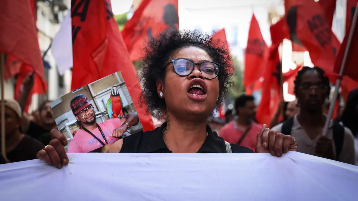 Portugal! Homem que matou mulher a tiro em centro comercial de Viseu condenado a 18 anos de prisão, Apesar de diminuição de furtos em residências nos últimos anos, GNR deixa alertas para o período de férias, Filho simula o próprio rapto para extorquir dinheiro ao pai em Vila Franca de Xira. Dois homens ficam em prisão preventiva, Viseu. 18 anos de prisão para o homem que matou mulher a tiro após rixa no centro comercial Palácio do Gelo, Relação confirma absolvição de Fernando Valente no caso da grávida da Murtosa, Ex-adjunto do Ministério da Justiça acusado de quase 8 mil crimes de pornografia e abuso de menores, PJ investiga morte de homem de 72 anos que foi encontrado em casa na Marinha Grande, Violência doméstica: Há “situações inevitáveis” diz Procurador-geral da República, Padrasto de menores abandonados no Alentejo vai continuar para já preso em Portugal, Homem faz-se passar por neto e assalta idosa acamada de 96 anos em Matosinhos, Mulher detida por suspeita de matar enteada de 8 anos em Valpaços, Homicídio da menina de 8 anos em Valpaços terá sido premeditado pela madrasta, Madastra suspeita de matar enteada de 8 anos em Valpaços fica em prisão preventiva, Madrasta suspeita de matar enteada em Valpaços entra a chorar no tribunal perante indignação de populares, Tensão à saída do tribunal: populares tentam agredir madrasta suspeita de matar enteada de oito anos, Centenas manifestaram-se em Lisboa para protestar contra sentença do polícia que matou Odair Moniz, Centenas de pessoas protestaram em Lisboa contra pena suspensa do polícia que matou Odair Moniz, Mulher envolvida em branqueamento de capitais é sequestrada após ficar com dinheiro, Ministro admite crime de “natureza terrorista” no ataque contra Marcha pela Vida, Automobilista que morreu em Avis terá matado mulher em Castelo de Vide, Jovem de 14 anos acusado de matar a mãe em Vagos começa a ser julgado à porta fechada, Vítimas de Abuso Sexual na Igreja Vão Receber Entre 9 e 45 Mil Euros, Tribunal mantém pena de 25 anos para homicida do Centro Ismaili e recusa inimputabilidade, Duas mulheres detidas por furto de cobre no concelho de Almeida, Novo método de roubo de carros preocupa Portugal: “relay attack” permite furtos em segundos sem arrombamento, Duplo homicídio suspeito: França acompanha com choque a detenção de Cédric Prizzon em Portugal, Polícia francesa em Portugal para investigar duplo homicídio em Bragança, GNR apreende 18 tuk-tuk em Lisboa e Sintra com matrículas e documentos falsos, Fuga em Alcoentre, grávida da Murtosa, Madeleine McCann search in Portugal ends after three days, Suspeito de pornografia de menores começou a ser julgado à porta fechada em Aveiro, Homem detido por abusar de enteada de 12 anos em São Pedro do Sul, Josué Boxista foi assassinado a tiro no tórax após rixa em bar de traficante no Porto