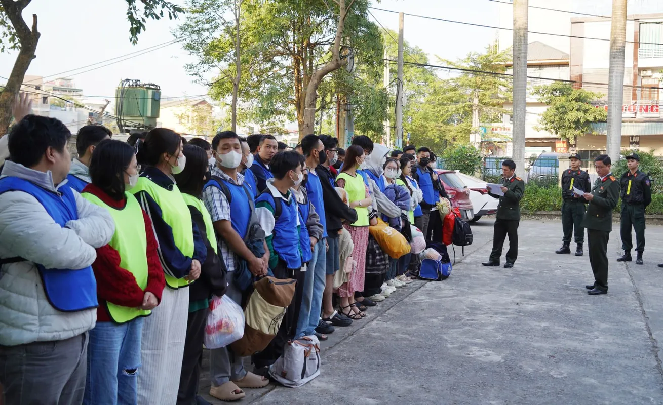 Vietnam! 2026.3 “Tập đoàn Xintel” khiến hơn 42.000 người sập bẫy mất 400 tỷ đồng, Nhóm 62 thanh thiếu niên gây náo loạn trên phố lĩnh án, Đôi nam nữ lĩnh án vì vận chuyển 2kg ma túy từ Campuchia về nước, Bắt cô gái bị truy nã trong vụ hỗn chiến trước quán karaoke ở TPHCM, Hai người vận chuyển 59.5kg ma túy từ biên giới về Tây Ninh lãnh án tù chung thân2, Chủ cơ sở pha axit Acetic với nước lọc để làm giấm trắng bị bắt, Công an Cần Thơ truy bắt nhóm dàn cảnh giật dây chuyền từ clip trên mạng, “Nữ quái” Phan Thị Hồng Anh bị bắt quả tang khi đang “làm điều mờ ám”, Tiến hành giữ người trong trường hợp khẩn cấp đối với Nguyễn Thị Thanh Tuyền, Tạm giữ nam thanh niên xin đi nhờ rồi đâm chủ tàu tử vong, Điều tra vụ phát hiện gần 2 tấn ruốc gà ruốc lợn không rõ nguồn gốc ở Thanh Hóa, Mẹ tá hỏa khi nhận được ảnh khỏa thân của con gái 14 tuổi từ Facebook lạ, Chồng giả mạo công an vợ xưng nhân viên ngân hàng để lừa đảo5, Nữ kế toán ở TPHCM tham ô tiền tỷ, 4 bị cáo lĩnh án tử trong đường dây ma túy ở TPHCM, Bắt giữ 23 thanh niên gây rối tại quán cà phê ở TPHCM, Lật tẩy chiêu trò lập 131 dây hụi của “bà trùm” chiếm đoạt hơn 14 tỷ đồng, Thứ trưởng Bộ Công an đề nghị điều tra mở rộng đường dây lừa đảo xuyên quốc gia hơn 2.300 tỷ đồng, Xác định danh tính người đàn ông kéo lê cô gái trên đường ở Hải Phòng, Bắt quả tang vụ sản xuất vận chuyển phân bón chưa được phép lưu hành số lượng lớn, Đồng Nai tìm bị hại trong vụ án sản xuất 20.000 chai nước hoa giả, Tự phong “bác sĩ tâm linh trừ tà trên mạng” lừa tiền của nhiều người, Trộm súng ở bảo tàng lên mạng xã hội rao bán, Nàng dâu 11 lần trộm tráo 280 chỉ vàng của bố mẹ chồng bằng vàng giả, Tạm giữ bảo vệ trường học có hành vi xâm hại trẻ em, Bắt giữ nhóm thiếu niên tấn công người đi đường cướp tài sản ở Đà Nẵng, Ra lệnh khám xét chỗ ở nơi làm việc của Lê Quang Chí và Đoàn Văn Quang, Cán bộ Cục Cảnh sát môi trường báo tin điều tra cho doanh nghiệp sản xuất sữa giả được cảm ơn 30 triệu đồng, Cựu Phó cục trưởng Hải quan nhận hối lộ 800 triệu đồng giúp doanh nghiệp làm hàng giả thông quan, Bắt trưởng phòng một ngân hàng cùng hai thuộc cấp vì làm giả chứng từ, Tông CSGT ở TPHCM để bỏ chạy 2 thanh niên lĩnh án, Phát hiện 2 cơ sở chứa 4 tấn thực phẩm không rõ nguồn gốc, Cho vay lãi đến 270%/năm dùng súng ép ký giấy nợ 4.9 tỷ, Bắt giữ 7 đối tượng giả danh cảnh sát Nhật Bản lừa đảo 11 tỷ đồng, Truy nã Lê Hà Trang trong đường dây lừa đảo sàn chứng khoán online, Công an Hà Nội bắt 7 người nước ngoài giả cảnh sát Nhật Bản lừa 11 tỉ, Khởi tố nữ giám đốc Healthy HKV thêm tội trốn thuế, Xử phạt nam thanh niên chặn đầu xe taxi gây sự sau va chạm giao thông ở Tây Ninh, Truy bắt nhanh đối tượng trộm nóng xe mô tô tại Tri Tôn, Quyết định truy nã Nguyễn Thành Tâm SN 1989, Tạm giữ hình sự Lê Tường Vy sinh năm 2004, Triệu tập 20 đối tượng vụ tung tin giả công an “tra tấn đánh người nhập viện”, Công an TP.HCM triệt phá các tụ điểm đánh bài cào đá gà quy mô lớn8, 10 nam nữ tổ chức “tiệc ma túy” trong phòng ngủ, Tìm đối thủ trả thù nhóm thanh thiếu niên vô cớ tấn công 2 người khác, Hai đôi nam nữ tổ chức sử dụng ma túy trong phòng trọ ở Tây Ninh, Chủ và nhân viên nhà hàng ở TPHCM bị cáo buộc lột đồ khách để ép trả tiền, Thanh niên vào nhà dân phá két sắt lấy tài sản hơn 1 tỷ đồng ở Tây Ninh, Bắt thanh niên dùng dao đâm bạn gái trọng thương đâm người can ngăn tử vong1, Đột kích “ổ” ma túy trong nhà riêng bắt quả tang 6 đối tượng mua bán sử dụng heroin, Công an xã Hòn Đất tạm giữ 02 đối tượng cướp giật tài sản, Công an TP Hồ Chí Minh triệt phá đường dây ma túy liên tỉnh thu giữ hơn 2.2 kg ketamine, Bắt giữ nhóm nam nữ gây rối trật tự đánh người tử vong
