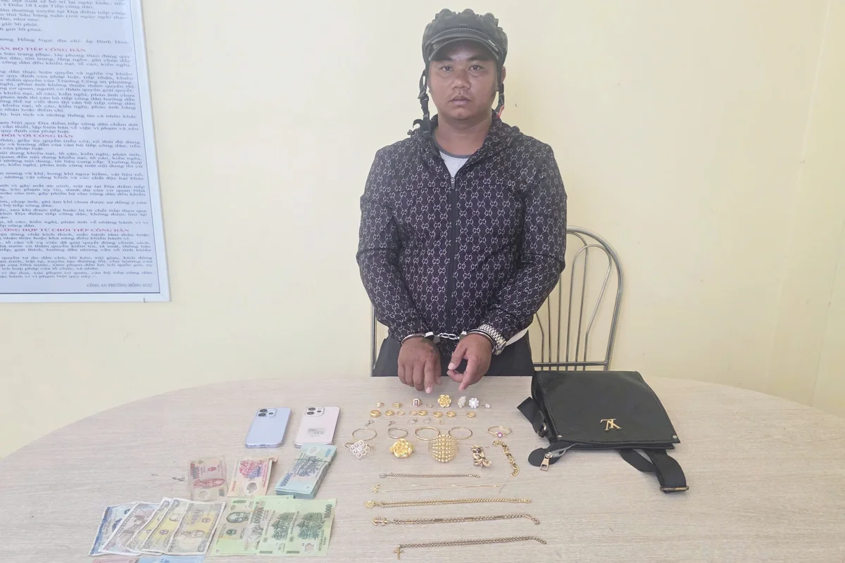 Vietnam! 2026.3 Xử phạt nam thanh niên chặn đầu xe taxi gây sự sau va chạm giao thông ở Tây Ninh, Truy bắt nhanh đối tượng trộm nóng xe mô tô tại Tri Tôn, Quyết định truy nã Nguyễn Thành Tâm SN 1989, Tạm giữ hình sự Lê Tường Vy sinh năm 2004, Triệu tập 20 đối tượng vụ tung tin giả công an “tra tấn đánh người nhập viện”, Công an TP.HCM triệt phá các tụ điểm đánh bài cào đá gà quy mô lớn8, 10 nam nữ tổ chức “tiệc ma túy” trong phòng ngủ, Tìm đối thủ trả thù nhóm thanh thiếu niên vô cớ tấn công 2 người khác, Hai đôi nam nữ tổ chức sử dụng ma túy trong phòng trọ ở Tây Ninh, Chủ và nhân viên nhà hàng ở TPHCM bị cáo buộc lột đồ khách để ép trả tiền, Thanh niên vào nhà dân phá két sắt lấy tài sản hơn 1 tỷ đồng ở Tây Ninh, Bắt thanh niên dùng dao đâm bạn gái trọng thương đâm người can ngăn tử vong1, Đột kích “ổ” ma túy trong nhà riêng bắt quả tang 6 đối tượng mua bán sử dụng heroin, Công an xã Hòn Đất tạm giữ 02 đối tượng cướp giật tài sản, Công an TP Hồ Chí Minh triệt phá đường dây ma túy liên tỉnh thu giữ hơn 2.2 kg ketamine, Bắt giữ nhóm nam nữ gây rối trật tự đánh người tử vong