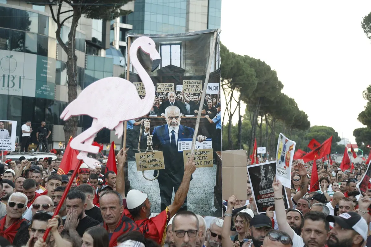 Albania! 2026 Protesta qytetare disa nga pankartat e ditës së 22, Arrestim në Sarandë, pranga për “Vis Korçarin” pas tentativës për t’u larguar, Sekuestrohen 798 steka cigare kontrabandë në Portin e Durrësit, Përplasi makinat e policisë për t’i shpëtuar prangave/ Pas arratisë kapet në orët e para të mëngjesit në Ksamil “Vis Korçari”, 9 protestues nën hetim Policia e Tiranës: Zaptuan bulevardin refuzuan të largohen, Arrestohet në Sarandë i shumëkërkuari me rrezikshmëri të lartë dërgohet në vuajtje të dënimit, Rrëmbimi dhe vrasja e Renis Dobrës GJKKO lë në burg vëllezërit Bushgjokaj dhe Çakrin, Arrestohet në Belgjikë Gerd Gjinarari i kërkuar për vrasjen e Naim Zyberit, 18 vjet nga Gërdeci shpërthimi vrastar mbetet ende i pandëshkuar, 18 vjet nga “Gërdeci” familjarët e viktimave: Duam drejtësi gjyqi ndaj Mediut po zvarritet, I akuzuar si vrasës me pagesë kush është Sabah Nuzi 33-vjeçari që porositi nga burgu vendosjen e tritolit në makinën e Oltion KlositLexime, “Më jep borxhin prej 15 mijë eurosh”- Pazaret e drogës shkak i konfliktit mes Oltion Klosit dhe Sabah Nuzit! Si u porosit nga burgu vendosja e tritolitLexime, Sherr me thika mes të rinjve në Durrës plagoset 26-vjeçari! Shpallet në kërkim autori i ngjarjesLexime, Parallel lives / From Albanian boss to Italian godfather how the highly sought-after businesses in London hide behind them, Tritol makinës së efektivit të krimeve në Lezhë hetohet pista për shkak të detyrës!, “Eva Dumani nuk kthehej thoshte se ka amanetin e babit” zbardhet dëshmia për shqiptaren e rekrutuar nga Xhihadi, Realiteti i shifrave të paraburgimit/ Bie numri i personave në qeli niveli më i ulët në 10 vite, EMRAT/ Detaje nga operacioni në Vlorë zbardhet pas 5 vitesh vrasja e Gentian Qarrit! Urdhërarreste për dy persona, Të shtëna në Sarandë 31-vjeçari dhunon dhe kanos me armë ish-bashkëjetuesen dhe kunatin e saj! Arrestohet pas largimit nga vendngjarja (EMRI), ÇMONTOHET KARTELI SHQIPTAR NË EKUADOR/ 16 të arrestuar mbi 7 tonë drogë në sekuestro, FBI-ja greke bastis burgun e Malandrinos kontrollohen 16 qeli; mes tyre edhe ajo e ‘bosit’ shqiptar, Nis gjyqi për Veliajn dhe të pandehurit e tjerë kryebashkiaku mungon: Nuk jam njohur me aktet! Prokurori e mohon, Gjykata urdhëron që Erion Veliajt t’i vendosen në dispozicion të 61 fashikujt e dosjes hetimore, Anila Bisha kërkoi ngritjen e padisë për ministren Diella Gjykata Administrative “rrëzon” aktoren, G*ditën 34-vjeçarin në lokal shpallen në kërkim dy persona në Burrel, Identifikohet burri që u vra sot në Kavajë, Vrasja në Kavajë para portës së autorit sherri ndodhi për parkimin e makinës, Zbulohet shtëpia e barit në Shkodër tre të arrestuar mes tyre një punonjës i OSHEE, Protesta e opozitës në Shqipëri 52 të shoqëruar në polici 17 të arrestuar dhe 35 nën hetim, “Fantazma” e krimit të ’97-ës arratia 29-vjeçare e të dënuarit me vd*kje për ngjarjen në Gramsh, EMRAT/ Akuzohen se hodhën molotovë drejt efektivëve në protestën e opozitës policia: 18 persona të arrestuar! Procedohet penalisht deputeti Klevis Balliu, Shqipëria arenë krimi/ Plagosje dhe vrasje në mes të ditës nën hundën e Policisë, Albania Arrests 20 for Toxic Waste-Trafficking to Thailand, Violence breaks out at anti-government protest in Albanian capital