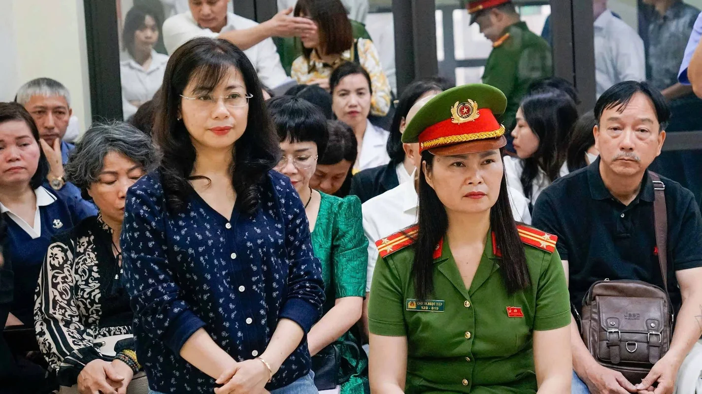 Vietnam! 2026.3 Danh tính 2 “kiều nữ” ở Đà Nẵng lấy căn hộ cao cấp làm nơi hoạt động phi pháp, Vụ cựu hiệu trưởng thu tiền học thêm cao hơn quy định: Nhiều người có mặt tại tòa phủ nhận ‘vai’ bị hại, Nâng khống thương tật để trục lợi bảo hiểm 4 đối tượng bị khởi tố, Tp.HCM: Bắt 2 đối tượng làm giả giấy tờ thuê ôtô tự lái rồi mang đi cầm cố, Bắt tạm giam đối tượng sử dụng ma túy tàng trữ súng ở An Giang, Ra quyết định khởi tố ông chủ 14 công ty Phạm Ngọc Tuấn 41 tuổi, “Nữ quái” nhận ký gửi nông sản để chiếm đoạt hơn 1 tỷ đồng, Kỳ án giết người cướp của 45 năm trước ở Bình Thuận: Lâm Đồng đôn đốc giải quyết khiếu nại, Xét xử bị cáo kinh doanh online trốn thuế hơn 650 triệu đồng, Chém người gây thương tích rồi bỏ trốn sang Campuchia, Khởi tố người phụ nữ tổ chức cho người khác trốn đi nước ngoài, Dương Thị Mỹ Hằng đã ra đầu thú, Bắt giữ nữ bị can có lệnh truy nã đặc biệt, Công an điều tra nam thanh niên đánh nữ shipper do bất đồng cách thức nhận hàng, Nổ súng chống trả khi bị đối thủ tấn công nhiều người bị thương, Lần theo dấu vết ma túy lộ diện mạng lưới sản xuất khí cười lớn nhất cả nước, Khám xét nơi ở khởi tố thầy lang online Phàng Thị Sua SN 1993, Tạm giữ cặp vợ chồng trẻ điều hành đường dây ma túy khủng “núp bóng” livestream bán quần áo online, 3 tháng Công an Đắk Lắk bắt 350 đối tượng liên quan ma túy, Gã đàn ông mang súng nhảy xuống sông khi bị công an phát hiện, Người đàn ông “vứt” cả vợ lẫn ma túy khi gặp công an, Giả bác sĩ tư vấn điều trị tóc cho hàng loạt khách hàng, Triệt phá tụ điểm ma túy tại phòng trọ phát hiện đường dây cung cấp, “Tập đoàn Xintel” khiến hơn 42.000 người sập bẫy mất 400 tỷ đồng, Nhóm 62 thanh thiếu niên gây náo loạn trên phố lĩnh án, Đôi nam nữ lĩnh án vì vận chuyển 2kg ma túy từ Campuchia về nước, Bắt cô gái bị truy nã trong vụ hỗn chiến trước quán karaoke ở TPHCM, Hai người vận chuyển 59.5kg ma túy từ biên giới về Tây Ninh lãnh án tù chung thân2, Chủ cơ sở pha axit Acetic với nước lọc để làm giấm trắng bị bắt, Công an Cần Thơ truy bắt nhóm dàn cảnh giật dây chuyền từ clip trên mạng, “Nữ quái” Phan Thị Hồng Anh bị bắt quả tang khi đang “làm điều mờ ám”, Tiến hành giữ người trong trường hợp khẩn cấp đối với Nguyễn Thị Thanh Tuyền, Tạm giữ nam thanh niên xin đi nhờ rồi đâm chủ tàu tử vong, Điều tra vụ phát hiện gần 2 tấn ruốc gà ruốc lợn không rõ nguồn gốc ở Thanh Hóa, Mẹ tá hỏa khi nhận được ảnh khỏa thân của con gái 14 tuổi từ Facebook lạ, Chồng giả mạo công an vợ xưng nhân viên ngân hàng để lừa đảo5, Nữ kế toán ở TPHCM tham ô tiền tỷ, 4 bị cáo lĩnh án tử trong đường dây ma túy ở TPHCM, Bắt giữ 23 thanh niên gây rối tại quán cà phê ở TPHCM, Lật tẩy chiêu trò lập 131 dây hụi của “bà trùm” chiếm đoạt hơn 14 tỷ đồng, Thứ trưởng Bộ Công an đề nghị điều tra mở rộng đường dây lừa đảo xuyên quốc gia hơn 2.300 tỷ đồng, Xác định danh tính người đàn ông kéo lê cô gái trên đường ở Hải Phòng, Bắt quả tang vụ sản xuất vận chuyển phân bón chưa được phép lưu hành số lượng lớn, Đồng Nai tìm bị hại trong vụ án sản xuất 20.000 chai nước hoa giả, Tự phong “bác sĩ tâm linh trừ tà trên mạng” lừa tiền của nhiều người, Trộm súng ở bảo tàng lên mạng xã hội rao bán, Nàng dâu 11 lần trộm tráo 280 chỉ vàng của bố mẹ chồng bằng vàng giả, Tạm giữ bảo vệ trường học có hành vi xâm hại trẻ em, Bắt giữ nhóm thiếu niên tấn công người đi đường cướp tài sản ở Đà Nẵng, Ra lệnh khám xét chỗ ở nơi làm việc của Lê Quang Chí và Đoàn Văn Quang, Cán bộ Cục Cảnh sát môi trường báo tin điều tra cho doanh nghiệp sản xuất sữa giả được cảm ơn 30 triệu đồng, Cựu Phó cục trưởng Hải quan nhận hối lộ 800 triệu đồng giúp doanh nghiệp làm hàng giả thông quan, Bắt trưởng phòng một ngân hàng cùng hai thuộc cấp vì làm giả chứng từ, Tông CSGT ở TPHCM để bỏ chạy 2 thanh niên lĩnh án, Phát hiện 2 cơ sở chứa 4 tấn thực phẩm không rõ nguồn gốc, Cho vay lãi đến 270%/năm dùng súng ép ký giấy nợ 4.9 tỷ, Bắt giữ 7 đối tượng giả danh cảnh sát Nhật Bản lừa đảo 11 tỷ đồng, Truy nã Lê Hà Trang trong đường dây lừa đảo sàn chứng khoán online, Công an Hà Nội bắt 7 người nước ngoài giả cảnh sát Nhật Bản lừa 11 tỉ, Khởi tố nữ giám đốc Healthy HKV thêm tội trốn thuế, Xử phạt nam thanh niên chặn đầu xe taxi gây sự sau va chạm giao thông ở Tây Ninh, Truy bắt nhanh đối tượng trộm nóng xe mô tô tại Tri Tôn, Quyết định truy nã Nguyễn Thành Tâm SN 1989, Tạm giữ hình sự Lê Tường Vy sinh năm 2004, Triệu tập 20 đối tượng vụ tung tin giả công an “tra tấn đánh người nhập viện”, Công an TP.HCM triệt phá các tụ điểm đánh bài cào đá gà quy mô lớn8, 10 nam nữ tổ chức “tiệc ma túy” trong phòng ngủ, Tìm đối thủ trả thù nhóm thanh thiếu niên vô cớ tấn công 2 người khác, Hai đôi nam nữ tổ chức sử dụng ma túy trong phòng trọ ở Tây Ninh, Chủ và nhân viên nhà hàng ở TPHCM bị cáo buộc lột đồ khách để ép trả tiền, Thanh niên vào nhà dân phá két sắt lấy tài sản hơn 1 tỷ đồng ở Tây Ninh, Bắt thanh niên dùng dao đâm bạn gái trọng thương đâm người can ngăn tử vong1, Đột kích “ổ” ma túy trong nhà riêng bắt quả tang 6 đối tượng mua bán sử dụng heroin, Công an xã Hòn Đất tạm giữ 02 đối tượng cướp giật tài sản, Công an TP Hồ Chí Minh triệt phá đường dây ma túy liên tỉnh thu giữ hơn 2.2 kg ketamine, Bắt giữ nhóm nam nữ gây rối trật tự đánh người tử vong