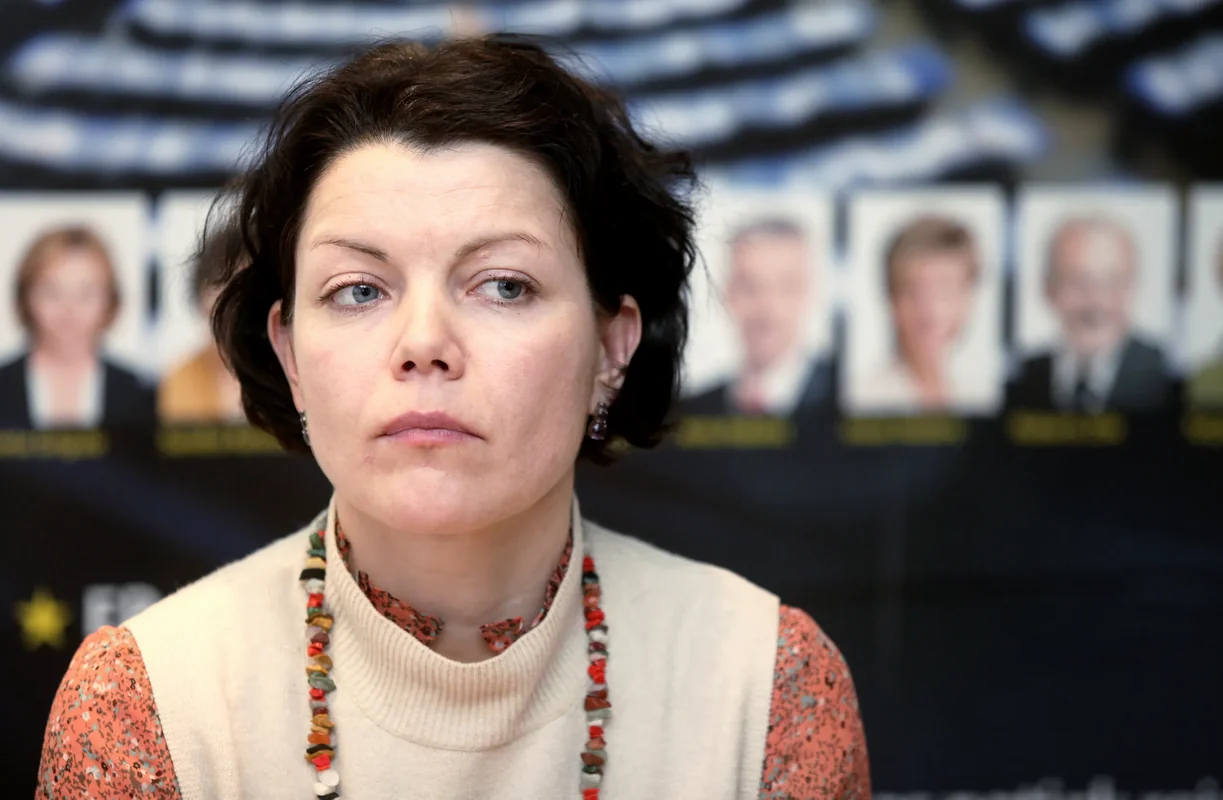 Latvia! 2026 Pārsūdz spriedumu bijušā katoļu draudzes prāvesta Damberga lietā par bērna seksuālu izmantošanu, Izmeklēšanā beidzot noskaidrots kurš pieņēma lēmumu nošaut Modra Konovalova suņus, FOTO ⟩ Vai esi redzējis? Lietuvā meklē personas kas tiek turētas aizdomās par zādzībām no bankomātiem Latvijā, Tiesā nonāk lieta par vīrieša noduršanu ar 106 dūrieniem Daugavpilī, Pārsūdzēts spriedums Kaimiņa lietā par dokumentu viltošanu, Jauns pavērsiens izmeklēšanā par Avotu apkaimes tunelī piekauto vīrieti, Bēgļu glābējas Raubiško lieta: abas puses nav apmierinātas ar spriedumu un to pārsūdzējušas, Narkotiku ražošana Pierīgā: nopietns noziegums, Rīgas policija aiztur meklētu noziedznieku, Bijušajam deputātam Jānim Ādamsonam spēkā spiegošanas spriedums. viņš plāno pārsūdzēt, Krāpšana Zemgalē: Policija lūdz saukt pie atbildības trīs personas, Zādzības no bērnudārziem Liepājā: satraucošs notikums, Policija meklē krāpnieku kurš no bankomāta ar izvilinātu karti izņēma vairākus tūkstošus, Dzimumnoziegumos pērn jaunākais upuris bijis trīs gadus vecs bērns, Vīrietim par vairākkārtēju divu bērnu un sievietes izvarošanu piespriež 25 gadus cietumā, Bunkus slepkavībā apsūdzēto Krivošeju tur aizdomās par viltotu dokumentu izmantošanu alibi nodrošināšanai, Rumbulas restorānā naktī iekļūst nelūgts viesis kurš nedarbam iespējams gatavojies vairākas nedēļas, Pierīgā aizturēti trīs vīrieši par narkotisko vielu izgatavošanu un realizāciju lielā apmērā, Sāks skatīt krimināllietu pret ēdināšanas uzņēmuma “VVS Catering” grāmatvedi un valdes locekli par izvairīšanos no nodokļu nomaksas, Policija Rīgā arestējusi Somijas lielākā korupcijas skandāla figurantu, Korupcijas lietā iesaistīto Autio izdos Somijai