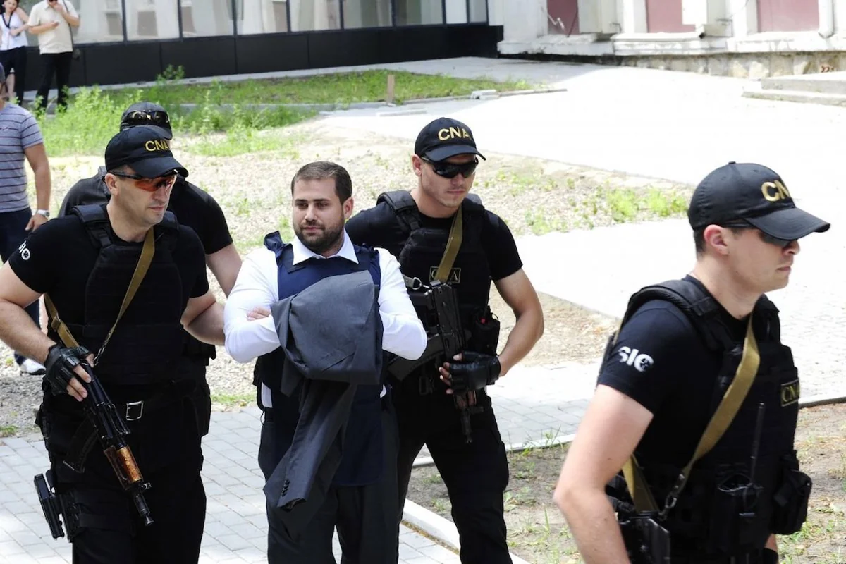Moldova! Șoferul învinuit că a provocat moartea a doi polițiști la Sângerei plasat în arest la domiciliu pentru 30 de zile, Primărița de Durlești din nou în arest la domiciliu: Instanța a admis contestația procurorilor, Renato Usatîi spune că escrocheriile telefonice au depășit amploarea „furtului miliardului” și „Laundromat-ului”, Curtea de Apel a menținut sentința primei instanțe în cazul Marinei Tauber fugită în Rusia din 2025, Unul dintre cei mai căutați infractori din România va fi extrădat din Rusia în decurs de o lună, Condamnarea la șapte ani de pușcărie pentru Evghenia Guțul menținută de Curtea de Apel Centru, Evghenia Guțul va afla azi dacă îi va fi sau nu revizuită pedeapsa. Curtea de Apel examinează recursul politicianului, Condamnare definitivă în dosarul lui Alexei Cotorobai. Va sta 25 de ani după gratii pentru omorul unui bebeluș răpire și viol, Autorul alertelor false cu bombă de la Aeroportul Internațional „Eugen Doga” – Chișinău reținut și arestat preventiv, Anestezista Ecaterina Maniuc, învinuită în dosarul privind moartea tragică a femeii de afaceri Liuba Babuțchi, a scăpat de control judiciar, Ilan Șor vizat de un nou mandat de arestare în dosarul delapidării celor 100 de milioane de dolari de la BEM, Procurorul solicită o pedeapsă de 25 de ani de închisoare pentru Vladimir Plahotniuc în dosarul fraudei bancare, RETROSPECTIVĂ | Dosarul în cazul Ludmilei Vartic se îngroașă. Dezvăluiri demisii și peste 30 de persoane audiate, Procurorii cer ca Plahotniuc să fie condamnat prin cumul total al pedepselor la 25 de ani de închisoare. Avocații: Un demers impus politic, Suspect reținut în dosarul omorului lui Nicolae Andronati fost prim-vicepremier, Al cincilea suspect prins la Chișinău: Un bărbat de 36 de ani implicat în pregătirea lichidării unor persoane publice din Ucraina, Fostul primar de Boldurești Nicanor Ciochină va sta încă 20 de zile în arest preventiv, Alexandru Balan acuzat de trădare în România rămâne în arest, Vladimir Andronachi acuzat de spălare de bani a fost eliberat sub control judiciar, Cazul Liudmilei Vartic: explicațiile Poliției despre presupusa scrisoare de adio făcută publică, Vladimir Plahotniuc arestat în Grecia pe aeroportul din Atena, Preot din Moldova atacat și scos cu forța din biserică de credincioși