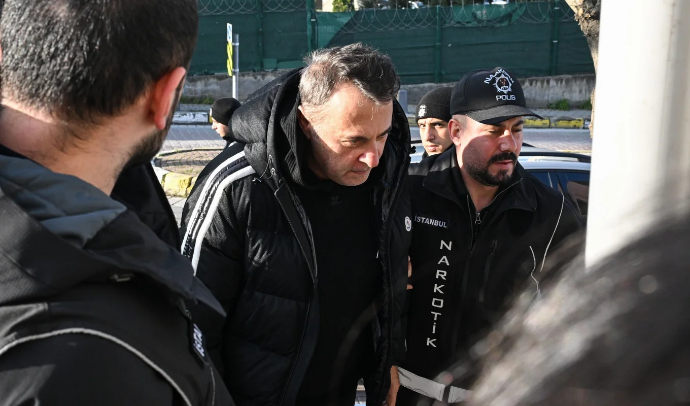 Turkey! 2026 Aleyna Kalaycıoğlu’nun cezaevi iddialarına Başsavcılıktan dikkat çeken yanıt, İntihar eden fenomen Kübra Karaaslan’ın imam babasından acı itiraf, Soma Katliamı davasında yargılanan kamu görevlileri hakkında mahkeme ‘zaman aşımı’ kararı verdi, ‘Yenidoğan Çetesi’ davasında duruşma 10 Temmuz’a ertelendi, Eski belediye başkanı Şükrü Sözen’in tutuklandığı soruşturmada 12 yeni tutuklama, Bursa’daki uyuşturucu operasyonu: 2 tutuklama, Eskişehir merkezli 18 ildeki dev dolandırıcılık operasyonunda, Tekirdağ merkezli dolandırıcılık operasyonunda 8 zanlı yakalandı, Polisi arayıp ‘Banyodan çıktığımda yerdeydi’ dedi boğarak öldürdüğü ortaya çıktı, Samsun’da 10 Yıl Hapis Cezası Kesinleşti: Sanıktan “Seneye Görüşürüz” Sözleri, Sosyal Medyada tanıştığı Burdurlu mobilya ustasını öldüren genç zanlı tutuklandı, Korkunç olay! Sevgilisine ateş ederken arkadaşını başından vurdu sonra canına kıydı, Son Dakika… Uyuşturucu soruşturmasında 4 tutuklama kararı, Yasak aşk cinayeti mi, Serik’te korna kavgası karakolluk oldu: “Her şeyin açığa çıkmasını istiyorum”, 8 şikayet ve 13 suç kaydı durduramadı: Eski eşine ve oğluna otomobille ‘pusu’ kamerada, Gencecik öğretmenin hayalleri yarım kaldı, Yaşlı çifti bakın ne için öldürmüş: Cani 25 kez bıçaklamış, Vahşi saldırıda yeni gelişme: Adalet bakanı devreye girdi, Katile yardım etti 21 yıl sonra yakalandı, Manisa’da 17 yıl sonra gelen cinayet itirafında şok sözler, Denizli’deki cinayet sosyal medya ipuçlarıyla çözüldü, İstanbul’da 127 milyon liralık vurgunda 40 tutuklama, Edirne’de diplomatik plakalı araçla insan kaçakçılığı iddiası: 6 tutuklama, Şanlıurfa’da fuhuş operasyonunda 27 zanlı tutuklandı, Kayıp Çinli iş insanı Wang’ın cesedine ulaşıldı: Katil zanlıları Interpol ile yakalandı Detaylar kan dondurdu, Film gibi cinayetin detayları Paranın peşine düşüp Çin’den İstanbul’a gelmişler, Çinli iş insanını bu kadın ölüme götürdü, İstanbul’da Çinli İş İnsanı Yong Wang’ın Ölümündeki Şüpheliler Belirlendi, Arnavutköy’deki tarlada infaz: Çinli iş insanı İstanbul’da ölü bulunmuştu Katil zanlıları havalimanından böyle kaçmış, Kaçak sigara cinayetinde yeni gelişme: Kargo şubesi müdürünü öldüren şüpheli tutuklandı!