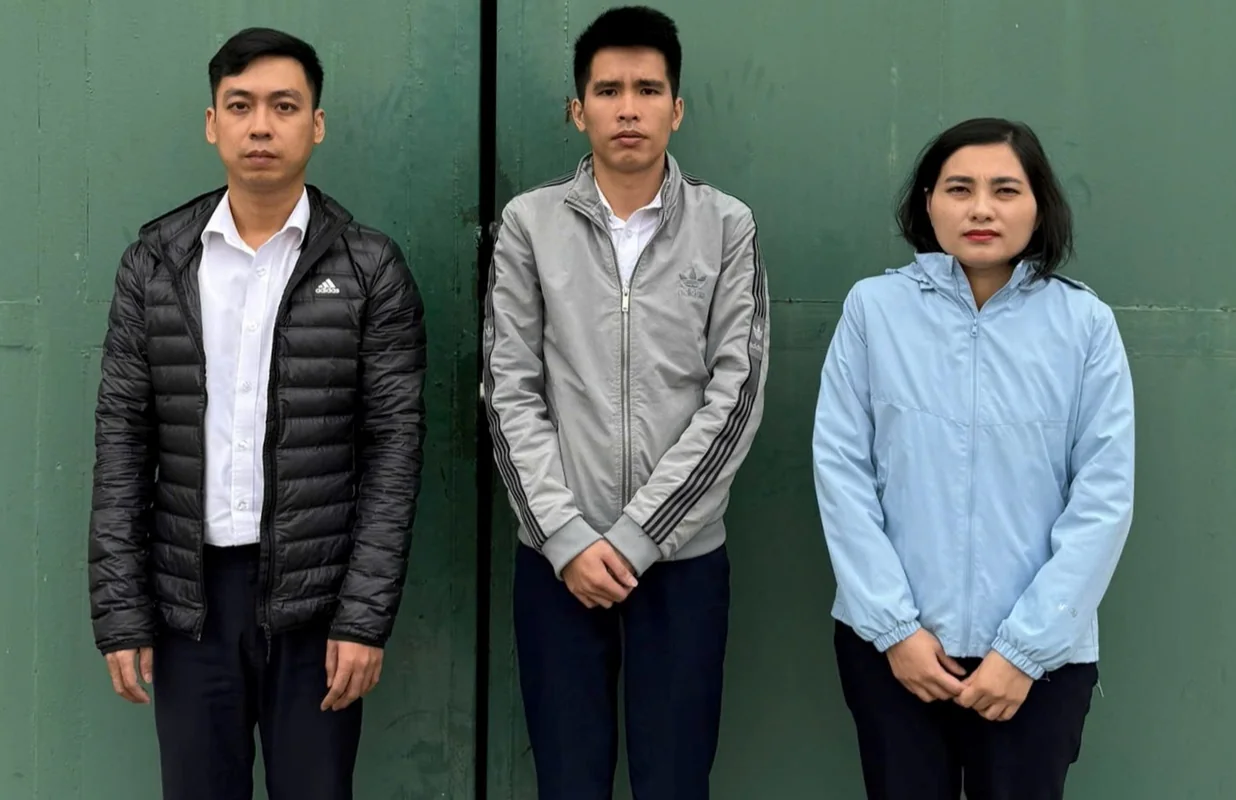 Vietnam! 2026.3 Thứ trưởng Bộ Công an đề nghị điều tra mở rộng đường dây lừa đảo xuyên quốc gia hơn 2.300 tỷ đồng, Xác định danh tính người đàn ông kéo lê cô gái trên đường ở Hải Phòng, Bắt quả tang vụ sản xuất vận chuyển phân bón chưa được phép lưu hành số lượng lớn, Đồng Nai tìm bị hại trong vụ án sản xuất 20.000 chai nước hoa giả, Tự phong “bác sĩ tâm linh trừ tà trên mạng” lừa tiền của nhiều người, Trộm súng ở bảo tàng lên mạng xã hội rao bán, Nàng dâu 11 lần trộm tráo 280 chỉ vàng của bố mẹ chồng bằng vàng giả, Tạm giữ bảo vệ trường học có hành vi xâm hại trẻ em, Bắt giữ nhóm thiếu niên tấn công người đi đường cướp tài sản ở Đà Nẵng, Ra lệnh khám xét chỗ ở nơi làm việc của Lê Quang Chí và Đoàn Văn Quang, Cán bộ Cục Cảnh sát môi trường báo tin điều tra cho doanh nghiệp sản xuất sữa giả được cảm ơn 30 triệu đồng, Cựu Phó cục trưởng Hải quan nhận hối lộ 800 triệu đồng giúp doanh nghiệp làm hàng giả thông quan, Bắt trưởng phòng một ngân hàng cùng hai thuộc cấp vì làm giả chứng từ, Tông CSGT ở TPHCM để bỏ chạy 2 thanh niên lĩnh án, Phát hiện 2 cơ sở chứa 4 tấn thực phẩm không rõ nguồn gốc, Cho vay lãi đến 270%/năm dùng súng ép ký giấy nợ 4.9 tỷ, Bắt giữ 7 đối tượng giả danh cảnh sát Nhật Bản lừa đảo 11 tỷ đồng, Truy nã Lê Hà Trang trong đường dây lừa đảo sàn chứng khoán online, Công an Hà Nội bắt 7 người nước ngoài giả cảnh sát Nhật Bản lừa 11 tỉ, Khởi tố nữ giám đốc Healthy HKV thêm tội trốn thuế, Xử phạt nam thanh niên chặn đầu xe taxi gây sự sau va chạm giao thông ở Tây Ninh, Truy bắt nhanh đối tượng trộm nóng xe mô tô tại Tri Tôn, Quyết định truy nã Nguyễn Thành Tâm SN 1989, Tạm giữ hình sự Lê Tường Vy sinh năm 2004, Triệu tập 20 đối tượng vụ tung tin giả công an “tra tấn đánh người nhập viện”, Công an TP.HCM triệt phá các tụ điểm đánh bài cào đá gà quy mô lớn8, 10 nam nữ tổ chức “tiệc ma túy” trong phòng ngủ, Tìm đối thủ trả thù nhóm thanh thiếu niên vô cớ tấn công 2 người khác, Hai đôi nam nữ tổ chức sử dụng ma túy trong phòng trọ ở Tây Ninh, Chủ và nhân viên nhà hàng ở TPHCM bị cáo buộc lột đồ khách để ép trả tiền, Thanh niên vào nhà dân phá két sắt lấy tài sản hơn 1 tỷ đồng ở Tây Ninh, Bắt thanh niên dùng dao đâm bạn gái trọng thương đâm người can ngăn tử vong1, Đột kích “ổ” ma túy trong nhà riêng bắt quả tang 6 đối tượng mua bán sử dụng heroin, Công an xã Hòn Đất tạm giữ 02 đối tượng cướp giật tài sản, Công an TP Hồ Chí Minh triệt phá đường dây ma túy liên tỉnh thu giữ hơn 2.2 kg ketamine, Bắt giữ nhóm nam nữ gây rối trật tự đánh người tử vong