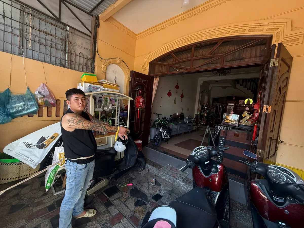 Vietnam! 2026.4 Công an TPHCM kiên quyết quét sạch nạn trộm thú cưng, Tạm giữ hình sự Trần Thị Thu Hà sinh năm 1994, Mua súng hơi trên YouTube bán lại kiếm lời 3 người bị khởi tố, Tạm giữ hình sự 03 đối tượng tổ chức sử dụng trái phép chất ma túy tại phường Long Phú, Vụ 4 người tử vong ở xã Cát Tiến: Có khả năng do nạn nhân tự sát, Thủ đoạn đòi khoản nợ 70 tỷ đồng của vợ chồng Giám đốc Công ty Nhất Tín, Khởi tố Hoàng Văn Thủy SN 2000 sau khi lén lút xóa vết máu, Vụ cháy 15 người chết: Hai cựu cán bộ công an bị đưa ra xét xử, Vụ án cựu CEO Quốc Cường Gia Lai: Bà Nguyễn Thị Như Loan được đề nghị án treo, Bắt quả tang 2 đối tượng vận chuyển ma túy giấu nhiều súng và đạn trong người, Làm rõ vụ nhóm người nghi lao vào bàn nhậu nổ súng, Vụ 2 nhân viên đường sắt bị hành hung: Tạm giữ một phụ nữ, Bắt giữ Bùi Văn Quyền SN 1989, Truy nã Nguyễn Thị Duyên SN 1988, Khám xét nơi ở của Đoàn Thị Thu Hằng SN 1979, Cựu lãnh đạo Cao su Việt Nam thừa nhận nhận hàng trăm nghìn USD, Một gia đình ba thế hệ hầu tòa vì ma túy, Bắt giữ kẻ đánh người gây thương tích sau va chạm xe trong ngõ nhỏ, Bắt đối tượng cắt trộm cáp điện trên cao tốc Bến Lức – Long Thành, Công an khám xét bắt giữ Lê Võ Quốc Trung trong đêm, Bắt khẩn cấp Ngô Thị Hồng Như sinh năm 2003, Khởi tố người phụ nữ làm giá đỗ bằng hóa chất độc hại bán hơn 500 tấn ra chợ đầu mối, Kịch bản lừa đảo chiếm đoạt hàng chục tỷ đồng xuyên biên giới, “Mắt xích” cho vay nặng lãi sa lưới sau thời gian lẩn trốn qua nhiều tỉnh, Người phụ nữ dựng màn kịch lừa hơn 400 triệu đồng của người quen, TPHCM triệt phá đường dây ma túy xuyên quốc gia bắt 26 người, Đập điện thoại vứt sim 3 đối tượng vẫn bị bắt vì đánh bạc qua Telegram, Truy tố “cô tiên từ thiện” Nguyễn Đỗ Trúc Phương, Bắt bảo vệ Chu Đình Phong SN 2006, Vụ dàn cảnh giật dây chuyền du khách tại Liên Hoa Bảo Tháp: Khởi tố tổng cộng 27 đối tượng, Cựu Thứ trưởng Hoàng Văn Thắng bị đề nghị phạt 4-5 năm tù, Vụ “tổng tài” giơ tay chỉ đạo đàn em đánh người ở quán cà phê: Y án 24 tháng tù giam, Liên tiếp phát hiện các vụ việc liên quan đến ma túy tại Chương Mỹ Hà Nội, Bắt giữ vụ vận chuyển hơn 230 thùng nấm do nước ngoài sản xuất không có hóa đơn, Thiếu nữ lộ vẻ bất thường và bí mật trong túi xách, Công an tỉnh Đắk Lắk truy nã đặc biệt bà Trần Thị Vĩnh Trân, Cảnh sát đang làm rõ vụ xuất hiện lá thư tuyệt mệnh cùng 2 đôi dép trẻ em trên cầu ở Hưng Yên