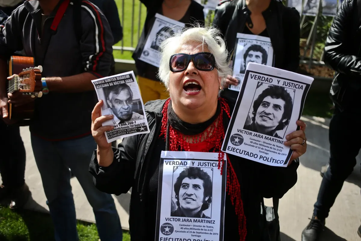 Chile! 2026 Tres menores detenidos luego de violento robo a servicentro en San Bernardo: Intimidaron a trabajadores con armas y fierros, ADN confirma vida de detenida desaparecida: ¿qué delitos se configuran para Bernarda Vera Contardo?, Cae ‘El Panda’ tras cinco días de fuga: el sujeto que baleó a dos carabineros en Lo Espejo, Condenan a 16 años de presidio al hijo de Héctor Llaitul y a penas de más de 14 años a otros cuatro vinculados a la CAM, Prisión preventiva para el acusado por los homicidios de los carabineros Eugenio Naín y Marcos Cosme, Decretan 12 años de presidio efectivo para acusado por abuso sexual de una niña (5) y violación de una mujer (24), Tribunal condenó a hombre por dar muerte a su hermano y a su abuela de 75 años en Chiloé, Prisión preventiva para dos mujeres por secuestrar a un hombre y exigir dinero a su familia en Puerto Montt, Confirman con ADN que mujer dada por detenida desaparecida en Los Ríos está viva y vive en Argentina, Molestia tras revisión de cautelares del papá de Isidora: su defensa la llamó “cabra chica”, Escort y fármacos: lo que se sabe de la denuncia por delito sexual que terminó con salida de seremi, Karen Rojo ingresa a prisión para cumplir condena tras ser extraditada desde Países Bajos, Detuvieron en Puyehue a coronel (R) Nelson Haase condenado por los homicidios de Víctor Jara y Littré Quiroga, A fugitive colonel is finally jailed in Chilean Víctor Jara’s murder case decades after the crime, Mantienen prisión preventiva para hijo de Julia Chuñil acusado de parricidio y otros delitos, Condenan a “Lucho Plátano” a cadena perpetua por crimen de funcionario PDI: suman 61 años de cárcel por otros delitos, Corte de San Miguel ordena término de cumplimiento de pena por enajenación mental sobreviniente de condenado por delitos de lesa humanidad, Limarí concentra más de 3.700 delitos en lo que va de 2026, La Araucanía: detienen a prófugo clave por el homicidio del cabo Eugenio Naín tras años de búsqueda, Detienen a tío de Francisca Millahual como principal sospechoso de femicidio en Temuco, Asesino de Ámbar Cornejo recibe nueva condena tras ser declarado culpable de doble homicidio, Abogado Claudio Valdivia explica las posibilidades de que Nicolás Zepeda sea extraditado a Chile, Quién es Adriana Rivas la exagente de la DINA que será juzgada en Chile tras décadas en Australia, Venezuela pide ayuda a Chile en investigación por terrorismo contra “Los negritos de San Vicente”, Golpe a la CAM: condenan a siete integrantes por ataque incendiario coordinado por Rafael Pichún, No asistió al trabajo fueron a buscarla a su casa y la encontraron muerta: Investigan crimen de educadora de párvulos en Florida, Carabineros del OS7 Arica incauta más de 23 kilos de droga en la Ruta 11-CH, Cientos de cadáveres acumulados en la morgue tuberculosis y una mudanza inconclusa: el difícil inicio de año del Servicio Médico Legal, Detienen a tres personas tras amenazas con arma hechiza en Parral, Hijo de empresario de Paillaco sufre violento robo: lo obligaron a transferir dinero, Policías entregan detalles de brutal ataque a mujer en Valdivia, Por extorsión a más de 30 empresas en San Vicente-Aragua fueron detenidos tres hombres, Megaoperativo en 5 regiones para capturar banda china: estafó 400 personas y defraudó 188 mil millones, Casi 3 mil prófugos fueron detenidos en la Provincia del Elqui durante 2025, Tras crimen de “narco reina”: ¿Quiénes son las mujeres que se disputaban el territorio en Peñaflor