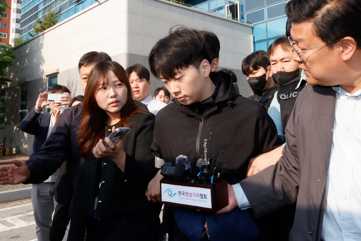 Korea! 2026 5·18 첫 희생자 모교서 울릴 ‘임을 위한 행진곡’, 가정폭력·스토킹 신고, 작년에만 44만건…‘피해자 보호’ 손잡은 경찰·성평등부, 연인 살해 뒤 시신 김치냉장고 유기 40대 항소심도 징역 30년, ‘한강 몸통시신사건’ 장대호 교도소서 TV 못봐 소송냈다가 패소, 검찰 “3살 학대 친부 권투 글로브 주고 서로 싸우게 해”, 출근 않고 홀로 북한산 오른 실종 여성, 28일 만에 숨진 채 발견, 10대 청소년 성매매 알선한 20대 징역 4년 법정구속, 캄보디아 감금 한국인 2명 구출… ‘장애인 특별채용’ 등 사기에 속아, 왜 지금 다시 ‘5·18 정신’인가···5·18 46주년 헌법 전문 수록 논란 넘어 민주주의의 가치를 다시 묻다, ‘청담사장’ 최병민 신상공개…380억 원대 마약 밀반입 혐의, “광주 여고생 살해” 피의자 장윤기 신상 공개…경찰 중대범죄 판단, 고개 든 ‘광주 여고생 살해’ 장윤기…범행 동기는 침묵, “광주 여고생 살해범 장윤기, 교제 거부 여성 살해하려다 범행”, 광주 칼부림 장윤기 스토킹 여성 떠나자 ‘분풀이’, FOCUS｜왜 범죄자까지 우상화되는가…이성 잃은 디지털 사회의 경고등, “내 강아지 왜 괴롭혀” 前직장동료에 흉기 휘두른 中국적자 징역 7년, ‘캐리어 시신’ 사건 딸 지키려던 엄마의 비극적 죽음이었다, 호남대 편입 中유학생 110여명 가짜 학위 제출로 강제출국, 뉴스 돋보기｜세 살 딸 사망 뒤에도 ‘위기 신호’ 9차례…아동보호 시스템 또 뚫렸다, 강북 모텔 연쇄살인 피의자 ‘사이코패스 판정’…여성형 범죄 패턴과 범행 동기 주목, “동남아 마약왕 박왕열 국내 송환…‘도피·살인·유통’ 전모 한국 법정서 가려진다”, ‘필리핀 마약왕’ 박왕열 구속 기소…옥중 지시로 국내 밀수·유통 정황 드러나, 조카 손잡고 국내 유통한 ‘마약왕’ 박왕열…내일 검찰 송치, ‘마약왕’ 박왕열 사건 마약합수본 이송…8개 기관 공조, ‘국헌문란·폭동’ 尹 무기징역…사형 구형 특검 ‘아쉬움'[박지환의 뉴스톡], 尹 사형 아닌 무기징역 왜?…“치밀한 계획 없었고 물리력 자제”, 윤석열 무기징역 선고…재판부 “내란 우두머리죄 성립”, 같은 ‘내란 우두머리’ 혐의…전두환 사형·윤석열은 무기징역, “수면제랑 술 먹으면 죽나?”…모텔 연쇄살인 20대女 챗GPT에 물었다, 강선우 체포동의안 국회 보고…설연휴 뒤 본회의 표결, ‘스캠 조직’ 캄보디아 송환자들 1명 빼고 모두 구속영장 청구, 사형 구형되자 ‘헛웃음’ 지은 尹…“망국적 패악 견제해달라는 호소”, 尹 “바보가 어떻게 친위 쿠데타를 하나”…사과 없이 일방주장 되풀이, 도피논란 김경 내주 월요일 12일만에 귀국…’1억 전달’ 자술서(종합), 사형이냐 무기징역이냐…尹 검은 정장 입고 결심공판 출석