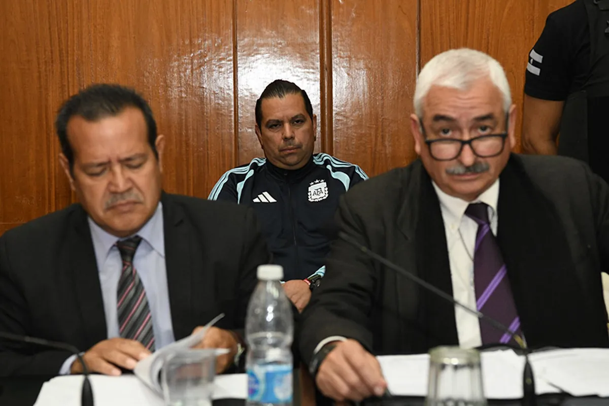 Argentina! 2026 Muerte en la Ruta 1: qué condena le dieron al autor del homicidio culposo, Crimen de un menor en Viedma: volvieron a programar la nueva fecha del juicio, El nuevo juicio por el femicidio de Micaela: las pruebas contra Pavón y el testimonio del condenado Wagner, Operativo. La caída de “La novia de Mervin”: desbarataron una banda narco liderada por una mujer, Horror. Buenos Aires: una madre fue asesinada tras evitar que abusaran de su hija de 8 años, Ordenaron la detención de Felipe Petinatto en una causa por estafas, Caso Ángel López: una nueva pericia aseguró que el nene de 4 años murió de neumonía, El papá de Ángel rechazó el informe médico que señaló una neumonía como la causa de muerte del nene, Habló el profesional que denunció a una mujer de Chaco por usar su matrícula para hacerse pasar por médica, De absueltos a condenados: se revirtió el fallo por el asalto a una mujer de 82 años en Chichinales, La Corte Suprema ordenó revisar la sentencia de una expolicía condenada a prisión perpetua por el homicidio de un juez, Caso Paulina Lebbos: absolvieron al principal acusado y quedó impune el crimen que sacudió al poder político de Tucumán, Llega “Pequeño J”: extraditan al acusado del triple crimen narco que conmocionó al país, La banda de los DNI falsos llegó a usurpar las identidades de cuatro víctimas con las que sacaron préstamos por $80 millones, Por la causa de la multimillonaria estafa con venta de lotes la fiscalía denunció documentos falsos y Storniolo seguirá en prisión, Luego de incumplir el primer pago del acuerdo los acusados de Branka Motors volverán a ser citados por la Justicia, Condenaron a 20 años de prisión al colorista que “fusiló” a un estilista en una peluquería de Recoleta, Caso Ángel: intervinieron al equipo técnico judicial que le dio la tenencia del nene a la madre, Caso Ángel: la Justicia confirmó que la madre y su pareja seguirán detenidos acusados de asesinato, La reacción de la madre de Ángel cuando le leyeron la acusación por la que seguirá detenida, Muerte de Maradona: comienza el segundo juicio tras la destitución de la exjueza Makintach, Balacera en Pioneros: sigue la búsqueda de un prófugo y otro involucrado va al banquillo por tener un arma de guerra, Caso Ángel: detuvieron a la madre y al padrastro del niño fallecido, Crimen en Villa Llanquín: avanza a juicio la causa por el homicidio de Diego Manuel Sixto, Crimen en pleno centro: dictan condenas por el homicidio de Lucas Araneda, Crimen en Moreno y Rolando: ocho años de prisión para el autor del homicidio y condena en suspenso para el cómplice, Condenaron a una mujer que mató a su exnovio filmó el crimen y subió el video a redes sociales, Lanzan pedido de captura internacional para supuesto autor de un homicidio, Fue rechazado el pedido de la defensa de Leopoldo Luque en el segundo juicio por Maradona, Femicidio en el Río Quequén: Perpetua para el hombre que golpeó a su esposa y la hundió viva en un auto, El Superior Tribunal confirmó la condena del policía Mauricio Gómez, Una adolescente de 15 años sufrió un disparo en la cabeza en Paraná y la Policía detuvo a dos menores, El peligroso ladrón que fue filmado intentando abusar de una empleada de una mueblería de Rosario cayó durante un robo en Córdoba, Detuvieron e imputarán en Rosario a un delincuente acusado de intento de abuso y brutal agresión en una mueblería, Los dos detenidos por el crimen en el Barrio Las Pampas pasarán un año en el Penal mientras se determina quién fue el autor del disparo mortal, Estafa al gremio. El fiscal Casas Nóblega apeló y pidió condenar a la cúpula de Luz y Fuerza Córdoba por asociación ilícita, Una pelea entre mujeres desató el crimen que terminó con la muerte de un vecino en barrio Las Pampas, El sujeto que mató a un hombre en Pocito y su cómplice serán llevados ante el juez y se agrava la imputación contra ambos, El camionero mendocino que manejaba alcoholizado y embistió una moto policial en Caucete zafó de la cárcel, Detuvieron a un hombre acusado de dispararle a su novia en el cuello: la joven murió tras días de agonía, Impactante video: el momento en el que una patota mató a golpes a un joven en Merlo, Crimen de Azul: el imputado continuará en prisión preventiva hasta el juicio
