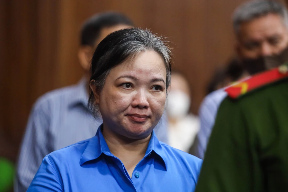 Vietnam! 2026.4 Vụ cháy 15 người chết: Hai cựu cán bộ công an bị đưa ra xét xử, Vụ án cựu CEO Quốc Cường Gia Lai: Bà Nguyễn Thị Như Loan được đề nghị án treo, Bắt quả tang 2 đối tượng vận chuyển ma túy giấu nhiều súng và đạn trong người, Làm rõ vụ nhóm người nghi lao vào bàn nhậu nổ súng, Vụ 2 nhân viên đường sắt bị hành hung: Tạm giữ một phụ nữ, Bắt giữ Bùi Văn Quyền SN 1989, Truy nã Nguyễn Thị Duyên SN 1988, Khám xét nơi ở của Đoàn Thị Thu Hằng SN 1979, Cựu lãnh đạo Cao su Việt Nam thừa nhận nhận hàng trăm nghìn USD, Một gia đình ba thế hệ hầu tòa vì ma túy, Bắt giữ kẻ đánh người gây thương tích sau va chạm xe trong ngõ nhỏ, Bắt đối tượng cắt trộm cáp điện trên cao tốc Bến Lức – Long Thành, Công an khám xét bắt giữ Lê Võ Quốc Trung trong đêm, Bắt khẩn cấp Ngô Thị Hồng Như sinh năm 2003, Khởi tố người phụ nữ làm giá đỗ bằng hóa chất độc hại bán hơn 500 tấn ra chợ đầu mối, Kịch bản lừa đảo chiếm đoạt hàng chục tỷ đồng xuyên biên giới, “Mắt xích” cho vay nặng lãi sa lưới sau thời gian lẩn trốn qua nhiều tỉnh, Người phụ nữ dựng màn kịch lừa hơn 400 triệu đồng của người quen, TPHCM triệt phá đường dây ma túy xuyên quốc gia bắt 26 người, Đập điện thoại vứt sim 3 đối tượng vẫn bị bắt vì đánh bạc qua Telegram, Truy tố “cô tiên từ thiện” Nguyễn Đỗ Trúc Phương, Bắt bảo vệ Chu Đình Phong SN 2006, Vụ dàn cảnh giật dây chuyền du khách tại Liên Hoa Bảo Tháp: Khởi tố tổng cộng 27 đối tượng, Cựu Thứ trưởng Hoàng Văn Thắng bị đề nghị phạt 4-5 năm tù, Vụ “tổng tài” giơ tay chỉ đạo đàn em đánh người ở quán cà phê: Y án 24 tháng tù giam, Liên tiếp phát hiện các vụ việc liên quan đến ma túy tại Chương Mỹ Hà Nội, Bắt giữ vụ vận chuyển hơn 230 thùng nấm do nước ngoài sản xuất không có hóa đơn, Thiếu nữ lộ vẻ bất thường và bí mật trong túi xách, Công an tỉnh Đắk Lắk truy nã đặc biệt bà Trần Thị Vĩnh Trân, Cảnh sát đang làm rõ vụ xuất hiện lá thư tuyệt mệnh cùng 2 đôi dép trẻ em trên cầu ở Hưng Yên