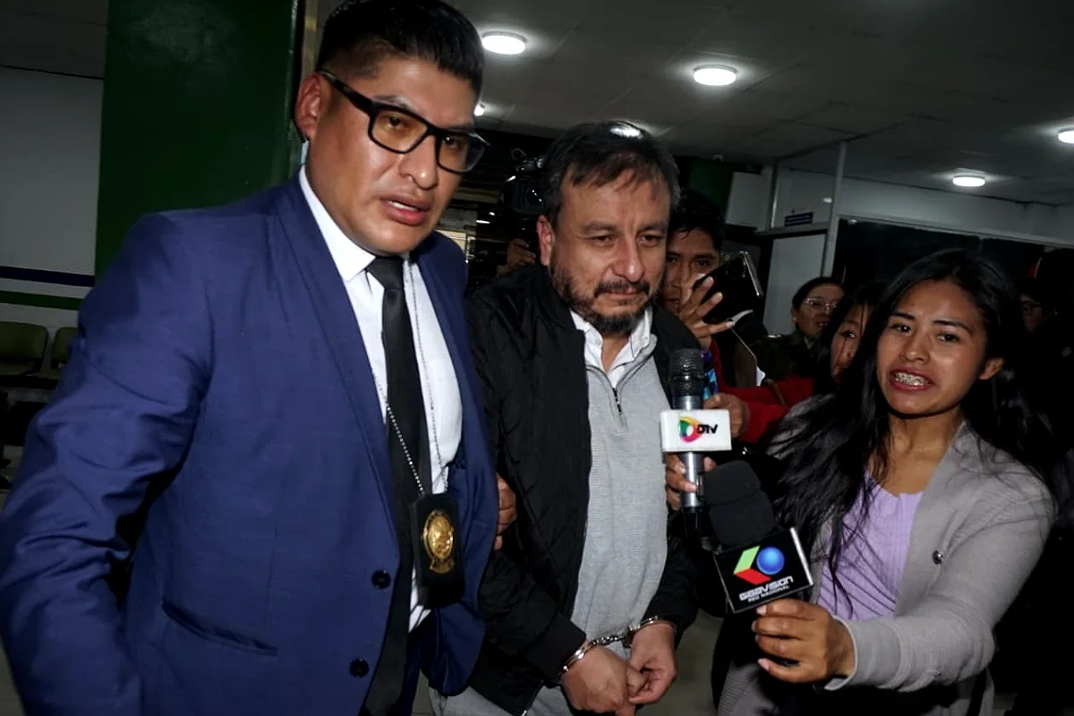Bolivia! 2026 Seis delincuentes armados roban Bs 280.000 de una casa en El Alto, Decomisan 83 cajas de cerveza de presunto contrabando en el departamento de Oruro, Policía envía equipos tácticos a Santa Cruz tras ola de hechos violentos que dejó siete muertos, Tras dos días de búsqueda, reportan el hallazgo del cuerpo del subteniente acribillado en San Matías, Caso Fondioc: Fiscalía pide 6 meses de detención preventiva para Achacollo en penal de Obrajes y para otros 2 imputados, San Matías y Yapacaní suman siete muertes violentas en un solo día, El doble crimen en Shinahota: del asesinato de un pastor en su iglesia al linchamiento del payaso que lo mató, Cuatro muertos en Huanuni: el robo de mineral escaló al ritmo del estaño más caro de la historia, Fiscalía de Santa Cruz ordena aprehender a Evo Morales por los 53 días de bloqueo, Evo rechaza segunda orden de aprehensión; el TSJ exige ejecutar los dos mandamientos vigentes, Aprehenden a exministro Medinaceli por el caso de la “gasolina basura”, Medinaceli es trasladado a celdas de la Felcc tras declarar ante la Fiscalía, Medidas cautelares: juez decidirá este viernes si Medinaceli va a San Pedro, Nuestros servidores policiales de la Dirección Especial de Lucha Contra el Crimen – División Trata y Tráfico de Personas, En el marco de la Orden de Operaciones “Protección a la Fauna Silvestre” nuestros servidores policiales de POFOMA ejecutaron operativos en la ciudad de El Alto, Mujer delivery relata la agresión sufrida por un guardia en un condominio: “Me empujó por las escaleras”, Exjefe antidrogas de Evo Morales es condenado a 25 años de cárcel por narcotráfico en EE.UU., Dictan detención preventiva para hijo del expresidente Arce por lavado de dinero, Fiscalía registra vivienda del expresidente Arce por caso de supuesta corrupción, A una semana de su captura, Marset se enfrenta a la Justicia en EEUU y en Bolivia siguen las investigaciones, Los Arce: del poder y los lujos a la prisión de padre e hijo otro en rebeldía y una bajo lupa