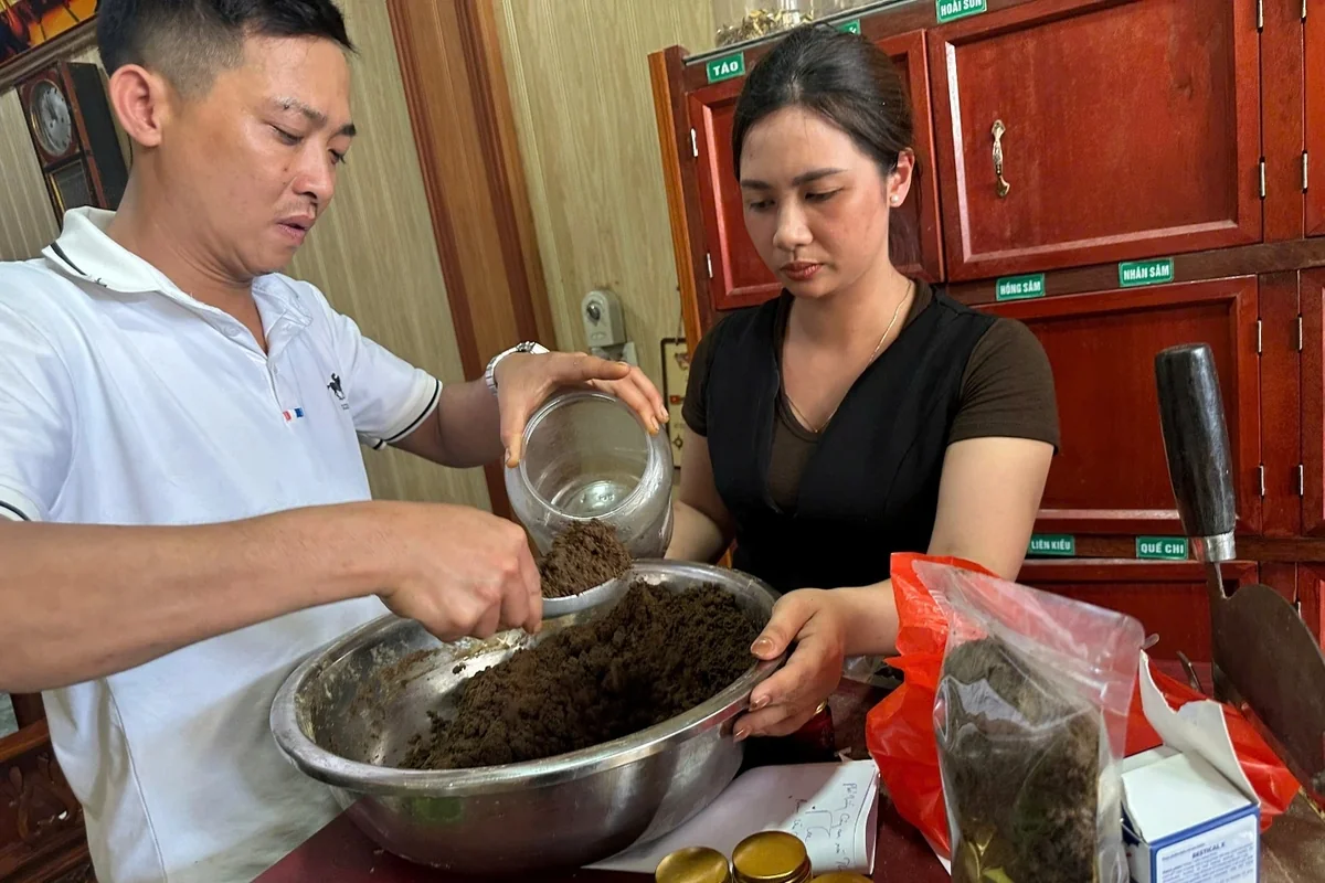 Vietnam! 2026.4 Khởi tố người tái phạm nuôi nhốt 20 cá thể chim hoang dã trái phép, Phát hiện 2 cặp nam nữ dùng hàng cấm trên ô tô giữa đèo vắng, Phát hiện bé gái 15 tuổi tử vong dưới hồ sinh thái khu dân cư 577 Quảng Ngãi9, Triệt xóa “trường gà quốc tế Viêng Xay” 1.200 tỷ ở Lào do vợ chồng người Việt cầm đầu, Ghen tuông nam thanh niên sát hại người yêu cũ cùng bạn trai, Công an tiến hành làm việc với Lê Thị Tuyết Nhanh SN 2003, Ra quyết định khởi tố người phụ nữ bán hàng rong Nguyễn Thị Thúy SN 1981, Triệt phá chuyên án 426C bóc gỡ đường dây mua bán ma túy xuyên biên giới, Triệt phá đường dây lừa đảo qua livestream với các biệt danh ‘công tử’ ‘kéo vốn’, Hoãn xét xử phúc thẩm vụ tranh chấp di sản của cố nghệ sĩ Vũ Linh, Thu giữ 10kg nhựa thuốc phiện trong đường dây ma túy liên tỉnh, Kiểm tra nơi ở bắt Lê Dạng Ngân SN 2003 và Ngô Quốc Bảo, Bắt Nguyễn Tú Chi sinh năm 2007, Luật sư nhận định vụ ca sĩ Trung Quân Idol bị tố đánh phụ nữ, Tài khoản Vietcombank Đỗ Linh Trang phát sinh giao dịch hơn 700 triệu đồng: Công an lập tức mời cô gái sinh năm 1997 lên làm việc, Thi hành lệnh bắt tạm giam ca sĩ đoàn lô tô Phạm Minh Khoa, Cảnh sát khám xét khẩn cấp bắt quả tang Đỗ Lê Duyên Thư cùng 3 người khác thu giữ nhiều tang vật, Cựu Phó chủ tịch phường “xào ke” xuyên đêm trong nhà nghỉ cùng 2 nữ nhân viên, Công an phường phát thông báo truy tìm thiếu nữ 14 tuổi mất tích “bí ẩn” từ lúc 23h ngày 5/4, Từ cú lừa “tri ân khách hàng” lộ đường dây rửa tiền hơn 1.4 tỷ đồng, Công an Hưng Yên tìm nạn nhân mua thuốc giả “gia truyền 4 đời”, Bắc Ninh: Nhóm đối tượng biến nhà nghỉ thành điểm trung chuyển ma túy, Đột nhập phòng trọ bằng chìa khóa nhặt được một phụ nữ ‘ẵm’ số vàng trị giá gần 300 triệu đồng, Khởi tố 2 người giả danh nhà báo cưỡng đoạt tiền ở Hải Phòng, 117 bị cáo trong đường dây tội phạm xuyên quốc gia lĩnh án, Bắt Lê Thị Thùy Trang 49 tuổi: Thu giữ hơn 50.000 USD hơn 2 tỷ đồng tiền mặt cùng hàng chục cuốn sổ đỏ, Tuyên án nữ thanh niên dụ 18 người xuất cảnh để cưỡng bức lao động và bóc lột tình dục, Dán đè QR lên mã tài khoản của hàng chục cửa hàng để nhận tiền, Đăng video xúc phạm vợ chồng bà Phương Hằng bà Đinh Thị Lan bị phạt 1 năm 9 tháng tù, Bắt giữ Nguyễn Yến Vy SN 2005, Tạm giữ 3 nghi phạm đánh chết người cùng ấp ở An Giang, TPHCM: “Đột kích” 2 lò giết mổ chó mèo trong khu dân cư, Bắt quả tang Phan Thị Thanh Nga đang có hành vi phạm pháp ở đầu ngõ, Nhiều đối tượng phạm tội về ma túy sa lưới ở Hà Nội, Vợ chồng ông chủ công ty đậu phộng Tân Tân lĩnh án, Thi hành lệnh bắt khẩn cấp Nguyễn Thị Loan 49 tuổi và con gái, Công an TPHCM kiên quyết quét sạch nạn trộm thú cưng, Tạm giữ hình sự Trần Thị Thu Hà sinh năm 1994, Mua súng hơi trên YouTube bán lại kiếm lời 3 người bị khởi tố, Tạm giữ hình sự 03 đối tượng tổ chức sử dụng trái phép chất ma túy tại phường Long Phú, Vụ 4 người tử vong ở xã Cát Tiến: Có khả năng do nạn nhân tự sát, Thủ đoạn đòi khoản nợ 70 tỷ đồng của vợ chồng Giám đốc Công ty Nhất Tín, Khởi tố Hoàng Văn Thủy SN 2000 sau khi lén lút xóa vết máu, Vụ cháy 15 người chết: Hai cựu cán bộ công an bị đưa ra xét xử, Vụ án cựu CEO Quốc Cường Gia Lai: Bà Nguyễn Thị Như Loan được đề nghị án treo, Bắt quả tang 2 đối tượng vận chuyển ma túy giấu nhiều súng và đạn trong người, Làm rõ vụ nhóm người nghi lao vào bàn nhậu nổ súng, Vụ 2 nhân viên đường sắt bị hành hung: Tạm giữ một phụ nữ, Bắt giữ Bùi Văn Quyền SN 1989, Truy nã Nguyễn Thị Duyên SN 1988, Khám xét nơi ở của Đoàn Thị Thu Hằng SN 1979, Cựu lãnh đạo Cao su Việt Nam thừa nhận nhận hàng trăm nghìn USD, Một gia đình ba thế hệ hầu tòa vì ma túy, Bắt giữ kẻ đánh người gây thương tích sau va chạm xe trong ngõ nhỏ, Bắt đối tượng cắt trộm cáp điện trên cao tốc Bến Lức – Long Thành, Công an khám xét bắt giữ Lê Võ Quốc Trung trong đêm, Bắt khẩn cấp Ngô Thị Hồng Như sinh năm 2003, Khởi tố người phụ nữ làm giá đỗ bằng hóa chất độc hại bán hơn 500 tấn ra chợ đầu mối, Kịch bản lừa đảo chiếm đoạt hàng chục tỷ đồng xuyên biên giới, “Mắt xích” cho vay nặng lãi sa lưới sau thời gian lẩn trốn qua nhiều tỉnh, Người phụ nữ dựng màn kịch lừa hơn 400 triệu đồng của người quen, TPHCM triệt phá đường dây ma túy xuyên quốc gia bắt 26 người, Đập điện thoại vứt sim 3 đối tượng vẫn bị bắt vì đánh bạc qua Telegram, Truy tố “cô tiên từ thiện” Nguyễn Đỗ Trúc Phương, Bắt bảo vệ Chu Đình Phong SN 2006, Vụ dàn cảnh giật dây chuyền du khách tại Liên Hoa Bảo Tháp: Khởi tố tổng cộng 27 đối tượng, Cựu Thứ trưởng Hoàng Văn Thắng bị đề nghị phạt 4-5 năm tù, Vụ “tổng tài” giơ tay chỉ đạo đàn em đánh người ở quán cà phê: Y án 24 tháng tù giam, Liên tiếp phát hiện các vụ việc liên quan đến ma túy tại Chương Mỹ Hà Nội, Bắt giữ vụ vận chuyển hơn 230 thùng nấm do nước ngoài sản xuất không có hóa đơn, Thiếu nữ lộ vẻ bất thường và bí mật trong túi xách, Công an tỉnh Đắk Lắk truy nã đặc biệt bà Trần Thị Vĩnh Trân, Cảnh sát đang làm rõ vụ xuất hiện lá thư tuyệt mệnh cùng 2 đôi dép trẻ em trên cầu ở Hưng Yên