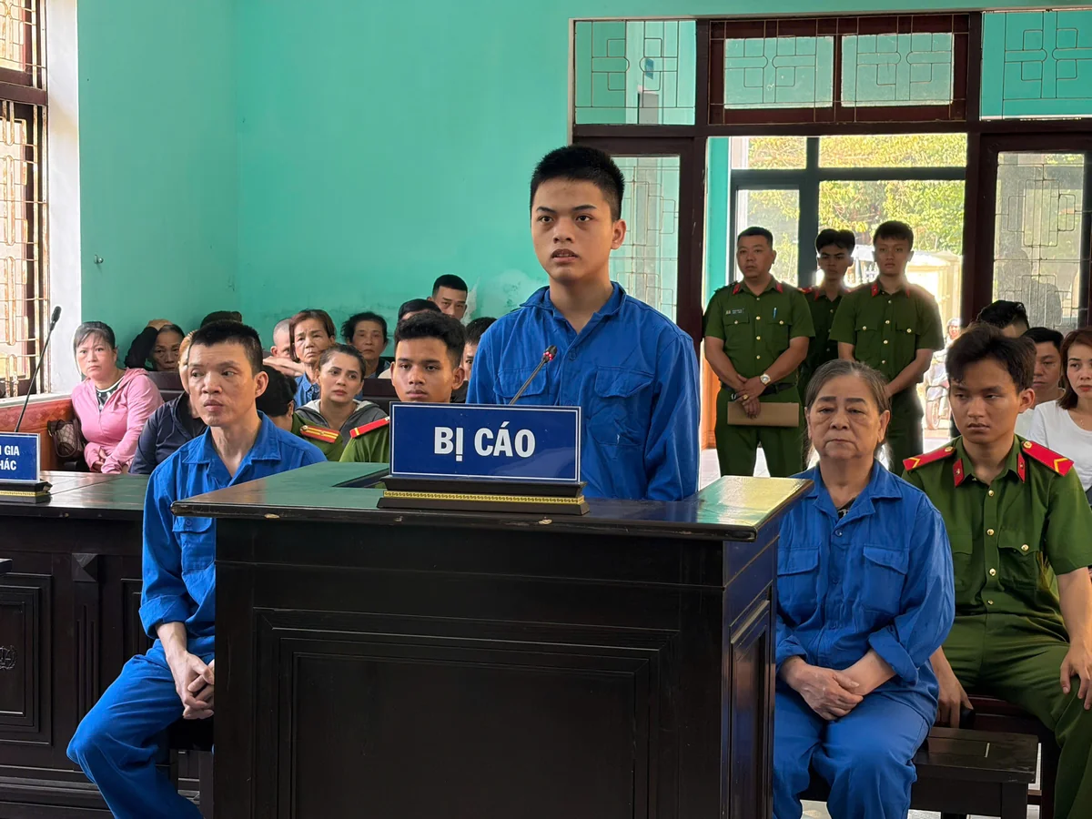 Vietnam! 2026.4 Một gia đình ba thế hệ hầu tòa vì ma túy, Bắt giữ kẻ đánh người gây thương tích sau va chạm xe trong ngõ nhỏ, Bắt đối tượng cắt trộm cáp điện trên cao tốc Bến Lức – Long Thành, Công an khám xét bắt giữ Lê Võ Quốc Trung trong đêm, Bắt khẩn cấp Ngô Thị Hồng Như sinh năm 2003, Khởi tố người phụ nữ làm giá đỗ bằng hóa chất độc hại bán hơn 500 tấn ra chợ đầu mối, Kịch bản lừa đảo chiếm đoạt hàng chục tỷ đồng xuyên biên giới, “Mắt xích” cho vay nặng lãi sa lưới sau thời gian lẩn trốn qua nhiều tỉnh, Người phụ nữ dựng màn kịch lừa hơn 400 triệu đồng của người quen, TPHCM triệt phá đường dây ma túy xuyên quốc gia bắt 26 người, Đập điện thoại vứt sim 3 đối tượng vẫn bị bắt vì đánh bạc qua Telegram, Truy tố “cô tiên từ thiện” Nguyễn Đỗ Trúc Phương, Bắt bảo vệ Chu Đình Phong SN 2006, Vụ dàn cảnh giật dây chuyền du khách tại Liên Hoa Bảo Tháp: Khởi tố tổng cộng 27 đối tượng, Cựu Thứ trưởng Hoàng Văn Thắng bị đề nghị phạt 4-5 năm tù, Vụ “tổng tài” giơ tay chỉ đạo đàn em đánh người ở quán cà phê: Y án 24 tháng tù giam, Liên tiếp phát hiện các vụ việc liên quan đến ma túy tại Chương Mỹ Hà Nội, Bắt giữ vụ vận chuyển hơn 230 thùng nấm do nước ngoài sản xuất không có hóa đơn, Thiếu nữ lộ vẻ bất thường và bí mật trong túi xách, Công an tỉnh Đắk Lắk truy nã đặc biệt bà Trần Thị Vĩnh Trân, Cảnh sát đang làm rõ vụ xuất hiện lá thư tuyệt mệnh cùng 2 đôi dép trẻ em trên cầu ở Hưng Yên