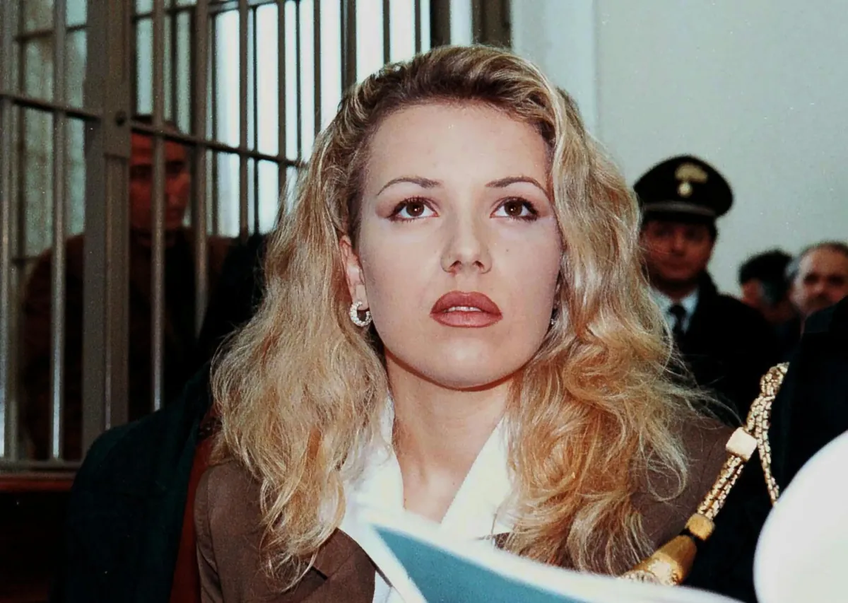 Italy! 2026 Loris Di Castri morto in carcere in Repubblica Dominicana. L’italiano era ricercato per presunto traffico di stupefacenti, Omicidio del capotreno. La difesa choc di Jelenic: “Ho un alibi, non c’entro”, Prof bullizzato dagli studenti: “Io preso a sputi e pallonate”. E a scuola arrivano i carabinieri, Choc nella scuola elementare, bambino di 10 anni afferra un coltello e lo punta contro un compagno, Neonato scivola dalle braccia del padre e muore scatta il risarcimento. La madre: “Nessuna somma può restituire ciò che ho perso”, Pietro Gugliotta si è tolto la vita: con lui se ne vanno anche i misteri della Uno Bianca, Omicidio Diabolik Calderon assolto in appello: era stato condannato a ergastolo in primo grado, Omicidio Abiuso a Valenzano dopo 23 anni a processo i tre presunti sicari: saranno giudicati con rito abbreviato, Bari Scamarcia ucciso «dopo una lite per 30 euro». Lin Wei voleva fuggire in Cina la confessione: «L’ho soffocato», «Uccise il compagno di stanza nella Rsa» a Bari 88enne prosciolto per vizio di mente, Palermo a 16 anni uccide il vicino poi confessa: “Mi difendevo dalle sue avance”, L’omicidio di Enzo Ambrosino a Induno Olona. Altre tre persone arrestate: c’è anche il secondo figlio di Gesuino Corona, Omicidio Panzieri colpo di scena: la difesa di Alessandrini la spunta. Si farà un’altra perizia psichiatrica, Maxiblitz a Roma 13 arresti: in manette Pernasetti, ex Banda della Magliana. «Gestiva lo spaccio col placet del clan Senese», Uno Bianca una lunga scia di sangue: il commando le vittime i processi e le condanne, Bombshell new theory in Chiara Poggi case revives Italy’s infamous Garlasco murder mystery, Garlasco Andrea Sempio e la chiamata prima del delitto: Chiara lo rifiutò, Garlasco quanto dovrebbe pagare lo Stato se la condanna di Stasi venisse annullata oggi, Garlasco intercettazioni di Sempio riaprono il caso: “Il sangue c’era Stasi senza accorgersi ha evitato le macchie”, Garlasco gli appunti di Sempio: “Stasi vuole riapertura indagine su di me mia mamma nel panico”, Caso Garlasco la reazione di Stasi in carcere dopo l’intercettazione su Sempio, L’avvocato De Rensis: “Alberto Stasi ha una speranza sempre più crescente l’indagine su Sempio farà tanta paura”, Chiara Poggi “morta fra le 9.12 e le 12.30”. In quell’intervallo Sempio avrebbe potuto colpire due volte: la consulenza, Andrea Sempio tra soliloqui agende scomparse e sogni di stupri. In tv dice: “Non ho commesso questo fatto atroce”, Svolta a Pietracatella: la ricina avrebbe ucciso madre e figlia a Natale indagine per duplice omicidio, Detienen a Roberto Mazzarella capo de la Camorra y uno de los fugitivos más peligrosos de Italia, Tentato femminicidio l’ex marito confessa: «Non mi faceva vedere mia figlia». Disposto il fermo, Doppio appello per l’omicidio di Capodanno Dipre rischia ergastolo, Il pubblico ministero incalza Dassilva in un’udienza fiume da 9 ore l’imputato: “Avevo paura che Manuela mi incastrasse”, Omicidio Paganelli sotto esame i vocali: convocati in Procura Loris Bianchi e la moglie, Decreto Flussi truffa sui migranti: la Cgil denuncia «Migliaia di vittime a Napoli serve regolarizzazione», Festa con champagne dopo l’agguato al delfino del boss: 4 arresti a 15 anni dall’omicidio Campana, Truffe agli anziani sgominata rete tra Abruzzo e Campania: un arresto e sei denunciati, Garlasco la nuova clamorosa ipotesi: “Riesumazione del corpo di Chiara”. E l’inquietante dettaglio sul primo gradino, Terrorismo cosa si sa del minorenne arrestato in Italia. Così preparava stragi simili a quelle di Bruxelles e Parigi col perossido di acetone, Orrore a Rovigo donna e bimbo trovati morti in un laghetto. La Procura indaga per omicidio, Caso Keu Gori Bernini e Deidda prosciolti, Garlasco l’allarme di casa Poggi attivato e disattivato ogni notte: la nuova mappa riapre il rebus delle 1.50 prima del delitto, Omicidio di Firenze. Arrestato un viareggino. Era lui il debitore in un giro di droga, «Sono stato io»: lite fuori dal locale per una ragazza uccide il rivale con 4 colpi di pistola e poi confessa l’omicidio. Chi è il killer, «Tania Bellinetti uccisa perché si era sottratta al suo carnefice»: l’ex Selmi Faez a processo per omicidio volontario, Omicidio di Giuseppe Gaetani, quattro indagati rischiano il processo: ecco chi sono, Omicidio Castiglione: assolto dopo 25 anni il presunto mandante del delitto, Napoli era ubriaco il 34enne che ha travolto e ucciso due donne: arrestato per omicidio stradale, Omicidio Sartini la Cassazione annulla ancora la condanna: si riapre il processo, Omicidio di Valbrembo. Rischiano l’ergastolo i due ragazzi imputati, Omicidio di Jlenia Musella: il fratello assassino avrebbe impugnato il coltello non l’avrebbe lanciato, BOLOGNA: Omicidio capotreno processo a Mario Jelenic al via il 13 maggio, Italy seizes millions in assets allegedly stolen from Bond star Ursula Andress, Femminicidio di Aosta. La difesa di Sohaib Teima: “Solo indizi è innocente”, Uccise i genitori per un debito di 12mila euro. Luca Ricci condannato a trent’anni di carcere, Giovane morto accoltellato a Parma arrestata la fidanzata 21enne: è accusata di omicidio, RIMINI: Caso Pierina lunedì Dassilva potrebbe raccontare la sua verità