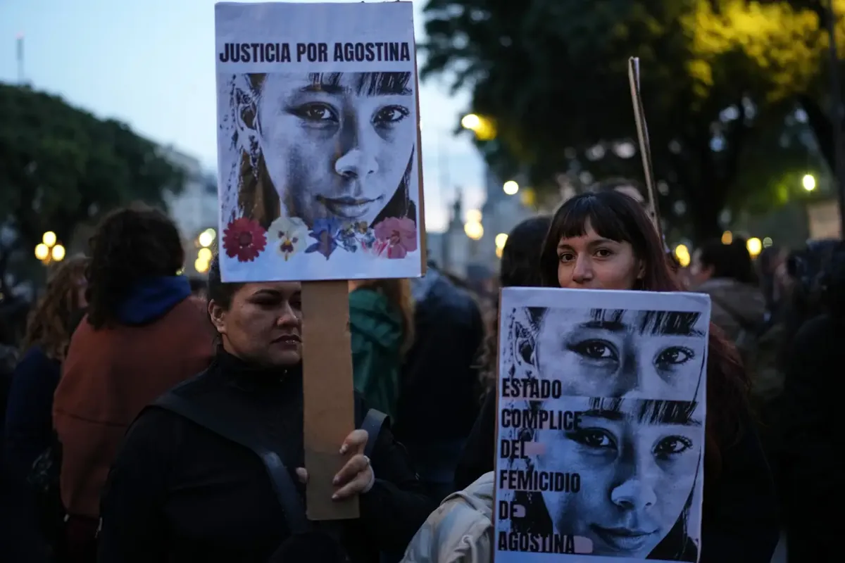 Argentina! 2026 Condenaron a casi siete años de prisión a uno de los acusados por el violento robo y atrincheramiento en el barrio Manantiales, Buenos Aires. Tragedia: detuvieron a los padres y a la abuela por la muerte de una beba de cinco meses, Se difundieron detalles más atroces de la autopsia de Agostina Vega, Qué se sabe del crimen de Agostina Vega en Córdoba y cómo sigue la investigación, Hay otro detenido por el femicidio de Agostina Vega: cuál sería la imputación, Se viralizó un video de Agostina junto a su mamá y llovieron los comentarios por un polémico detalle, 11 years after one teen’s death sparked massive Argentine protests a new case shakes the nation, Muerte en la Ruta 1: qué condena le dieron al autor del homicidio culposo, Crimen de un menor en Viedma: volvieron a programar la nueva fecha del juicio, El nuevo juicio por el femicidio de Micaela: las pruebas contra Pavón y el testimonio del condenado Wagner, Operativo. La caída de “La novia de Mervin”: desbarataron una banda narco liderada por una mujer, Horror. Buenos Aires: una madre fue asesinada tras evitar que abusaran de su hija de 8 años, Ordenaron la detención de Felipe Petinatto en una causa por estafas, Caso Ángel López: una nueva pericia aseguró que el nene de 4 años murió de neumonía, El papá de Ángel rechazó el informe médico que señaló una neumonía como la causa de muerte del nene, Habló el profesional que denunció a una mujer de Chaco por usar su matrícula para hacerse pasar por médica, De absueltos a condenados: se revirtió el fallo por el asalto a una mujer de 82 años en Chichinales, La Corte Suprema ordenó revisar la sentencia de una expolicía condenada a prisión perpetua por el homicidio de un juez, Caso Paulina Lebbos: absolvieron al principal acusado y quedó impune el crimen que sacudió al poder político de Tucumán, Llega “Pequeño J”: extraditan al acusado del triple crimen narco que conmocionó al país, La banda de los DNI falsos llegó a usurpar las identidades de cuatro víctimas con las que sacaron préstamos por $80 millones, Por la causa de la multimillonaria estafa con venta de lotes la fiscalía denunció documentos falsos y Storniolo seguirá en prisión, Luego de incumplir el primer pago del acuerdo los acusados de Branka Motors volverán a ser citados por la Justicia, Condenaron a 20 años de prisión al colorista que “fusiló” a un estilista en una peluquería de Recoleta, Caso Ángel: intervinieron al equipo técnico judicial que le dio la tenencia del nene a la madre, Caso Ángel: la Justicia confirmó que la madre y su pareja seguirán detenidos acusados de asesinato, La reacción de la madre de Ángel cuando le leyeron la acusación por la que seguirá detenida, Muerte de Maradona: comienza el segundo juicio tras la destitución de la exjueza Makintach, Balacera en Pioneros: sigue la búsqueda de un prófugo y otro involucrado va al banquillo por tener un arma de guerra, Caso Ángel: detuvieron a la madre y al padrastro del niño fallecido, Crimen en Villa Llanquín: avanza a juicio la causa por el homicidio de Diego Manuel Sixto, Crimen en pleno centro: dictan condenas por el homicidio de Lucas Araneda, Crimen en Moreno y Rolando: ocho años de prisión para el autor del homicidio y condena en suspenso para el cómplice, Condenaron a una mujer que mató a su exnovio filmó el crimen y subió el video a redes sociales, Lanzan pedido de captura internacional para supuesto autor de un homicidio, Fue rechazado el pedido de la defensa de Leopoldo Luque en el segundo juicio por Maradona, Femicidio en el Río Quequén: Perpetua para el hombre que golpeó a su esposa y la hundió viva en un auto, El Superior Tribunal confirmó la condena del policía Mauricio Gómez, Una adolescente de 15 años sufrió un disparo en la cabeza en Paraná y la Policía detuvo a dos menores, El peligroso ladrón que fue filmado intentando abusar de una empleada de una mueblería de Rosario cayó durante un robo en Córdoba, Detuvieron e imputarán en Rosario a un delincuente acusado de intento de abuso y brutal agresión en una mueblería, Los dos detenidos por el crimen en el Barrio Las Pampas pasarán un año en el Penal mientras se determina quién fue el autor del disparo mortal, Estafa al gremio. El fiscal Casas Nóblega apeló y pidió condenar a la cúpula de Luz y Fuerza Córdoba por asociación ilícita, Una pelea entre mujeres desató el crimen que terminó con la muerte de un vecino en barrio Las Pampas, El sujeto que mató a un hombre en Pocito y su cómplice serán llevados ante el juez y se agrava la imputación contra ambos, El camionero mendocino que manejaba alcoholizado y embistió una moto policial en Caucete zafó de la cárcel, Detuvieron a un hombre acusado de dispararle a su novia en el cuello: la joven murió tras días de agonía, Impactante video: el momento en el que una patota mató a golpes a un joven en Merlo, Crimen de Azul: el imputado continuará en prisión preventiva hasta el juicio