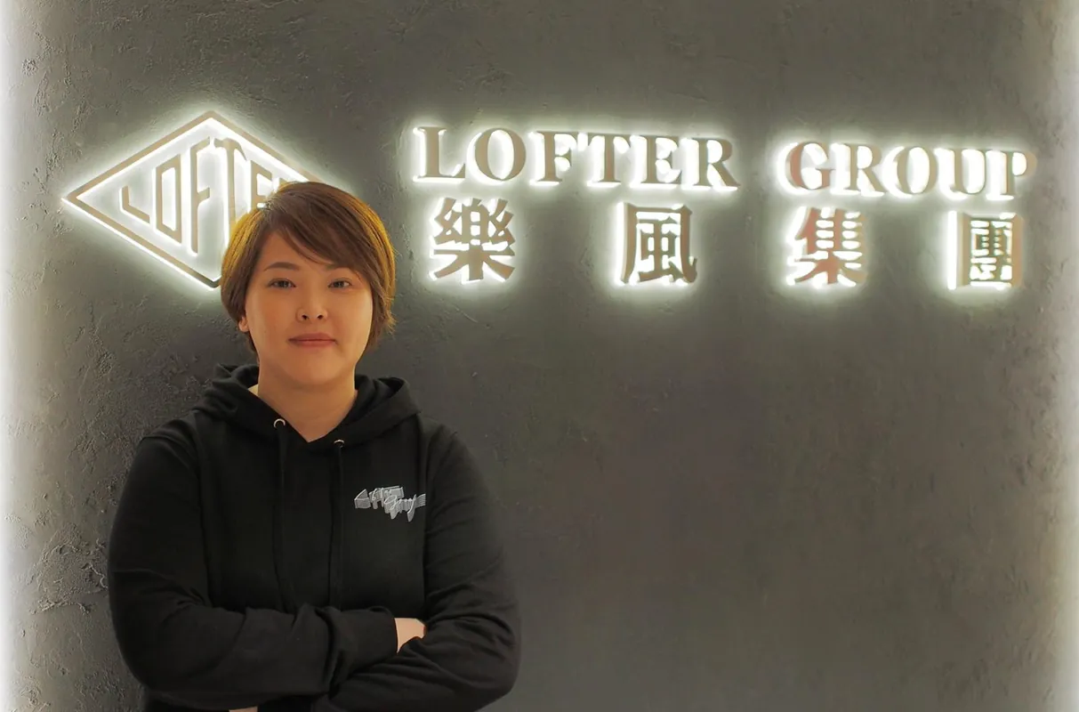 密码保护：Hongkong! 2026 何文田太子道西211號Kadoorie Hill 12日午1時許揭發燒炭案 一名43歲姓周女子死亡 據了解 死者為楚撚記大排檔老闆、樂風集團創辦人及主席周佩賢 據悉她正被申請破產 法庭原定排期在下月16日聆訊 消息指 她患有抑鬱症 於約一星期前曾向友人透露 公司面對嚴重財政壓力及可能面對刑事責任 當時她曾表示不會尋死 惟今日下午 友人收到周佩賢發出的訊息稱自殺 於是報警 救援人員破門入屋後發現周已明顯死亡 睡房床邊遺下燒過的炭。洋名Carol的周佩賢2004年畢業於港大土木工程系 其後留學英國取得金融碩士學位 2012年創立樂風集團(Lofter Group) 集團憑「輕資產」翻新活化工廈起家 之後則晉身發展商 主攻市區重建項目 涵蓋高端住宅、零售及工商物業 進行大規模的舊區重建 她亦為安安飲食集團創辦人 近年參與餐飲生意 最知名為楚撚記大排檔。周佩賢出身公屋 爸爸是一名裝修判頭 她早年曾在訪問中指 自少受父親潛移默化影響 深諳如何發掘被低估的物業 大學畢業後 父親免息借出的250萬元成為了她的起跳板 但條件是四年內必須償還 她精挑細選在銅鑼灣舊樓群以190萬元買入首個單位 憑藉翻新 僅僅三個月便以300萬元售出 成功賺到人生第一桶金 為她日後以「輕資產」模式建立樂風集團奠定基礎, 警務處最新出版《香港重案解密》 內容聚焦香港近年七宗轟動一時的重大奇案 第三集灣仔嘉薈軒雙屍案 兇手是一名英國籍銀行投資顧問Rurik Jutting(29歲) 本來前途無限 卻因工作壓力 沉溺毒品和變態 最終虐殺兩名印尼女子 首名遇害女子Sumarti Ningsih(23歲) 在印尼有一名5歲兒子 因生活所逼 瞞着家人來港賣淫 另一遇害女子Seneng Mujiasih(26歲)在港任職家傭 工餘時間到灣仔酒吧區接客 兩死者遺體傷痕纍纍 死狀恐怖, 觀塘一名七旬麵包店東主今日疑追尋賊人蹤影期間 不幸失足墮樓身亡 消息指 死者為凱施餅店創辦人兼東主蕭偉堅 據了解 蕭在偉業街157號華南工業大廈開設麵包工場 今日下午他與員工發現相鄰的建邦工業大廈後門被人打開 懷疑有人潛入大廈爆竊 於是進行搜查 據知建邦工業大廈與華南工業大廈之間有棚架 有麵包工場的職員抵達頂樓時見到蕭爬出大廈棚架 未幾失足墮樓 跌落3樓冷氣槽 翻查資料 蕭偉堅為潮洲人 1980年中七畢業後獲母親打本開設「凱施餐廳」 並與四名弟妹共同經營 以售賣麵包及港式奶茶為主 1990年初 蕭偉堅將餐廳轉型為餅店 易名「凱施餅店」 售賣每天新鮮製造的蛋糕及麵包 最後發展成連鎖式餅店 蕭偉堅其後開設「麵包秀」及「半熟工房」 集團高峰時期聘請約800名員工 至2022年 蕭偉堅被指拖欠薪金及強積金供款 並被業主入稟追租及要求收舖的凱施餅店 在2024年 「凱施」被法庭頒令清盤 同年蕭偉堅因未能償還欠貸被法庭頒令破產, 大埔宏福苑獨立委員會自3月起舉行聽證會 密集舉行了24日 來到周五(8日)暫告一段落 主席陸啟康稱審視宏福苑大火成因、監管制度是否有效的工作「進度良好」 下一輪將在6月下旬展開 將會處理全港大維修涉不當行為的部份 意味着與大火有關的證據 可能大部份已經披露 幾乎每場都有旁聽的李國鴻 大火前已很關心大維修情況 曾經與其他居民向部門作投訴 大火期間 其母和兩外傭罹難 他曾在聽證會作供 他形容首四輪聽證會「不過不失」 認為目前只交代七成疑問 進度不算良好 仍有遺憾 他點名多位關鍵人物未有作供 包括時任大埔區議員黃碧嬌、宏業董事侯華建、鴻毅董事黃俠然、以及前法團主席鄧國權 更質疑委員會「唔係個個敢查」 他舉例 好奇鄧國權是否知悉工程合約有很多不合理之處 「（合約）一塌糊塗 、巧立名目咁攞錢」 亦有授權票問題未解決, 刑事案件2023年第842號 李燕林裁決理由書 被告人被控共六項控罪 包括兩項「勒索」罪 違反香港法例第210章《盜竊罪條例》第23(1)及(3)條 以及四項「在未獲同意下披露個人資料」罪 違反香港法例第486章《個人資料(私隱)條例》第64(3C)及(3D)條。被告人否認全部控罪 並在本席席前受審。案件背景 本案六項控罪的據稱受害人為X先生。在審訊期間 控方除傳召X作供外 亦傳召另一名Y先生 而Y在所有相關時間均為 X 的私人助理。X在案發期間已婚 與太太及一名小朋友同住 從事金融行業 任職董事 在金融界及社會上具有一定知名度。審訊過程 控辯雙方根據香港法例第221章《刑事訴訟程序條例》第65C條呈上一份獲承認事實 涵蓋的內容主要有：(1)於2017年 X經朋友介紹認識被告人。於2020年尾至2021年初左右 X與被告人成爲情侶 開始婚外情。(2)婚外情期間 X與被告人曾在被告人的家裏見面。(3)2022年5月15日 X發現一名YouTube用戶 「LIN」在YouTube(一個廣泛被使用的互聯網公開平台)公開發布內容為一段用X及被告人以往的合照編輯而成的影片(下稱「五月的影片」)。「五月的影片」顯示X的容貌。(4)被告人是當時在YouTube公開發布「五月的影片」的人。(5)「五月的影片」在2022年5月16日從YouTube被移除。(6)2022年5月16日至2022年6月17日期間 Y與被告人曾經透過WhatsApp(一個通訊軟件)聯絡。(7)2022年5月19日 X與被告人見面。(8)2022年5月23日 X與被告人通電話。(9)2022年5月30日 X兩次把現金存入被告人的滙豐銀行帳戶 分別為港幣69,500元及港幣5,500元(共港幣75,000元)。(10)2022年6月5日 X發現一名YouTube用戶 「LIN」在YouTube平台上公開發布：(a)一段影片(「六月的影片-A」)及其文字描述「@ [原文為X的中文和英文名字] 你給我的承諾 還有老公愛人相稱 讓我全心全意的投入自己的感情 而你卻一直在玩弄我的感情 居然讓我親眼看見你又和別的女人搞一起 終於看清了你這個偽君子」；(b)一段影片(「六月的影片-B」)及其文字描述「@ [原文為X的中文和英文名字] 你就是個十足十的感情騙子 騙我說你媽媽得了癌症 結果半夜三更在外面同別的女人一起 玩女人玩了一個又一個 你就等著報應吧」；及(c)一段影片(「六月的影片-C」)及其文字描述「@ [原文為X的中文和英文名字] 你給我承諾讓我付出所有的感情 而你卻在玩弄感情 跟我說你媽媽得了癌症在醫院照顧 但讓我親眼目睹你同別的女人一起 為什麼你媽病了你還這么有心情玩女人的? ?」。「六月的影片-C」的內容為一段用X及被告人以往的合照編輯而成的影片 顯示X的容貌。大約於2022年6月6日 Y使用電腦到YouTube公開平台播放「六月的影片-C」 並使用手提電話錄影「六月的影片-C」及其文字描述。(11)被告人是當時在YouTube公開發布「六月的影片-A」、「六月的影片-B」及「六月的影片-C」(下稱「六月的影片」)及其相關文字描述的人。(12)2022年6月6日 X與被告人通電話。(13)2022年6月7至9日期間 被告人與Y通電話。(14)2022年6月9日 X與被告人通電話。(15)2022年6月13日 X與被告人見面。(16)2022年6月17日 X與被告人簽署保密協議(下稱「保密協議」) 條文包括「於簽署本協議當日 雙方承諾甲方與乙方之情侶關係需永久保密 包括即時永久刪除雙方的信息及照片及在將來的任何情況不得傳送、發放或以任何形式向任何第三者公開有關甲乙雙方的信息及照片 不得直接或者間接聯絡、接觸或滋擾雙方家人、朋友、同事及工作夥伴任何人事」。X根據「保密協議」以本票方式向被告人支付了港幣100萬元。「六月的影片」在簽署保密協議當日被移除。(17)2022年9月27日 X發現一名YouTube用戶在YouTube平台上公開發布影片及文字描述「@ [原文為X的中文和英文名字] 你給我承諾讓我付出所有的感情 而你卻在玩弄感情 跟我說你媽媽得了癌症在醫院照顧 但讓我親眼目睹你同別的女人一起 為什麼你媽病了你還這么有心情玩女人的？」。該影片內容為一段用X及被告人以往的合照編輯而成的影片 顯示X的容貌(下稱「九月的影片」)。當時Y使用電腦到YouTube平台播放「九月的影片」 並使用手提電話錄影「九月的影片」及其文字描述。(18)2022年10月 X就事件向警方報案。X其後亦有就事件向個人資料私隱專員公署作出投訴。其後個人資料私隱專員公署促使「九月的影片」在2022年11月15日被移除。(19)2023年3月16日 X發現一名用戶在YouTube平台上公開發布影片及其文字描述「@ [原文為X的中文和英文名字] 你給我承諾讓我付出所有的感情 而你卻在玩弄感情 跟我說你媽媽得了癌症在醫院照顧 但讓我親眼目睹你同別的女人一起 為什麼你媽病了你還這么有心情玩女人的? ?」。該影片內容為一段用X及被告人以往的合照編輯而成的影片 顯示X的容貌(下稱「2023年影片」)。(20)大約於2023年3月20日 X就「2023年影片」向個人資料私隱專員公署作出投訴。其後個人資料私隱專員公署促使「2023年影片」在2023年3月27日被移除。(21)2023年6月27日 被告人因本案被警方拘捕, 刑事案件2023年第478號 李凱欣判刑理由書 被告人經審訊後 被裁定兩項控罪罪名成立 第一項控罪為罔顧生命是否會受到危害而縱火 第二項控罪為罔顧生命是否會受到危害而企圖縱火 本案兩項控罪均發生於新界粉嶺和滿街某座大廈36樓C室門外 根據承認事實 涉案C室自2022年6月起空置 至2022年10月初 該單位木門並無任何燒毀痕跡 但至2022年12月26日晚上後 該單位木門有被火燒毀並留下燒黑痕跡 第一項控罪發生於2022年12月26日晚上約11時20分 當時控方證人一離開36樓G室朋友住所時 看見C室門口有明火燃燒 雖然火勢不算猛烈 但火焰清晰可見 他立即拍門通知其他住戶離開 並報警求助 由此可見 案發雖在空置單位門外 但發生地點卻是多層住宅大廈的走廊 在夜間環境下 對其他住客的生命安全構成真實而非空泛的風險 第一宗事件後 警員控方證人二及三在同一大廈36樓進行埋伏行動 至2022年12月28日凌晨約12時13分 即第一宗縱火事件後不足兩天 被告人從36樓B室步出 控方證人三透過防煙門玻璃窗看見被告人拿起打火機並撻着兩次 其後手持三樽酒精消毒洗手液走到C室門口 把液體傾倒於門外位置 控方證人二亦目睹相關行為 警方隨即上前截停被告人 被告人當時手持三樽沒有瓶蓋的酒精消毒洗手液 被告人在警誡下向警員表示 她因壓力大並在服藥後 以消毒紙巾燒該單位門口 背景及求情 被告人現年46歲 未婚 無刑事定罪紀錄 出生後由外公外婆及兩位阿姨撫養成人 完成預科後開始工作 其後更半工讀完成法律課程文憑 曾在不同律師樓工作約15年 辯方資料及醫療報告顯示 她多年來患有癲癇、腦血管問題、血管性血友病、糖尿病、高血脂、甲狀腺功能減退、抑鬱及面對失眠等病況 並須長期服用多種藥物及接受跟進治療 精神科報告亦提及其抑鬱情況、鎮靜或安眠藥物依賴的病史 以及多項長期身體疾病 多封求情信均提到被告人多年來雖受疾病困擾 仍努力工作 平日工作勤力、待人和善、願意幫助家人和朋友 本席認為其醫療及精神狀況雖可構成減刑因素 但並不足以削弱本案罪行本身的嚴重性 辯方在求情時援引六宗案例 建議本案宜採取較低量刑起點 1.Chau Yuk Kuen v The Queen CACC 402/1980案例 該案中被告人向其男友住所大門潑火水並點火 結果男友嚴重燒傷 其年邁母親在逃生時亦受傷 2.程錦沛 CACC 269/2002案例是有關申請人因與女房東糾紛 被拒於屋外後 以打火機點燃報紙 透過鐵閘罅隙焚燒木門 並說出「攬住一齊死」等言詞 3.龔伯富 CACC 429/2007案例則屬另一端較嚴重的例子 該案中申請人在家中把香薰油倒在客廳地上 再以燃燒中的報紙引火 最終其本人及年幼女兒受傷 4.辯方最倚重的是 HKSAR v Godhaniya Haja Samat[2018] HKCA 885案例 該案中的火警發生於多層住宅大樓凌晨時分的樓梯平台 而該樓梯是大廈唯一出入口 濃煙迅速瀰漫樓梯間 危及所有住客生命安全, 刑事案件2025年第559號 L.Y.T.裁決理由書 被告否認3項「向年齡在16歲以下的兒童作出猥褻行為」控罪 控罪詳情指控被告分別於2024年9月某日(控罪1)及10月某兩日(控罪2及控罪3) 在其住所内 3次與年齡在16歲以下的男童X作出嚴重猥褻行為 本案證據反映出 第一次猥褻行為發生於2024年9月27日 當天 男童X曾到被告的住所(後稱「住所」) 於翌日早上約8時 男童X及被告一起離開了住所 到深圳參加活動講座 出入境紀錄亦顯示 男童X與被告於2024年9月28日出入香港時間相近 男童X指 被告在學校內邀請男童X到其住所 男童X最終同意 並在同日晚飯過後 應邀去其住所 男童X在庭上指出 當時一名女同學LCY在Google Map將學校的名字更改及後亦曾改被告花名 而事件繼而發展到他成爲了女同學LCY及被告的「中間人」(即「磨心」) 兩方都希望得到男童X的支持 被告曾在學校走廊看到男童X與LCY傾談 認爲男童X選擇站在LCY一方 使被告不滿男童X 二人因此產生了糾紛 不久 被告邀請男童X到其住所 稱是一個好機會讓二人修補關係 在會面紀錄中 男童X說被告對他說 「唉 一次半次 而且你嚟咗 我會開心啲呀 我想你嚟喇」 男童X最終同意 認爲這能夠安撫被告的情緒 同時能維持與被告的師生關係 避免最壞的後果發生 即與被告斷絕來往及離開「創客學會」 當時男童X並沒有想過會被侵犯, 1名女子指控2名內地男子於2025年11月4日在香港九龍旺角大南街23號旺角睿景酒店強姦 案件今(18日)在西九龍裁判法院再提訊 控方申請撤銷二人控罪 2人被控後翌月提供手機密碼供警方進一步調查 控方再索取法律意見後決定撤控 2名男被告分別為27歲業務顧問王柏川和24歲售貨員徐子嵐, 31歲男學生何庭諾涉於香港理工大學女廁內偷拍女子私密部位 被控2項窺淫罪 案件今於九龍城裁判法院再提訊 控方表示被告已離世及申請撤回控罪, 31歲美容師涉勒索婚外情人夫一案續審 男事主的太太供稱 她在日本公幹時收到女被告的訊息 獲告知丈夫婚外情一事 而女被告更多次發送丈夫的私密照及作出攻擊性言論 「話我肥 個樣插蘇鼻」 又向她的朋友和同事發訊息 事主太太稱感到憤怒和困擾 「精神健康出現問題」 而後來被告更指男事主患性病及沒有使用安全套 索要20萬和50萬元 指這是男事主「揾女人嘅賠償」、「叫雞要畀錢」, 46歲已婚男子與31歲美容師發展婚外情後 遭女方勒索數萬元 男事主X供稱女被告最初索要1萬元「找卡數」 他未有立即回覆 被告其後便向其妻披露兩人的關係 並勒索4萬至5萬元 更把男事主的下體照片發送給其太太及親友 及在網上群組發布 另威脅會去接觸男事主的子女 男事主稱當時感到困擾、恐懼和尷尬 事件亦影響他和太太的關係及他在工作圈子的名聲 被告王見菁 被控2項勒索、4項未經同意下發布私密影像及3項威脅發布私密影像罪 X今供稱 他與太太Y在2014年結婚 兩人育有一子一女 分別為13及10歲 X於2020年在佐敦某間酒吧與被告結識 兩人其後發展出婚外情關係 持續到2023年本案發生為止 X確認 兩人初相識的第一年 他們可能每周都會面 他和被告曾發生性關係 但不記得具體次數, 36歲內地家庭主婦徐麗娜涉於前年申請「高才通」來港時 虛報自己持有澳洲雪梨科技大學學士學歷 以誘使入境處批准她一家5口在港工作及讀書 她早前否認串謀詐騙罪受審 裁判官黃國輝今早在沙田裁判法院裁決時指 被告向中介支付費用以協助處理申請「高才通」的程序 中介有機會從中作梗 為成功取得仲介費而隱瞞被告作虛假學歷 導致被告一直以為自己是以年收入作申請 終裁定被告串謀詐騙罪脫, 24歲內地女子王一涵涉向入境處和香港大學虛報已獲美國加州大學洛杉磯分校工程學士學位 從而獲得入境證及港大工程碩士課程錄取 涉案女子今於東區裁判法院承認1項以欺騙手段取得服務罪 案情指她畢業於河南大學 透過中介取得虛假的加州大學學歷證明 藉此獲港大錄取 裁判官高偉雄指案件嚴重 被告行為可能剝奪了其他人入讀港大的機會 必須判處阻嚇性刑罰, 39歲持雙程證內地女子劉碧璇前年聖誕透過「優才計劃」申請在港居留入境許可 訛稱自己擁有泰國先皇理工大學學位 附上虛假畢業證書及成績表 被控安排使用虛假文書罪, 高等法院上訴法庭 不服刑罰上訴許可申請 刑事上訴案件2025年第93號 申請人QIAN PING(錢平)判案書 申請人被控一項‘企圖強姦’ 經審訊後則被裁定較輕的‘猥褻侵犯’成立 申請人是一名按摩師 控方指他在按摩店為一名內地女遊客按摩時趁對方入睡 拉下對方的褲子 申請人在警誡下否認非禮或企圖強姦 他聲稱「冇發生乜事 … 佢話我強姦 我話冇」 申請人的庭上證供如下：按摩時女遊客提出想試一夜情 她主動讓申請人觸摸乳房和拉下自己的褲子 等到申請人拿出下體壓向她 女遊客才向他索價1000元 申請人嘗試還價 但不成功 之後作罷 女遊客光著下身轉成俯臥狀態 他便用毛巾蓋著女遊客的臀部繼續為她按摩雙腿 女遊客是後來才突然跳起指控他強姦並跟著報警的, 向华强「李小龙他到底是怎么死的？我问过丁佩 李小龙死的当天 怎么死的呢？这个是问她最真实的吧 对不对？她就说 小龙就是在客厅里面跟她聊天 聊天以后就说很头疼 那时候李小龙就已经很瘦 丁佩就拿了一个止痛药给他吃 他就说哎呀很累想睡觉 就进去房间睡觉 结果就一睡不起 后来是那个香港法医鉴定嘛 鉴定他是那个脑生了一个东西啊 这个是他那个西医的一个论调 那在我的角度 我觉得他是练功过度 在我们练功夫的人来讲 练功不能练功过度 练功过度是什么呢？你打拳很猛 每天练 其实是一直伤着你的那个心脏跟脑 很多打拳的人呢脑筋有问题的 因为呢打这个沙袋 你打一拳出去 你这个震荡 直接震荡你这个心脏和脑 都会伤的 我也伤过 我20几岁30岁也是伤过 我也是练功过度 我那个时候练 背部还摆着那个几十斤那个铁饼 就这样子练的 后来我练到呃大概二十几三十岁 我那个胸口 一发力就胸口疼 一发力就胸口疼 就是已经出不了力了 胸口那个气门伤了 不能再练了 所以我根据我本身的体验 也有看到李小龙死之前那个一直消瘦 也知道他练功过度 在我来讲 你问我李小龙死因 我是认为他是练功过度而死」, 宏福苑聽證會｜根據跨部門調查專組初步報告 間接證據指向起火地點是宏昌閣104及105號單位外的光井平台 最有可能是有人燃點香煙 令可燃物燃燒。杜淦堃表示 在審視跨部門調查結果後 所有證據初步顯示是宏昌閣104至105室位置光井底部平台位置首先起火 該平台混凝土受到最為嚴重的火災損害。會上播放多段閉路電視片段 顯示有工人會在棚架周圍吸煙。去年11月26日下午2時33分 在首先起火燃燒的宏昌閣閉路電視片段 顯示有灰燼飄過 再逐漸出現火光 片段於15分鐘後受火勢影響中斷。承建商於5樓的監控影像 聽到於下午2時42分左右 火警首先被工人發現 有工人高聲問“邊個食煙焫著咗啲嘢？”隨後有工人高呼“棚架著火呀” 亦有工人講“我都冇食過煙”。考慮到有人於起火位置的光井處吸煙、點燃紙箱 並排除電器起火、氣體洩漏等原因後 相信有間接證據指向吸煙是本次起火的原因。但杜淦堃強調 未必有直接證據找到起火原因 間接證據亦未必是百分之百的最精準起火原因, 宏福苑聽證會｜播放宏昌閣婆婆臨終求救錄音 是宏昌閣2701住戶婆婆在當日下午2時59分的報警對話。婆婆報警時稱單位有一男一女 已滿佈濃煙：「28樓燒着咗個網 好煙、好大煙 去到我哋嗰層都燒 救命！」接聽人員問「宜家有冇唔舒服」 婆婆則稱 「我成屋都係煙 煙都唔知邊到入來 而家呢到棚燒着咗」。接線人員再回覆稱 「我哋會有人 我哋而家會有人搵你 我哋收好多電話⋯⋯」庭上交代婆婆最終離世, 涉訛稱符「高才通」資格獲批申請來港 雙程證女子被控串謀詐騙表證成立 被告徐麗娜自辯稱在內地山西省出生 在2009年與丈夫徐亮波結婚 誕下2女1子後為全職家庭主婦 偶爾協助丈夫打理生意。被告透露 丈夫自2007年起先後做建材、蘋果手機生意、化妝品及電子芯片生意貿易等 年利潤約300萬元左右 其後被告與丈夫購入福田區的住宅自住。被告坦言 在日常生活中「比較依賴中介」幫忙處理手續申請 包括出國的簽證、車子「上牌」等。被告明言 覺得中介在處理申請文件的方面「比較專業」 在內地聘用中介的舉動亦「很普遍」。被告憶述 丈夫的生意夥伴在2024年向被告及其丈夫介紹了「伍先生」 伍在閒談間提起香港「高才通」計劃 並表示自己與太太已成功申請 子女能到香港接受教育 伍稱能為被告介紹協助申請「高才通」的中介「孫先生」。被告兩夫婦聽聞此事後 亦有興趣申請來港 問伍申請時需符合什麼資格。伍則回應 年收入達250萬港元便可申請。在同年2月底 被告與丈夫前往孫在南山區的辦公室 向孫表示「我們感興趣申請高才通」。孫問及被告的個人資料及學歷後 得知被告的學歷是不屬於大學學位的「自學大專」 而被告丈夫則「高中未讀完」 便向被告提議以「年收入達250萬港元」的資格申請「高才通」。被告透露 孫表示協助申請「高才通」的費用共52萬元 分開兩次收費 若申請不成功則會全額退款。被告認為價錢「雖然貴 但都合理」 解釋不少友人移民外國的中介收費亦相近, 大埔宏福苑火灾独立委员会今日(19日)举行首场听证会 透过证人的口述证供、书面陈述等厘清大火的相关事实 查找大火起因、维修工程是否涉及围标或不当合谋、监督有否疏忽等各方责任 并审视现有制度和法例等 在9个月内提交报告。今起至4月2日的第一轮听证会有8场 3月19日首場重點：37歲殉職消防員何偉豪從宏泰閣31樓墮樓 37個家庭失兩名以上成員涉夫妻父母子女兄弟姐妹 揭火災5大問題 獨立委員會首席代表、資深大律師杜淦堃在開案陳詞表示 火災起因有證據顯示為煙頭 而火災發生時 幾乎全部消防設施因人為因素徹底失效。承建商的WhatsApp聊天紀錄證明現場使用的是非防火泡沫 相關證據完整且足以充分說明火災起因。他表示 綜合現有資料 當天火災涉及多項人為疏失。首先 7座大廈的火警警報系統被關閉；其次 樓梯和走廊窗戶被拆除 雖方便工人行走 卻成為濃煙蔓延的通道 導致居民被困；第三 消防栓和系統被關閉長達數月 遠超法例規定的14天上限；第四 工地使用棚架及發泡海綿物料；第五 工地吸煙問題嚴重 景觀平台發現大量煙頭 居民多次投訴卻未獲正視。專家將逐一探討這些因素如何重疊導致悲劇發生, 香港區域法院刑事案件2025年第589號 方紫翹(第一被告人) 劉宛恩(第二被告人)判刑理由書 本案經修訂的控罪書共有七項「處理已知道或相信為代表從可公訴罪行的得益的財產」罪 控方案情撮要：2023年期間 76名受害人(控方第一至第七十六證人) 因受騙而在偽冒網站輸入八達通銀包帳戶登入資料 導致八達通銀包內的款項在未經授權的情況下被提取 或被身份不詳的騙徒以虛假陳述誘使付款作虛假投資平台上的本金 或付款購買最終無法取得的商品和服務 或支付保證金按金等各種費用以取得假冒銀行職員推銷的貸款。當中有68名受害人被騙而把款項存入上述第一及第二被告人名下的銀行帳戶。求情陳詞：第一被告人於2005年6月在本港出生 現時20歲半。生父於她11歲時離世 她現時與50多歲的母親 同母異父的哥哥及三歲的女兒同住。第一被告人自小與母親關係不佳 因不適應學校生活 曾逃課離家出走 被送往兒童之家、寄宿學校及女童院 至中一便輟學。她曾做過不同的兼職工作 但沒有穩定收入。第一被告人於17歲誕下女兒成為未婚媽媽 在女兒半歲時與其父親分開。她的女兒天生唇裂有語言困難而需接受康復訓練 第一被告人在母親協助下養育女兒並申領綜援。第一被告人後來認識另一名男朋友 經男朋友認識第二被告人 受他們影響而參與洗黑錢 開設銀行帳戶給他人使用。第一被告人有一次藏有第一類毒藥的刑事記錄 這是在本案之後發生 她在2024年6月28日被判監禁三天。第二被告人於1988年在本港出生 現年37歲 受教育至中三程度。她的生父早已離棄家庭並失去聯絡。被捕前第二被告人與母親和妹妹同住。她的母親任職清潔工人 妹妹任職髪廊。第二被告人曾經結婚 之後離異 她與前夫育有一名現年16歲的女兒 仍就讀中學 被告人因本案被還押 女兒由家人照顧。第二被告人在2014至2018年期間 有四項控罪的定罪記錄及違反緩刑令的記錄。她干犯的罪行包括非法藏有應課稅品、沒有向關員申報 非法販運毒品、普通襲擊罪 她曾多次被判監禁。對上一次服刑完畢後獲釋放的日期為2022年3月14日。她在獲釋一年多後干犯本案多項控罪。邱大律師在書面陳詞說第二被告人於2022年離開監獄後至2024年初都擔任清潔工 月薪為11000港元 財政情況一直緊絀。她在2024年初因經濟不景失業 要倚靠男友維持生計。第二被告人是因為經濟壓力 在不法分子的金錢引誘下而干犯本案 她開立銀行帳戶出售予他人作清洗黑錢的活動, 半山肇輝臺49歲女子猝死事件 6日下午4時58分 警方接獲一名女子報案 指其49歲女兒在半山肇輝臺14至17號的住所內昏迷不醒。消息指 事主為終審法院非常任法官包致金姪女Amina。據知 她長期有心臟病及酗酒習慣 近期有呼吸困難及無法排尿等症狀 一直有家庭醫生觀察。而她於3月6日早上曾聯絡家庭醫生 表示身體不適 症狀惡化。家庭醫生感憂慮及報警求助 救援人員接報到場後曾勸喻事主就醫 惟她拒絕 所以人員唯有離去 豈料下午事主即失去知覺 隨後證實死亡 床邊發現伏特加空酒樽、止痛及心臟血壓藥。Amina歷年經常惹官非 最轟動是2010年因醉駕發生交通事故 拒絕「吹波仔」及情緒激動 掌摑一名交警 2019年她又被控4項襲擊罪 涉及在同年2月在肇輝臺住所內兩度襲擊83歲母親Arculli Rhoda Mariam Bokhary 及同年3月襲擊母親及72歲父親Bagh Ali Shah Bokhary 但因父母不想追究 控方撤銷罪名 2022年 Amina疑不滿家傭的表現 曾把菲傭鎖在家門外 再將胸圍、內褲、手機等物品掟落街 導致屋苑停車場有私家車被毀, 現年56歲男被告鄧龍輝被控於2022年4月14日在馬鞍山梅子林村1A號謀殺38歲女子霍倩儀。控方開案陳詞指 被告鄧龍輝2012年在大圍酒吧認識死者霍倩儀 2人相戀後自2015年起同居於馬鞍山梅子林村單層石屋 2人同時為房地產生意夥伴。案發於2022年4月13日晚上至翌早6時許期間 當時只有被告死者2人單獨在家 2人初則口角繼而動武 被告重創死者 翌早嘗試致電2友人不果 6時許報案自稱殺害了女友 要求警方到場。警員6時40分左右到場 當時發現死者赤裸 倒斃屋外門廊 身上僅覆蓋了1件紅色外套 查問下被告向警員稱「人係我殺嘅」「佢係外星人來嘅」。被告其後自願在錄影會面中供稱 案發前4個月 被告與死者開始衝突頻生 多圍繞工作金錢事宜 案發當晚2人再起口角 「有嘢唔妥 所以（被告）覺得佢（死者）唔係人」 反覆指當時自己向死者稱死者不是人 而是外星人 要儘快到屋外門廊地洞投胎轉世。被告又坦承爭執期間2人曾經糾纏 被告一度對死者「叉頸」「箍頸」約半分鐘 又「箍」住死者上肢扣上手銬。被告又指死者曾揚言要投進屋外池塘自盡 死者最終自行爬到門廊地洞 從洞中吸氣半小時致命。被問到何以稱死者為外星人 被告解釋2人同居4、5年也沒有懷孕 自己已察覺有異 而死者曾問及自己可相信有外星人；2人爭吵時 死者突然血液向上倒流 猶如無血之人 像橡膠一樣。被告又坦承2人吸毒多年 庭上播放被告致電報案的錄音 他稱：「唔洗救護車 死咗架啦。」被問及確實位置時 被告稱：「好煩。」, 被告陳鈞濬(34歲 案發時為消防員)否認強姦罪後受審11日 4男3女陪審團連日退庭商議10小時後 以6:1大比數裁定被告強姦罪成。控方開案陳詞指 女事主X於2021年4月中旬 透過友人介紹得悉被告的Instagram帳號並展開對話。翌日 雙方在海港城會面共進晚餐 並交換電話號碼 之後透過WhatsApp保持聯絡。直到同年5月9日至6月中 X開始與另一名男子交往 因而停止與被告聯絡。惟二人仍偶爾在網上打機互動 X在聊天室中得知7月1日是被告的生日 遂於當日發訊息祝賀。被告提出外出相約 惟遭拒絕。X及後建議在同月9日與被告「食飯、睇戲」 被告則建議「食飯、飲酒、睇戲、飲酒」 X建議在尖沙咀圓方會面。7月9日中午 被告向X表示欲一起品嘗白酒 但由於白酒需冷藏保存 若在餐廳開酒需支付開瓶費 遂邀約X前往荃灣青山公路的某服務式住宅酒店 並聲稱會親自下廚。X則回應需在晚上8點後才能到達 被告及後將房間號碼告知X。晚上10時半左右 X抵達酒店房間 用膳期間X飲用了被告提供的白酒後感到頭暈。二人用膳後玩了一會兒卡牌遊戲 X逐漸感到迷糊 被告便將X抱到床上。翌日清晨4時許 X從床上醒來 感到頭暈及四肢乏力 在床邊尋回牛仔褲後 發現被告躺在身旁。被告告知她：「你同我搞咗嘢。」X聞言大驚 X翌日早上回家後致電胞姐 稱被人迷姦 同日中午報警, 屎水淹全家！公屋2樓新年驚變「黃金屋」有網民大年初一(17日)發帖申訴一家人渡過難忘的新年 他年老父母居住的公屋2樓單位 在除夕因大廈污水渠倒灌 導致全屋被屎水淹浸 臭氣熏天 新年「黃金滿屋」慘變「執屎」。一開門 眼前的景象令人崩潰 從事主上載的兩段影片可見 全屋地板被厚厚一層黃褐色的污水覆蓋 客廳、飯廳無一倖免 椅子、電視櫃、梳化等傢俬的底部全都泡在水中。樓主表示 當日回到家中 一打開門除見到「全屋浸滿曬屎水」 污水從地台去水位不斷湧出 屋內「臭到cs（臭到死）」 糞便、廁紙及各種不明污物隨水漂浮。雖然房署派出兩名清潔人員協助 但通渠車卻在數小時後才到場 吸水速度遠追不上倒灌速度。房署職員其後稱 從渠管中「吸咗條毛巾出嚟」 疑為塞渠元兇。一家人最終要親自清理至半夜 但全屋傢俬電器已吸滿臭味 只能忍痛丟棄 包括檯凳、流化、床、雪櫃等 而入牆櫃的櫃底罅隙更藏滿污水 難以清理。帖文引發熱議 不少「過來人」及業界人士留言 一位自稱「物管人」的網民精闢分析 指公屋2樓是「終極開口中嘅幸運兒」 因為「大廈污水渠係由頂樓直落到2樓 跟住呈L型…2樓作為L字形嗰個角落位就係最近嘅倒湧出口」, 逾1500字律師行聲明 恒基地產集團主席兼董事總經理李家誠今日(13日)入稟控告藝人周秀娜、5個YouTube頻道及Google LLC誹謗及騷擾。聲明提到 過去近10年 無論內地、香港甚至其他華人地區的主流媒體、社交媒體及 YouTube平台 出現大量失實、揑造及無中生有的文字或視頻 明示和暗示有關周秀娜「搭上已婚超級富二代」等炒作中 該位富二代就是李先生、即李家誠。聲明指 更甚的是在去年6月 周秀娜在宣傳其新電影作品期間 接受某個YouTube頻道訪問時 「預先溝通要談論她被包養的傳聞」 其言論又再一次引發網絡上揑造李家誠與周秀娜虛構關係的大量討論及視頻。聲明指有理由相信周秀娜是策劃及引發整個失實傳聞的源頭 自私動機為藉此增加個人曝光及宣傳其電影作品。李家誠鄭重聲明 與周秀娜絕無任何關係 從來不認識她 亦沒有任何企圖或意圖認識她, 男子與16歲「兼職女友」約會期間 遭4男子闖入房間拍下裸體影片 被逼摸「兼職女友」胸部及被拍下「非禮」片段 繼而遭勒索150萬元。涉案女子審訊後被裁定非法禁錮及勒索罪成 判囚18月。律政司認為刑期過輕而申請刑期覆核 高等法院上訴庭法官彭偉昌、法官陳慶偉及楊家雄早前裁定律政司刑期覆核成功 改判涉案女子監禁4年 今頒下判詞指她參與勒索及從旁協助 案件性質嚴重 其年紀和身體欠佳等作為求情理由亦是極其有限、甚或無足輕重。女被告張羽妍案發時16歲 判刑時19歲6個月。本案案情 控方第一證人X自2020年起 通過Telegram群組及中介人第一被告介紹 使用過不少於5次的「兼職女友」服務。2021年9月13日晚 X要求第一被告安排一名兼職女友 並將自己入住金鐘JW萬豪酒店的房號告訴第一被告。當晚2330時 第一被告及答辯人來到X入住的房間 第一被告向Ｘ收取「兼職女友」費用後 便離開房間。離開前 第一被告取走了房間鑰匙 並表示稍後有事要與X討論。X在第一被告離開房間後 以防盜鎖鎖上房門。答辯人讓X先往洗澡 隨後她也進入浴室內洗澡。當兩人洗澡約一分鐘後 第三被告及兩名不知名男子衝進浴室 將答辯人拉出浴室 其中一名不知名男子更用手提電話拍攝X的裸照。期間 第三被告稱X「搞」他們公司女生。X衝出浴室 企圖穿上衣服 但遭人從後抓住頸部及推往床上 更遭人威脅若再妄動 便會被毆打。此時除X外 房內還有四男一女 即第一被告、第三被告、兩名不知名男子及答辯人。高等法院上訴法庭 覆核申請案件2025年第6號(原區域法院刑事案件2022年第336及1176號) 張羽妍判案理由書, 1989年8月31日龍蝦灣五花大綁謀殺案 4名疑犯當中 一名62歲姓梅男子潛逃37年後 日前在泰國曼谷落網 昨日(5日)押回港後被捕。案發於1989年8月31日凌晨時分 一名當時在尖東任職酒樓侍應的26歲男子雷育才 遭4名男子誘騙到西貢龍蝦灣 遭連環毒打20分鐘 然後用尼龍繩反綁、以塑膠袋封頭 葬在沙灘一個洞中 導致窒息死亡。同日下午1時許 死者屍體其後被兩名男女泳客發現 他們原本打算在沙灘執拾廢木以紮木筏之用 豈料在沙堆中發現死者俯伏 下半身被沙掩蓋 頭部被一個白色塑膠袋密封 雙手及全身被紅色尼龍繩團團綑住 於是報警。案件被揭發後轟動一時 傳媒以龍蝦灣五花大綁案為題追訪。案情指 36歲被告楊國翔在警方會面錄影帶時稱 案發期間他任職酒樓部長 同學梅耀強聯絡他找工作 表示自己剛出獄 被朋友雷育才冤枉 誣陷他行劫導致其入獄。被告楊國翔為幫梅出頭 聯同蔡、孫二人 相約死者到西貢龍蝦灣。事發日凌晨 死者雷育才遭人用車載往龍蝦灣 被四人圍毆教訓。其後他被綑綁用膠紙封口 遭輪流毆打20分鐘 更被人以鐵鏟拍打至不能動彈 最終埋於沙灘下。驗屍證實其致命原因是窒息 且頭骨破裂 有四吋長傷口 腦部受損。楊國翔在案發後翌日 自新聞報道得知屍體被發現 便立即逃離香港 經澳門往廣州 逃亡時曾去過泰國和越南 再返家鄉番禺 最終在2000年5月在內地被捕。被告聲稱與死者互不相識 無意殺人 當時只是想替同學梅耀強出氣 教訓死者 打他一頓及勒索錢財 惟現場環境黑暗 混亂中錯手打死人 釀成兇案, 高等法院原訟法庭 刑事案件2025年第55號 被告人連遠思(從內地移民來港的27歲地盤散工)判刑理由書 日期2026年2月3日 1.被告人一共被控兩項「猥褻侵犯」罪及一項「企圖強姦」罪 違反香港法例第200章《刑事罪行條例》第122(1)、118(1) 及159G條。案情撮述 5.X是一名年約42歲的女士。2023年1月 X遷入新界荃灣某分隔單位居住 與被告人為鄰居 兩人案發前互不認識。6.2023年5月31日 X正值經期。約凌晨12時 被告人拍打X的單位鐵閘 並在X開門後以粗言穢語向X表示「我想X你。」 X聽到後立即關門。不久後 被告人再度拍打X的鐵閘 並在X開門後再次向X提出同樣要求。正當X關上鐵閘時 被告人用力推開鐵閘並強行進入X的單位 X嘗試呼救及阻止被告人 期間二人發生肢體推撞。被告多次對X大肆非禮。X不停反抗及表明不同意。事件歷時4小時 不但令X受驚 亦令她身體有多處瘀傷。被告人繼而坐起來並向X道歉。被告人其後穿回衣服 約於凌晨4時自行離開X的單位。13.本席曾考慮要求控方安排評估X的心理創傷 但因為X不願意參與評估而未能獲取一個受害人的心理創傷報告 求情陳詞 14.黃大律師在求情陳詞中指出 被告人現年27歲 在中國内地出生及接受教育至中學程度 於2016年隨父親、姐姐和弟弟從内地移民來港與母親團聚。被告人的父母均從事地盤工作。15.到港後 被告人入讀本地中學 及後於2018年升讀廣州暨南大學的建築系。因家境關係 被告人的父母只能負擔一半學費 其餘由被告人兼職地盤散工以支付。然而 因經濟困境及對建築學失去興趣 被告人於2020年停學回港 在地盤從事散工一職。16.2022年11月 被告人獨自搬入案發單位旁的另一分隔單位 在案發前與X互不相識。被告錄影會面下表明想儘快被捕為過失負責 請求事主原諒 又坦言承受很多壓力 尤其是父親的寄望 無法超越父親 又指事主曾叫被告不要外洩此事 因此不明白事主為何報案, 嶺南大學內地女生黃鑫怡多次應考國際英文水平試「肥佬」 報考柬埔寨TOEFL(托福)並在當地以300美元找人代考 並取得合格成績 卻被嶺大悉破。案件今(2日)在屯門裁判法院判刑 裁判官覃有方指 若被告欺騙得來的成績 繼續申請工作及其他課程 有如洗黑錢般清洗其學歷 認為性質嚴重 須判阻嚇性刑罰 被告求情時 她已因事件被校方處罰履行108小時服務 她去年已考獲合格成績 並獲准畢業 現正在浸大讀碩士。覃官其後引述社會服務令報告 指被告悔意流於表面 其根深蒂固的價值觀扭曲 為一己私利而走捷徑 感化官認為被告不適合社會服務令。辯方坦言被告遭學校揭發後曾撒謊掩飾 是一錯再錯 但強調被告適時認罪 事後曾參與學校義工活動 又指被告價值觀或受內地成長環境影響。覃官隨即詢問辯方 是否指內地人的價值觀就是找人代考 覃官不認同辯方說法 相信內地有認真學習的學生, 被告康杰 39歲 內地商人 承認一項向代理人提供利益罪名 涉以5萬元行賄理大專業進修學院高級講師 作為取錄被告修讀專業及持續教育學院有限公司之中國語文及文化學士學位課程的誘因或報酬 要求對方協助他入讀一個學位銜接課程 但遭對方拒絕 案情透露 被告欲報讀理大專業進修學院一個自資學士學位課程 並於2024年6月底及10月底先後兩次參加英語面試 但均未能通過考核。至2024年11月4日晚上 被告趁該名高級講師下班 將一疊5萬元現金鈔票塞入其外套口袋 並請求對方接納他的入學申請 該講師拒絕接受被告提供的款項並指賄賂違法 又提醒被告不要觸犯法例 被告其後跑離現場, 南丫海難如何發生？2012年10月1日國慶63周年 當晚港燈船隻「南丫四號」載着百多名員工及家屬往維港觀賞煙花 途中與正駛向南丫舥的一輛港九小輪「海泰號」相撞 「南丫四號」船身穿孔入水 兩分鐘內沉沒 怒海無情奪走39條人命 包括8名兒童。獨立調查委員會有何發現？港府曾成立獨立調查委員會 並於2013年完成報告 詳述兩船相撞的經過 也提到「南丫四號」快速下沉 與無安裝水密門有關。但部份報告內容一直未公開 令事件留下疑團。南丫四號為何會迅速沉沒？根據財利船廠的標書 「南丫四號」應由五塊水密艙壁劃分成六個水密艙 惟建船時卻在分隔油箱房和舵機房的半格艙壁上 開了一個沒裝水密門的通道口。「南丫四號」被撞後 先是「輪機房」和「油箱房」入水 海水經通道口灌入「舵機房」 結果三艙同時入水 在1分58秒內沉沒, 南丫海難死因裁決 今（22日）進入第二天 周官今將繼續宣讀其裁決 並就船隻安全性、海事處驗船和海員工時是否過長等分析。在提到海事處的角色時 周官認為處方年檢時無需覆核圖則 及結構是否如新船一樣 又認為家屬認為驗船官應核對圖則的主張不切實際 庭上傳來拍枱聲 疑有家屬激動拍枱 之後家屬憤然集體離席。周官進一步提及海事處角色時 水密門的重要性不在於有否安裝 而是反映海事處作為監管機構的不足的系統性缺陷。她又批評海事處驗船主任梁維學推翻他在獨立調查委員會的證供 建議律政司跟進。同時亦對船廠、海事處及船主等提出14項建議。官認為繪圖員張福初並無卸責 周官分析指 證供顯示張福初閱讀圖則時感到混亂 他後來亦承認忘記運用船總長度一成原則計算穩性。周官接納張指 若張計算出錯 其時任上司Leizaola或海事處在審批時會發現到。她不接納Leizaola的角色局限於行政工作 裁定張沒有推卸責任。官指無證據顯示撞船與海員工時過長有關 周官評論海員工時時指 引述證供指船公司沒收過海員投訴工時安排 工時規管牽涉諸多持分者如船公司、負責訂立工時相關法例的勞工處等 不能只憑單方面的監管改革得以實現。周官續指 除了1名海員曾在獨立調查委員會上表示案發時有少許疲勞外 沒有其他證據顯示撞船與海員工時過長有關。批評處方只假設不求證 周官續指 處方在1996年至2005年3度審批穩性報告時 依舊是只假設不求證（repeated the same pattern of approval based on assumptions rather than verification）。當財利繪圖員張福初誤當油箱房和舵機房是水密艙計算穩性 及沒運用船總長度一成規則時 處方人員未有發現錯誤 未加求證便當油箱房和舵機房是水密艙。當財利在1998年加裝壓載物後 審批報告的人把舊數據當成樣板 更沒發現空船重量比未加壓載物之前更輕 在當時船隻已經不符合「一艙不沉」標準。周官指出 處方真正的系統性缺陷並非未能確保「南」是一隻能夠承受兩艙入水的船 而是誤當「南」在加裝壓載物後仍然符合「一艙不沉」標準, 死因裁判官周慧珠在今早(21日)先宣讀裁決裁定39名遇難者全部「非法被殺」 周官之後開始讀出其裁決理由 並稱由於「海泰號」船長已經於刑事審訊中被裁定39項誤殺罪成 「南丫四號船長」亦危害他人海上安全罪成 證據符合刑事和民事標準 因此裁定39名遇難者「非法被殺」 對於船廠是否早知需要安裝水密門 周官相信董事羅愕瑩的證供 形容他是誠實的證人 認為他當年相信「一艙進水不沉」設計合法 認為船廠是有意識地作出不安裝水密門的決定 而非出於疏忽 是次研訊主要環繞6個聚焦議題 包括負責建造「南丫四號」的財利是否漏裝水密門、財利前繪圖員張福初在計算破艙穩定性出錯時有否推卸責任、港九小輪「海泰號」船頭是否有加裝鋼片、「南丫四號」圍板的高度是否低於標準、海事處檢查「南丫四號」艙壁有否按規定進行年檢或兩年檢、及涉事海員有否超時工作 家屬對裁決感到極度失望 她說 裁決造成衝擊的太大 裁判官明白家屬失去親人非常沉重 沒有裁決或建議能夠彌補損失 但求研訊的結果能提供一定程度的理解 希望這場痛失39條生命的海難 能持續提醒所有相關人士能吸取教訓 時刻維持最高海事安全標準與警覺性, 報稱居住內地福建的22歲女學生黃鑫怡 承認一項企圖以欺騙手段取得服務罪。案情指 被告案發時就讀嶺大公共管理及智慧管治系四年級 該課程屬2年制自資學位 須考取托福(TOFEL)87分以上或雅思(IELTS)6.5分以上方可畢業。黃在2022年9月入讀該課程 原定2024年畢業。校方於2024年5月27日收到黃經電郵提交的托福成績表 發現考生照片與黃外貌不符。翌日（27日）學校職員召見黃時 黃聲稱5月在柬埔寨考托福 成績表的考生照片是黃本人 惟因覺照片拍得不太好看 故修改了照片。學校職員隨後聯絡托福機構 檢查黃的考試資格 終揭發本案。辯方求情指 被告是內地居民 因嚮往香港教育制度 而來港接受教育。當她考到嶺南大學的學士課程 並努力完成學業後 為了達到畢業的英文水平要求 考過托福及雅思4次「佢考過4次 都不能成功（達標）」 惟被告仍「努力裝備自己」 被告「得知柬埔寨比較容易 飛過去一心去考」 惟意外地當日身體不適 被告當年年僅22歲 深感焦急 及後遇見陌生人指能代考 故「嗰刻做咗嗰錯判」, 高等法院原訟法庭 刑事案件2023年第421號 被告人萬日林判刑理由書 審訊日期：2025年12月1-5 8-10 12及16-18日 判刑日期：2026年1月14日 判刑理由書：2.案中死者張國炎(男)(70歲)在案發前與被告人互不相識。案發後一名途人於2021年8月5日晚上8:50途經屯門海珠路遊樂場一座涼亭 發現死者躺臥在該涼亭附近的地上 臉部朝天 頭部附近有大量血跡。當時死者已全無反應。該途人於是報警。3.救護員到場後發現死者頭骨破裂 腦槳流出 頸部有明顯傷勢 證實已經當場死亡。4.其後到場的警員在附近一帶進行掃蕩 最後他們於晚上10:08在屯門恆貴街遊樂場見到被告人行跡可疑。當時被告人頸上有血跡 胸前掛着一個黑色袋 袋有一把木柄凸出。警員於是上前追截被告人 最後成功將被告人制服在地上。警員檢取了上述被告人的黑色袋 發現袋內有一把木柄斧頭、一把摺鋸及一把刀等利器。5.其後 法證化驗師在斧頭手柄及刀刃的血跡所套取的DNA與死者及被告人的DNA樣本吻合 推論該等血跡的來源為死者及被告人的血。6.根據死者的屍體剖驗報告 死者頭部及頸部有約14道重疊的斬傷 而後腦下方亦有兩道重疊的斬傷。致死的原因是由於頸部的斬傷傷及主血管及氣道 導致大量失血及呼吸困難 因此迅速致命。7.在答辯時 被告人否認「謀殺」罪 但表示承認較輕的「誤殺」罪 但有關的答辯不獲控方接納。8.事實上 被告人在案發後兩天 曾在屯門醫院留醫時自願接受警方的錄影會面。在警誡下 他承認在案發時從屯門友愛邨的家中攜帶一把斧頭出外。其後他在海珠路遊樂場的涼亭見到死者站在一旁吸煙 便使用該把斧頭從後襲擊死者頸部。過程中 死者雖然曾一度嘗試作出反抗 但終於不支倒地。被告人為了確保將死者殺死 曾用雙手手持斧頭劈向死者頸部導致死者頭顱與身體幾乎分開。之後 被告人說他曾嘗試使用自己一同攜帶外出的一把刀及摺鋸到附近公園的一公廁內試圖自殺但不知為何並不成功。在會面中 被告人亦承認自己並不認識死者 而是因為聽到天狼星人的聲音的指示他殺人犯案。他亦稱自己曾為泰皇拉瑪八世 但因遭暗殺而無法投胎成為拉瑪十世 故今世須殺人報復。9.由於被告人的答辯立場並不否認他的確把死者殺死 審訊的議題只圍繞着被告人能否在相對可能性的標準下證明自己是因為神志失常殺人而減責為誤殺。10.為此 控辯雙方均特別傳召了精神科專科醫生以專家證人的身份作供。被告人卻行使他的權利選擇了不作供。14.根據被告人的經歷口供指出 他現年35歲 中五學歷 未婚 過去沒有刑事定罪紀錄。畢業後 他曾在超市擔任理貨員及從事園藝工作。被捕時 他正處於無業狀態。被告人健康良好 沒有長期病患 並沒有服食危險藥物之習慣。被捕時 他與母親(68歲)同住。他有兩名姊姊(42及40歲) 大姊在本案曾陪同被告人在醫院內進行錄影會面。17.本席認為被告人既然不是神志失常 案發時 他與死者無怨無仇 卻無故斬殺與他素不相識的死者 其手法極之兇殘 其殘忍程度可從死者的傷勢可見一班。被告人這反社會的行為性質極為惡劣亦無疑對死者的親人帶來不可磨滅和補救的傷痛, 47歲持雙程證男被告陳炳增涉嫌與他人串謀虛報資料以申請「高才通」 誘使入境處批准他帶同妻女來港。控罪指被告於某一天 在香港或其他地方 與一名名為「劉先生」的人士 串謀詐騙香港特別行政區政府入境事務處處長及其人員 即藉着被告不誠實地及虛假地向處長及其人員表示自己符合高端人才通行證計劃(B類申請)的資格來港 從而誘使該處長及其人員作出違反其公共職責的行為 即在原本不會批准的情況下批准被告、他的配偶黃曉霞以及他的女兒陳艾希進入香港及在香港逗留, 47歲內地男子叶智辉於周一(5日)在西貢大坳門最後露面後便告失蹤 其家人同日向警方報案。消息指 叶男於周一下午3時22分 用微信向其胞姊發送訊息 表示自己身在香港打算尋短。香港警方經調查後 得知事主已失業一年並欠債。叶智辉身高約1.65米 體重約63公斤 中等身材 方面型, 滙豐一名時任業務主任 涉收1.3萬人民幣 叫其內地未婚妻在港為客開戶 男被告陳晉熙(30歲 滙豐銀行時任高級銀行業務主任)及女被告張玲(29歲 深圳玲科董事兼股東) 2人同被控一項串謀使代理人接受利益罪。至於女被告張玲 辯方指張作為內地農村留守兒童 由祖父母照顧長大。自初中起承擔照顧家庭的責任 其家庭的經濟壓力巨大 惟她自幼努力讀書 更在上海的外資公司工作 亦曾到荷蘭工幹3年 表現獲上司表揚 指她熱愛生命 本性善良。女被告案發時與男被告是情侶 2人後來更成未婚夫妻 出於對未婚夫的信任 才跟其建議開公司及群組 望法庭可判處緩刑