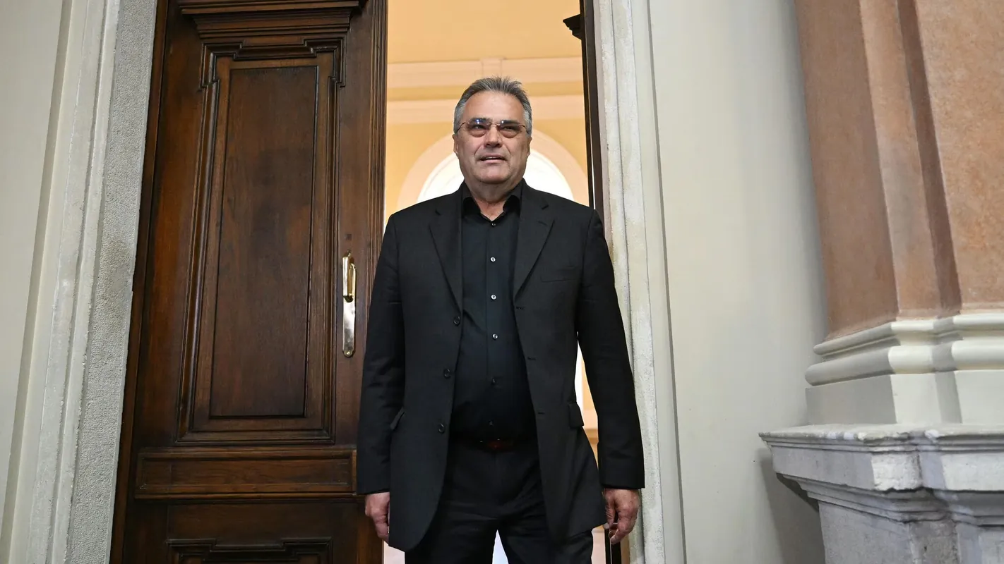 Austria! 2026 Tödliche Schüsse bei Lokal in Wien-Ottakring: Mordanklage gegen drei Männer, Sohn (11) brutal erstochen – Mordanklage gegen Mutter, Fall Anna-Gang: “Fühle mich in Syrien sicherer”, Wiener Mafia-Mord: Verdächtiger in Rimini gefasst, Raub am Bahnhof Korneuburg: Polizei veröffentlicht Phantombild, Austria investigating wealthy citizen accused of paying to shoot people in ‘human safari’ trips, Wien-Prozess: “Du wirst es erfahren” – neue Aussagen, Vier Jahre Haft für Egisto Ott wegen Russland-Spionage, Warum Egisto Ott noch weiter Reisefreiheit hat, IS-Fan hinter Panzerglas – so läuft der Villach-Prozess, Verfassungsschutzbericht: Rechtsextremisten und Islamisten größte Gefahr, Nikotinsucht am häufigsten Opioidmissbrauch unter Mädchen nimmt zu, U-Haft gegen René Benko verlängert, Schaden im fünfstelligen Bereich nach Diebstahl am Flughafen Wien: Wer kennt diese Frauen, Mädchen im Bezirk St. Pölten belästigt: Phantombild veröffentlicht, Verheerendes Nickerchen in Wiener S-Bahn: Armbanduhr im fünfstelligen Bereich gestohlen, NÖ: Gräber in Gemeinde Pottendorf beschädigt, Teils denkmalgeschützte Stallungen des Wiener Trabrennvereins Krieau in Brand gesteckt, “Fettsack genannt”: Swift-Attentäter klagt über Mobbing, Lkw Bombe Giftgas – “Ich war bereit für Dschihad”, Hipp-Rückruf: Verdächtiger in Justizanstalt Eisenstadt, Hipp-Erpressung: Verdächtiger weist Vorwürfe zurück, Dubiose Alibis: HiPP-Erpresser bricht Schweigen, Hipp-Erpressung: Verdächtiger soll Ex-Mitarbeiter bei Hipp in Gmunden sein, Hipp-Rückruf: Verdächtiger laut Polizei Burgenland festgenommen, Rückruf von Hipp-Gläsern: Suche nach 2. Glas mit Rattengift im Burgenland bisher ohne Erfolg, Offenbar zweites manipuliertes Hipp-Glas im Umlauf, 30-Jähriger attackierte Lebensgefährtin in Wien-Floridsdorf, Wienerin (32) attackierte Spitalsarzt mit Säure, Fast jeder zweite Tatverdächtige kommt aus dem Ausland, Dealer (29) in Haft – hatte eigene Canabis-Plantage, “Zu wenig Lohn” – Pfleger bestahl demenzkranke Frauen, Nach tödlichem Sturz von Balkon in Salzburg: Polizei ermittelt, Mit gefälschtem Ausweis Geld behoben: Polizei fahndet nach Betrüger in Wien, Betrug in Österreich: Junge Frau aus Bosnien und Herzegowina verliert Job – und 15.000 Euro, Ott-Prozess: Takacs sagt zu Bootsunfall aus, Verurteilt: Wiener DJ wütete auf Social Media