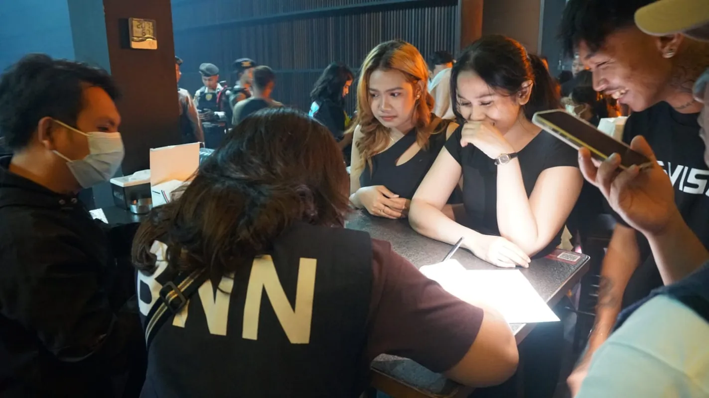 Indonesia! 2026 Kasus Perempuan Tunagrahita Dibunuh Kakak Kandung Sempat Ditutupi Keluarga, Teman Korban Tak Mau Membantu Saat Dwi Putri Dianiaya karena Takut akan Disiksa Juga, Meresahkan Nelayan Spesialis Pencuri Timah Jaring Akhirnya Dibekuk Polisi, Kejari Medan Tahan Eks Dirut PT Graha Konstruksi Sejati Atas Kasus Dugaan Penggelapan, Jukir di Medan Tembung Ditangkap Diduga Gelapkan Uang Infak Masjid untuk Bayar Utang, Penadah Delapan Motor Curian Diciduk Polsek Wonocolo, Kejagung Telusuri Dugaan Setoran Uang ke Sony Sonjaya dalam Kasus Korupsi MBG, Sinergi Ranmor Polrestabes dan Intelmob Brimob Sumsel Bongkar Kejahatan Jalanan Bersenjata, BNNP Sumut lakukan Razia THM di Kota Medan 134 Pengunjung Tes Urine, Pria Bunuh-Bakar Mantan Pacar di Muara Enim: Cekcok usai Diminta Belikan iPhone, Dirut Hanania Group Resmi Jadi Tersangka Diduga Tipu Ratusan Jemaah Umrah Rp12.1 Miliar, Terungkap! Tersangka Fadia Arafiq Ancam Pegawai Outsourcing agar Memilihnya saat Pilkada, Polri Tetapkan 4 Tersangka dan 2 Buronan Kasus Peredaran Narkoba di New Zone Medan, Gagal Jambret Nenek Remuk Dihajar Warga Sawahan, Mau Beli Seblak HP Bocah Dijambret, Diduga Cabuli Gadis Disabilitas Tukang Sayur di Sampang Nyaris Dimassa, Jejak Hedon Nur Terapis Spa Kuras Duit Pelanggan Rp 1.2 M, Transaksi dengan Petugas yang Menyamar Pengedar Sabu Ditangkap Polres Pelabuhan Belawan, Selama 21 Hari Pasca PTDH Kompol DK Belum Lengkapi Banding Pemecatan Terancam Final, Modus Loker Palsu Motor Remaja di Pasuruan Raib Dimaling, Modus Naik Ojek Gagal Total Maling Motor di Pajurangan Probolinggo Babak Belur Dihajar Massa, Pria Bunuh-Bakar Mantan Pacar di Muara Enim: Cekcok usai Diminta Belikan iPhone, Polda Metro Jaya Ungkap 173 Kasus Kejahatan Jalanan, Kejagung Tetapkan 4 Tersangka Baru Kasus Tambang Bauksit di Kalbar, Polisi Gadungan Tipu Kartini di Gresik Modus “Uang Keamanan” Pelaku Ditangkap, Proyek Sepi Kuli Bangunan Sikat iPhone, Bareskrim Bongkar 21.9 Kg Sabu Jaringan Malaysia di Bengkalis, Motor Dirampas Mahasiswi Asal Sidoarjo Dibacok di Tutur Pasuruan, Pembegalan Sadis di Lumajang Motor Dirampas Korban Dilempar ke Sungai, Maling Satroni Toko Sembako di Jl. Brantas Kota Probolinggo Gasak 28 Tabung LPG dan Uang Tunai, Coba Selundupkan Sabu Lewat Bandara Silangit Polres Taput Amankan Dua Warga Samarinda, Remaja 17 Tahun Tewas Dikeroyok di Ciputat 6 Pelaku Pelajar Ditangkap, Kuasa Hukum Dua Terdakwa Minta Dugaan TPPO Diungkap dalam Kasus Tewasnya Dwi Putri Apriliani, 321 WNA Tersangka Judi Online Hayam Wuruk Dipindah ke Kantor Imigrasi, Bareskrim Kejar Bohir hingga Penyewa Hayam Wuruk Tower yang Jadi Markas Judol, Indonesian court sentences 3 men for shooting death of fellow Australian in Bali, Barang Bukti Kapal Sea Dragon Dirampas Negara Sabu 1.9 Ton Dimusnahkan, Digerebek Polisi Arena Sabung Ayam di Ranuyoso Dibakar Agar Tak Digunakan Lagi, Toke Durian Asal Dairi Ditipu Oknum Kepling Teladan Timur Lurah Tutup Mata, American is freed after 11 years for Bali ‘suitcase murder’ but a US case awaits, Chicago man accused of killing girlfriend’s mother in Indonesia pleads not guilty to U.S. charges, Hukuman Penganiaya ART Dipangkas Tiga Tahun Kejari Batam Ajukan Kasasi, Terdakwa Kasus Sabu Hampir 2 Ton Sampaikan Pledoi Fandi: Saya Tersesat di Negeri Sendiri, Kasus Pembunuhan Dwi Putri Polisi Dalami Dugaan TPPO, Dituntut 7 Tahun Bui Lesbian di Mojokerto Bantah Perkosa Wanita, Jaksa Pastikan Juliet Sales BYD Tipu Belasan Juta Rupiah buat Bayar Utang, Empat Residivis Curanmor Spesialis Mesjid Ditangkap Polsek Sunggal Dua Ditembak, PT Indofood Sukses Makmur Dibobol Maling Satu Pelaku Diamankan, Polrestabes Medan – Polsek Patumbak GSN di Desa Marindal I Kecamatan Patumbak, Polsek Medan Baru Ringkus Dua Pelaku Bongkar Rumah di Jalan Sei Putih, Polsek Medan Tuntungan Ringkus Dua Pelaku Curi Besi Tower Protelindo, Polsek Medan Baru Ringkus Seorang Pelaku Curanmor di Mess TNI AL, Polsek Medan Baru Ringkus Pelaku Curanmor di Jalan Biduk, Orangtua Bayi yang Dibuang di Senduro Menyerahkan Diri ke Polisi, Investasi Bodong lewat Aplikasi MBA di Probolinggo Berakhir Ricuh Warga Geruduk Koordinator, Perdagangan Bubuk Petasan Ilegal Digerebek Polisi Satu Pelaku Ditangkap, Duh! Tabung LPG 3Kg di Teras Rumah Raib Digondol Maling, Beberapa Bulan Buron Pelaku Penjambretan Siswi SMP di Winongan Ditangkap