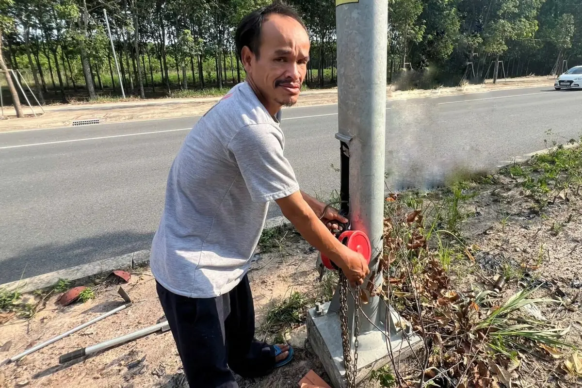 Vietnam! 2026.5 Vụ chặn đầu khóa đuôi ô tô giữa đường ngày Tết: Người đàn ông bị phạt 50 triệu đồng, Công an TP.HCM kêu gọi người vay lãi nặng từ dây hụi online đến trình báo, Kẻ cầm đầu đường dây ma túy Đồng Nai – TP.HCM tấn công cảnh sát bằng dao và hơi cay, Phát hiện heroin cùng 2 khẩu súng đã nạp đạn khi khám xét nhà ‘con nghiện’, Công an TP.HCM truy tìm đàn em của Phương ‘mặt quỷ’ bảo kê chợ Bình Tây, Công an TPHCM bắt 173 người trong đường dây ma túy, Xét xử nhóm cựu cán bộ “chạy” giấy phép cho 686 phòng khám hiệu thuốc, Bắt 3 nghi phạm đánh người đi đường ở Đồng Nai, Khởi tố 5 người tổ chức sử dụng ma túy trong quán karaoke, “Nổ” quen lãnh đạo trung ương lừa 19 tỷ đồng tiền chạy án, Bắt nhóm trộm két sắt từ vụ mất xe máy ở TPHCM, Khởi tố 2 chủ cơ sở bán hàng giả các nhãn hiệu nổi tiếng, TikToker Tàng Keng Ông Trùm lĩnh án vì kỳ thị vùng miền, Tạm giữ 29 thanh niên đuổi đánh nhau gây náo loạn trên đường, Doanh nghiệp bị phạt gần 100 triệu đồng vì xả thải ra môi trường, Họp báo vụ 2 nghi phạm nổ súng giết người: Hé lộ vai trò tài xế và nhóm đối tượng liên quan, Bắt giữ Lương Thị Lan sinh năm 2007, Liên tiếp ngăn chặn ma túy từ đất liền ra Phú Quốc tiêu thụ, Bắt giam người đàn ông trộm dây điện tại nhiều trụ chiếu sáng ở TPHCM, Công an bao vây nhiều lớp bóc gỡ các mắt xích đường dây ma túy, 50 cảnh sát đồng loạt kiểm tra bắt giữ 11 Youtuber: Thu 3 ô tô phong tỏa 8 tài khoản ngân hàng, Đánh sập đường dây “bơm” khí cười cho các quán bar ở TP.HCM với doanh thu hơn 20 tỷ, Hé lộ đường dây đánh bạc qua ứng dụng SunWin: Khởi tố 3 đối tượng, Phú Thọ: Khởi tố 2 nữ sinh lớp 10 vụ hành hung bạn học trong nhà vệ sinh, Phát hiện hơn 3 tấn lòng lợn bốc mùi tại một cơ sở ở Bắc Ninh, Mạo danh cán bộ đấu giá lừa hơn 300 tỷ đồng, Người phụ nữ ở TPHCM nhận tiền “chạy án” cho kẻ trộm, Bắt 140 người trong đường dây ma túy ở TPHCM, Khách với nhân viên quán bia hỗn chiến đâm nhau, công an tạm giữ 5 người, Khởi tố bắt tạm giam 02 đối tượng “mua bán tàng trữ trái phép chất ma túy” tại Long Xuyên, Khám xét khẩn cấp khởi tố hàng loạt Tổng Giám đốc Phó Tổng giám đốc Trưởng phòng Kế toán trưởng, Y án 3 năm tù với nữ tài xế uống 8 lon bia lái xe tông chủ tịch xã tử vong, Bạo hành bé trai tử vong chủ cơ sở giữ trẻ lĩnh 20 năm tù, Nữ “thầy bói” lừa đảo gần 3 tỷ đồng rồi bỏ trốn ở Tây Ninh, 2 cựu Cục trưởng An toàn thực phẩm: ‘Nếu không đồng ý cấp dưới không ai dám nhận tiền’, Thi hành Lệnh khám xét khẩn cấp nơi làm việc của chủ xưởng Nguyễn Thanh Bình SN 1967, Truy nã Trương Công Nhật Luân SN 1984 trong chuyên án đặc biệt lớn số tiền giao dịch hàng trăm tỷ đồng, Màn kịch ‘chạy’ án tử hình cho kẻ buôn ma túy để chiếm đoạt 11 tỷ đồng, Khởi tố kẻ cầm đầu Lê Việt Trinh SN 1999 và loạt nhân viên được trả lương 12-17 triệu đồng/tháng, Bắt Đồng Thị Thùy Linh SN 1999 và nhiều người đàn ông khác trong chuyên án lớn, Xét xử nữ giúp việc nhiều lần bạo hành cụ bà 82 tuổi ở Hà Nội, Công an xác minh vụ nhóm người xông vào nhà dân đánh 2 người, Nghi bố ngoại tình với chủ tiệm cắt tóc 2 anh em xông vào quán đánh ghen, Bắt “nữ quái” chiếm đoạt hàng tỷ đồng thông qua hoạt động môi giới bất động sản, Vụ 6 người dùng ma túy tại Cát Bà: Vì sao ca sĩ Miu Lê không bị khởi tố, Vụ sát hại vợ cũ ở Quảng Trị: Nghi phạm đăng dòng trạng thái gây ám ảnh, Thi hành lệnh bắt tạm giam Trần Thị Kim Xuyến sinh năm 1990, Bùi Đình Khánh xin giảm nhẹ hình phạt cho bạn gái, Nguyễn Thị Diễm Thúy SN 2005 đã ra đầu thú, Đồng loạt khám xét nơi ở của Nguyễn Thị Thanh Thủy SN 1988 và nhà của anh trai mẹ ruột, Danh tính 5 người bị bắt quả tang sử dụng ma túy tại Hải Phòng cùng ca sĩ Miu Lê, Bắt kẻ nghi dùng vật giống súng cướp tiền tại cửa hàng tiện lợi ở TPHCM, Ba người phụ nữ cho vay nặng lãi thông qua các dây hụi trực tuyến ở TPHCM, Bắt khẩn cấp cặp nam nữ kề dao cướp tài sản của xe ôm công nghệ sau cuốc đặt xe lúc rạng sáng, HP22 xuyên đêm trấn áp tội phạm đường phố ngăn chặn nhiều nhóm thanh thiếu niên gây rối, Khám xét nơi ở của nữ nhân viên Lê Diệp Linh SN 1995, Bắt Dương Thị Phương Trâm SN 2003, Thủ đoạn tinh vi của đường dây đánh bạc rửa tiền xuyên quốc gia quy mô hơn 2.250 tỷ đồng, Mâu thuẫn tiền karaoke nhóm thanh niên dùng dao truy sát chủ quán nguy kịch, Văn bản dùng buộc tội cựu hiệu trưởng vụ ‘thu sai tiền dạy thêm’ bị Bộ Tư pháp kết luận trái luật, Giám đốc qua mặt ban quản lý dự án lấy tiền thi công đường để… trồng sâm nuôi tôm3, Việt kiều thuê người đâm chết con nợ ở TPHCM được giảm án, Quản lý lấy tài sản của quán bida đem bán, Khởi tố đối tượng hiếp dâm thiếu nữ 16 tuổi giữa đêm, Khởi tố 3 đối tượng trong hai vụ lừa đảo ở Quảng Ninh, Công an TPHCM bắt hàng loạt đối tượng truy nã, Nhân viên thử việc Nguyễn Thùy Vân SN 2003 ra đầu thú, Bắt Đỗ Ngọc Duyên SN 1997, Đối tượng bị truy nã về tội giết người ra đầu thú tại Tây Ninh, Vụ bé gái 4 tuổi bị bạo hành: Cha dượng dùng vòi hoa sen xịt nước vào miệng mũi nạn nhân, Công an Bắc Ninh điều tra vụ lừa đảo tại Tân Phú Phát, Đồng Tháp cảnh báo tình trạng người tâm thần gây án mạng, Trả hồ sơ để làm rõ bệnh án tâm thần của kẻ đâm tử vong Thiếu tá công an, Giám đốc công ty nội thất ở TPHCM thuê 10 người nước ngoài làm việc chui, Bắt đối tượng đặc biệt nguy hiểm có 5 tiền án thu nhiều ma tuý và súng, Công an tỉnh Quảng Trị truy tìm người đàn ông có tên Dương Việt Hùng, Công an đang tìm bị hại của Thúy Kiều, Giúp bà Hứa Thị Phấn chiếm đoạt 73 tỉ của ngân hàng ông Hứa Xường nhận 12 năm tù, Công an Đà Nẵng bắt nhóm người Trung Quốc giam giữ đồng hương cướp tài sản, Xét nghiệm chất cấm đối với nghi phạm sát hại vợ và con ở Tây Ninh, Kiểm tra đột xuất ô tô trên đường phát hiện gần 1kg ma túy, Bắt nữ tội phạm bị truy nã quốc tế đặc biệt nguy hiểm, Tạm giữ mẹ và người tình bạo hành bé 2 tuổi ở TP.HCM, Tài xế xe Grab truy đuổi khống chế kẻ cướp điện thoại của sinh viên, Khởi tố 6 đối tượng lừa bán “đồng đen” giả chiếm đoạt hơn 300 triệu đồng, CLIP: Táo tợn vào sân trộm xe rút hung khí đe doạ chủ nhà, Lệnh bắt tạm giam Nguyễn Văn Nhựt sinh năm 2002, Nhóm đối tượng vác phóng lợn mác tự chế chém nhau náo loạn quán nhậu, Hé lộ thủ đoạn lừa đảo số tiền hơn 88 tỷ đồng của nữ nhân viên ngân hàng Phùng Thị Minh Hằng, Khởi tố người phụ nữ thuê nhóm thanh niên gây thương tích người chồng tại Phú Quốc, Đôi nam nữ cướp giật nhiều vàng của chủ tiệm bị bắt, Kế hoạch bắt cóc đại gia ở TPHCM của nhóm người Trung Quốc, Vụ Nguyễn Đỗ Mỹ Anh trộm 10 tỷ đồng trang sức của mẹ bạn trai: Thông tin bất ngờ về nữ thủ phạm 19 tuổi, Thua bạc nhân viên giao hàng hoang báo bị cướp, Quyết định truy tìm Nguyễn Thị Thu Hiền SN 1979, Tên cướp ở TPHCM thấy hối hận sau khi ra tay với cô gái lúc rạng sáng, Bắt nghi phạm cắt trộm cáp điện cao tốc Vĩnh Hảo – Phan Thiết