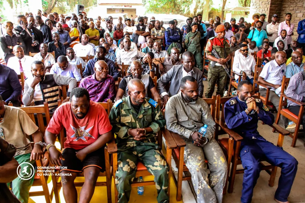 Congo-Kinshasa! 2026 hommes armés emportent, protests against constitutional changes, militaire lynché après avoir ouvert, le procès de Philémon Yav, Procès Rebo Tchulo, Crash d’avion à Kenge, Cinq prévenus condamnés à mort après, Manifestations du 15 septembre, Kasaï-Oriental : des taximen dénoncent le meurtre de leur collègue à Mbuji-Mayi, RDC : Un détenu abattu à Zongo après une tentative d’´évasion, Beni : le gouvernement condamne le massacre de 15 civils attribué aux ADF et promet une riposte renforcée, Lubumbashi : 35 militants condamnés à 20 ans de prison pour terrorisme et troubles à l’ordre public, Makala : la détenue Honorine Porshe hospitalisée après une tentative de suicide en cellule, Le parquet militaire maintient la prison à vie contre le général Philémon Yav, Haute Cour militaire : ouverture du procès de Christian Tshiwewe John Numbi et huit autres prévenus, Affaire des violences chez Rebo Tchulo : le ministre de la Justice ordonne une enquête, Lubumbashi : un braquage sanglant secoue le quartier Naviundu, Travail circulation commerce : Kinshasa la ville morte n’a pas trouvé preneur, Braquage à Ngiri-Ngiri : deux blessés et une importante somme d’argent emportée, About 15 Latin American deportees from the US arrive in Congo, Opération Ndobo : la Police nationale interpelle 13 suspects après l’attaque de la paroisse Saint-Théophile à Kinshasa, Chebeya-Bazana : la VSV exige un nouveau procès contre John Numbi, Justice militaire : peine de mort pour deux braqueurs à Barumbu, Belgian court to decide on holding trial over 1961 killing of DRC leader Lumumba, A rare sanctuary in Congo looks after baby bonobos away from poaching threat, Lutte contre le trafic de drogues : une importante quantité de chanvre et d’autres stupéfiants incinérée à Beni, Lualaba : une jeune femme brûlée vive après des accusations de vol d’organe génital, Lubero : un militaire des FARDC condamné à mort pour meurtre et viol à Manguredjipa, Haut-Katanga : 3 magistrats du Tanganyika condamnés à des peines allant d’un à trois ans de prison pour corruption, Kolwezi : neuf hommes condamnés à mort pour viol collectif lors d’une audience publique, Kinshasa : la grève des conducteurs de poids lourds maintenue malgré la médiation du gouverneur, Kinshasa : la police présente 21 présumés bandits impliqués dans des braquages et kidnappings, Affaire assassinats à Mongala : Loleka Alele condamné à la peine de mort, Sud-Kivu : un sujet burundais tué à Fizi la société civile exige justice, Kinshasa – Limete : violences et actes de vandalisme signalés à Pakadjuma, Kinshasa-Kisenso : un homme condamné à mort pour le meurtre de sa mère et la conservation de son corps au congélateur, Kwilu : des suspects arrêtés après l’attaque armée meurtrière de Lunkuni, Zambie : plus de 80 Congolais expulsés 5 autres détenus en attendant la suite des procédures
