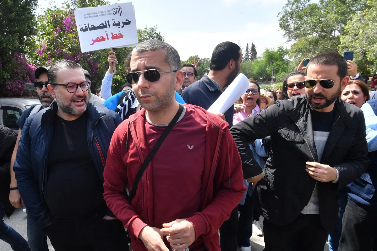 Tunisia! Procès Harouni–Frikha, l’opposant Rached Ghannouchi, dans les prisons tunisiennes, interpellé avant un passage, Le calvaire judiciaire d’Onsi Abichou, célèbre chroniqueur et critique virulent, En Tunisie Rached Ghannouchi figure de l’opposition et déjà incarcéré, a été condamné à la perpétuité, صدور الأحكام في قضية “الجهاز السري لحركة النهضة”, Tunis : six ans de prison pour une mère qui exploitait ses enfants à la mendicité, Bizerte : trois lycéens incendient leur établissement pour effacer leurs absences, Gafsa : un réseau de trafic de drogue démantelé, trois suspects en garde à vue, Tunisie : Chawki Tabib condamné à dix ans de prison dans une affaire de falsification, Les proches du journaliste franco-tunisien Mourad Zeghidi emprisonné en Tunisie dénoncent un « acharnement judiciaire insupportable », En Tunisie la militante antiraciste Saadia Mosbah condamnée à huit ans de prison, Migration : Romdhane Ben Amor révèle les chiffres des expulsions de Tunisiens et la chute des arrivées clandestines en 2025, Sfax : La gare ferroviaire vandalisée par des passagers plusieurs arrestations, En Tunisie la justice rend son verdict dans le procès « frustrant » de l’attentat de la synagogue de la Ghriba, Tunisia: Nearly 9000 migrants repatriated in 2025 an unprecedented level, Violence erupts during anti-pollution protest as anger boils in Tunisia’s phosphate belt, Retour sur l’agression sexuelle dans un jardin d’enfants : Il ne faut pas tolérer l’impunité, Un enfant de 3 ans agressé dans une garderie : Quatre personnes poursuivies pour viol, En Tunisie lourdes peines de prison contre l’opposant Rached Ghannouchi et des journalistes pour atteinte à « la sûreté de l’Etat », Tunisie : déjà incarcéré, Rached Ghannouchi condamné à vingt ans de prison supplémentaires pour « complot contre la sécurité intérieure de l’Etat », Tunisian opposition leader Rached Ghannouchi handed longer sentence, Final verdicts in the case of the assassination of Chokri Belaïd, Tunisia due condanne a morte per l’omicidio di Belaid, المهدية: فتح بحث تحقيقي في حادثة انتحار تلميذ بمنطقة هبيرة, تفكيك وفاقين إجراميين ينشطان في تبييض الأموال وترويج المواد المخدّرة