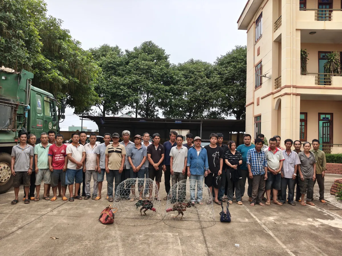 Vietnam! 2026.6 Án mạng trong nhà sàn chỉ vì bữa nhậu dở dang, Triệt xóa đường dây mua bán động vật hoang dã nguy cấp quý hiếm liên tỉnh, Nữ viên chức tự ý sửa sổ đỏ cho người dân, 5 đối tượng tụ tập sử dụng ma túy đá trên đồi vắng, Chính thức: Bắt tạm giam Trần Thị Thu Hường trong vụ xây dựng Trung tâm lừa đảo quy mô ‘khủng’ tại Việt Nam, Vì sao cựu Giám đốc CDC Đắk Lắk được miễn hình phạt trong vụ án Việt Á, Bên trong “mê hồn trận” bán kỳ nghỉ lừa người già, Biến phòng trọ thành xưởng chế ma túy, cặp tình nhân lĩnh án, Bắt quả tang nhóm đối tượng có hành vi tàng trữ tổ chức sử dụng trái phép chất ma tuý tại phòng trọ, Khởi tố tạm giam đối tượng hiếp dâm người dưới 16 tuổi tại phường Tô Châu, Tạm giữ đối tượng tàng trữ trái phép chất ma túy tại xã Bình Mỹ, Việt kiều Mỹ bị cáo buộc mua 3 trẻ em để đưa ra nước ngoài, Tuyên án bị cáo Lê Thị Kim Liên 69 tuổi, Triệt xoá đường dây cho vay tiền qua iCloud iPhone thu lãi hơn 600%/năm, Lệnh giữ người khẩn cấp với Nguyễn Thị Lan SN 1972, Bắt đối tượng cầm dao phay tấn công vợ và mẹ vợ, Phát hiện 83 người Trung Quốc thuê trọn khách sạn ở Bình Dương làm ‘đại bản doanh’ lừa đảo, Không đội mũ bảo hiểm buông cả 2 tay nằm dài trên yên khi lái xe máy trên đường, Đâm chết bạn nhậu vì mâu thuẫn khi chia hóa đơn, Viện trưởng Viện Khoa học môi trường và sức khỏe cộng đồng bị khởi tố, Đột kích sới gà bắt quả tang 31 người chơi đá gà ăn tiền, Khám xét nơi ở lệnh giữ người khẩn cấp với Trần Mỹ Hạnh SN 1991, Bên trong hang ổ lừa đảo xuyên quốc gia vừa bị Công an Phú Thọ triệt phá, Công an TPHCM giải cứu 400 con mèo trong bãi xe ở Tây Ninh, Chủ quán thịt cầy cùng 4 kẻ trộm chó ở Đà Lạt bị khởi tố, Khởi tố người đàn ông buôn lậu 518 bình khí cười, Vờ có nhiều tiền gã trai đánh tráo điện thoại lấy 2 chiếc iPhone, Đốt đầu đạn pháo trước nhà hàng xóm để trả thù người đàn ông trung niên bị khởi tố, Hành trình 7 ngày người phụ nữ sập “bẫy tình” đường dây lừa đảo 3.000 tỷ, “Ông trùm” ẩn mình sau Telegram hé lộ đường dây đánh bạc và rửa tiền hơn 75 tỷ đồng, Khởi tố 04 bị can có hành vi đánh bạc qua mạng Internet, Thi hành lệnh bắt tạm giam Nguyễn Thị Thu SN 1991, Lần đầu tiên hàng trăm cảnh sát ở 11 tỉnh thành đồng loạt phá án bắt hơn 400 đối tượng, Bắt Đào Thị Hoa sinh năm 1973, Bắt giữ Nguyễn Thị Thành 85 tuổi, Cựu sinh viên công nghệ bị bắt vì sản xuất thiết bị gian lận cước taxi điện bán cho tài xế, Tổ trưởng và nhân viên tuồn pin độc quyền của công ty ra ngoài tiêu thụ, Khởi tố các đối tượng cướp giật điện thoại của người đi xe đạp, Công an xã Cần Đăng nhanh chóng truy bắt đối tượng cướp tài sản, Công an truy nã kêu gọi Nguyễn Đình Hiển SN 1978 ra đầu thú, Bắt giữ đối tượng Lương Văn Hiếu SN 2003, Diễn biến mới vụ ô tô tông xe liên hoàn trên đường Nguyễn Chánh khiến một phụ nữ tử vong, Khởi tố 3 đối tượng giả cảnh sát cưỡng đoạt tiền người đi đường ở TPHCM, Chủ quán ẩu đả với khách vì gói thuốc lá bị chê đắt, Triệt xóa 2 xưởng sản xuất vũ khí quy mô lớn ở TPHCM và Đồng Nai, Biết cả đàn lợn mắc dịch tả châu Phi vẫn mua về giết mổ tuồn ra chợ, An Giang: Khởi tố bị can kinh doanh hàng hóa giả mạo nhãn hiệu xâm phạm quyền sở hữu công nghiệp, Bắt giữ đối tượng Lê Thị Hồng SN 1996, Công an Hà Nội tìm bị hại của giáo viên giả Lê Bích Hạnh SN 1993, Công an Tp.HCM bắt giữ một tài xế container, Người phụ nữ bị cáo buộc lừa 8.7 tỉ dòng tiền chảy ‘về tay’ người cho vay nặng lãi, Khởi tố đối tượng bán 5 cá thể rùa ở Lào Cai, Khởi tố nhóm trộm két sắt ở TPHCM, Bắt giữ cựu nhân viên siêu thị mini Trần Đức Huy 26 tuổi, Khám xét khẩn cấp nơi ở của chủ quản Phạm Văn Tùng và 23 đối tượng tại nhiều tỉnh thành, Phá đường dây tổ chức đá gà trực tuyến ở Tây Ninh tổng cược hàng chục tỉ đồng, Phát hiện 18 người dương tính ma tuý nghi điều hành đường dây lừa đảo, Công an phường Long Xuyên bắt giữ đối tượng truy nã về tội trộm cắp tài sản, Bắt Hồ Ngọc Trinh SN 2004, ‘Nữ quái’ 10X ở Đà Nẵng cầm đầu đường dây chuyên bán ma túy cho người nước ngoài, Tuyên án đối tượng cả gan mạo danh Bí thư Thành ủy TPHCM để đi lừa đảo, Bắt người thuê trọ Phạm Thị Thu Hà SN 1977, Khởi tố nhóm sản xuất hơn 1.000 tấn giá đỗ ngâm chất cấm thu lợi bất chính 8 tỷ đồng, “Rút ruột” hàng tỷ đồng tiền công đức ở đền Kỳ Cùng 3 người bị khởi tố, Công an xử lý đoàn xe máy vượt đèn đỏ, gây náo loạn đường phố sau trận chung kết Champions League, Vụ đạo diễn Lê Minh tạt sơn nhà con nợ: ‘Tức tối dồn nén trong mấy năm chứ không nhằm đòi nợ’, “Kiều nữ” 10X cầm đầu đường dây cung cấp ma túy cho người nước ngoài, Bắt thêm 3 kiểm lâm tiếp tay kẻ nuôi nhốt động vật quý hiếm ở TPHCM, Triệt xóa “ổ” ma túy trong nhà nghỉ ở Cần Thơ bắt giữ 13 đối tượng, Tây Ninh bắt giữ hai người đàn ông nhập cảnh từ Campuchia mang theo ma túy, Ra quyết định khởi tố Nguyễn Hoàng Nam SN 1996 thu giữ túi xách chứa nhiều vàng tiền mặt, Tạm giữ hình sự 5 đối tượng săn bắt trái phép động vật nguy cấp quý hiếm tại Phú Quốc, Bắt giữ Phạm Ngọc Ninh SN 1998