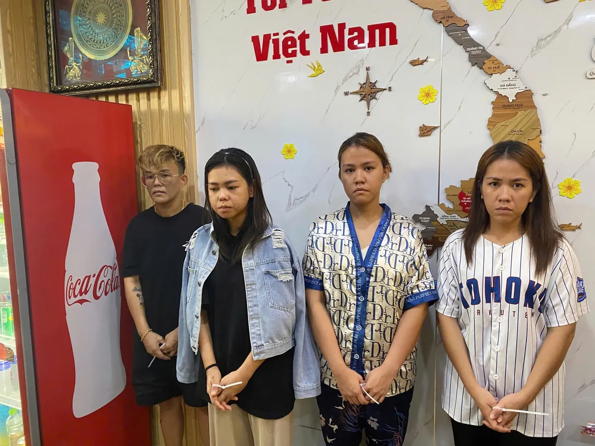 Vietnam! 2026.6 Khởi tố các đối tượng cướp giật điện thoại của người đi xe đạp, Công an xã Cần Đăng nhanh chóng truy bắt đối tượng cướp tài sản, Công an truy nã kêu gọi Nguyễn Đình Hiển SN 1978 ra đầu thú, Bắt giữ đối tượng Lương Văn Hiếu SN 2003, Diễn biến mới vụ ô tô tông xe liên hoàn trên đường Nguyễn Chánh khiến một phụ nữ tử vong, Khởi tố 3 đối tượng giả cảnh sát cưỡng đoạt tiền người đi đường ở TPHCM, Chủ quán ẩu đả với khách vì gói thuốc lá bị chê đắt, Triệt xóa 2 xưởng sản xuất vũ khí quy mô lớn ở TPHCM và Đồng Nai, Biết cả đàn lợn mắc dịch tả châu Phi vẫn mua về giết mổ tuồn ra chợ, An Giang: Khởi tố bị can kinh doanh hàng hóa giả mạo nhãn hiệu xâm phạm quyền sở hữu công nghiệp, Bắt giữ đối tượng Lê Thị Hồng SN 1996, Công an Hà Nội tìm bị hại của giáo viên giả Lê Bích Hạnh SN 1993, Công an Tp.HCM bắt giữ một tài xế container, Người phụ nữ bị cáo buộc lừa 8.7 tỉ dòng tiền chảy ‘về tay’ người cho vay nặng lãi, Khởi tố đối tượng bán 5 cá thể rùa ở Lào Cai, Khởi tố nhóm trộm két sắt ở TPHCM, Bắt giữ cựu nhân viên siêu thị mini Trần Đức Huy 26 tuổi, Khám xét khẩn cấp nơi ở của chủ quản Phạm Văn Tùng và 23 đối tượng tại nhiều tỉnh thành, Phá đường dây tổ chức đá gà trực tuyến ở Tây Ninh tổng cược hàng chục tỉ đồng, Phát hiện 18 người dương tính ma tuý nghi điều hành đường dây lừa đảo, Công an phường Long Xuyên bắt giữ đối tượng truy nã về tội trộm cắp tài sản, Bắt Hồ Ngọc Trinh SN 2004, ‘Nữ quái’ 10X ở Đà Nẵng cầm đầu đường dây chuyên bán ma túy cho người nước ngoài, Tuyên án đối tượng cả gan mạo danh Bí thư Thành ủy TPHCM để đi lừa đảo, Bắt người thuê trọ Phạm Thị Thu Hà SN 1977, Khởi tố nhóm sản xuất hơn 1.000 tấn giá đỗ ngâm chất cấm thu lợi bất chính 8 tỷ đồng, “Rút ruột” hàng tỷ đồng tiền công đức ở đền Kỳ Cùng 3 người bị khởi tố, Công an xử lý đoàn xe máy vượt đèn đỏ, gây náo loạn đường phố sau trận chung kết Champions League, Vụ đạo diễn Lê Minh tạt sơn nhà con nợ: ‘Tức tối dồn nén trong mấy năm chứ không nhằm đòi nợ’, “Kiều nữ” 10X cầm đầu đường dây cung cấp ma túy cho người nước ngoài, Bắt thêm 3 kiểm lâm tiếp tay kẻ nuôi nhốt động vật quý hiếm ở TPHCM, Triệt xóa “ổ” ma túy trong nhà nghỉ ở Cần Thơ bắt giữ 13 đối tượng, Tây Ninh bắt giữ hai người đàn ông nhập cảnh từ Campuchia mang theo ma túy, Ra quyết định khởi tố Nguyễn Hoàng Nam SN 1996 thu giữ túi xách chứa nhiều vàng tiền mặt, Tạm giữ hình sự 5 đối tượng săn bắt trái phép động vật nguy cấp quý hiếm tại Phú Quốc, Bắt giữ Phạm Ngọc Ninh SN 1998
