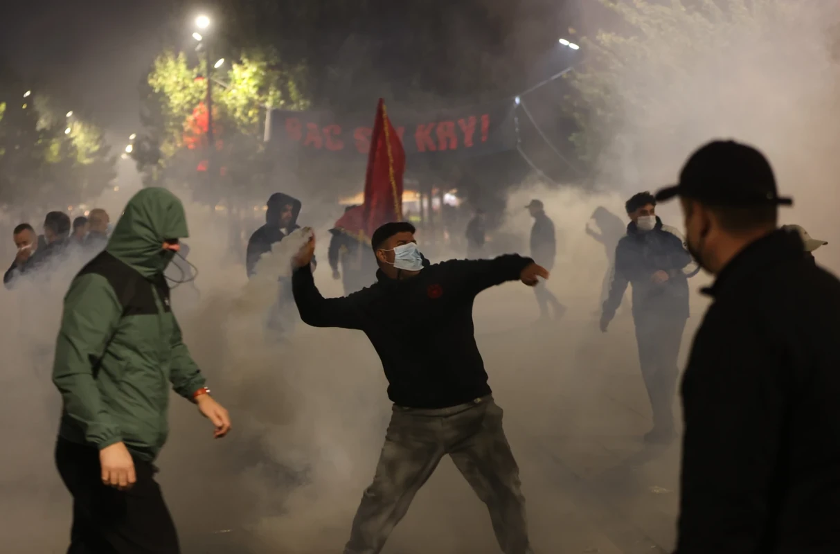 Kosovo! war crimes verdicts of rebel leaders, Sentences Serb for War Crimes, the KLA four guilty of war crimes, Gani Geci lirohet nga paraburgimi, mashtruan suedezët përmes investimeve në Bitcoin, Arrestohet i dyshuari për disa vjedhje, Të shtëna me armë në një aheng familjar, Mbrojtja pa shkresa të lëndës, Anger erupts in Pristina, Prokuroria Speciale paralajmëron ngritjen e aktakuzës për sulmin ndaj familjes Jashari, Supremes i kërkohet t’i vërtetohet dënimi me burgim të përjetshëm Edmond Lajqit ai thotë se s’ishte vetvetja kur kreu vrasjen, Milaim Zeka deklarohet sërish i pafajshëm për akuzën se kanosi prokurorin Afrim Shefiku, Vasfije Krasniqi publikon shtëpinë ku u dhunua: Doja të hyja në dhomën ku ndodhi krimi por nuk munda, Shtyhet gjykimi ndaj Ramadan Morinës i dyshuar për krime lufte, Kosovo Court Detains Suspect Over 1999 Village Massacre