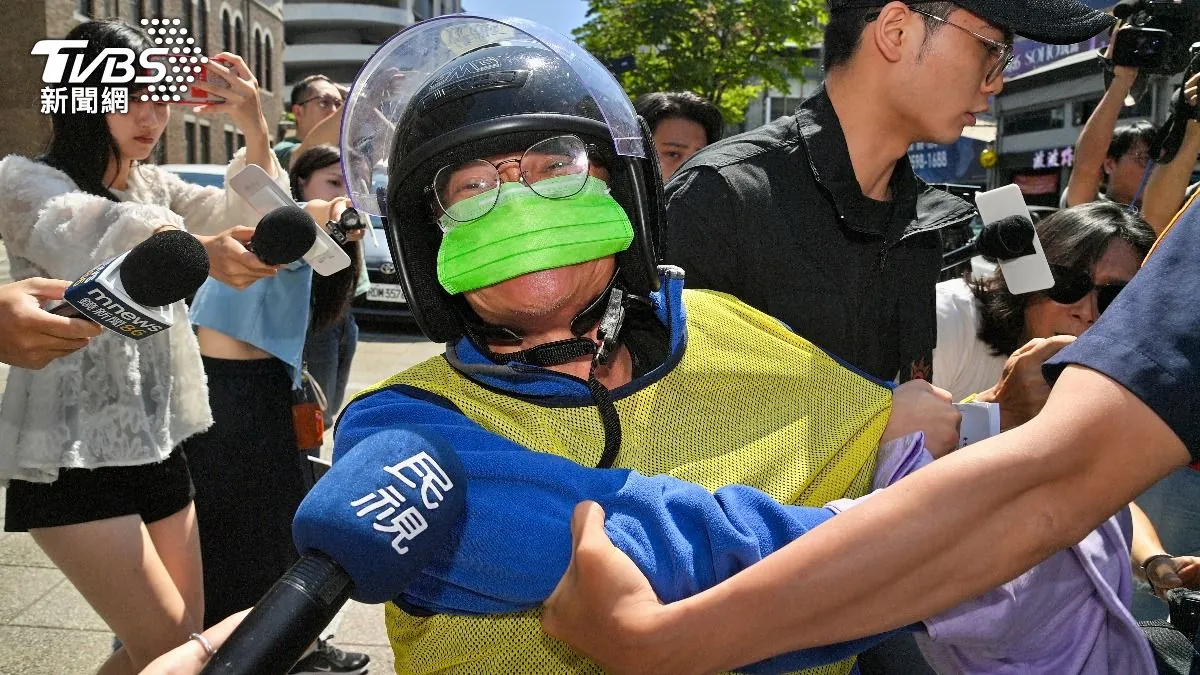 密码保护:Taiwan! 2026 割頸狂粉許姓男子過往劣跡斑斑 曾有27起竊盜前科 並持有14張精神病診斷書 患有嚴重強迫症與強迫性偷竊症 長年沉迷收集雜誌及追星 曾豪砸幾10萬蒐集汶汶週邊商品 追星開銷幾乎全靠年邁父母金援 是標準的「啃老族」 由於他有嚴重囤物習慣 家中堆滿大量周邊 父母屢勸不聽 最後無奈搬到新北市土城區居住 許男獨自居住在台北市大安區 幾乎每場應援活動都會參加 據悉 許的追星行為已達狂熱程度 不只經常在社群平台發文tag汶汶帳號、甚至還照三餐留言、私訊汶汶「請安示愛」 誇張行徑早已讓汶汶心生恐懼 在向經紀公司反映後 今年5月在社群平台上全面封鎖許男 經紀公司也加強保護措施 許男聲稱 這幾年力挺汶汶 不論活動、周邊或寫真都支持到底 砸下的金額少說也有數十萬元 卻在近期被汶汶封鎖 自認「真心換絕情」 據了解 許男為國立台北大學企管系畢業生 大學時期表現極為孤僻 外型矮胖且鮮少與同學互動 同窗描述 許男經常在教室角落啃咬大拇指至血流不止 導致同學產生不安 「畢業後 沒有人知道他在幹嘛 同學會也從未現身」 同學坦言 直到新聞曝光後 大家才驚覺他竟已變成危險分子 許嫌在被押解步出大同分局警局大門時 面對現場守候的媒體記者 情緒突然完全失控 在大街上當眾瘋狂大喊 甚至高聲咆哮指控是被害人逼他動手的 宣稱是「三個社團主辦、汶汶逼我這樣做的」 除了將罪責推給被害人 許嫌更當場點名了三位幕後人員 他對著現場媒體高分貝怒吼「林右話、林九、歐文 他們要為此負責」 並接著瘋狂咆哮稱「他們三個逃不了法律的制裁 他們終身也逃不了良心的譴責 如果他們還有良心的話」, 中華職棒中信兄弟啦啦隊「Passion Sisters」成員汶汶(王敬汶)20日出席私人棚拍活動 卻被52歲許姓男子持水果刀砍頸 這場活動是由「琴佳諾攝影有限公司」主辦的非官方棚拍活動 參加者多為熟識的攝影師朋友 提到行兇的許男 負責人透露他其實是「熟面孔」 之前已經參加過公司多次活動 許男平時給人的印象就是「很安靜、不說話」 事發前 他也完全沒有和汶汶有任何互動或交談 過去也沒有出現過任何異常的行為 因此公司這次也接受了他的報名 負責人表示 活動於下午2時開始 沒想到才剛進行15分鐘 許男便情緒失控 突然從外套口袋掏出預藏的短小水果刀 直接對汶汶發動攻擊 琴佳諾攝影有限公司晚間發表聲明 還原案發經過 20日下午2時20分舉辦汶汶公開棚拍活動時 許姓攝影師突然從預先藏匿於外套內的水果刀抽刀攻擊 造成汶汶當場受傷 現場工作人員第一時間衝上前抱住許男 並與其他攝影同好合力壓制 成功讓水果刀掉落 但過程中也造成協助制伏的2名攝影師手臂、腿部受傷 均無大礙 中信兄弟球團及經紀公司發布聲明指出汶汶遭到輕微割傷經處置後已無大礙 嚴厲譴責畸形崇拜 據悉 許男為汶汶的死忠支持者 在球迷圈有「汶汶阿北」之稱 不只多次出席應援活動 還會豪擲重金購買大量寫真集 在粉絲群體中頗具知名度 事發後 許男的個人社群帳號也被翻出 不只發文離不開汶汶 還數度以「樹懶」投射汶汶 內容包括標注汶汶詢問「可以說明一下妳當時在想什麼嗎?」、「為什麼樹懶到現在都還沒絕種?」、「羅馬天主教會在西元六世紀定義人類的七大死罪中排行第四嚴重的罪行爲懶惰……所以懶惰的樹懶英文應該怎麼說呢?」行徑特別、思想奇異 警方提到 許男過去曾涉及超過10起竊盜案件 並有相關病史 法官多考量他因患有強迫症長年就診 服藥治療仍未能改善等 依法減刑 現年28歲的汶汶曾是理工女出身 大學時期就讀龍華科技大學電子系 但因為長相甜美且擁有170公分的高挑身材 故從大二起就兼職擔任外拍模特兒 並於大三那年接到《同學來了》試鏡並成為固定班底 最終在2023年9月以練習生身分加入「Passion Sisters」、隔年轉正, 近日有女網友行經屏東縣塭豐海堤旁 發現一座驚人的垃圾屋矗立 裡面堆著滿滿的回收物 味道難聞 旁邊一名疑似屋主的阿嬤在休息 於是拍照PO網 直呼:「經過看到這間房子有點嚇到」「第一次在現實生活中看到這麼誇張的垃圾堆積」 其實阿嬤的情況已經造成周邊鄰居長期以來的困擾 燄溫村長周萬成透露 獨居嬤已經維持這種生活超過五年 孩子都在外地生活 平日靠撿回收過活 屋裡勉強才空出位置可以睡覺, 台灣知名的胸腔暨重症專科醫師黃軒近日分享一則案例 多年前的端午節前夕 黃軒回憶 當晚急診護理師推進一位19歲女子 臉色紅潤 一手滑著手機 一手回覆男友訊息 看到有趣的內容甚至笑了出來 病歷上標註「農藥中毒」 經詢問才知 女子因與男友爭執 一時衝動喝下約半瓶蓋巴拉刈 這種除草劑至今無真正有效解毒藥物 黃軒描述 起初女子情緒尚穩 但隨著時間推移 毒素逐步破壞肺臟、肝臟與腎臟 女子才意識到嚴重性 恐懼哭喊「我不想死」 但此時肺部已嚴重受損 開始出現呼吸困難 病情迅速惡化 黃軒指出 女子從能說能笑 短時間內轉為呼吸衰竭、昏迷 最終多重器官衰竭 24小時內過世 他強調 許多自傷個案多因情緒失控 並非真正求死, 38年前的端午節假期才剛結束(1988年6月20日) 1名就讀霧峰小學四年級的男童一早抵達教室 沒想到一打開門 卻成為他一輩子的陰影!映入眼簾的竟然是2名被布條矇住眼睛、嘴巴 手腳、脖子也遭到繩索綑綁在椅子上的少女 2人已慘死多時 由於早年監視器並不普及 檢警緝凶過程一度陷入瓶頸 最終是靠著一封來自「台中成功嶺」軍營寄出情書才揪出涉案的陳姓兄弟檔, 新竹縣竹東鎮三環幫堂口去年春節前夕發生震驚社會的「黑道火拼血案,幫主遭斷掌槍殺」 51歲三環幫幫主劉憲治於2024年1月24日傍晚4時許 在竹東鎮堂口遭多名蒙面歹徒持槍、持刀闖入攻擊 劉男身中2槍 左手遭砍斷 送醫搶救後仍傷重不治 綽號「筍菇」的52歲吳姓男子則在案發中腹部、背部中彈 並遭刀械砍傷 一度命危 其餘4人也受到不同程度刀傷 檢警調查 35歲姜男向警方供稱因父親曾在一次餐敘場合未向劉憲治起身致意 遭劉毆打成傷 因此心生不滿 選在農曆年前糾集幫內成員報復尋仇 新竹地方法院8日下午宣判 認定主嫌姜男因挾怨策畫犯案 依殺人等罪判處應執行有期徒刑30年, 近期頻傳老師遭受校園霸凌事件 沒想到最近又有一名網友發文淚訴 表示自己的媽媽是一名國中老師 遭學生故意把椅子弄壞 並在不知情的情況坐上去摔倒 結果全班卻哄堂大笑 看到最親近的媽媽被這樣對待 還是完全沒有辦法釋懷 她也曬出學生手寫道歉信 內容寫著 「給導師:老師對不起 我昨天做了傷害您的事情 不管是嘲笑、拍手 甚至叫您坐上那把椅子 一時ㄆㄧㄢ走 非常抱ㄑㄧㄢˋ(歉)」, 臺灣新北地方法院114年度侵訴字第32號刑事判決 裁判日期:民國115年06月02日 裁判案由:妨害性自主 被告高福生 A2於偵訊時證稱:113年7月9日凌晨3、4點我下班 我在林森北路某路口用手機叫車 叫到一半時 被告突然開車到我面前 詢問我是不是我上班店內的人 並講出我和店長的名字 雖然我對被告沒印象 但想說可能是熟客 被告就說他現在沒有接單 說要載我回家 我就取消手機叫車 搭被告的車 但我沒告知被告我家的地址 而是講我家附近的地點 被告在車上就不斷跟我閒話家常 並說下次沒開車時要去我工作的酒吧 後來我注意到時 被告把車開到與平常叫車路線不同的地方 周圍沒什麼商家 都是類似建案 讓我有點緊張 但這時被告說他要去超商買個東西 我就跟被告一起去超商買東西 途中被告問我接下來幾日有何安排 我有提及要去看祖母 被告就一直說我很孝順 後來回到本案車輛時 被告就說覺得我很孝順 看能不能幫我 我感到奇怪 就說我都有在工作 但被告就走向我坐的副駕駛座 並打開副駕駛座的門 脫掉他的褲子 我嚇到 一直往座位裡面縮 這時被告一直叫我脫掉褲子 並伸手過來 我當下覺得附近都沒人 求救不會有人聽到 擔心激怒被告 因此只跟被告說我想回家、不要 後來不知道過了多久 被告放棄 就說要載我回家 我沿路注意周遭 看見有1輛廂型車停在騎樓 剛好可以擋住大門 我就跟被告說我家在那裡 下車後我躲在廂型車後面 聽被告是否離去 並打電話給我室友 請他來接我 並請他幫我注意周圍疑似被告車輛 我事發後2個月才提告 是因為感覺沒證據 我本來就吃身心科藥蠻多年 蠻嚴重 後來我同事提到他遭遇類似情事 因此我決定報警(見偵卷第81至82頁), 高雄分屍魔張介宗冷血肢解3婦丟河 法官今天下午4時準時當庭宣判張介宗3個死刑 宣判主文後 家屬一時氣憤 直接從旁聽席上一湧而上 暴打張介宗 現場頓時一片混亂 張介宗不僅被至少3名被害人家屬壓在地上圍毆 更被以腳猛踹, 太陽花女神潛逃美國7年 今天押解返台 班機於晚間6時40分抵達桃園機場 劉喬安本名劉依函 2014年參與太陽花學運時因外型受到媒體關注 被封為「太陽花女神」 她後來捲入跨國賣淫案 2016年被台北地院依妨害風化罪判刑6月得易科罰金 緩刑2年 她後續又涉多起刑案 包括侵占、詐欺及毒品案件 陸續遭花蓮、台北、桃園、新北、士林等地檢署通緝 劉喬安2019年因侵占案自知即將遭通緝 棄保潛逃美國, 民國105年7月7日晚間 台鐵1258次區間車第六節車廂發生爆炸 造成24人輕重傷 由於當天就是盧溝橋事變七十八周年紀念 這起爆炸案引起政府高度重視 就在排除恐攻可能後 專案小組發現 一名重傷乘客林英昌涉有重嫌 專案小組以耐心和聆聽給了林英昌傾訴的機會 引導他談論多年來的孤獨、對社會和環境的不滿 大約兩三個小時後 林英昌坦然承認自己就是犯嫌 林英昌向警方透露 他長時間獨自住在山裡 只剩下一條狗和一輛車 身上僅剩的現金 只夠買客運車票輾轉到台中 再買台鐵區間車票 據了解 他購買的車票只坐到新竹 高玉松認為 林英昌因為過分孤獨 認定是社會虧欠了他 由於心理不平衡引發偏激思想 最令高玉松印象深刻的是 林英昌特別提到他會這麼做 就是希望別人能記住他, 民國92年4月16日 發生台灣電視新聞史上 首例全程目擊嫌犯自行引爆土製炸彈案 這起不幸源自於刑事局幹員接獲線報 前往新店追查改造槍械案時 驚動嫌疑人黃金生 他一手持槍、一手綁著土製炸彈引信揚言引爆 時任新店分局偵查隊長洪俊義單獨與其談判超過七個小時 最終黃金生仍拉開引信自爆身亡 在雙方對峙期間 警方為了安撫黃金生的情緒 盡可能回應他的主張 甚至臨時指派兩名探員假扮電視台記者 來滿足他要將心理委屈公諸於世的要求 無論警方再怎麼溝通 黃金生似乎早有定見 絲毫沒有軟化態度的跡象 就在緊繃的氣氛 壓得所有人都要喘不過氣的時候 黃金生突然發出最後通牒 要求兩名喬裝成記者的員警離開 同時倒數計時50秒 之後黃金生突然拉開引信 以決絕的手段離開世界 洪俊義回憶起當時的情景表示 黃金生當時並沒有要傷人的意圖 只感覺他已經失去希望 藉由激烈的手段以表達不滿 然而究竟是什麼原因 會讓黃金生以死相逼?, 民國92年至93年間 楊儒門因不滿政府為加入世界貿易組織(WTO)而開放稻米進口 衝擊台灣稻農權益 陸續放置17顆裝有白米的爆裂物表達抗議 被外界稱為「白米炸彈客」 楊儒門坦言 當年之所以採取激烈手段 是因為政府在與美國進行貿易談判、從關稅暨貿易總協定(GATT)過渡到WTO的過程中 犧牲了農業 卻未考慮到農業是許多人養家活口的唯一方式 他指出 當時曾透過各種管道表達訴求 卻始終得不到回應 才決定劍走偏鋒 然而 當社會輿論逐漸失焦 楊儒門開始反思這麼做的意義 他表示 自己並非追求個人英雄主義 而是希望社會關注他所關心的議題 但後來發現大眾只關心他這個人 卻不關心農業問題 讓他感到相當挫折 最終他選擇自首, 桃園機場移民署今年四月查獲一名尚姓大陸籍男子持假護照案件 這起案件源於一張可疑的轉機機票 尚男當時持變造的加拿大護照 搭乘澳門航空自澳門過境臺灣 原本預計要換乘長榮航空班機飛往加拿大溫哥華 但航空公司人員在檢視其行程時 發現其整體動線與時間安排極為異常 在初步偵訊的調查過程中 尚男一開始仍心存僥倖 刻意隱瞞自己的真實身分與犯罪動機 經過移民官細心的全面翻查 終於在尚男隨身行李箱的隱密夾層內 當場起獲了他刻意藏匿的大陸籍真實護照 他這才坦承 自己是因為在陸經營電商慘遭失敗 才會在逼不得已的情況下決定跑路 希望透過非法管道前往溫哥華打黑工賺錢 根據尚男的供詞 因在大陸經營電商禁不起市場過度惡性競爭 在生意慘敗後 為了尋求出路 不惜花費二十萬人民幣的鉅款投奔跨境人蛇集團 人蛇集團不但為他量身打造了這本變造的加拿大護照 還一手策劃了這條從澳門出發、經由臺灣桃園機場轉機至溫哥華的偷渡路線 企圖藉此瞞天過海, 新竹縣新豐鄉一名50歲男子獨居卻飼養14隻貓咪 自4月25日後未返家 原因為車禍住院 長達10天對貓咪的飲食需求不聞不顧 導致房間內惡臭凌亂不堪 貓咪們僅能喝馬桶水維生 廁所環境髒亂噁心。動保所到場映入眼簾的是環境髒亂、惡臭難耐的空間 貓咪生活在垃圾與排泄物之中 更令人震驚的是 現場竟出現貓咪直接飲用馬桶髒水的情況 檢查後確定貓隻患有腹瀉、跳蚤感染和皮膚病等問題 有貓嘔吐出大量寄生蟲 動保所將14隻貓全數扣留安置 現場照片可見屋內十分髒亂 床單和抱枕覆蓋一層灰黑色髒汙 地板散落貓咪飼料、多瓶塑膠寶特瓶以及紙箱, 臺灣高等法院115年度侵上訴字第26號刑事判決 裁判日期:民國115年04月30日 裁判案由:妨害性自主 上訴人即被告:姚泗維 事實:姚泗維與代號A3之成年女子(下稱A女)係網友 緣姚泗維藉與A女網路聊天之機會得悉其生活型態單純、涉世未深 竟色慾薰心 與A女相約於民國113年9月7日8時30分許在臺北車站見面 並於同日9時許 藉故將A女帶往址設臺北市○○旅館508號房(下稱本案房間)休息 姚泗維入室後先藉己流汗、需洗澡之故 脫光自己衣物 再趁勢勸誘A女脫衣洗澡 嗣見A女果少不更事 為己勸服而脫衣進入浴室 乃跟進浴室。實體部分:一、認定犯罪事實所憑之證據及理由 ㈡被告於本案房間內藉故脫光衣物洗澡、勸誘A女共浴 並以如事實欄所示方式對A女強制猥褻等節 業據A女於偵查及本院審理中結證明確 茲分述如下:⒈A女於偵查中證稱:伊與被告係在線上遊戲「英雄聯盟」中結識 伊前與被告出遊過1次 該次尚有另名同在遊戲中結識之女生同往 本次係伊與被告第2次見面 被告係透過通訊軟體LINE在案發前一天邀約 伊本稱想唱KTV 惟案發當日伊與被告在臺北車站見面後 被告旋稱疲累、欲休息 伊不知被告想去哪 乃由被告帶領 被告嗣帶伊到新驛旅館之本案房間 進入本案房間後 被告以自己流汗為由 在本案房間之浴室洗澡 待其洗浴畢 被告問伊是否也洗澡?伊當即拒絕 被告續稱伊衣服背後流汗浸濕 如非洗浴恐會感冒 並伸手欲脫去伊衣服 但經伊抓住衣角拒絕 被告乃放棄 嗣伊思及上衣確實因汗濕黏 乃脫下上衣 使用吹風機吹乾 然在伊使用吹風機之過程 被告解開伊內衣 並稱伊長褲亦浸濕 而順勢脫伊長褲 當時伊在吹衣服 未及阻擋 其後伊則有決定去洗澡 自被告洗完澡後 其一直沒穿衣服 伊當時沒想太多 蓋伊知悉被告小孩剛出生 且被告又屢稱將伊當成妹妹 況伊亦認識被告配偶 嗣伊在浴室洗澡時 被告有進入浴室稱要看伊「有無洗乾淨」 被告進入浴室後 就出手摳伊下體1次 然後抓伊手去觸碰其下體 並稱所謂洗乾淨就係像其下體一般沒有黏黏的 伊雖厭惡被告如此行為 惟伊當下並未表現於外 因伊之生活經驗中 伊祖母幫伊洗澡時也會碰觸伊身體 伊稱不要 祖母便回稱均係女生 有何關係?職是 被告碰伊時 伊沒有立即反應 伊未交過男朋友 雖學校有上過性教育 但伊其實不知男性生殖器係何態樣 嗣被告又蹲在伊前觀看伊洗澡 伊不願搭理 並稱伊可以自己洗 被告始走出浴室 待伊洗浴畢 伊想接續將剩下衣服吹乾 但遭被告阻擋 伊詢問被告意欲何為?被告未答 復突抓住伊手 將伊推倒在床 當時伊腳跨在床邊、人半躺在床上 被告則爬上床、膝蓋跪於床 趴在伊上方 被告動手抓伊 伊乃反抗並告知對性事沒興趣 被告回稱「沒有要做什麼」 但亦未放開伊手 持續壓在伊身上 伊接續抵抗 但被告仍持續壓在伊身上 並嘗試摸伊胸部 伊乃抓被告手 伊甚至有扳被告手指 但被告還是有抓到伊胸部1、2下 嗣雙方僵持良久 被告尚有嘗試扳開伊雙腿 但伊始終用力夾住雙腿 後被告於過程中又稱:「乖 就一次而已」 但伊仍然拒絕 其後被告有將伊翻過來看伊臀部 但伊沒有被完全翻過來 僅呈現半趴狀態 被告乃又稱「不然剃個毛好了」 伊仍然拒絕 被告始放棄並讓伊拿衣服等語(見公開偵卷第81-85頁), 休假的台南28歲女警鄭詠心28日清晨騎機車外出 行經安南區安和路二段 遭玩到天亮的騎乘機車20歲戴姓女大生在「完全未減速」的情況下從後方追撞 隨後重心不穩連人帶車摔入內側車道 結果慘遭40歲江姓男子駕駛的遊覽車輾斃 讓各界難以接受 網友也在網路肉搜 找到戴女相關學籍資料:戴羽彤 台南崑山科技大學 視訊傳播設計系, 1955年4月13日 台北發生一起震驚社會的槍擊案 年僅24歲曾任正聲廣播電台播音員的李宗芝 在位於信義路二段的住處內遭丈夫車啟亮開槍擊中鼠蹊部 傷勢嚴重 緊急送往台大醫院搶救 關於案發經過 外界出現兩種說法 一說是車啟亮在擦拭手槍時不慎走火 誤傷妻子 另一說則指出 兩人當時發生激烈口角 車啟亮一怒之下拔槍示威 甚至連開兩槍 其中一槍擊中李宗芝要害部位 導致她當場倒臥血泊 案發後 車啟亮隨即遭憲兵隊拘訊 他對外供稱為「手槍走火」 但李宗芝在病床上向媒體表示 丈夫是蓄意開槍傷害 並非意外 她更揭露 車啟亮長期對她施以虐待 最終 車啟亮因本案遭判處徒刑 而李宗芝則在歷經生死關頭後倖存 這起案件不僅反映當時家庭暴力問題 也揭示社會對於權力、婚姻與女性處境的複雜面貌, 台中市西區27日傍晚17時48分發生一起街頭情殺案 忠明路與華美西街口26歲巴姓女子遭雙刀插頸亡 死者在台中一醫學中心擔任職能治療師 凶手为30歲陳姓男子。死者租屋處鄰居透露 約一個多月前 農曆過年前曾看到有人蹲在隔壁門口哭泣 鄰居表示 當時天色很暗 看到一名男子一直哭 還聽到女方說「好了不要哭」 疑似是類似求情、不要離開的對話。根據了解 陳姓嫌犯在台南從事金融保險業 曾在社群平台發文寫道「愛情是場戰爭 我不怕輸 只怕妳不快樂」, 台中豐原13日晚間情殺案 豐原分局偵查隊長洪緯儒表示 雙方認識已有相當長的時間。據了解 傅姓嫌犯為在地生意人 紀姓死者曾參加台北市雲林同鄉會 並曾在台中市議員邱愛珊的團隊擔任志工服務 2022年9月 團隊成員曾在社群媒體貼出競選海報 感謝夥伴們的辛勞付出 其中一位正是紀姓死者 邱愛珊表示 紀姓死者在2022年選舉期間擔任志工 外貌姣好又年輕 口齒清晰 曾有三、四個月的時間協助跑行程 但她對傅姓嫌犯完全不熟悉。紀姓死者的同事透露 當時兩人還想要有孩子 因此死者有在施打排卵針 後來因身體不適 便較少再到服務團隊幫忙。然而 傅姓嫌犯的女兒指控紀姓死者不斷向父親索討金錢 她表示交往期間對方已經騙走好幾千萬元 今年過年又以合夥做生意為由 將父親身上最後100多萬元全部拿走 連同昂貴的手錶也被騙走, 台中市豐原區13日晚間發生一起恐怖割喉情殺案 62歲傅姓男子與小他20歲的紀姓女友 疑因感情生變與經濟困窘 先在車內發生激烈爭執 傅男憤而持利刃割破女友喉嚨 隨後傅男再帶著紀女 開車前往約3公里外的豐原分局翁子派出所投案 並稱自己「殺人了」 附近鄰居透露 兩人平時出雙入對 還養了一隻黃金獵犬 常在豐勢路二段自來水廠旁的空地遛狗, 1952年底 一場針對新北石碇、汐止與臺北南港交界山區的軍警包圍行動 改變了當地鄉村的命運 這起事件被命名為「鹿窟事件」 如今被不少人認為是電影《悲情城市》、《戀戀風塵》的原型事件。1952年11月 保密局掌握了鹿窟基地的情報 同年12月28日深夜 官方動員近萬名軍警兵力 對鹿窟山區展開嚴密佈網與全面搜捕 大批村民被逮捕後 集中拘禁於臨時指揮所「光明寺」(原鹿窟菜廟) 其中約35人遭判處死刑槍決 近百人被判有期徒刑。時隔逾一甲子 監察院於2017年正式提出長達數百頁的調查報告 糾正當年的重大失誤, 裁判字號:臺灣高等法院114年度侵上訴字第272號刑事判決 裁判日期:民國115年01月21日 裁判案由:妨害性自主等 上訴人即被告許閎展 主文:原判決關於有罪部分撤銷。許閎展被訴強制猥褻部分 無罪。公訴意旨略以:被告許閎展與代號AD000-K113176(下稱A女)之成年女子於交友軟體相識 渠等2人於民國113年6月14日21時許 至臺北市○○區○○○路00號9樓00電影院○○館包廂內觀看電影時 被告竟基於強制猥褻之犯意 違反A女之意願 徒手撫摸A女胸部得逞 因認被告涉犯刑法第224條之強制猥褻罪嫌等語。衡酌現代社會每個人看待感情的想法和觀點都不盡相同 而隨著現在網路通訊發達 交友軟體數量多 認識朋友變得更加容易、管道也更多 但相對地現代人的「速食愛情」戀情模式也可能是很短暫的 而在男女交往過程中 本有一定之曖昧模糊空間 無所謂標準之親密或交往模式可言 尤其在交往初期 關於親密關係之方式、態樣 雙方對於性觀念之開放程度 均有待漸進之探索、磨合 是於此種探索、磨合之過程中 必須考量雙方熟識程度、教育水平、健康狀態、精神狀況、平日互動情形、事發時間、地點等等因素 綜合判斷行為人是否確有違反被害人之意願而為猥褻行為之犯意。查:1.被告固於113年6月14日當晚22時35分向A女傳送「說再多對不起、抱歉都晚了 我們可能真的不適合 強迫你做了不喜歡的事我感到很抱歉 今天我還是會陪送你回去 今後沒有聯絡的話那可能也真的沒有緣分 希望今天這件事不要讓你在未來 有什麼不好的影響 認識你我很開心說真的 如果我沒有想跟你談戀愛 或許我們會是好朋友也不一定」等訊息 並表示「其實吧 說真的 你要你的手沒有推我 我可能拿不回一絲絲理智的。所以吧 我太危險了」等語。惟被告於本院堅決否認有違反A女意願強制猥褻行為 供稱:係因她想要離開包廂 我強拉她的手 我想要她留下來 把電影看完 最後電影看完 我還有送她去捷運站 我還有離她一段距離10到15公尺 到劍潭捷運站下車之後我想要叫車 因為很晚了比較安全 她也不理我 她自己叫了計程車走了 她認為這整段過程都是在強迫她;她原本有發出要不要做愛的詢問 我拒絕 但後來親熱我想要下一步 她就壓住我的手 問我要不要發生關係 我說要談戀愛 之後就因為這件事情吵架 她認為我第一次跟她有曖昧、親熱 這樣談戀愛不合理 只適合玩一玩就好 因為這樣吵架 她就想要離開;我說的親熱是親吻。她壓住我的手問我要談戀愛 還是做愛 我說談戀愛她就生氣了 她就坐起來就不開心 坐在那邊不說話 說她想要離開了 我當下不理解她為什麼生氣 我安撫她先冷靜看完電影再離開 希望她不要離開;「我強迫你做了不喜歡的事」是看完電影送她回家 我的安撫是有拉她的手叫她不要離開 所以我事後強迫做了不喜歡的事是指這些等語。觀諸被告於警詢供稱:我們親親抱抱時她摸著我脖子問我想要玩玩還是談戀愛 如果要玩玩可以 但如果要談戀愛她不喜歡節奏太快 我回答我不知道 就大吵一架 她突然對我很反感 所以事後我跟她道歉 只是單純的道歉 想說就結束這段關係等語 於偵查供稱:我當時親A女其實有點上頭 原本想說要進行下一步 但她不想繼續 就把我推開說不要 我就停下來 A女問我有沒有帶保險套 我說沒有、我沒有想跟你發生性行為 她就問我是想玩玩還是想談戀愛 我就說想談戀愛 後來我們就吵架了等語 於原審供稱:我跟A女道歉是因為我當時在00電影院包廂拉住A女不讓她離開 手勁蠻大的等語 核與113年6月16日A女與被告間之對話內容:「A女:(語音譯文)欵靠你真的很煩欸 第一天就問你要不要跟我做愛 然後你拒絕我說要跟我談戀愛 現在又跟我說可以跟我做愛;要不我先看看有沒有別的男生可以談 不然我還是覺得討厭」等語, 澎湖縣長陳光復 17號大年初一在發送紅包後 走樓梯意外摔倒撞擊頭部陷入昏迷 緊急進行顱內減壓手術 未來一周是關鍵的觀察期 而當時和陳光復一起參與行程的馬公市長黃健忠 也還原意外經過。事發當時 馬公市長黃健忠就站在陳光復正後方 目睹意外全程。黃健忠表示 當時發放完紅包袋後 一行人準備到會場下方與民眾打招呼合照 陳光復在走樓梯時踩空 發生這起意外。他強調事發非常突然 大家都措手不及。意外發生後 陳光復一度失去生命徵象 先送往澎湖三總搶救 經過約20分鐘才恢復心跳 對此 三總澎湖分院副院長田炯璽表示 陳光復到院前處於沒有心跳的徵象 立即進行心肺復甦術急救 給升壓藥後急救約13分鐘 於下午3時31分恢復心跳跟血壓。隨後以直升機緊急轉送至高雄榮總醫院。高雄榮總晚上緊急開刀 將一部分頭蓋骨拿起來減壓 進行腦壓的減壓手術 目前手術順利。對於陳光復病情 是否缺氧將是關鍵!知名胸腔重症科醫師蘇一峰直言 「看起來非常不妙 神經不可恢復損傷機會高達八九成了 假設到醫院花了十分鐘 現場如果沒有一邊急救 缺氧時間很久 植物人機會非常高。」, 陳光復在下午2時20分 前往文化局演藝廳參加春節演出舞鈴劇場《奇幻旅程》 陳光復在活動前到達演藝廳 在大廳發福袋與民眾互動 在近下午3時許 準備進入演藝廳展演廳內 走下旋轉樓梯時 剩下三至四階時 突然失足滑倒 現場民眾聽到很大的一聲撞擊聲 接著陳光復大叫一聲「啊」 造成頭部受傷 當場昏迷送醫。有室內設計師說 旋轉樓梯靠近中心點 踩足空間越來越小 當雙腳踩踏面積不平均 就容易失足。針對旋轉樓梯的設計 室內設計公司設計總監吳宜哲表示 建築之所以會有旋轉樓梯的設計 大多是因為受限於空間因素 有些則是為了造型。吳宜哲強調 實務上的經驗是 可以避免旋轉樓梯的設計就盡量避免 因為在向心圓的部分 靠近中心點的地方踏階越來越小 最邊邊的地方踩足空間也越來越小 尤其當左右腳踩踏時的面積不平均 就有可能一失足成千古恨, 乳癌名醫周佳正走人行道卻斷魂輪下 公車司機已跟死者家屬和解、賠償和解金 獲緩刑 裁判字號:臺灣臺北地方法院 115 年度審交簡字第51號刑事判決 裁判日期:民國115年02月12日 裁判案由:過失致死 臺灣臺北地方檢察署檢察官起訴書 114年度偵字第27094號 被告李國禎 男 63歲 上列被告因過失致死案件 業經偵查終結 認應提起公訴 茲將犯罪事實及證據並所犯法條分敘如下:犯罪事實 一、李國禎係受僱於欣欣客運股份有限公司之營業大客車司機 於民國114年7月19日8時44分許 駕駛車牌號碼000-00號之營業大客車(18號路線公車) 沿臺北市中正區羅斯福路1段由南往北方向行駛 行經中山南路與愛國西路口時欲左轉 本應注意汽車行經行人穿越道 應減速慢行 遇有行人穿越時 無論有無交通指揮人員指揮或號誌指示 均應暫停讓行人先行通過 且依當時天候晴、有照明且開啟、柏油路面乾燥無缺陷、無障礙物、視距良好 並無不能注意之情形 竟疏未注意而逕行左轉 適有周佳正在左側沿愛國西路由南向北步行亦行經該處行人穿越道 李國禎遂於左轉時 不慎撞擊周佳正 導致周佳正全身多處鈍創骨折內出血併氣胸、出血性併中樞神經性休克而死亡。李國禎於肇事後 留在現場等候前來處理之警員 而於犯罪未發覺之前即向前來處理之警員自首承認為肇事人, 女子陳嘉瑩前年毒駕拒檢 衝撞、拖行派出所長劉宗鑫致死 新北地院國民法官今天判處死刑;判決指陳女高速衝撞護欄可謂虐殺 犯行「天理難容」、「人神共憤」 符合犯罪情節最嚴重要件。但國民法官僅能參與一審 死刑能否維持 仍有待二、三審法官繼續審理。劉宗鑫因公殉職時年僅38歲 一路從建國中學、師範大學轉進警職 是為了跟隨父親的腳步 這也讓劉父每每開庭時 情緒格外激動 請求法院判處陳女死刑 甚至陳女稍早試圖當庭向家屬道歉 也被劉父、劉母斷然拒絕 表示「一命還一命 不然我跟妳下跪 妳把兒子的命還給我!」根據新北地院判決 陳嘉瑩在施用含甲基安非他命、愷他命、含依托咪酯的電子煙彈後開車上路 民國113年9月30日晚間10時許停在新北地檢署偵查大樓前 土城分局清水派出所所長劉宗鑫及楊姓警員發現此車是逾檢註銷車輛 遂上前盤查。判決指出 劉宗鑫在盤查過程中發現疑似毒品 陳嘉瑩拒絕下車受檢 猛踩油門往前疾駛 劉宗鑫伸出右手抓住陳女衣領、左手臂及駕駛座車窗玻璃 並喝令陳嘉瑩下車。陳嘉瑩不僅未煞車 更拖行劉宗鑫以蛇行方式加速逃逸 並向左撞擊捷運施工護欄 導致劉宗鑫後背撞擊護欄墜地 頭胸腹背部、四肢多處外傷骨折 最終因多器官損傷出血不治, 針對所長劉宗鑫遭拖行致死案 今日為審理第3天 法官當庭勘驗密錄器畫面 劉宗鑫與陳女對話客氣 陳女出示皮夾時疑似被發現違禁品 劉宗鑫向陳女表示「拿出來 我看到了」 要求她下車 並將手伸入駕駛座車窗內拉住陳女衣袖疑防止逃跑 此時陳女突踩油門拖著劉宗鑫加速逃逸。陳嘉瑩今天在庭上堅持不認殺人罪 強調自己並無殺人意圖而是一場意外 當時她被劉宗鑫拉著衣袖影響開車 也非故意開車撞擊施工護欄;她以為開車後劉宗鑫會放手 並未預料到會有死亡結果。審判長詢問 為何當時不減速 且撞到護欄時有無聽到碰撞聲;陳女回答 當下一心只想著擺脫警員 沒有多想 也不確定是否有聽到撞擊聲。檢方從調查證據中指出 陳嘉瑩犯後毫無悔意 不只曾在獄中說過「我也很無奈 但死者不是我的親人 我也很難感到難過」 事發當天陳嘉瑩開車逃逸後 家屬曾驚訝問她「你知道你撞死人嗎?」但她卻冷回「因為他(所長)硬要找我麻煩 不想被冤枉」。對此 陳嘉瑩當庭解釋 當時在獄中自己有服用情緒穩定藥物 才會表現出冷淡的情緒 且自己不是沒有想要道歉 但對方家屬情緒仍激動 讓她不敢當面道歉, 「林宅血案」歷經46年仍未破案 林宅血案因電影「世紀血案」引發關注 高檢署及刑事局曾4次重啟偵查 皆無進展 目前高檢署仍立案偵辦中 民國69年2月28日 美麗島事件被告林義雄的母親游阿妹 7歲雙胞胎女兒林亮均、林亭均在台北市住家遭刺身亡 9歲長女林奐均重傷、經救治後生還 因此被稱為「林宅血案」 時至今日仍無法破案。台灣高等檢察署於98年曾發布林宅血案調查結果。高檢署指出 林宅血案的被害人遭到他殺 但行凶者迄今不明。過去辦案單位曾懷疑凶嫌為為林義雄的外籍友人家博 但因家博否認 且無其他積極證據 故無法推斷家博涉案。高檢署98年調查結果顯示 林宅血案因陳屍現場跡證不多 由於當時刑事鑑識技術尚不發達 使得案件難以偵查。專案小組重啟調查後 因血案發生迄今過於久遠 偵查作為難有突破 有待社會各界繼續提供線索, 土城女毒蟲撞死所長!土城分局清水派出所前所長劉宗鑫2024年9月深夜 因執行勤務時遇上毒品慣犯陳嘉瑩拒檢逃逸 英勇阻止而遭拖行與衝撞 最終殉職。新北地檢署事後依殺人及駕駛動力交通工具妨害公務執行等罪將她起訴 本案於昨(6)日首度開庭審理 現場多位警界高層親自到場旁聽 檢方與被告辯護律師昨首次當庭攻防 檢方主張陳嘉瑩涉犯殺人、妨害公務、妨害公眾往來、毒駕等罪 審判長許必奇諭知 合議庭認為陳女另涉犯妨害公務致死、妨害公眾往來致死、毒駕致死、肇事致死逃逸等罪。陳女透過律師表示 她當時停在路邊等朋友 雖有吸毒但意識清楚 並無「不安全駕駛」情形 因此劉宗鑫要求檢查包包是違法的 但陳女婉拒檢查後 劉宗鑫仍不讓她離開 於是陳女選擇駕車離去 但因方向盤被劉宗鑫的手抓著 無法正常駕駛 而且要閃避前方一輛公車 所以車子往左偏 撞上施工護欄。陳女律師強調 陳女只認傷害致死、毒駕、肇逃罪 不承認殺人罪 也不認妨害公務罪 強調劉宗鑫是違法執行盤查。檢察官當庭播放劉宗鑫「最後一次執勤」所配戴的密錄器影音 劉母當庭嚎哭癱倒地上 劉父指著陳女怒斥 「妳良心何在?」並拿出兒子的警帽表示 「我今天把我兒子帶來 他永遠跟我在一起。」隨即爆哭喘不過氣, 愛女赴台遭梁育誌姦殺「3度逃死」 母心痛千字淚訴:身為本案被害者的母親 對於本院在本案中由死刑改判為無期徒刑的結果 我無法認同 也無法接受。在已具體認定上述高度準備行為、反覆升高暴力 以及專業鑑定所示高度再犯風險的情況下 法院卻仍以「尚難認定事前預謀殺人」「非情節最重大之罪」為由 排除死刑的適用。在所有制度語言之外 我必須說出一個母親心中無法承受的事實:在生命最後的那段時間裡 我的女兒不是抽象的「被害者」 而是一個清楚感受到恐懼、疼痛與無助的孩子。她在黑暗中遭到暴力攻擊 被拖行、被毆打、被勒住喉嚨 對我而言 這些不是判決書中的冷靜文字 而是我一輩子都無法抹去的畫面與心痛。我不希望再有任何一位母親 必須在判決書中 一邊讀著對犯罪殘忍的詳盡描述 一邊卻被告知 這樣的案件仍不足以被視為最嚴重, 發生在2025年12月19日張文在北車、南京西路隨機殺人案 造成4死11傷的悲劇 台北地檢署經過近1個月的調查 15日偵查終結 北檢下午2點召開「1219專案張姓被告殺人等案件」偵結記者會 被告張文犯槍砲彈藥刀械管制條例未經許可於車站、公共場所持有管制刀械;刑法恐嚇公眾;刑法放火燒燬現有人所在之建築物未遂;刑法放火燒燬住宅等以外之他人所有物;刑法放火燒燬住宅等以外之自己所有物;刑法殺人罪;殺人未遂罪;刑法預備殺人罪嫌。張文涉犯8罪 墜樓死亡 依法不起訴處分。北檢除公布調查報告 說明張文犯案動機及計畫 同時也首度透過最新3D模擬動畫的方式 將張文當天整個犯案的過程以動畫呈現。檢方調查發現 張文犯案前頻繁出現在台北車站及中山附近場所勘查 手持平板站在高樓層研究作案路線。在檔名標註為「2025年12」的檔案中 詳細記載犯案計畫。被告在攻擊計畫書中不僅標註攻擊點位 其中紅色代表汽油彈 灰色部分代表煙霧彈 與他的工具清單相符。預定投放地點都是人潮密集且位於出入口的部分。筆電硬碟中也透露張文的犯罪時間序 從民國112年底至113年5月開始籌備 花費7個月時間設定手法、籌備縱火 購買24顆煙霧彈、汽油桶及煤油等物品。直到9月份計畫成行 開始製作汽油彈 12月犯下隨機殺人案。檢方也確認誠品南西是最後攻擊點 沒有第二波行動 卻已剝奪3人無辜生命。台北地檢署指出 張文的個性壓抑、人際關係貧乏 張文在大學畢業後與就業期間的社交人際關係都呈現相當貧乏的狀態 釀成他反社會的傾向 最後造成他犯下4死11傷的 令人遺憾的重大社會事件。檢方認為 張文長期以來與父母失聯 與手足疏離 家庭關係明顯斷裂、現實社交圈極度貧乏 處於極度疏離、社會孤立的狀態。檢方綜合相關證人的說法 認為張文對於制度化、責任式的職場環境明顯適應不良 在心理負荷上升 對自我產生高度不安、不確定與不信任的情況下 即出現防衛退縮與逃避行為 社會角色反覆中斷 不符個人與家人期待 與職涯、人際與社會期待逐步脫鉤 脫離於家庭與社會之外 長期缺乏關懷 伴隨著社會退縮、逃避與孤立等複合式因素 加深個人的反社會情節。檢警指出 張的動機為一種追求最大社會張力與象徵結果的表達式暴力行為 其核心並非反社會人格的衝動犯罪。調查報告指出 張文常期處於社會邊緣狀態 累積對社會的挫折感與被排除感 誘發其模仿效應 行為非單純源於衝動的即時暴力 而是高度計畫化、以追求社會面震撼目的之表達式犯罪。據指出 張文的家庭屬於「嚴父慈母」型組合 父親是工程師 母親從事會計工作;張文與家人失聯超過2年 父母親一直想要與張文碰面、聯絡 但張文不肯 連母親傳的LINE也不讀 母親只好每季匯款3萬元給張 看張文有沒有動用錢來知道張文還在不在。據了解 張曾考上高中 但選擇去念桃園市的永平工商餐飲科 張向父母表示實習辛苦 但父母要求至少取得高職文憑 後來張文勉強念完高職;張文在念虎尾科大四年級時 也虎頭蛇尾表示不考研究所想直接去當兵 父親要求至少要當個士官 但張文與父親爭執 回答「我不想負責」 引來父親訓斥「是個廢材」, 裁判字號:臺灣高等法院臺中分院114年度上訴字第72號刑事判決 裁判日期:民國115年01月06日 裁判案由:傷害致死等 上訴人:臺灣臺中地方檢察署檢察官 被告:余靖涵、詹詠雯、許瑞純、林佳臻、林佳穎、許蜜纖 訴訟參與人:游文榮、林玉芬 上列上訴人因被告等傷害致死等案件 不服臺灣臺中地方法院113年度訴字第472號民國113年11月8日第一審判決(起訴案號:臺灣臺中地方檢察署112年度偵字第29363、30175、35304、39584號) 提起上訴 事實:一、緣余靖涵、林佳臻、林佳穎、許瑞純、詹詠雯、許蜜纖、游華萃等人均為「中華白陽四貴靈寶聖道會」(由案外人林欣月於民國103年9月14日成立 於104年1月向內政部申請登記為人民團體 嗣更名「中華日行一善學會」 下稱系爭宗教團體)成員。余靖涵原職稱為「總道師」、「隊長」;林佳臻、林佳穎、許瑞純、詹詠雯及許蜜纖原均擔任「三才」(即仙佛可藉竅附身在其身體 藉以教導教友道理、功法及為道友進行理療);而游華萃則擔任「堂主道才」(負責道場文宣製作、執禮及採買道場所需之物品及膳食等)。許瑞純自112年4月中旬某日起、詹詠雯自111年6、7月間某日起 與游華萃同住在臺中市○里區○○路0段000○0號(下稱本案處所)5樓。許蜜纖自112年5月28日起至同年6月5日上午8時35分許、林佳穎及林佳臻2人自112年6月1日起至同年月5日上午8時49分、9時3分許、余靖涵則自112年5月11日起至同年6月5日上午8時58分許 因分工籌劃系爭宗教團體之活動 而同住在本案處所5樓。二、余靖涵、林佳穎、林佳臻、許瑞純、詹詠雯及許蜜纖因游華萃負責規劃之宗教活動進度落後 而心有不滿 其等主觀上雖無置游華萃於死之故意 惟客觀上可預見 若以器物或徒手重度、多次拍打他人之身體 可能導致廣泛橫紋肌損傷 造成橫紋肌溶解 有相當之致命危險性 將可能致人發生傷重致死之結果 竟未預見 仍基於傷害之犯意聯絡 自112年6月初某日起至同年月4日23時前某時止 分別以徒手、或持橡膠材質拍痧板、塑膠材質健康神掌拍打之方式 持續對游華萃之頭、臉部、四肢及臀部等身體部位重覆重度、多次拍打 致游華萃之頭、臉部、四肢、臀部等身體部位 因遭受前開方式之過度拍打 而多處受有嚴重瘀青、廣泛橫紋肌損傷 而產生橫紋肌溶解症 游華萃於同年月5日凌晨0時6分前某時許 因前揭傷勢致失去意識昏迷而死亡。嗣詹詠雯於同年月5日凌晨0時6分前某時許 發現游華萃已無呼吸、心跳 即告知許瑞純、林佳穎、林佳臻、余靖涵、許蜜纖等人 然其6人因慮及余靖涵、許蜜纖、林佳臻及林佳穎4人先前在系爭宗教團體所涉傷害致死等案件尚在法院審理中 擔心遭到司法調查 而未立即呼叫救護車或報警處理 乃由許瑞純、林佳臻於同日凌晨0時6分許至同時36分許間 以手機在網路搜尋急救方法 對游華萃急救 然未有效果。其後余靖涵、許蜜纖、林佳臻、林佳穎4人於該日上午8時35分許至同日9時3分許間 陸續離開本案處所 僅留下詹詠雯、許瑞純2人停留該處處理後續事宜。詹詠雯於當日上午11時許 騎乘車牌號碼000-000號普通重型機車 以塑膠飼料袋將游華萃沾有血跡之衣褲及其他垃圾等物品 載運至臺中市大里區新光路與東榮路口附近之舊衣回收箱棄置 再尋找不知情之鎖匠前往本案處所5樓游華萃所在之房間開鎖。於同日中午12時3分許 由詹詠雯以手機撥打119。經救護人員於同日中午12時26分許 將游華萃送往仁愛醫療財團法人大里仁愛醫院(下稱大里仁愛醫院)救治 惟游華萃因全身多處瘀傷 已無自發性呼吸、血壓及心跳(到院前心肺功能停止) 且因上開傷勢所生之橫紋肌溶解症 致多重器官衰竭而已死亡 經施以急救後 於當日中午12時56分許 宣告急救無效, 曾在2021策劃台灣治安史上最大宗陸上毒品走私案、走私價值逾50億元海洛因磚綽號「豆漿」的竹聯幫和堂大哥林秉豐 於8日因多重器官衰竭在台北榮總病逝 得年57歲 檢警2021年10月20日查獲夾藏海洛因磚的檜木是自泰國以海運走私入境 從台中港上岸報關 運送至新北市泰山區倉儲存放 新北檢警專案小組積極溯源 向法院聲請羈押禁見巫姓等7名被告獲准 檢方依毒品罪嫌起訴 並發布通緝令追緝潛逃大陸的幕後主嫌竹聯幫和堂幹部、綽號「豆漿」的林秉豐 林秉豐潛逃至大陸廣東省 行蹤匿藏長達4年 因罹患腦癌且病情嚴重治療困難 2025年6月透過友人聯繫刑事局及大安警分局 表達回台投案意願 隨即入境台灣後遭警方逮捕 因罹病獲保外就醫 但傳出昨天病逝台北榮總, 發生北捷連續殺人事件已14日 北市警專案組針對兇犯張文自大學起至犯案前止 所有人際關係進行地氈式蒐證 目前初步偵查調查報告已完成。警方根據訪查結果 進行時間敘和脈絡匯整 張文在就學、服役、工作等三大方面應是沒有受過霸凌等情事 但他的心境轉折點可能在於自認「成就不如預期」 在自我認知受挫和自我壓力下 索性「破罐子破摔」 開始疏離親友 斷絕一切連絡 走向「孤鳥」 導向「自我毀滅」, 兇犯張文北捷隨機連續殺人事件 台北市警專案組偵查報告指出「四大決定性區塊」 一、他把所租賃處所的所有公私物品全部縱火焚毀 顯示「已無回頭路」。二、張文在台北車站內意圖以汽油彈、煙霧彈製造驚恐和傷亡。三、北捷中山站外是他決定進行隨機殺人的「戰場」。四、誠品南京西店六樓是他選定的「最終站」並以自殺方式結束一切。警方根據百貨公司內的監視器還原張文的行進動線 發現他犯案後態度冷靜地朝6樓前進 而當他到達六樓後 身後並無任何人追趕。即使與後來追蹤而至的中山交通分隊員警 也有著近50秒的空檔差距。張文也在這空檔內 脫下防護衣物 整齊的放在地下 轉身墜樓 員警趕到時他已躺在一樓地面。警方根據勘查 張文墜下的拋物線 顯示他有「動能」 亦即有快步或跑步的動作 所以身體撞擊地面呈現大面積傷勢 與攀爬失足墜落的拋物線短和傷勢在下半身明顯不符
