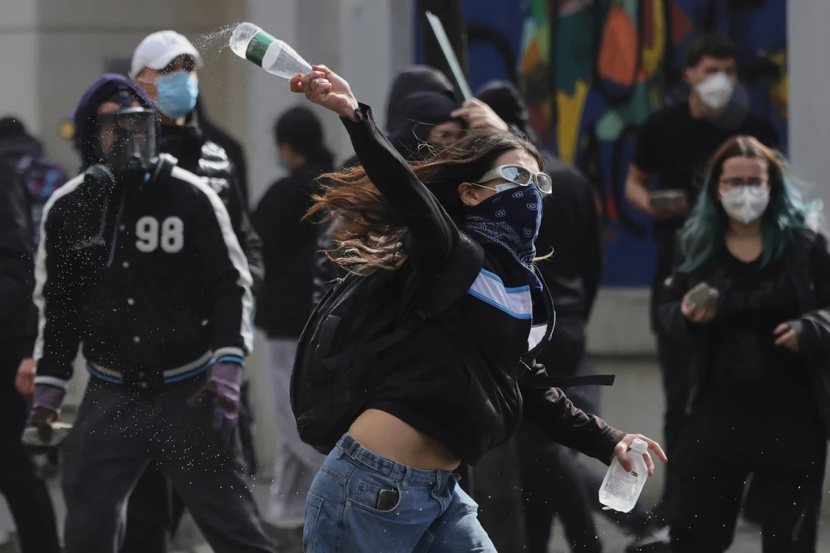 Albania! 2026 plumb gome gjatë protestës në Tiranë, fire tear gas and stun grenades, Faces Corruption Charges After Months of Political Protection, Kultivoi 143 bimë narkotike në fshatin Vilës, Kultivoi 143 bimë narkotike në fshatin Vilës, U arrestua me kërkesë të Ankarasë, Vrau të atin duke e mbytur me lak teli, Vodhi me forcë portofolin e një 17-vjeçari, mbetet në fuqi dënimi me 2 vite burg, vëllezërit dhe plagosi të tretin, Adoleshentët e maskuar bllokojnë Rrugën e Kavajës, Tirana kthehet në arenë përplasjesh, Një qytetar tjetër jep alarmin, a protest movement faces a defiant prime minister, Tear gas fires and clashes as anti-government, Protesta qytetare disa nga pankartat e ditës së 22, Arrestim në Sarandë, pranga për “Vis Korçarin” pas tentativës për t’u larguar, Sekuestrohen 798 steka cigare kontrabandë në Portin e Durrësit, Përplasi makinat e policisë për t’i shpëtuar prangave/ Pas arratisë kapet në orët e para të mëngjesit në Ksamil “Vis Korçari”, 9 protestues nën hetim Policia e Tiranës: Zaptuan bulevardin refuzuan të largohen, Arrestohet në Sarandë i shumëkërkuari me rrezikshmëri të lartë dërgohet në vuajtje të dënimit, Rrëmbimi dhe vrasja e Renis Dobrës GJKKO lë në burg vëllezërit Bushgjokaj dhe Çakrin, Arrestohet në Belgjikë Gerd Gjinarari i kërkuar për vrasjen e Naim Zyberit, 18 vjet nga Gërdeci shpërthimi vrastar mbetet ende i pandëshkuar, 18 vjet nga “Gërdeci” familjarët e viktimave: Duam drejtësi gjyqi ndaj Mediut po zvarritet, I akuzuar si vrasës me pagesë kush është Sabah Nuzi 33-vjeçari që porositi nga burgu vendosjen e tritolit në makinën e Oltion KlositLexime, “Më jep borxhin prej 15 mijë eurosh”- Pazaret e drogës shkak i konfliktit mes Oltion Klosit dhe Sabah Nuzit! Si u porosit nga burgu vendosja e tritolitLexime, Sherr me thika mes të rinjve në Durrës plagoset 26-vjeçari! Shpallet në kërkim autori i ngjarjesLexime, Parallel lives / From Albanian boss to Italian godfather how the highly sought-after businesses in London hide behind them, Tritol makinës së efektivit të krimeve në Lezhë hetohet pista për shkak të detyrës!, “Eva Dumani nuk kthehej thoshte se ka amanetin e babit” zbardhet dëshmia për shqiptaren e rekrutuar nga Xhihadi, Realiteti i shifrave të paraburgimit/ Bie numri i personave në qeli niveli më i ulët në 10 vite, EMRAT/ Detaje nga operacioni në Vlorë zbardhet pas 5 vitesh vrasja e Gentian Qarrit! Urdhërarreste për dy persona, Të shtëna në Sarandë 31-vjeçari dhunon dhe kanos me armë ish-bashkëjetuesen dhe kunatin e saj! Arrestohet pas largimit nga vendngjarja (EMRI), ÇMONTOHET KARTELI SHQIPTAR NË EKUADOR/ 16 të arrestuar mbi 7 tonë drogë në sekuestro, FBI-ja greke bastis burgun e Malandrinos kontrollohen 16 qeli; mes tyre edhe ajo e ‘bosit’ shqiptar, Nis gjyqi për Veliajn dhe të pandehurit e tjerë kryebashkiaku mungon: Nuk jam njohur me aktet! Prokurori e mohon, Gjykata urdhëron që Erion Veliajt t’i vendosen në dispozicion të 61 fashikujt e dosjes hetimore, Anila Bisha kërkoi ngritjen e padisë për ministren Diella Gjykata Administrative “rrëzon” aktoren, G*ditën 34-vjeçarin në lokal shpallen në kërkim dy persona në Burrel, Identifikohet burri që u vra sot në Kavajë, Vrasja në Kavajë para portës së autorit sherri ndodhi për parkimin e makinës, Zbulohet shtëpia e barit në Shkodër tre të arrestuar mes tyre një punonjës i OSHEE, Protesta e opozitës në Shqipëri 52 të shoqëruar në polici 17 të arrestuar dhe 35 nën hetim, “Fantazma” e krimit të ’97-ës arratia 29-vjeçare e të dënuarit me vd*kje për ngjarjen në Gramsh, EMRAT/ Akuzohen se hodhën molotovë drejt efektivëve në protestën e opozitës policia: 18 persona të arrestuar! Procedohet penalisht deputeti Klevis Balliu, Shqipëria arenë krimi/ Plagosje dhe vrasje në mes të ditës nën hundën e Policisë, Albania Arrests 20 for Toxic Waste-Trafficking to Thailand, Violence breaks out at anti-government protest in Albanian capital