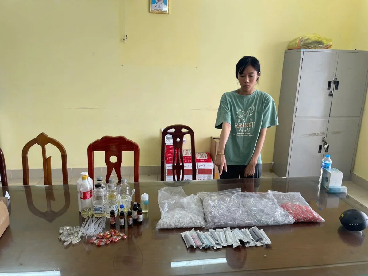Vietnam! 2026.7 Ập vào kiểm tra căn nhà thuê công an bắt giữ khẩn cấp Nguyễn Ngọc Anh SN 2002 và 8 người, Đột kích căn nhà hoang cảnh sát thu giữ điếu cày và lọ thuốc nhỏ mắt chứa chất lạ: Sự thật bên trong khiến nhiều người bất ngờ, Bắt và khám xét nơi ở của cựu Giám đốc Trung tâm Văn hóa Cao Thị Ngọc Mai, Hành hung chủ nhà để đòi tiền đặt cọc 2 đối tượng bị khởi tố, Uống bia rồi chở chồng về nhà người phụ nữ nhận án tù sau cú tông định mệnh, Làm bằng đại học hồ sơ sức khỏe giả… rồi rao bán trên mạng xã hội, Triệt phá ổ nhóm bán vàng giả liên tỉnh thu giữ hơn 1.3kg tang vật, Triệt phá đường dây cá độ bóng đá qua mạng quy mô 1.200 tỷ đồng, Triệt phá đường dây sản xuất “Pod chill” chứa ma túy bắt 4 người phụ nữ, Bắt tạm giam nhóm thanh niên đánh nhau gây rối tại quán nhậu, Bắt vận động đầu thú 02 đối tượng truy nã về tội “Tổ chức đánh bạc”, Bắt tạm giam đối tượng sử dụng trái phép chất ma tuý tỉnh An Giang, Công an xã Thoại Sơn tiếp nhận đối tượng đến đầu thú về hành vi trộm cắp tài sản, Đề nghị truy tố cựu Phó chủ tịch UBND tỉnh Lào Cai Lê Ngọc Hưng cùng hơn 30 bị can, Khám xét nơi ở lệnh bắt tạm giam Đỗ Văn Khải SN 1990, Ghi nhận chiều 14/7: Loạt tiệm vàng Ngọc Tâm Kim Lý “cửa đóng then cài” nội dung thông báo gây chú ý, Công an điều tra tổng số tiền giao dịch 45 tỷ đồng: 5 người đàn ông bị bắt giữ, Truy tìm nhóm thanh niên tấn công người khác trên Quốc lộ 1, Đang bị truy nã cựu tổng giám đốc lừa đảo hơn 426 tỉ đồng vẫn lĩnh án chung thân, Phá đường dây mại dâm nam qua website có khoảng 180 ‘trai bao’ bán dâm, Biết gia chủ đi vắng người đàn ông đột nhập trộm một cây vàng, Bắt đối tượng vận chuyển 15kg heroin từ Lào về Hà Nội qua đường hàng không, Người phụ nữ lừa bán xe thanh lý chiếm đoạt hàng trăm triệu đồng ở TPHCM, Truy bắt hai kẻ trộm chó lái xe tháo chạy trong đêm ở Tây Ninh, Thi hành lệnh bắt tạm giam Phan Thị Thanh Hằng SN 1993, Giả danh Trung tướng Tổng cục 2 lừa đảo nhiều người, Triệt phá đường dây mại dâm 150 triệu đồng có nhiều idol TikTok hoa hậu á hậu, Bắt nữ cán bộ ngân hàng lừa đảo hơn 21 tỷ đồng, Thêm 4 người liên quan đường dây mua bán vũ khí quân dụng bị bắt thu cả lựu đạn, 103 người tiếp tay đường dây cho vay nặng lãi quy mô 20.000 tỉ vận chuyển trái phép trăm tỉ qua biên giới, Bị xúc phạm chồng tức giận dùng dao tấn công vợ, Khởi tố 3 đối tượng mua bán dữ liệu cá nhân dưới vỏ bọc của công ty khởi nghiệp, Bắt cựu nhân viên ngân hàng lừa đảo hơn 2.6 tỷ đồng, Bắt 12 người lừa đảo 900 tỉ đồng qua ‘hợp đồng kỳ nghỉ’ tại Chi nhánh Công ty Holidays, Ra quyết định tạm giữ hình sự Nguyễn Thị Kiều Dung SN 1989, Điều tra số tiền hơn 3 triệu đồng công an bắt Võ Thành Quí SN 2003, Tạm giữ đối tượng gây án mạng sau khi từ chối nhậu, Thi hành lệnh khám xét nhiều địa điểm bắt giam Lê Thị Hương SN 1994 và đồng bọn, Tạm giữ hình sự Trần Thị Kiều Oanh SN 1984 và 2 người đàn ông ở nhà nghỉ, Truy nã toàn quốc Hoàng Ân SN 1989: Người dân có quyền bắt và giải ngay đến cơ quan Công an, Khởi tố 04 đối tượng có hành vi cố ý gây thương tích tại xã An Phú, Cô giáo mầm non bị phát hiện sử dụng ma túy trong nhà trọ, Bắt quả tang các đối tượng tổ chức sử dung trái phép chất ma túy, Tin lời “hot girl” Hằng Hằng SN 1995 nhiều thanh niên đi theo rồi sập bẫy, Công an ập vào khám xét xưởng may khởi tố vợ chồng Phan Thị Hà Ly tịch thu 15.000 sản phẩm, Bắt 2 đối tượng lừa đảo Nguyễn Vũ Kỳ và Hoàng Tuấn Nhật, Bắt giữ đối tượng truy nã nguy hiểm Nguyễn Lê Hoàng Yến SN 2002, Bắt ca sĩ Tăng Nhật Tuệ vì liên quan đến ma túy, Bộ Công an khởi tố 7 người lập hơn 100 trang web phát tán 26.000 bộ phim lậu, Bắt người chỉnh sửa vé số rồi lừa đổi thưởng với người bán dạo, Tội Trốn thuế được đề xuất sửa đổi như thế nào trong Bộ luật Hình sự, Tạm giữ người đàn ông đạp con riêng của người tình ở TPHCM, Ra quyết định khởi tố Nguyễn Thị Ngọc Hương SN 2006, Vụ người đàn ông bị cướp xe máy khi đang chờ đèn đỏ: Bất ngờ kết quả test nhanh ma túy của đối tượng, Khởi tố 7 đối tượng lập 100 website phim lậu thu lợi hơn 308 tỷ đồng, Công an kiểm tra đột xuất 2 nhà nghỉ phát hiện người đàn ông SN 1982 có hành vi phạm pháp, Khởi tố 03 đối tượng đánh bạc dưới hình thức bán số lô số đề tại Phú Quốc, Công an điều tra số tiền 308 tỷ đồng từ 100 website ‘phim lậu’: Bắt giam Nguyễn Đình Minh Khoa và đồng bọn, Kiểm tra phòng 500 VIP nhà nghỉ ICARUS công an thu lượng lớn tiền mặt: 7 đối tượng bị tạm giữ, Chủ trang Facebook bán kim cương che giấu 835 tỉ doanh thu: ‘Xin phạt tiền để tiếp tục kinh doanh’, Nguyên cán bộ ngân hàng đầu thú sau gần 30 năm trốn truy nã, 5 đối tượng tổ chức đưa người xuất cảnh trái phép, Chủ tịch Tập đoàn Khoáng sản Hưng Thịnh và đồng phạm hầu tòa