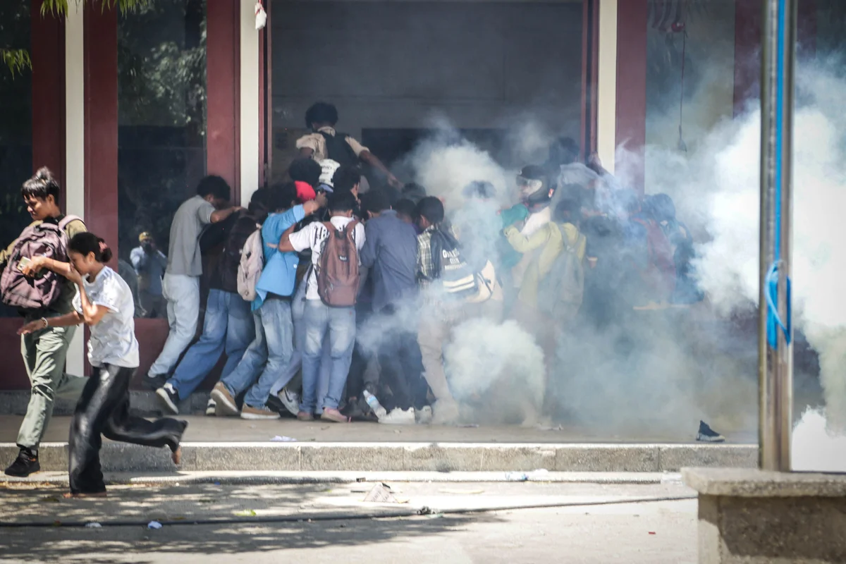 East Timor! Timor-Leste students protest, protest lawmakers’ new cars amid poverty, Tribunál aplika prizaun preventiva ba arguidu Scaming call Center iha Fomentu II, Ekipa konjunta desmantela rede “Scaming Call Center” iha Bedois no asegura sidadaun estrajeiru na’in-hitu, PNTL Bobonaru rejista asidente tráfegu 42 inklui na’in-tolu lakon vida, PNTL “sobu” scam call center iha Tibar no detein sidadaun estranjeiru na’in-61, Difamação no Código Penal? Proposta divide Timor-Leste e preocupa sociedade civil, Court orders pretrial detention of three men over Poros murder case