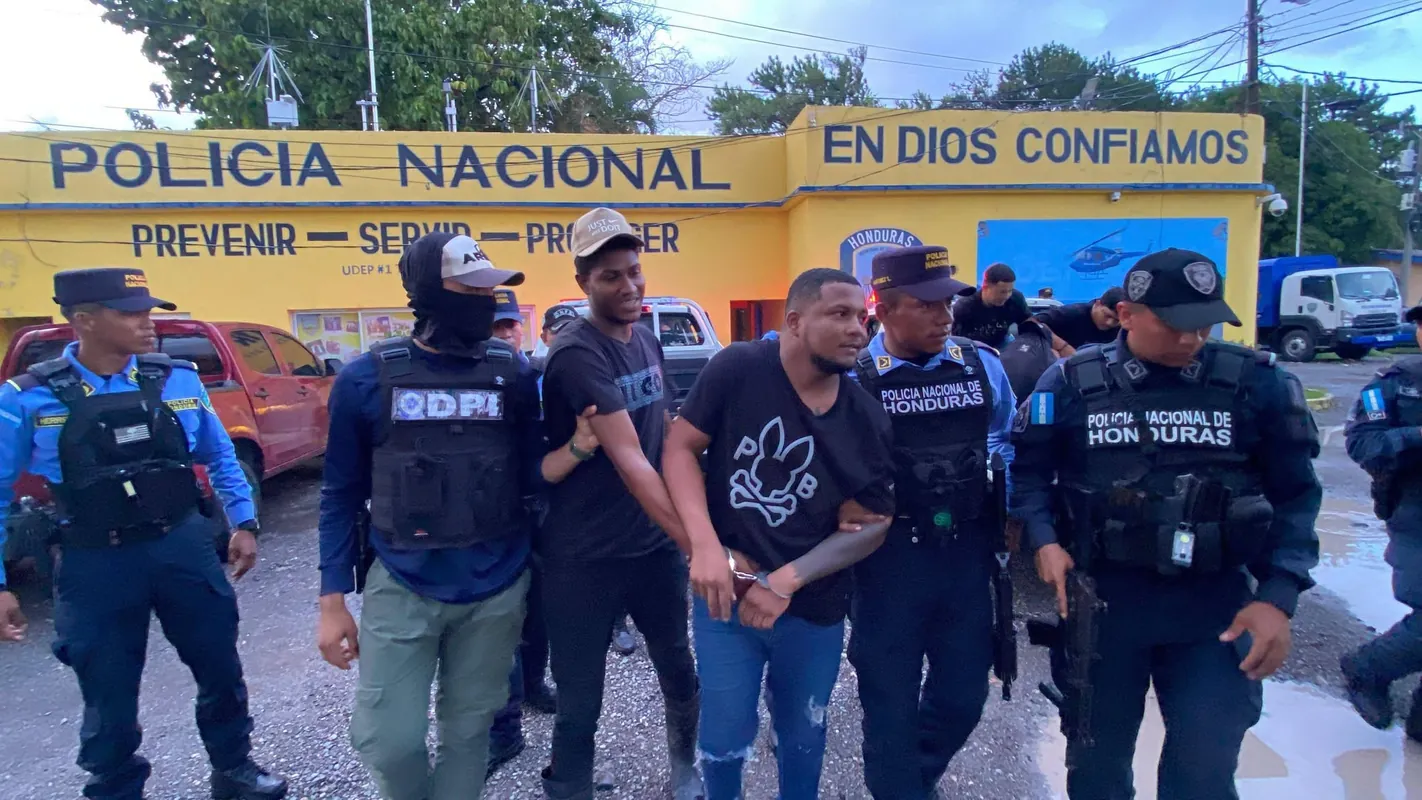 Honduras! 2026 Matan a joven cuando iba a una entrevista, Apresan a “La Patrona” por distribución de drogas, tráfico ilegal de personas, caso Pandora II, fraud and money laundering case against former President, Waldina Mejía Valle Arzú fue atacada a balazos, planificar asesinato de dirigente patronal, Encuentran el cuerpo sin vida de una joven, Biblia que portaba pastor asesinado, seis meses de prisión preventiva al creador de contenido Urías Lovo, Feminicidas, robar motocicletas, Cinco detenidos tras tiroteo, Capturan a tres presuntos integrantes de “El Frendy” durante allanamiento, Matan a tres jóvenes en masacre registrada en Jutiapa Atlántida, Seis presuntos miembros de la Pandilla 18 detenidos tras tiroteo con policías en La Lima, Fijan audiencia por los bienes asegurados a la “Barbie Fiscal” Francia Medina, Encuentran sin vida a menor desaparecida en Sabá, Keyla Martínez: Grito de justicia que se reactiva en nuevo juicio, «Quieren hacer creer que Keyla tenía un problema mental»: Alertan irregularidades en el nuevo juicio por la muerte de Keyla Martínez, Alexander Ardón enfrenta juicio por presunto lavado de más de L50 millones en bienes y empresas, Calcinados mueren seis integrantes de una sola familia en bordos de Esquipulas, Acribillan a hombre dentro de su vehículo en la aldea Río Hondo en la capital, A Honduran judge grants former President Juan Orlando Hernández release as corruption trial proceeds, Medicina Forense inhumará 26 cuerpos no reclamados el próximo 1 de agosto en Tegucigalpa, De forma repentina fallece José Luis Chirinos alcalde de Manto en Olancho, Mujer es asesinada a balazos en pleno centro de Tocoa, ¿Quién es? Honduras entrega a salvadoreño que presuntamente “reclutaba menores” al crimen organizado, Más de 160 mujeres han sido asesinadas en Honduras en 2026 según grupo feminista, Prensa internacional centra su atención en el regreso de Juan Orlando Hernández a Honduras, Expresidente Hernández regresa a Honduras, Pareja recibe 48 años de prisión por abusar y maltratar a sus tres hijos en Tegucigalpa, ¡CAPTURAN A MEXICANO ACUSADO DE ROBAR MÁS DE L190 MIL EN CAJEROS AUTOMÁTICOS!, Rechazan solicitud de revisión de medidas para exfiscal Francia Medina y continuará en prisión, Capturan en Olanchito a hombre que figuraba en la lista de los más buscados de Honduras, Condenan a hondureña por abortar a su bebé y ocultar el cuerpo bajo una cama en Danlí, DAET captura a «El Terrifer» cabecilla de la Pandilla 18, Hombre se lleva una bicicleta en la noche y la devuelve al día siguiente, DPI captura a presunto miembro de la banda “Los Venis” por cultivo y distribución de supuesta marihuana, DPI da con escondite en El Corral y captura a integrante de «Los Véliz», “Se da por concluida la trayectoria de ‘Ticho’ y ‘El Necio’ en sus actividades itinerantes.”, Un sujeto fue condenado a 33 años de prisión tras ser declarado culpable de abusar sexualmente y asesinar a una menor de edad, Detienen a “Vaca Choca” hermano de un presunto cabecilla del denominado “Cártel del Diablo”, Prisión para 5 integrantes del “cartel del diablo», Cae Esteban Ferrera Rodas cabecilla del “Cartel del Diablo” tras intenso operativo en Yoro, Capturan a tres policías militares por supuesto robo de 9 millones de lempiras y otros delitos, Acribillan a joven frente a campo de fútbol en colonia capitalina, Dictan prisión preventiva a presuntas integrantes del «Cártel del Diablo», Revelan discusión y fotos que habrían desencadenado masacre en El Cimarrón; “Tatiana” fue una de las víctimas, Condenan a ocho años de prisión a sujeto por agredir sexualmente a una escolar en Francisco Morazán, Sale a la luz última voluntad de Julissa joven madre que murió tras explosión, El responsable del asesinato del ambientalista Carlos Luna deberá cumplir una condena de 26 años de prisión, “La Chuy” cae y ya son 10 los capturados en ofensiva contra el “Cártel del Diablo” en Honduras, Le quitan la vida a una mujer embarazada en Quimistán Santa Bárbara; se eleva la cifra a 104 feminicidios en lo que va del 2026, Identifican a las tres víctimas de la masacre del freezer en El Cimarrón; caen sospechosos de la Pandilla 18, El MP apelará resolución emitida en el caso de Yosary Yasmín Valle, CSJ ordena investigar resolución que dejó libre a Yosary Valle, 11 masacres enlutan a Honduras en 2026, Ministerio Público identifica 19 muertos en masacre en Trujillo Colón, Al menos ocho muertos deja masacre en Trujillo Colón, “Esa palma pareciera estar maldita”: relato de vecino tras brutal masacre en Colón, Acribillan a joven en Trujillo Colón; deja una niña de 5 años, Violencia en el occidente: matan a padre e hijo dentro de una bodega de café, Nuevo giro en caso Patrick: fiscalía revela detalles y destino de secuestradores, Detienen a cabecillas de “El Combo que no se deja”, Abuelo y nieto pierden la vida en accidente vial en la CA-5, Apresan a alias “El Manchas” y “El Negro” por tráfico de drogas, Capturan a hombre en posesión de 19 kilos de cocaína en Gracias a Dios, Pese a tener pruebas juez deja libre a presunto extorsionador denuncia Dipampco, Matan a dos mujeres una era hermana de un supuesto cabecilla de la 18, Arrestan a “Lágrima” de la Mara Salvatrucha, Caen peligrosos sicarios de banda “Los Arturo”, Remiten al MP a pareja de la banda «Los Peludos, Gladis Aurora López diputada de Honduras es atacada con explosivo al interior del Congreso, ‘Una niña feliz’: Así era Abi joven hallada sin vida en su vivienda en Choloma, Redada de pandilleros por distribuir drogas, DIPAMPCO captura a dos presuntos integrantes de la Pandilla 18 con droga en Comayagüela, Capturan a Tomás Orellana Natarén acusado de violación calificada de una menor en Santa Cruz de Yojoa, DPI detiene a presunto asesino de conductor de la Ruta 1 en San Pedro Sula, FESCCO logra condena contra hermanos que planificaban secuestro en el occidente del país