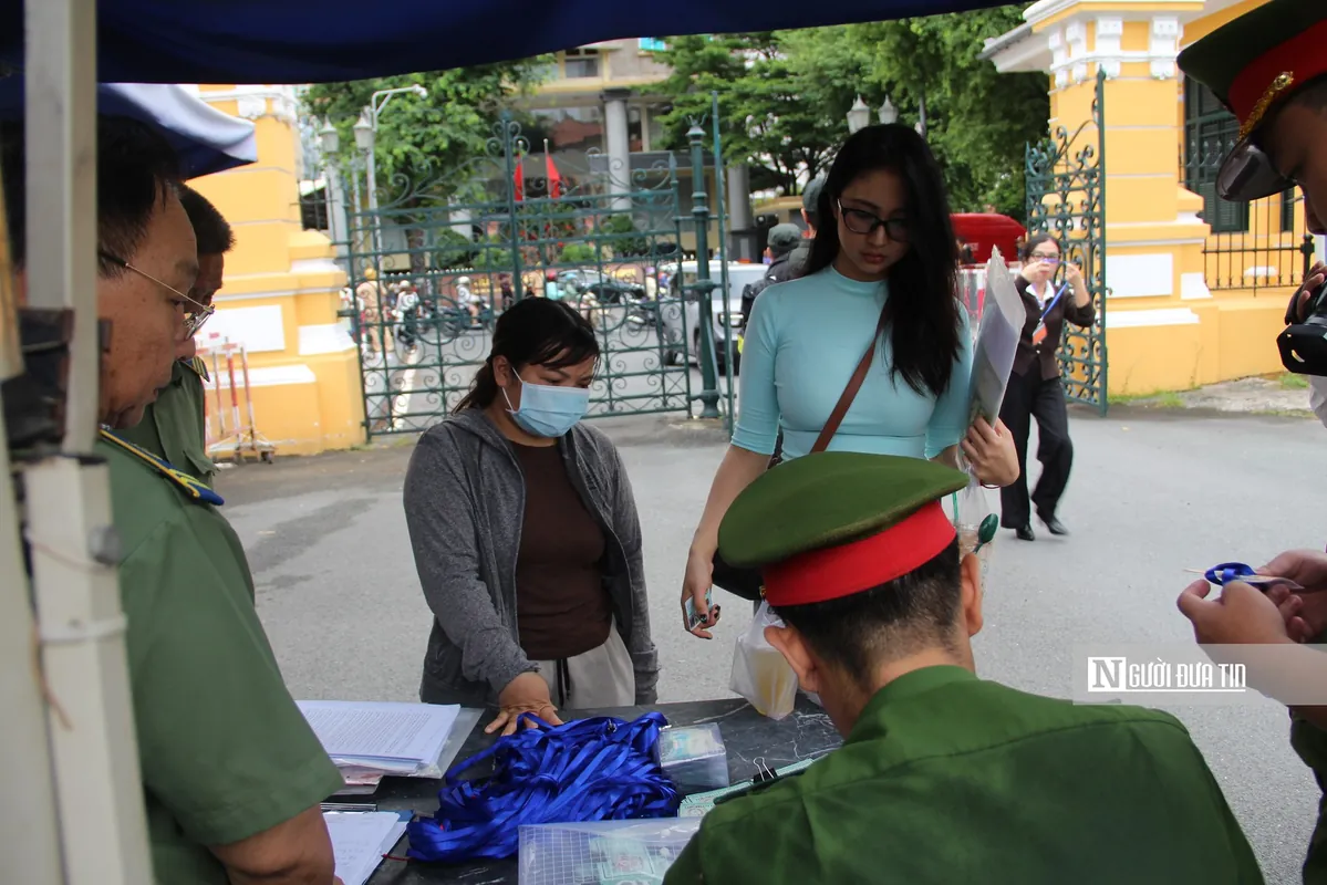 Vietnam! 2026.8 ‘Cô tiên từ thiện’ Trúc Phương, Người mẫu An Tây, Bùi Văn Nhượng, 5 truy nã bị bắt, Nguyễn Thị Kim Anh, tiếp viên hàng không ma túy, làm giả vé số trúng thưởng, tiền giả, Chuyên án ma túy VN10, Lời khai của thầy giáo sát hại phi tang xác nữ nhân viên trường học, Khởi tố 01 bị can về hành vi “Tàng trữ trái phép vũ khí quân dụng” tại phường Long Xuyên, Khởi tố 2 bị can buôn bán hơn 3.200 bao thuốc lá điếu nhập lậu, Công an mật phục lúc 5 giờ 55 phút: Bắt giữ Trần Tuấn SN 1972 và một người khác, Khởi tố 7 thanh niên cầm kiếm ra đường chém người vô cớ ở Hà Nội, Công an kiểm tra 1 phòng karaoke bắt Lò Thị Vi và Lò Thị Dương, Vụ 5 chú tiểu bị bạo hành đánh đập: Đưa các em rời chùa Bầu ngay trong đêm, Triệt phá sới gà do 2 vợ chồng cầm đầu, mời làm việc 40 đối tượng, Đột kích 3 cơ sở massage phát hiện 7 cặp nam nữ đang mua bán dâm, Thuê ô tô thực hiện 19 vụ trộm xe máy ở Gia Lai Quảng Ngãi Đà Nẵng… đưa qua Campuchia bán, Công an truy tìm Trần Thị Hồng Tú liên quan vụ vận chuyển trái phép tiền tệ qua biên giới, Bắt tạm giam đối tượng lôi kéo dân khiếu kiện đông người ở Đắk Lắk, Gần 300 người bị lừa chữa bệnh xương khớp đa số là người cao tuổi, Khởi tố người phụ nữ lừa đảo hơn 14 tỉ đồng với chiêu vay tiền đáo hạn ngân hàng, Chủ hộ kinh doanh bị khởi tố vì bán giày dép ví Louis Vuitton Dior giả, Người phụ nữ tạo 42 lệnh chuyển tiền giả chiếm đoạt 1.2 tỷ đồng, Khởi tố 18 bị can trong vụ vận chuyển hơn 5.3 tấn chân giò, Thiếu nữ 15 tuổi bị bạn trai sát hại ở TPHCM, 7 cặp nam nữ mua bán dâm trong cơ sở massage ở Lâm Đồng, Thanh niên 21 tuổi rủ người yêu và bạn cùng buôn sử dụng ma túy, Tạm giữ hình sự cai thầu xây dụng Đỗ Duy Đức SN 1994, Điều tra bắt giữ Trương Thùy Linh SN 1993, Bắt tạm giam Lê Thị Bích Phương và 11 người khác thu giữ 116 triệu đồng 17 xe máy, Kiểm tra một ngôi nhà lúc 16h công an bắt giam Lê Thị Cẩm Thạch SN 2004, Vì sao ‘giang hồ mạng’ liên tục bị xử lý vẫn xuất hiện, Khởi tố Trần Thị Tho SN 1980 liên quan đến số tiền hơn 600 triệu đồng, Triệt phá đường dây đánh bạc rửa tiền xuyên quốc gia giao dịch hàng trăm tỷ đồng, Cướp giật điện thoại ở TPHCM rồi trốn qua TP Đồng Nai vẫn không thoát, Hai phụ nữ chiếm đoạt hàng tỷ đồng bằng hồ sơ giả đáo hạn ngân hàng, Công an xác minh vụ đôi nam nữ bị nhóm người hành hung giữa phố Hà Nội, Chủ tịch Tập đoàn Mỹ Hạnh thừa nhận sai khi trả hoa hồng tới 15%, Kịch bản lừa đảo “loại trừ người nghèo” và những người đẹp ảo lừa tiền tỷ, Nữ “cò đất” mua 11 sổ đỏ giả để lừa đảo lĩnh án 16 năm tù, Luật sư kiến nghị cho đạo diễn Lê Minh tại ngoại, Cô gái ở TPHCM dùng chiêu “chạy án” lừa gia đình tử tù, Lý do Khánh “Sky” “Vua Quạt” và Hồ Văn Khoa bị khởi tố, Mẹ giết con ruột tạo hiện trường giả chiếm đoạt gần 4.2 tỷ đồng bảo hiểm, Giả danh công an lừa 400 triệu đồng của người đang bị điều tra, Khởi tố 2 người pha tân dược vào “Thuốc Đông y gia truyền”, Nhiều cảnh sát xuất hiện tại nhà Huấn “Hoa Hồng”, Khởi tố ca sĩ Phương Diễm Huyền và Giám đốc Công ty Unicorn Việt Nam, Khởi tố 9 người cùng họ hàng hỗn chiến gây náo loạn đường phố, Bắt 2 phụ nữ dùng hồ sơ vay đáo hạn ngân hàng giả lừa hơn 7.1 tỉ đồng, Tạm giữ người đàn ông bạo hành con gái của nhân tình, Bắt giữ Lê Thị Quỳnh SN 1995 trong phòng hát karaoke, Bắt khẩn cấp Vũ Thị Thanh SN 2003 và Vi Thị Hòe SN 2004, Bắt nhanh Trần Văn Hoàng SN 2003 thu hồi nhiều tài sản có giá trị, Tuyên án 50 bị cáo vụ tổ chức “bay lắc” tại quán karaoke Quỳnh Trang, Khám xét bắt Phùng Hồng Huệ SN 1998 và 11 người liên quan 120 tỷ đồng tiền bán thuốc sinh lý nam, Tạm giữ hình sự 02 đối tượng để điều tra về hành vi “Tàng trữ trái phép chất ma túy”, Bắt giữ thêm Lê Nhật Tài SN 2000 sau khi đột kích 1 tòa nhà trong vụ án 2.300 tỷ đồng, Công an kiểm tra 5 khu căn hộ cao cấp phá chuyên án đặc biệt lớn: Phong tỏa 2003 tài khoản tại 36 ngân hàng tổng số dư 3.000 tỷ, Ra quyết định khởi tố Hoàng Thị Bích Ngọc SN 2001, Khởi tố thanh niên lừa đảo chiếm đoạt tài sản để trả nợ chơi game, Hai bị cáo trong đường dây mua bán ma túy ở TPHCM lĩnh án tử, VKS đề nghị bà Lê Thúy Hằng và đồng phạm nộp lại 17.000 lượng vàng, Đường dây súng ná mua bán lòng vòng từ Trung Quốc vào tới Thanh Hóa, Triệt phá đường dây đưa ma túy từ Campuchia về sản xuất thuốc lá điện tử, Kẻ mang 7 tiền án gây hàng loạt vụ đập kính ô tô trộm tài sản, Bắt giữ Phạm Việt Anh SN 1984 ngay tại bệnh viện, Tạm giữ khám xét khẩn cấp với Hoàng Văn Xuân SN 1987, Khởi tố giám đốc Việt KTV vì copy hàng ngàn bài hát vào đầu karaoke, Cựu phó chủ tịch huyện cùng 11 thuộc cấp bị phạt tù liên quan đến đất đai, Truy bắt kẻ giết con gái người tình (kỳ cuối): Án mạng từ món nợ khó đòi, Phát hiện 6 hộ kinh doanh buôn bán hàng giả mạo nhãn hiệu Adidas Nike, Mạo danh công an chiếm đoạt tài sản của người đi đường ở TPHCM, Truy tìm nhóm thanh niên gây náo loạn phố đi bộ ở phường Sài Gòn