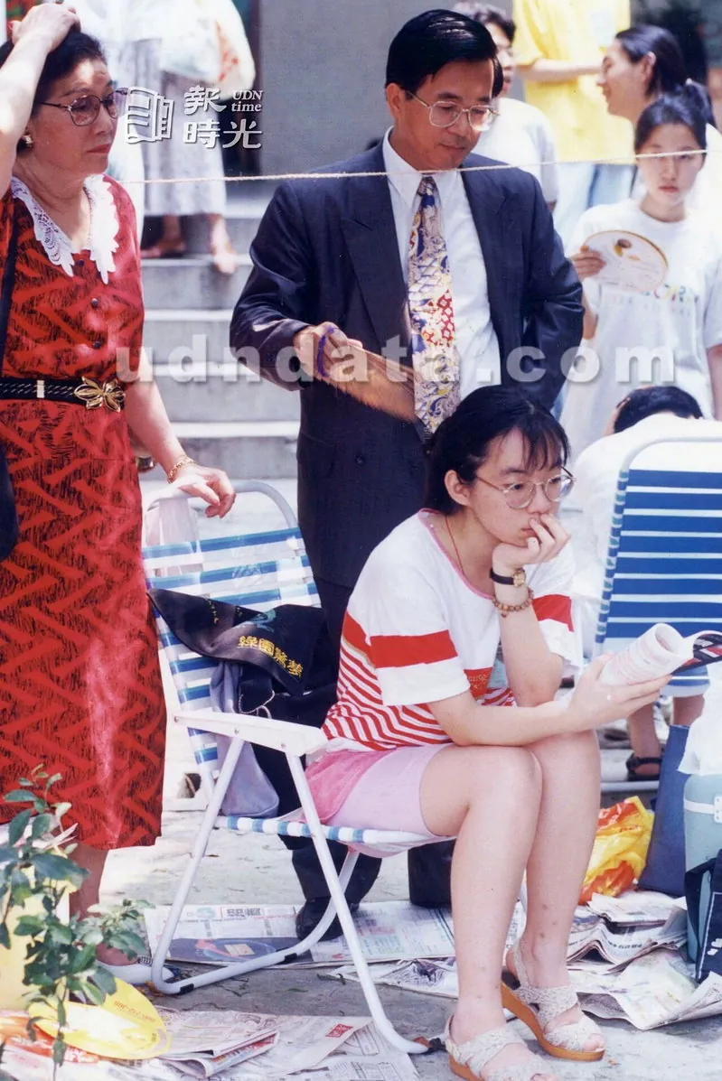 密码保护:Taiwan! 2026 陈幸妤 台南官田人 牙医师 生于台北市 1976年8月12日出生 陈水扁长女 阳明大学牙医学系学士、台湾大学临床牙医学研究所硕士 陳幸妤於2001年與骨科醫師趙建銘結婚 兩人的婚禮被外界稱為「世紀婚禮」 婚後二人育有三子。近日 綜合台灣媒體報導 陳幸妤於8月12日50歲生日當天 被發現在趙建銘名下的「兆福脊椎骨科診所」留下一星Google負評 外界始發現這段近25年婚姻已結束 該則留言的發文帳號名為「陳幸妤」 控訴前夫趙建銘「對前妻對親生兒子都診斷潦草」 內容涉及對妻兒無情無義、醫療品質及醫德的指控 以及與他人的感情糾紛 留言迅速被截圖並引起台灣社會熱議 律師李怡貞今(13)日上午評論此事 認為陳幸妤多年來不吵不鬧 卻在離婚之際神來一筆給了如此大資訊量的公開負評 直呼:「世界上最可怕的生物 真的是前妻」, 澎湖縣湖西鄉尖山村發生一對夫妻接連生育13名子女 疑似長期領取政府社會福利補助 但今年卻突然失聯 導致成年兄姊必須外出打工 並肩負照顧其餘7名未成年弟妹的責任 擠在約4坪隔間生活「小孩養小孩」 引發各界關切 8名未成年孩童遭父母棄養 兄長外出 幾乎靠自己生活 幼小年紀不知打掃、清潔 8人擠在4坪隔間 屋內垃圾堆積如山 環境髒亂慘不忍睹 廚房煮食的流理台四周和桌面 堆放未洗滌或老舊的鍋碗瓢盆和空瓶與油罐 瓶瓶罐罐殘留食物殘渣 下方的儲物空間和地上塞滿垃圾雜物 衛生條件及生活環境相當惡劣。鄰居透露父母長期不在家 目前仍有7名未成年孩童 每月共領取2萬4000元補助 但款項流向成疑 以澎湖縣來說 低收入戶第三款資格 國中以下領有兒童生活補助共6人 每月各領3008元 還有一名高中就學生活補助 每月6000元可以領到9個月 一個月金額2萬4000多元 但款項都去哪了還得釐清 記者9日下午重返現場 發現門外多了一張紙條 貼在牆壁上寫著「我是媽媽本人 謝謝社會大眾關心」 並用紅筆強調「我很愛我的孩子 我們的食物都足夠 請還給我們平靜的生活」 然而外界會如此擔心並非沒有原因 鄰居透露平時幾乎看不到父母回家 9日上午媽媽的機車才總算出現在住家外頭 但居住環境近幾年來都沒有改善, 大陸橡皮艇又登陸北部海岸 昨晚有民眾爆料「大陸橡皮艇又偷渡台北闖關成功了」 貼文內容指稱7月24日前後 連續3天前往新北市八里區鄰近台北港與挖仔尾周邊非管制區域沙灘釣魚 第一天一切正常沒有發現異狀 第二天中午卻發現沙灘上多了1艘有舷外機的動力橡皮艇 當時以為是附近釣友的船 未多加關注 第三天走近仔細查看 赫然發現船上遺留著大陸製的金屬油桶、簡體字印刷包裝衛生紙、對岸販售的百事可樂(沒喝完)、釣竿、3件救生衣等物品 嚇得立刻報案 對此 海巡署說明 逮捕陸籍35歲欒姓、44歲于姓男子 據悉 2人分別為惠州人、新疆人 聲稱從福建省搭乘橡皮艇出海釣魚卻迷航 不知何故竟抵達台北港 第八岸巡隊隊長黃承偉表示 去年迄今發生29件偷渡案、71人 其中當場查獲22案、61人 人員查獲率85.9%, 新北市中和區日前發生駭人聽聞的驚悚公媳兇殺命案!66歲張姓公公與34歲張姓媳婦長期感情不睦 26日傍晚6時許 雙方發生口角之後 張翁疑似不滿媳婦「頂嘴」又態度差 憤而持雙刀追砍 「雙刀狂砍」導致張女頸部多處刀傷 當場慘死公寓樓梯間 震驚社會 法醫解剖發現 張女臉部、頸部、雙手及身體共有約30至40處刀傷 其中頸部傷勢最為嚴重 幾近遭砍斷 頭部與軀幹僅剩頸骨相連 致命傷也確認位於頸部 警方調查 張女26日晚間下班後前往中和區興南路二段公婆住處接4歲女兒 在公寓一樓樓梯間與66歲張姓公公發生爭執 張男涉嫌持刀攻擊 造成張女當場死亡, 新莊箱屍案情逆轉!兒打包父親屍體丟水溝 一審輕判 裁判字號:臺灣新北地方法院115年度審簡字第458號刑事判決 裁判日期:民國115年06月03日 裁判案由:褻瀆祀典 被告陳健智 被告之精神疾病診斷結果為「中度智能不足」 犯罪事實 陳健智為陳福壽及陳趙淑惠之子 同住於新北市 詎陳福壽於民國114年7月6日22時57分許前某時 疑因心血管疾病自然死亡 陳健智竟基於遺棄屍體之犯意 在上址將陳福壽之屍體以黑色塑膠袋包裹後 裝入紅色行李箱內 於114年7月6日22時57分許 自上址手拉該行李箱步行至新北市新莊區新泰路381巷底 將該行李箱丟棄在該處通道鐵橋下之溝渠處 旋即步行離去 嗣經許文章於114年7月28日23時許 在上址發覺該行李箱後報警處理 始悉上情, 網紅牙醫張元瀚因心肌梗塞於今年5月22日不幸過世 享年42歲 他的驟逝讓各界震驚 告別式有超過500位親友前來悼念 同為牙醫師的妻子葉映彤 在IG上發布影片 並感嘆:「這個世界上 沒有任何一份工作 值得用生命去交換」葉映彤在影片中透露 張元瀚平時生活習慣良好 但有一個缺點 就是對自己要求很高 所以很難放鬆, 台鐵普悠瑪列車8年前在宜蘭出軌釀18死116輕重傷的嚴重事故 尤入監服刑後 今年7月15日獲准假釋 尤振仲2018年10月21日下午駕駛普悠瑪列車自樹林站出發 因誤判列車動力切斷 走走停停無法加速的原因 是ATP(列車自動防護系統)故障所致 因此在大溪站前約1.8公里處 違反台鐵相關規定 擅自關閉ATP 但列車隨即又出現動力自動切斷的情形 故障主因是列車第1、8車的主風泵性能不佳 多次發生總風缸壓力不足 因而自動切斷動力造成抑制 因尤誤判 未依規定重新啟用ATP 之後停靠宜蘭、羅東站時 也沒再開啟 在ATP系統關閉的情況下 下午4點49分20秒通過新馬站彎道前163公尺處 因尤忙著和機車調度員、檢查員通聯討論斷路器復位跳開等問題 沒注意到速限僅85公里(普悠瑪車速應低於75公里) 卻以140公里的速度駛入彎道 結果列車傾覆 釀18死、6重傷、110人輕傷悲劇, 家族友人今出面澄清 王家父親於2016年過世前已妥善分配財產給3個女兒 產權由三姊妹共同接手後原本相安無事 音樂教室在疫情期間經營困難 全靠紀男與么妹夫妻倆苦撐才得以維持營運 且負責人是么妹掛名 不料大姊卻在3年前突然反悔 覺得自己分得不好 包括房產與經營權 就開始鬧著要重新分配, 新竹市音樂教室命案延燒 遭殺害紀姓店長的妻子王女今天首度發出親筆聲明 王女在聲明中提出3點說明 首先 她表示 案發前音樂教室並沒有更換負責人或股東 其次 音樂教室所在地的產權並不在任何子女名下 第三 她與丈夫「從來沒有爭產的意思及行為」, 教授殺害妹夫!二姊夫遭大姊夫捅死 林嫌小姨子(王家三妹)現身音樂教室整理物品 音樂教室位在新竹市東區精華地段 曾由第三代王家大姊即林男的妻子擔任負責人3年 後來改回王家爸爸 事發當天 音樂教室的商業登記、股東、負責人正式轉為王家三姊妹與紀姓男子 外界聯想命案恐與此事有關 專案小組今天偵訊林男 初步了解全案疑與財產糾紛有關 導致林男萌生殺意 購得刀械後即前往音樂教室殺害連襟 且砍了多達50多刀, 澎湖縣長陳光復 大年初一不慎在樓梯間踩空重摔後腦勺後 專機直送高雄榮總進行開顱減壓手術 術中甚至「拿掉了一部分頭蓋骨」保命 在加護病房奮鬥近五個月 傳出病情穩定好轉的好消息。他向外界報平安 並透露歷經好幾波細菌感染 血壓不穩定、發燒發熱 甚至引發休克後 6月中病況趨於穩定 在陳光復住院期間 其夫人吳淑瑾已接受徵召 決定「代夫出征」參選澎湖縣長, 犯下砍殺妹夫的兇嫌林詩淳教授 在學生的心目中 他是個「佛系」老師 對學生溫和親切 他行凶殺人的消息傳出後 許多師生都震驚無法置信 林詩淳在拿到美國密西根大學電機工程博士後 專長在第三代太陽能電池、半導體元件物理與模擬、CMOS影像感測器元件與電路設計 都是時下最夯的高科技議題 學生在網路上對他的評價是「人超好、是個不錯的教授 不會電人 一個人很好的超級讀書人 脾氣真的很好。很佛 考試超簡單給分超高 上他的課隨便都拿A+。」, 警方調查 死者48歲紀姓男子的妻子跟兇嫌林男的妻子是姐妹 妻子的家族在新竹經營音樂教室多年 在當地頗具名氣 目前經營到第三代。據了解 約10年前林妻家族長輩在處理遺產時 當初說好由次女紀男一家經營 林男娶的大姐一家可以得到分潤 但後來疑似也因分潤問題 雙方起了糾紛 從此不再往來。死者紀男的妻子也表示 自從10年前那次糾紛後 就沒再跟姊姊一家來往 也沒任何聯繫, 新竹市三民路一間樂器行 昨日下午發生一起驚悚兇殺案 在國立陽明交通大學任教的林姓美籍華裔教授 持刀闖入紀姓連襟(妻子的姊夫)經營的樂器行 當場猛砍對方超過30刀 導致紀男當場死亡 林嫌最終也被警方開槍制伏(警方在對峙後 果斷地對其連開4槍 其中2槍擊中林男的腿部)。據知情人士指出 該音樂教室產權為林嫌岳父所有 在多年前過戶給二女兒 目前由紀男與妻子經營 林嫌疑似覺得不公平才犯案 但詳細動機仍待調查 43歲林姓嫌犯是美國籍 2005年畢業於陽明交大的前身交通大學的電子工程學系 遠赴美國深造 在密西根大學安娜堡分校接連取得電機工程的碩士與博士學位 是個不折不扣的「學霸」 返台後在陽明交大擔任教授, 台北市中山區松江路上一間醫美診所今日下午1時許 驚傳醫療意外 一名27歲的徐姓女子於該診所進行胸部整形(隆乳)手術 不料在手術順利結束並轉往恢復室休息時 女子的心跳卻突然變得極為微弱 疑當場失去呼吸心跳 119救回一命, 糞水排放起衝突!新北男「徒手挖鄰居眼球」竟辯稱輕輕一戳即掉出 裁判字號:臺灣基隆地方法院114年度訴字第343號刑事判決 裁判日期:民國115年07月03日 裁判案由:殺人未遂 被告簡榮達 訴訟參與人連思哲 犯罪事實:一、簡榮達與連思哲為鄰居 二家因糞水排放問題時有糾紛 相處向來不睦 民國114年4月16日 簡榮達家又因將排泄物糞水排放至連思哲住家周圍 遭連思哲向環保局檢舉 簡榮達一家乃遭環保局稽查及告誡 使簡榮達懷恨在心。翌日(114年4月17日)上午8時許 簡榮達於新北市住處如廁時 懷疑遭人偷窺 乃自倉庫(雜物間)取出足以對人之生命、身體造成危險之兇器水果刀1把外出查看 恰巧發現連思哲在二家人住處共通之後門空地整理花圃 認定是遭連思哲偷窺而質問連思哲 二人因此發生爭執 簡榮達因新仇加上舊恨 又因性格偏激 明知水果刀鋒利、朝人揮刺 將有可能致人於死 竟基於縱使致連思哲於死 亦不違背其本意之不確定殺人故意 持水果刀朝連思哲頭、臉及上半身部位揮刺 連思哲出手抵擋及搶奪簡榮達手中利刃 因此造成唇部撕裂傷3×3公分(臉部多處擦傷撕裂傷)、頸部撕裂傷1×1公分、左肩撕裂傷2×2公分、右肩撕裂傷1×1公分(雙側背部撕裂傷)、右中指撕裂傷0.5公分、右無名指撕裂傷1公分(右手第4指撕裂傷併韌帶斷裂)等傷害 爭搶過程中 簡榮達手中水果刀因而斷裂並遭揮落 二人並因推拒、爭執及拉扯 雙雙倒地 連思哲仰躺於地上 簡榮達坐在其身上 因水果刀已遭揮落 又見連思哲繼續抵抗拉扯 明知以石頭等堅硬之硬物 朝人體脆弱之頭、臉部位猛力敲擊 亦足以致人死亡 人體眼球接連腦部視神經、血管 如強行插入眼窩取出眼球 將破壞視神經、並可能造成顱腦受損 因而死亡 詎簡榮達竟承前不確定殺人之犯意 隨手自身旁地面撿拾堅硬、沈重之石塊 朝連思哲顏面及頭部重擊 因連思哲欲阻止簡榮達之攻擊 仍死命抵抗 竟激起簡榮達更大之怒氣 徒手接續將連思哲右、左眼眶之眼球挖出 丟擲於地面。連思哲因此受有創傷性腦出血合併腦腫脹(雙側硬腦膜下出血、瀰漫性蜘蛛網膜下出血)、雙眼眼球外傷性摘除(雙眼缺失)、鼻骨與眼眶骨骨折、左上臂擦傷6×8公分、左手肘擦傷8×6公分、右手肘擦傷9×5公分、左肩與左上臂鈍傷等傷害。簡榮達因見連思哲滿臉是血 無力反抗始罷手 並為減輕刑責 未於現場即時報請救護 而係自行前往轄區新北市政府警察局瑞芳分局「自首」 供述傷害連思哲一情。轄區員警據報後 至現場將連思哲緊急送醫 並撿起連思哲遭挖走之眼球 經醫院緊急開刀 連思哲始倖免於死。(四)爰以行為人之責任為基礎 審酌被告僅因自家糞水排放不當問題 遭被害人指謫、檢舉 即難忍怒氣 又自以為如廁時 遭被害人偷窺 竟不惜後果 「刻意」持水果刀奪門而出 與被害人理論、進而朝被害人攻擊 更於水果刀脫手落地後 隨手撿拾地上大石塊敲打被害人頭顱、顏面 遭被害人反抗後 又更進一步 徒手挖出被害人右眼 挖出右眼還不夠 又接續挖出被害人左眼 造成被害人身、心莫大傷害 所為不應輕縱;而雙目先天或後天失明者 因「眼球」仍存 雖目不能視 仍有微弱「光感」 尚非「暗無天日」;但被害人眼球遭「活生生」挖出 雙眼眼眶內之眼球不存 連「感光」均無可能 自此一輩子不僅目不能視 甚且真正陷入「一片黑暗」 人生再無「光明」可言 對被害人之身體、人生 造成巨大且無可抹滅之傷害 使被害人生命無光、可謂「生不如死」 其行為對被害人身、心造成之創傷至深至鉅 不言可喻。又被告犯後 未曾展現絲毫悔意、未對被害人或其家屬致歉、未表示願對被害人為「分文」之賠償(見本院115年5月27日審判筆錄第10頁—本院卷第246頁) 犯後態度不佳 猶應嚴懲;本院審酌被害人所受傷勢之重 本案對被害人及被害人家屬帶來之巨大衝擊、被告手段之殘忍、造成後果之慘重、犯後迄今未表示歉意、未賠償被害人、及被告與被害人平日關係、被告犯罪之動機、目的、犯罪時所受之刺激、被告智識程度(大學畢業)、未婚、無子女、自陳無業及經濟狀況貧窮(自陳靠父母扶養【俗稱「啃老族」】)等一切情狀 量處如主文所示之刑, 台中市西區林森路一棟大樓2日凌晨發生墜樓案 63歲吳省斯因不明原因 從住家15樓頂樓墜落至大樓車道入口 當場死亡。經查 吳省斯是知名建築師 曾承接多起知名建案 近年更接下桃園一間大型商場的設計案 還任職大學講師 豈料傳出噩耗。警方初步排除外力介入 吳男2026.1.5日曾在社群發文說:「事務所辦公室的一視角;在我泡茶沙發悠然往外看的面象、『60歲人生狀態的空間隱喻』 人生下半場 不需要更大、只需要面對;外面是城市、鄰房、雜訊 但你用百頁把光留下 把干擾擋掉 60歲的智慧 不是看更多 而是篩選得更好」。如今卻發生憾事 讓人不勝唏噓, 高雄市苓雅區中正高中校長陸炳杉被發現倒臥在校長室廁所死亡 陸炳杉過世讓學校師生不捨感慨「校長人很好」 更牢記校長常以「一個人有多自律 就有多自由」勉勵學生, 高雄市立中正高級中學25日傳出遺憾消息 校長陸炳杉被同仁發現倒臥在校長室廁所 已無生命跡象 享年57歲 初步調查後表示 現場並無外力介入的跡象 研判可能是跌倒引發意外 陸炳杉校長資歷相當完整 他畢業於國立高雄師範大學工業科技教育系 職涯大半時光都奉獻給中正高中, 數據顯示 2025年第四季全台一人宅達260.8萬戶 比例提升至32% 等於每三宅之內就有一宅是一人宅 新北市以53萬宅居冠, 2022年7月14日中午 由「牛樟芝之父」賴敏男創立的南投康建生技公司發生兇殘血案!前員工李鴻淵因為長期生活困頓、家庭失和 竟然將人生不順遂歸咎於「老東家」 在離職8年後持槍回到工作場所 近距離「行刑式槍殺」賴敏男、賴的胞弟、女兒以及張姓行政主任、劉姓園藝科長 最終釀成4死1重傷慘劇 5人全遭近距離槍殺 殘忍手段震驚全台 更一審判決日前出爐 兇手李鴻淵遭判處3個死刑 倖存的康建生技公司創辦人兼董事長賴敏男 他不僅是台灣著名蕈菇類權威 還被譽為「牛樟芝之父」 在生技業界頗負盛名 遭受前員工「行刑式槍決」 腦部受到嚴重腦震盪併腦出血 導致語言及認知能力大幅退化 至今仍受腦傷後遺症所苦, 民國99年 時任屏東縣高樹分駐所副所長王裕隆 因查案關係與女線民潘素雲發展出婚外情 後因不滿潘素雲愛上同性友人江雅敏 憤而持鋁棒和拔釘器將兩人打死 法官判處王裕隆兩個死刑 並於民國104年6月槍決伏法 銘傳大學犯防系助理教授章惠傑分析 警察與線民相處久了可能逐漸熟識 對彼此習性也更加了解 這就有可能讓原本單純的利益型線民關係產生質變 其中 不僅僅牽扯到金錢上的利益 還可能摻雜情感因素, 割頸狂粉許姓男子過往劣跡斑斑 曾有27起竊盜前科 並持有14張精神病診斷書 患有嚴重強迫症與強迫性偷竊症 長年沉迷收集雜誌及追星 曾豪砸幾10萬蒐集汶汶週邊商品 追星開銷幾乎全靠年邁父母金援 是標準的「啃老族」 由於他有嚴重囤物習慣 家中堆滿大量周邊 父母屢勸不聽 最後無奈搬到新北市土城區居住 許男獨自居住在台北市大安區 幾乎每場應援活動都會參加 據悉 許的追星行為已達狂熱程度 不只經常在社群平台發文tag汶汶帳號、甚至還照三餐留言、私訊汶汶「請安示愛」 誇張行徑早已讓汶汶心生恐懼 在向經紀公司反映後 今年5月在社群平台上全面封鎖許男 經紀公司也加強保護措施 許男聲稱 這幾年力挺汶汶 不論活動、周邊或寫真都支持到底 砸下的金額少說也有數十萬元 卻在近期被汶汶封鎖 自認「真心換絕情」 據了解 許男為國立台北大學企管系畢業生 大學時期表現極為孤僻 外型矮胖且鮮少與同學互動 同窗描述 許男經常在教室角落啃咬大拇指至血流不止 導致同學產生不安 「畢業後 沒有人知道他在幹嘛 同學會也從未現身」 同學坦言 直到新聞曝光後 大家才驚覺他竟已變成危險分子 許嫌在被押解步出大同分局警局大門時 面對現場守候的媒體記者 情緒突然完全失控 在大街上當眾瘋狂大喊 甚至高聲咆哮指控是被害人逼他動手的 宣稱是「三個社團主辦、汶汶逼我這樣做的」 除了將罪責推給被害人 許嫌更當場點名了三位幕後人員 他對著現場媒體高分貝怒吼「林右話、林九、歐文 他們要為此負責」 並接著瘋狂咆哮稱「他們三個逃不了法律的制裁 他們終身也逃不了良心的譴責 如果他們還有良心的話」, 中華職棒中信兄弟啦啦隊「Passion Sisters」成員汶汶(王敬汶)20日出席私人棚拍活動 卻被52歲許姓男子持水果刀砍頸 這場活動是由「琴佳諾攝影有限公司」主辦的非官方棚拍活動 參加者多為熟識的攝影師朋友 提到行兇的許男 負責人透露他其實是「熟面孔」 之前已經參加過公司多次活動 許男平時給人的印象就是「很安靜、不說話」 事發前 他也完全沒有和汶汶有任何互動或交談 過去也沒有出現過任何異常的行為 因此公司這次也接受了他的報名 負責人表示 活動於下午2時開始 沒想到才剛進行15分鐘 許男便情緒失控 突然從外套口袋掏出預藏的短小水果刀 直接對汶汶發動攻擊 琴佳諾攝影有限公司晚間發表聲明 還原案發經過 20日下午2時20分舉辦汶汶公開棚拍活動時 許姓攝影師突然從預先藏匿於外套內的水果刀抽刀攻擊 造成汶汶當場受傷 現場工作人員第一時間衝上前抱住許男 並與其他攝影同好合力壓制 成功讓水果刀掉落 但過程中也造成協助制伏的2名攝影師手臂、腿部受傷 均無大礙 中信兄弟球團及經紀公司發布聲明指出汶汶遭到輕微割傷經處置後已無大礙 嚴厲譴責畸形崇拜 據悉 許男為汶汶的死忠支持者 在球迷圈有「汶汶阿北」之稱 不只多次出席應援活動 還會豪擲重金購買大量寫真集 在粉絲群體中頗具知名度 事發後 許男的個人社群帳號也被翻出 不只發文離不開汶汶 還數度以「樹懶」投射汶汶 內容包括標注汶汶詢問「可以說明一下妳當時在想什麼嗎?」、「為什麼樹懶到現在都還沒絕種?」、「羅馬天主教會在西元六世紀定義人類的七大死罪中排行第四嚴重的罪行爲懶惰……所以懶惰的樹懶英文應該怎麼說呢?」行徑特別、思想奇異 警方提到 許男過去曾涉及超過10起竊盜案件 並有相關病史 法官多考量他因患有強迫症長年就診 服藥治療仍未能改善等 依法減刑 現年28歲的汶汶曾是理工女出身 大學時期就讀龍華科技大學電子系 但因為長相甜美且擁有170公分的高挑身材 故從大二起就兼職擔任外拍模特兒 並於大三那年接到《同學來了》試鏡並成為固定班底 最終在2023年9月以練習生身分加入「Passion Sisters」、隔年轉正, 近日有女網友行經屏東縣塭豐海堤旁 發現一座驚人的垃圾屋矗立 裡面堆著滿滿的回收物 味道難聞 旁邊一名疑似屋主的阿嬤在休息 於是拍照PO網 直呼:「經過看到這間房子有點嚇到」「第一次在現實生活中看到這麼誇張的垃圾堆積」 其實阿嬤的情況已經造成周邊鄰居長期以來的困擾 燄溫村長周萬成透露 獨居嬤已經維持這種生活超過五年 孩子都在外地生活 平日靠撿回收過活 屋裡勉強才空出位置可以睡覺, 台灣知名的胸腔暨重症專科醫師黃軒近日分享一則案例 多年前的端午節前夕 黃軒回憶 當晚急診護理師推進一位19歲女子 臉色紅潤 一手滑著手機 一手回覆男友訊息 看到有趣的內容甚至笑了出來 病歷上標註「農藥中毒」 經詢問才知 女子因與男友爭執 一時衝動喝下約半瓶蓋巴拉刈 這種除草劑至今無真正有效解毒藥物 黃軒描述 起初女子情緒尚穩 但隨著時間推移 毒素逐步破壞肺臟、肝臟與腎臟 女子才意識到嚴重性 恐懼哭喊「我不想死」 但此時肺部已嚴重受損 開始出現呼吸困難 病情迅速惡化 黃軒指出 女子從能說能笑 短時間內轉為呼吸衰竭、昏迷 最終多重器官衰竭 24小時內過世 他強調 許多自傷個案多因情緒失控 並非真正求死, 38年前的端午節假期才剛結束(1988年6月20日) 1名就讀霧峰小學四年級的男童一早抵達教室 沒想到一打開門 卻成為他一輩子的陰影!映入眼簾的竟然是2名被布條矇住眼睛、嘴巴 手腳、脖子也遭到繩索綑綁在椅子上的少女 2人已慘死多時 由於早年監視器並不普及 檢警緝凶過程一度陷入瓶頸 最終是靠著一封來自「台中成功嶺」軍營寄出情書才揪出涉案的陳姓兄弟檔, 新竹縣竹東鎮三環幫堂口去年春節前夕發生震驚社會的「黑道火拼血案,幫主遭斷掌槍殺」 51歲三環幫幫主劉憲治於2024年1月24日傍晚4時許 在竹東鎮堂口遭多名蒙面歹徒持槍、持刀闖入攻擊 劉男身中2槍 左手遭砍斷 送醫搶救後仍傷重不治 綽號「筍菇」的52歲吳姓男子則在案發中腹部、背部中彈 並遭刀械砍傷 一度命危 其餘4人也受到不同程度刀傷 檢警調查 35歲姜男向警方供稱因父親曾在一次餐敘場合未向劉憲治起身致意 遭劉毆打成傷 因此心生不滿 選在農曆年前糾集幫內成員報復尋仇 新竹地方法院8日下午宣判 認定主嫌姜男因挾怨策畫犯案 依殺人等罪判處應執行有期徒刑30年, 近期頻傳老師遭受校園霸凌事件 沒想到最近又有一名網友發文淚訴 表示自己的媽媽是一名國中老師 遭學生故意把椅子弄壞 並在不知情的情況坐上去摔倒 結果全班卻哄堂大笑 看到最親近的媽媽被這樣對待 還是完全沒有辦法釋懷 她也曬出學生手寫道歉信 內容寫著 「給導師:老師對不起 我昨天做了傷害您的事情 不管是嘲笑、拍手 甚至叫您坐上那把椅子 一時ㄆㄧㄢ走 非常抱ㄑㄧㄢˋ(歉)」, 臺灣新北地方法院114年度侵訴字第32號刑事判決 裁判日期:民國115年06月02日 裁判案由:妨害性自主 被告高福生 A2於偵訊時證稱:113年7月9日凌晨3、4點我下班 我在林森北路某路口用手機叫車 叫到一半時 被告突然開車到我面前 詢問我是不是我上班店內的人 並講出我和店長的名字 雖然我對被告沒印象 但想說可能是熟客 被告就說他現在沒有接單 說要載我回家 我就取消手機叫車 搭被告的車 但我沒告知被告我家的地址 而是講我家附近的地點 被告在車上就不斷跟我閒話家常 並說下次沒開車時要去我工作的酒吧 後來我注意到時 被告把車開到與平常叫車路線不同的地方 周圍沒什麼商家 都是類似建案 讓我有點緊張 但這時被告說他要去超商買個東西 我就跟被告一起去超商買東西 途中被告問我接下來幾日有何安排 我有提及要去看祖母 被告就一直說我很孝順 後來回到本案車輛時 被告就說覺得我很孝順 看能不能幫我 我感到奇怪 就說我都有在工作 但被告就走向我坐的副駕駛座 並打開副駕駛座的門 脫掉他的褲子 我嚇到 一直往座位裡面縮 這時被告一直叫我脫掉褲子 並伸手過來 我當下覺得附近都沒人 求救不會有人聽到 擔心激怒被告 因此只跟被告說我想回家、不要 後來不知道過了多久 被告放棄 就說要載我回家 我沿路注意周遭 看見有1輛廂型車停在騎樓 剛好可以擋住大門 我就跟被告說我家在那裡 下車後我躲在廂型車後面 聽被告是否離去 並打電話給我室友 請他來接我 並請他幫我注意周圍疑似被告車輛 我事發後2個月才提告 是因為感覺沒證據 我本來就吃身心科藥蠻多年 蠻嚴重 後來我同事提到他遭遇類似情事 因此我決定報警(見偵卷第81至82頁), 高雄分屍魔張介宗冷血肢解3婦丟河 法官今天下午4時準時當庭宣判張介宗3個死刑 宣判主文後 家屬一時氣憤 直接從旁聽席上一湧而上 暴打張介宗 現場頓時一片混亂 張介宗不僅被至少3名被害人家屬壓在地上圍毆 更被以腳猛踹, 太陽花女神潛逃美國7年 今天押解返台 班機於晚間6時40分抵達桃園機場 劉喬安本名劉依函 2014年參與太陽花學運時因外型受到媒體關注 被封為「太陽花女神」 她後來捲入跨國賣淫案 2016年被台北地院依妨害風化罪判刑6月得易科罰金 緩刑2年 她後續又涉多起刑案 包括侵占、詐欺及毒品案件 陸續遭花蓮、台北、桃園、新北、士林等地檢署通緝 劉喬安2019年因侵占案自知即將遭通緝 棄保潛逃美國, 民國105年7月7日晚間 台鐵1258次區間車第六節車廂發生爆炸 造成24人輕重傷 由於當天就是盧溝橋事變七十八周年紀念 這起爆炸案引起政府高度重視 就在排除恐攻可能後 專案小組發現 一名重傷乘客林英昌涉有重嫌 專案小組以耐心和聆聽給了林英昌傾訴的機會 引導他談論多年來的孤獨、對社會和環境的不滿 大約兩三個小時後 林英昌坦然承認自己就是犯嫌 林英昌向警方透露 他長時間獨自住在山裡 只剩下一條狗和一輛車 身上僅剩的現金 只夠買客運車票輾轉到台中 再買台鐵區間車票 據了解 他購買的車票只坐到新竹 高玉松認為 林英昌因為過分孤獨 認定是社會虧欠了他 由於心理不平衡引發偏激思想 最令高玉松印象深刻的是 林英昌特別提到他會這麼做 就是希望別人能記住他, 民國92年4月16日 發生台灣電視新聞史上 首例全程目擊嫌犯自行引爆土製炸彈案 這起不幸源自於刑事局幹員接獲線報 前往新店追查改造槍械案時 驚動嫌疑人黃金生 他一手持槍、一手綁著土製炸彈引信揚言引爆 時任新店分局偵查隊長洪俊義單獨與其談判超過七個小時 最終黃金生仍拉開引信自爆身亡 在雙方對峙期間 警方為了安撫黃金生的情緒 盡可能回應他的主張 甚至臨時指派兩名探員假扮電視台記者 來滿足他要將心理委屈公諸於世的要求 無論警方再怎麼溝通 黃金生似乎早有定見 絲毫沒有軟化態度的跡象 就在緊繃的氣氛 壓得所有人都要喘不過氣的時候 黃金生突然發出最後通牒 要求兩名喬裝成記者的員警離開 同時倒數計時50秒 之後黃金生突然拉開引信 以決絕的手段離開世界 洪俊義回憶起當時的情景表示 黃金生當時並沒有要傷人的意圖 只感覺他已經失去希望 藉由激烈的手段以表達不滿 然而究竟是什麼原因 會讓黃金生以死相逼?, 民國92年至93年間 楊儒門因不滿政府為加入世界貿易組織(WTO)而開放稻米進口 衝擊台灣稻農權益 陸續放置17顆裝有白米的爆裂物表達抗議 被外界稱為「白米炸彈客」 楊儒門坦言 當年之所以採取激烈手段 是因為政府在與美國進行貿易談判、從關稅暨貿易總協定(GATT)過渡到WTO的過程中 犧牲了農業 卻未考慮到農業是許多人養家活口的唯一方式 他指出 當時曾透過各種管道表達訴求 卻始終得不到回應 才決定劍走偏鋒 然而 當社會輿論逐漸失焦 楊儒門開始反思這麼做的意義 他表示 自己並非追求個人英雄主義 而是希望社會關注他所關心的議題 但後來發現大眾只關心他這個人 卻不關心農業問題 讓他感到相當挫折 最終他選擇自首, 桃園機場移民署今年四月查獲一名尚姓大陸籍男子持假護照案件 這起案件源於一張可疑的轉機機票 尚男當時持變造的加拿大護照 搭乘澳門航空自澳門過境臺灣 原本預計要換乘長榮航空班機飛往加拿大溫哥華 但航空公司人員在檢視其行程時 發現其整體動線與時間安排極為異常 在初步偵訊的調查過程中 尚男一開始仍心存僥倖 刻意隱瞞自己的真實身分與犯罪動機 經過移民官細心的全面翻查 終於在尚男隨身行李箱的隱密夾層內 當場起獲了他刻意藏匿的大陸籍真實護照 他這才坦承 自己是因為在陸經營電商慘遭失敗 才會在逼不得已的情況下決定跑路 希望透過非法管道前往溫哥華打黑工賺錢 根據尚男的供詞 因在大陸經營電商禁不起市場過度惡性競爭 在生意慘敗後 為了尋求出路 不惜花費二十萬人民幣的鉅款投奔跨境人蛇集團 人蛇集團不但為他量身打造了這本變造的加拿大護照 還一手策劃了這條從澳門出發、經由臺灣桃園機場轉機至溫哥華的偷渡路線 企圖藉此瞞天過海, 新竹縣新豐鄉一名50歲男子獨居卻飼養14隻貓咪 自4月25日後未返家 原因為車禍住院 長達10天對貓咪的飲食需求不聞不顧 導致房間內惡臭凌亂不堪 貓咪們僅能喝馬桶水維生 廁所環境髒亂噁心。動保所到場映入眼簾的是環境髒亂、惡臭難耐的空間 貓咪生活在垃圾與排泄物之中 更令人震驚的是 現場竟出現貓咪直接飲用馬桶髒水的情況 檢查後確定貓隻患有腹瀉、跳蚤感染和皮膚病等問題 有貓嘔吐出大量寄生蟲 動保所將14隻貓全數扣留安置 現場照片可見屋內十分髒亂 床單和抱枕覆蓋一層灰黑色髒汙 地板散落貓咪飼料、多瓶塑膠寶特瓶以及紙箱, 臺灣高等法院115年度侵上訴字第26號刑事判決 裁判日期:民國115年04月30日 裁判案由:妨害性自主 上訴人即被告:姚泗維 事實:姚泗維與代號A3之成年女子(下稱A女)係網友 緣姚泗維藉與A女網路聊天之機會得悉其生活型態單純、涉世未深 竟色慾薰心 與A女相約於民國113年9月7日8時30分許在臺北車站見面 並於同日9時許 藉故將A女帶往址設臺北市○○旅館508號房(下稱本案房間)休息 姚泗維入室後先藉己流汗、需洗澡之故 脫光自己衣物 再趁勢勸誘A女脫衣洗澡 嗣見A女果少不更事 為己勸服而脫衣進入浴室 乃跟進浴室。實體部分:一、認定犯罪事實所憑之證據及理由 ㈡被告於本案房間內藉故脫光衣物洗澡、勸誘A女共浴 並以如事實欄所示方式對A女強制猥褻等節 業據A女於偵查及本院審理中結證明確 茲分述如下:⒈A女於偵查中證稱:伊與被告係在線上遊戲「英雄聯盟」中結識 伊前與被告出遊過1次 該次尚有另名同在遊戲中結識之女生同往 本次係伊與被告第2次見面 被告係透過通訊軟體LINE在案發前一天邀約 伊本稱想唱KTV 惟案發當日伊與被告在臺北車站見面後 被告旋稱疲累、欲休息 伊不知被告想去哪 乃由被告帶領 被告嗣帶伊到新驛旅館之本案房間 進入本案房間後 被告以自己流汗為由 在本案房間之浴室洗澡 待其洗浴畢 被告問伊是否也洗澡?伊當即拒絕 被告續稱伊衣服背後流汗浸濕 如非洗浴恐會感冒 並伸手欲脫去伊衣服 但經伊抓住衣角拒絕 被告乃放棄 嗣伊思及上衣確實因汗濕黏 乃脫下上衣 使用吹風機吹乾 然在伊使用吹風機之過程 被告解開伊內衣 並稱伊長褲亦浸濕 而順勢脫伊長褲 當時伊在吹衣服 未及阻擋 其後伊則有決定去洗澡 自被告洗完澡後 其一直沒穿衣服 伊當時沒想太多 蓋伊知悉被告小孩剛出生 且被告又屢稱將伊當成妹妹 況伊亦認識被告配偶 嗣伊在浴室洗澡時 被告有進入浴室稱要看伊「有無洗乾淨」 被告進入浴室後 就出手摳伊下體1次 然後抓伊手去觸碰其下體 並稱所謂洗乾淨就係像其下體一般沒有黏黏的 伊雖厭惡被告如此行為 惟伊當下並未表現於外 因伊之生活經驗中 伊祖母幫伊洗澡時也會碰觸伊身體 伊稱不要 祖母便回稱均係女生 有何關係?職是 被告碰伊時 伊沒有立即反應 伊未交過男朋友 雖學校有上過性教育 但伊其實不知男性生殖器係何態樣 嗣被告又蹲在伊前觀看伊洗澡 伊不願搭理 並稱伊可以自己洗 被告始走出浴室 待伊洗浴畢 伊想接續將剩下衣服吹乾 但遭被告阻擋 伊詢問被告意欲何為?被告未答 復突抓住伊手 將伊推倒在床 當時伊腳跨在床邊、人半躺在床上 被告則爬上床、膝蓋跪於床 趴在伊上方 被告動手抓伊 伊乃反抗並告知對性事沒興趣 被告回稱「沒有要做什麼」 但亦未放開伊手 持續壓在伊身上 伊接續抵抗 但被告仍持續壓在伊身上 並嘗試摸伊胸部 伊乃抓被告手 伊甚至有扳被告手指 但被告還是有抓到伊胸部1、2下 嗣雙方僵持良久 被告尚有嘗試扳開伊雙腿 但伊始終用力夾住雙腿 後被告於過程中又稱:「乖 就一次而已」 但伊仍然拒絕 其後被告有將伊翻過來看伊臀部 但伊沒有被完全翻過來 僅呈現半趴狀態 被告乃又稱「不然剃個毛好了」 伊仍然拒絕 被告始放棄並讓伊拿衣服等語(見公開偵卷第81-85頁), 休假的台南28歲女警鄭詠心28日清晨騎機車外出 行經安南區安和路二段 遭玩到天亮的騎乘機車20歲戴姓女大生在「完全未減速」的情況下從後方追撞 隨後重心不穩連人帶車摔入內側車道 結果慘遭40歲江姓男子駕駛的遊覽車輾斃 讓各界難以接受 網友也在網路肉搜 找到戴女相關學籍資料:戴羽彤 台南崑山科技大學 視訊傳播設計系, 1955年4月13日 台北發生一起震驚社會的槍擊案 年僅24歲曾任正聲廣播電台播音員的李宗芝 在位於信義路二段的住處內遭丈夫車啟亮開槍擊中鼠蹊部 傷勢嚴重 緊急送往台大醫院搶救 關於案發經過 外界出現兩種說法 一說是車啟亮在擦拭手槍時不慎走火 誤傷妻子 另一說則指出 兩人當時發生激烈口角 車啟亮一怒之下拔槍示威 甚至連開兩槍 其中一槍擊中李宗芝要害部位 導致她當場倒臥血泊 案發後 車啟亮隨即遭憲兵隊拘訊 他對外供稱為「手槍走火」 但李宗芝在病床上向媒體表示 丈夫是蓄意開槍傷害 並非意外 她更揭露 車啟亮長期對她施以虐待 最終 車啟亮因本案遭判處徒刑 而李宗芝則在歷經生死關頭後倖存 這起案件不僅反映當時家庭暴力問題 也揭示社會對於權力、婚姻與女性處境的複雜面貌, 台中市西區27日傍晚17時48分發生一起街頭情殺案 忠明路與華美西街口26歲巴姓女子遭雙刀插頸亡 死者在台中一醫學中心擔任職能治療師 凶手为30歲陳姓男子。死者租屋處鄰居透露 約一個多月前 農曆過年前曾看到有人蹲在隔壁門口哭泣 鄰居表示 當時天色很暗 看到一名男子一直哭 還聽到女方說「好了不要哭」 疑似是類似求情、不要離開的對話。根據了解 陳姓嫌犯在台南從事金融保險業 曾在社群平台發文寫道「愛情是場戰爭 我不怕輸 只怕妳不快樂」, 台中豐原13日晚間情殺案 豐原分局偵查隊長洪緯儒表示 雙方認識已有相當長的時間。據了解 傅姓嫌犯為在地生意人 紀姓死者曾參加台北市雲林同鄉會 並曾在台中市議員邱愛珊的團隊擔任志工服務 2022年9月 團隊成員曾在社群媒體貼出競選海報 感謝夥伴們的辛勞付出 其中一位正是紀姓死者 邱愛珊表示 紀姓死者在2022年選舉期間擔任志工 外貌姣好又年輕 口齒清晰 曾有三、四個月的時間協助跑行程 但她對傅姓嫌犯完全不熟悉。紀姓死者的同事透露 當時兩人還想要有孩子 因此死者有在施打排卵針 後來因身體不適 便較少再到服務團隊幫忙。然而 傅姓嫌犯的女兒指控紀姓死者不斷向父親索討金錢 她表示交往期間對方已經騙走好幾千萬元 今年過年又以合夥做生意為由 將父親身上最後100多萬元全部拿走 連同昂貴的手錶也被騙走, 台中市豐原區13日晚間發生一起恐怖割喉情殺案 62歲傅姓男子與小他20歲的紀姓女友 疑因感情生變與經濟困窘 先在車內發生激烈爭執 傅男憤而持利刃割破女友喉嚨 隨後傅男再帶著紀女 開車前往約3公里外的豐原分局翁子派出所投案 並稱自己「殺人了」 附近鄰居透露 兩人平時出雙入對 還養了一隻黃金獵犬 常在豐勢路二段自來水廠旁的空地遛狗, 1952年底 一場針對新北石碇、汐止與臺北南港交界山區的軍警包圍行動 改變了當地鄉村的命運 這起事件被命名為「鹿窟事件」 如今被不少人認為是電影《悲情城市》、《戀戀風塵》的原型事件。1952年11月 保密局掌握了鹿窟基地的情報 同年12月28日深夜 官方動員近萬名軍警兵力 對鹿窟山區展開嚴密佈網與全面搜捕 大批村民被逮捕後 集中拘禁於臨時指揮所「光明寺」(原鹿窟菜廟) 其中約35人遭判處死刑槍決 近百人被判有期徒刑。時隔逾一甲子 監察院於2017年正式提出長達數百頁的調查報告 糾正當年的重大失誤, 裁判字號:臺灣高等法院114年度侵上訴字第272號刑事判決 裁判日期:民國115年01月21日 裁判案由:妨害性自主等 上訴人即被告許閎展 主文:原判決關於有罪部分撤銷。許閎展被訴強制猥褻部分 無罪。公訴意旨略以:被告許閎展與代號AD000-K113176(下稱A女)之成年女子於交友軟體相識 渠等2人於民國113年6月14日21時許 至臺北市○○區○○○路00號9樓00電影院○○館包廂內觀看電影時 被告竟基於強制猥褻之犯意 違反A女之意願 徒手撫摸A女胸部得逞 因認被告涉犯刑法第224條之強制猥褻罪嫌等語。衡酌現代社會每個人看待感情的想法和觀點都不盡相同 而隨著現在網路通訊發達 交友軟體數量多 認識朋友變得更加容易、管道也更多 但相對地現代人的「速食愛情」戀情模式也可能是很短暫的 而在男女交往過程中 本有一定之曖昧模糊空間 無所謂標準之親密或交往模式可言 尤其在交往初期 關於親密關係之方式、態樣 雙方對於性觀念之開放程度 均有待漸進之探索、磨合 是於此種探索、磨合之過程中 必須考量雙方熟識程度、教育水平、健康狀態、精神狀況、平日互動情形、事發時間、地點等等因素 綜合判斷行為人是否確有違反被害人之意願而為猥褻行為之犯意。查:1.被告固於113年6月14日當晚22時35分向A女傳送「說再多對不起、抱歉都晚了 我們可能真的不適合 強迫你做了不喜歡的事我感到很抱歉 今天我還是會陪送你回去 今後沒有聯絡的話那可能也真的沒有緣分 希望今天這件事不要讓你在未來 有什麼不好的影響 認識你我很開心說真的 如果我沒有想跟你談戀愛 或許我們會是好朋友也不一定」等訊息 並表示「其實吧 說真的 你要你的手沒有推我 我可能拿不回一絲絲理智的。所以吧 我太危險了」等語。惟被告於本院堅決否認有違反A女意願強制猥褻行為 供稱:係因她想要離開包廂 我強拉她的手 我想要她留下來 把電影看完 最後電影看完 我還有送她去捷運站 我還有離她一段距離10到15公尺 到劍潭捷運站下車之後我想要叫車 因為很晚了比較安全 她也不理我 她自己叫了計程車走了 她認為這整段過程都是在強迫她;她原本有發出要不要做愛的詢問 我拒絕 但後來親熱我想要下一步 她就壓住我的手 問我要不要發生關係 我說要談戀愛 之後就因為這件事情吵架 她認為我第一次跟她有曖昧、親熱 這樣談戀愛不合理 只適合玩一玩就好 因為這樣吵架 她就想要離開;我說的親熱是親吻。她壓住我的手問我要談戀愛 還是做愛 我說談戀愛她就生氣了 她就坐起來就不開心 坐在那邊不說話 說她想要離開了 我當下不理解她為什麼生氣 我安撫她先冷靜看完電影再離開 希望她不要離開;「我強迫你做了不喜歡的事」是看完電影送她回家 我的安撫是有拉她的手叫她不要離開 所以我事後強迫做了不喜歡的事是指這些等語。觀諸被告於警詢供稱:我們親親抱抱時她摸著我脖子問我想要玩玩還是談戀愛 如果要玩玩可以 但如果要談戀愛她不喜歡節奏太快 我回答我不知道 就大吵一架 她突然對我很反感 所以事後我跟她道歉 只是單純的道歉 想說就結束這段關係等語 於偵查供稱:我當時親A女其實有點上頭 原本想說要進行下一步 但她不想繼續 就把我推開說不要 我就停下來 A女問我有沒有帶保險套 我說沒有、我沒有想跟你發生性行為 她就問我是想玩玩還是想談戀愛 我就說想談戀愛 後來我們就吵架了等語 於原審供稱:我跟A女道歉是因為我當時在00電影院包廂拉住A女不讓她離開 手勁蠻大的等語 核與113年6月16日A女與被告間之對話內容:「A女:(語音譯文)欵靠你真的很煩欸 第一天就問你要不要跟我做愛 然後你拒絕我說要跟我談戀愛 現在又跟我說可以跟我做愛;要不我先看看有沒有別的男生可以談 不然我還是覺得討厭」等語, 澎湖縣長陳光復 17號大年初一在發送紅包後 走樓梯意外摔倒撞擊頭部陷入昏迷 緊急進行顱內減壓手術 未來一周是關鍵的觀察期 而當時和陳光復一起參與行程的馬公市長黃健忠 也還原意外經過。事發當時 馬公市長黃健忠就站在陳光復正後方 目睹意外全程。黃健忠表示 當時發放完紅包袋後 一行人準備到會場下方與民眾打招呼合照 陳光復在走樓梯時踩空 發生這起意外。他強調事發非常突然 大家都措手不及。意外發生後 陳光復一度失去生命徵象 先送往澎湖三總搶救 經過約20分鐘才恢復心跳 對此 三總澎湖分院副院長田炯璽表示 陳光復到院前處於沒有心跳的徵象 立即進行心肺復甦術急救 給升壓藥後急救約13分鐘 於下午3時31分恢復心跳跟血壓。隨後以直升機緊急轉送至高雄榮總醫院。高雄榮總晚上緊急開刀 將一部分頭蓋骨拿起來減壓 進行腦壓的減壓手術 目前手術順利。對於陳光復病情 是否缺氧將是關鍵!知名胸腔重症科醫師蘇一峰直言 「看起來非常不妙 神經不可恢復損傷機會高達八九成了 假設到醫院花了十分鐘 現場如果沒有一邊急救 缺氧時間很久 植物人機會非常高。」, 陳光復在下午2時20分 前往文化局演藝廳參加春節演出舞鈴劇場《奇幻旅程》 陳光復在活動前到達演藝廳 在大廳發福袋與民眾互動 在近下午3時許 準備進入演藝廳展演廳內 走下旋轉樓梯時 剩下三至四階時 突然失足滑倒 現場民眾聽到很大的一聲撞擊聲 接著陳光復大叫一聲「啊」 造成頭部受傷 當場昏迷送醫。有室內設計師說 旋轉樓梯靠近中心點 踩足空間越來越小 當雙腳踩踏面積不平均 就容易失足。針對旋轉樓梯的設計 室內設計公司設計總監吳宜哲表示 建築之所以會有旋轉樓梯的設計 大多是因為受限於空間因素 有些則是為了造型。吳宜哲強調 實務上的經驗是 可以避免旋轉樓梯的設計就盡量避免 因為在向心圓的部分 靠近中心點的地方踏階越來越小 最邊邊的地方踩足空間也越來越小 尤其當左右腳踩踏時的面積不平均 就有可能一失足成千古恨, 乳癌名醫周佳正走人行道卻斷魂輪下 公車司機已跟死者家屬和解、賠償和解金 獲緩刑 裁判字號:臺灣臺北地方法院 115 年度審交簡字第51號刑事判決 裁判日期:民國115年02月12日 裁判案由:過失致死 臺灣臺北地方檢察署檢察官起訴書 114年度偵字第27094號 被告李國禎 男 63歲 上列被告因過失致死案件 業經偵查終結 認應提起公訴 茲將犯罪事實及證據並所犯法條分敘如下:犯罪事實 一、李國禎係受僱於欣欣客運股份有限公司之營業大客車司機 於民國114年7月19日8時44分許 駕駛車牌號碼000-00號之營業大客車(18號路線公車) 沿臺北市中正區羅斯福路1段由南往北方向行駛 行經中山南路與愛國西路口時欲左轉 本應注意汽車行經行人穿越道 應減速慢行 遇有行人穿越時 無論有無交通指揮人員指揮或號誌指示 均應暫停讓行人先行通過 且依當時天候晴、有照明且開啟、柏油路面乾燥無缺陷、無障礙物、視距良好 並無不能注意之情形 竟疏未注意而逕行左轉 適有周佳正在左側沿愛國西路由南向北步行亦行經該處行人穿越道 李國禎遂於左轉時 不慎撞擊周佳正 導致周佳正全身多處鈍創骨折內出血併氣胸、出血性併中樞神經性休克而死亡。李國禎於肇事後 留在現場等候前來處理之警員 而於犯罪未發覺之前即向前來處理之警員自首承認為肇事人, 女子陳嘉瑩前年毒駕拒檢 衝撞、拖行派出所長劉宗鑫致死 新北地院國民法官今天判處死刑;判決指陳女高速衝撞護欄可謂虐殺 犯行「天理難容」、「人神共憤」 符合犯罪情節最嚴重要件。但國民法官僅能參與一審 死刑能否維持 仍有待二、三審法官繼續審理。劉宗鑫因公殉職時年僅38歲 一路從建國中學、師範大學轉進警職 是為了跟隨父親的腳步 這也讓劉父每每開庭時 情緒格外激動 請求法院判處陳女死刑 甚至陳女稍早試圖當庭向家屬道歉 也被劉父、劉母斷然拒絕 表示「一命還一命 不然我跟妳下跪 妳把兒子的命還給我!」根據新北地院判決 陳嘉瑩在施用含甲基安非他命、愷他命、含依托咪酯的電子煙彈後開車上路 民國113年9月30日晚間10時許停在新北地檢署偵查大樓前 土城分局清水派出所所長劉宗鑫及楊姓警員發現此車是逾檢註銷車輛 遂上前盤查。判決指出 劉宗鑫在盤查過程中發現疑似毒品 陳嘉瑩拒絕下車受檢 猛踩油門往前疾駛 劉宗鑫伸出右手抓住陳女衣領、左手臂及駕駛座車窗玻璃 並喝令陳嘉瑩下車。陳嘉瑩不僅未煞車 更拖行劉宗鑫以蛇行方式加速逃逸 並向左撞擊捷運施工護欄 導致劉宗鑫後背撞擊護欄墜地 頭胸腹背部、四肢多處外傷骨折 最終因多器官損傷出血不治, 針對所長劉宗鑫遭拖行致死案 今日為審理第3天 法官當庭勘驗密錄器畫面 劉宗鑫與陳女對話客氣 陳女出示皮夾時疑似被發現違禁品 劉宗鑫向陳女表示「拿出來 我看到了」 要求她下車 並將手伸入駕駛座車窗內拉住陳女衣袖疑防止逃跑 此時陳女突踩油門拖著劉宗鑫加速逃逸。陳嘉瑩今天在庭上堅持不認殺人罪 強調自己並無殺人意圖而是一場意外 當時她被劉宗鑫拉著衣袖影響開車 也非故意開車撞擊施工護欄;她以為開車後劉宗鑫會放手 並未預料到會有死亡結果。審判長詢問 為何當時不減速 且撞到護欄時有無聽到碰撞聲;陳女回答 當下一心只想著擺脫警員 沒有多想 也不確定是否有聽到撞擊聲。檢方從調查證據中指出 陳嘉瑩犯後毫無悔意 不只曾在獄中說過「我也很無奈 但死者不是我的親人 我也很難感到難過」 事發當天陳嘉瑩開車逃逸後 家屬曾驚訝問她「你知道你撞死人嗎?」但她卻冷回「因為他(所長)硬要找我麻煩 不想被冤枉」。對此 陳嘉瑩當庭解釋 當時在獄中自己有服用情緒穩定藥物 才會表現出冷淡的情緒 且自己不是沒有想要道歉 但對方家屬情緒仍激動 讓她不敢當面道歉, 「林宅血案」歷經46年仍未破案 林宅血案因電影「世紀血案」引發關注 高檢署及刑事局曾4次重啟偵查 皆無進展 目前高檢署仍立案偵辦中 民國69年2月28日 美麗島事件被告林義雄的母親游阿妹 7歲雙胞胎女兒林亮均、林亭均在台北市住家遭刺身亡 9歲長女林奐均重傷、經救治後生還 因此被稱為「林宅血案」 時至今日仍無法破案。台灣高等檢察署於98年曾發布林宅血案調查結果。高檢署指出 林宅血案的被害人遭到他殺 但行凶者迄今不明。過去辦案單位曾懷疑凶嫌為為林義雄的外籍友人家博 但因家博否認 且無其他積極證據 故無法推斷家博涉案。高檢署98年調查結果顯示 林宅血案因陳屍現場跡證不多 由於當時刑事鑑識技術尚不發達 使得案件難以偵查。專案小組重啟調查後 因血案發生迄今過於久遠 偵查作為難有突破 有待社會各界繼續提供線索, 土城女毒蟲撞死所長!土城分局清水派出所前所長劉宗鑫2024年9月深夜 因執行勤務時遇上毒品慣犯陳嘉瑩拒檢逃逸 英勇阻止而遭拖行與衝撞 最終殉職。新北地檢署事後依殺人及駕駛動力交通工具妨害公務執行等罪將她起訴 本案於昨(6)日首度開庭審理 現場多位警界高層親自到場旁聽 檢方與被告辯護律師昨首次當庭攻防 檢方主張陳嘉瑩涉犯殺人、妨害公務、妨害公眾往來、毒駕等罪 審判長許必奇諭知 合議庭認為陳女另涉犯妨害公務致死、妨害公眾往來致死、毒駕致死、肇事致死逃逸等罪。陳女透過律師表示 她當時停在路邊等朋友 雖有吸毒但意識清楚 並無「不安全駕駛」情形 因此劉宗鑫要求檢查包包是違法的 但陳女婉拒檢查後 劉宗鑫仍不讓她離開 於是陳女選擇駕車離去 但因方向盤被劉宗鑫的手抓著 無法正常駕駛 而且要閃避前方一輛公車 所以車子往左偏 撞上施工護欄。陳女律師強調 陳女只認傷害致死、毒駕、肇逃罪 不承認殺人罪 也不認妨害公務罪 強調劉宗鑫是違法執行盤查。檢察官當庭播放劉宗鑫「最後一次執勤」所配戴的密錄器影音 劉母當庭嚎哭癱倒地上 劉父指著陳女怒斥 「妳良心何在?」並拿出兒子的警帽表示 「我今天把我兒子帶來 他永遠跟我在一起。」隨即爆哭喘不過氣, 愛女赴台遭梁育誌姦殺「3度逃死」 母心痛千字淚訴:身為本案被害者的母親 對於本院在本案中由死刑改判為無期徒刑的結果 我無法認同 也無法接受。在已具體認定上述高度準備行為、反覆升高暴力 以及專業鑑定所示高度再犯風險的情況下 法院卻仍以「尚難認定事前預謀殺人」「非情節最重大之罪」為由 排除死刑的適用。在所有制度語言之外 我必須說出一個母親心中無法承受的事實:在生命最後的那段時間裡 我的女兒不是抽象的「被害者」 而是一個清楚感受到恐懼、疼痛與無助的孩子。她在黑暗中遭到暴力攻擊 被拖行、被毆打、被勒住喉嚨 對我而言 這些不是判決書中的冷靜文字 而是我一輩子都無法抹去的畫面與心痛。我不希望再有任何一位母親 必須在判決書中 一邊讀著對犯罪殘忍的詳盡描述 一邊卻被告知 這樣的案件仍不足以被視為最嚴重, 發生在2025年12月19日張文在北車、南京西路隨機殺人案 造成4死11傷的悲劇 台北地檢署經過近1個月的調查 15日偵查終結 北檢下午2點召開「1219專案張姓被告殺人等案件」偵結記者會 被告張文犯槍砲彈藥刀械管制條例未經許可於車站、公共場所持有管制刀械;刑法恐嚇公眾;刑法放火燒燬現有人所在之建築物未遂;刑法放火燒燬住宅等以外之他人所有物;刑法放火燒燬住宅等以外之自己所有物;刑法殺人罪;殺人未遂罪;刑法預備殺人罪嫌。張文涉犯8罪 墜樓死亡 依法不起訴處分。北檢除公布調查報告 說明張文犯案動機及計畫 同時也首度透過最新3D模擬動畫的方式 將張文當天整個犯案的過程以動畫呈現。檢方調查發現 張文犯案前頻繁出現在台北車站及中山附近場所勘查 手持平板站在高樓層研究作案路線。在檔名標註為「2025年12」的檔案中 詳細記載犯案計畫。被告在攻擊計畫書中不僅標註攻擊點位 其中紅色代表汽油彈 灰色部分代表煙霧彈 與他的工具清單相符。預定投放地點都是人潮密集且位於出入口的部分。筆電硬碟中也透露張文的犯罪時間序 從民國112年底至113年5月開始籌備 花費7個月時間設定手法、籌備縱火 購買24顆煙霧彈、汽油桶及煤油等物品。直到9月份計畫成行 開始製作汽油彈 12月犯下隨機殺人案。檢方也確認誠品南西是最後攻擊點 沒有第二波行動 卻已剝奪3人無辜生命。台北地檢署指出 張文的個性壓抑、人際關係貧乏 張文在大學畢業後與就業期間的社交人際關係都呈現相當貧乏的狀態 釀成他反社會的傾向 最後造成他犯下4死11傷的 令人遺憾的重大社會事件。檢方認為 張文長期以來與父母失聯 與手足疏離 家庭關係明顯斷裂、現實社交圈極度貧乏 處於極度疏離、社會孤立的狀態。檢方綜合相關證人的說法 認為張文對於制度化、責任式的職場環境明顯適應不良 在心理負荷上升 對自我產生高度不安、不確定與不信任的情況下 即出現防衛退縮與逃避行為 社會角色反覆中斷 不符個人與家人期待 與職涯、人際與社會期待逐步脫鉤 脫離於家庭與社會之外 長期缺乏關懷 伴隨著社會退縮、逃避與孤立等複合式因素 加深個人的反社會情節。檢警指出 張的動機為一種追求最大社會張力與象徵結果的表達式暴力行為 其核心並非反社會人格的衝動犯罪。調查報告指出 張文常期處於社會邊緣狀態 累積對社會的挫折感與被排除感 誘發其模仿效應 行為非單純源於衝動的即時暴力 而是高度計畫化、以追求社會面震撼目的之表達式犯罪。據指出 張文的家庭屬於「嚴父慈母」型組合 父親是工程師 母親從事會計工作;張文與家人失聯超過2年 父母親一直想要與張文碰面、聯絡 但張文不肯 連母親傳的LINE也不讀 母親只好每季匯款3萬元給張 看張文有沒有動用錢來知道張文還在不在。據了解 張曾考上高中 但選擇去念桃園市的永平工商餐飲科 張向父母表示實習辛苦 但父母要求至少取得高職文憑 後來張文勉強念完高職;張文在念虎尾科大四年級時 也虎頭蛇尾表示不考研究所想直接去當兵 父親要求至少要當個士官 但張文與父親爭執 回答「我不想負責」 引來父親訓斥「是個廢材」, 裁判字號:臺灣高等法院臺中分院114年度上訴字第72號刑事判決 裁判日期:民國115年01月06日 裁判案由:傷害致死等 上訴人:臺灣臺中地方檢察署檢察官 被告:余靖涵、詹詠雯、許瑞純、林佳臻、林佳穎、許蜜纖 訴訟參與人:游文榮、林玉芬 上列上訴人因被告等傷害致死等案件 不服臺灣臺中地方法院113年度訴字第472號民國113年11月8日第一審判決(起訴案號:臺灣臺中地方檢察署112年度偵字第29363、30175、35304、39584號) 提起上訴 事實:一、緣余靖涵、林佳臻、林佳穎、許瑞純、詹詠雯、許蜜纖、游華萃等人均為「中華白陽四貴靈寶聖道會」(由案外人林欣月於民國103年9月14日成立 於104年1月向內政部申請登記為人民團體 嗣更名「中華日行一善學會」 下稱系爭宗教團體)成員。余靖涵原職稱為「總道師」、「隊長」;林佳臻、林佳穎、許瑞純、詹詠雯及許蜜纖原均擔任「三才」(即仙佛可藉竅附身在其身體 藉以教導教友道理、功法及為道友進行理療);而游華萃則擔任「堂主道才」(負責道場文宣製作、執禮及採買道場所需之物品及膳食等)。許瑞純自112年4月中旬某日起、詹詠雯自111年6、7月間某日起 與游華萃同住在臺中市○里區○○路0段000○0號(下稱本案處所)5樓。許蜜纖自112年5月28日起至同年6月5日上午8時35分許、林佳穎及林佳臻2人自112年6月1日起至同年月5日上午8時49分、9時3分許、余靖涵則自112年5月11日起至同年6月5日上午8時58分許 因分工籌劃系爭宗教團體之活動 而同住在本案處所5樓。二、余靖涵、林佳穎、林佳臻、許瑞純、詹詠雯及許蜜纖因游華萃負責規劃之宗教活動進度落後 而心有不滿 其等主觀上雖無置游華萃於死之故意 惟客觀上可預見 若以器物或徒手重度、多次拍打他人之身體 可能導致廣泛橫紋肌損傷 造成橫紋肌溶解 有相當之致命危險性 將可能致人發生傷重致死之結果 竟未預見 仍基於傷害之犯意聯絡 自112年6月初某日起至同年月4日23時前某時止 分別以徒手、或持橡膠材質拍痧板、塑膠材質健康神掌拍打之方式 持續對游華萃之頭、臉部、四肢及臀部等身體部位重覆重度、多次拍打 致游華萃之頭、臉部、四肢、臀部等身體部位 因遭受前開方式之過度拍打 而多處受有嚴重瘀青、廣泛橫紋肌損傷 而產生橫紋肌溶解症 游華萃於同年月5日凌晨0時6分前某時許 因前揭傷勢致失去意識昏迷而死亡。嗣詹詠雯於同年月5日凌晨0時6分前某時許 發現游華萃已無呼吸、心跳 即告知許瑞純、林佳穎、林佳臻、余靖涵、許蜜纖等人 然其6人因慮及余靖涵、許蜜纖、林佳臻及林佳穎4人先前在系爭宗教團體所涉傷害致死等案件尚在法院審理中 擔心遭到司法調查 而未立即呼叫救護車或報警處理 乃由許瑞純、林佳臻於同日凌晨0時6分許至同時36分許間 以手機在網路搜尋急救方法 對游華萃急救 然未有效果。其後余靖涵、許蜜纖、林佳臻、林佳穎4人於該日上午8時35分許至同日9時3分許間 陸續離開本案處所 僅留下詹詠雯、許瑞純2人停留該處處理後續事宜。詹詠雯於當日上午11時許 騎乘車牌號碼000-000號普通重型機車 以塑膠飼料袋將游華萃沾有血跡之衣褲及其他垃圾等物品 載運至臺中市大里區新光路與東榮路口附近之舊衣回收箱棄置 再尋找不知情之鎖匠前往本案處所5樓游華萃所在之房間開鎖。於同日中午12時3分許 由詹詠雯以手機撥打119。經救護人員於同日中午12時26分許 將游華萃送往仁愛醫療財團法人大里仁愛醫院(下稱大里仁愛醫院)救治 惟游華萃因全身多處瘀傷 已無自發性呼吸、血壓及心跳(到院前心肺功能停止) 且因上開傷勢所生之橫紋肌溶解症 致多重器官衰竭而已死亡 經施以急救後 於當日中午12時56分許 宣告急救無效, 曾在2021策劃台灣治安史上最大宗陸上毒品走私案、走私價值逾50億元海洛因磚綽號「豆漿」的竹聯幫和堂大哥林秉豐 於8日因多重器官衰竭在台北榮總病逝 得年57歲 檢警2021年10月20日查獲夾藏海洛因磚的檜木是自泰國以海運走私入境 從台中港上岸報關 運送至新北市泰山區倉儲存放 新北檢警專案小組積極溯源 向法院聲請羈押禁見巫姓等7名被告獲准 檢方依毒品罪嫌起訴 並發布通緝令追緝潛逃大陸的幕後主嫌竹聯幫和堂幹部、綽號「豆漿」的林秉豐 林秉豐潛逃至大陸廣東省 行蹤匿藏長達4年 因罹患腦癌且病情嚴重治療困難 2025年6月透過友人聯繫刑事局及大安警分局 表達回台投案意願 隨即入境台灣後遭警方逮捕 因罹病獲保外就醫 但傳出昨天病逝台北榮總, 發生北捷連續殺人事件已14日 北市警專案組針對兇犯張文自大學起至犯案前止 所有人際關係進行地氈式蒐證 目前初步偵查調查報告已完成。警方根據訪查結果 進行時間敘和脈絡匯整 張文在就學、服役、工作等三大方面應是沒有受過霸凌等情事 但他的心境轉折點可能在於自認「成就不如預期」 在自我認知受挫和自我壓力下 索性「破罐子破摔」 開始疏離親友 斷絕一切連絡 走向「孤鳥」 導向「自我毀滅」, 兇犯張文北捷隨機連續殺人事件 台北市警專案組偵查報告指出「四大決定性區塊」 一、他把所租賃處所的所有公私物品全部縱火焚毀 顯示「已無回頭路」。二、張文在台北車站內意圖以汽油彈、煙霧彈製造驚恐和傷亡。三、北捷中山站外是他決定進行隨機殺人的「戰場」。四、誠品南京西店六樓是他選定的「最終站」並以自殺方式結束一切。警方根據百貨公司內的監視器還原張文的行進動線 發現他犯案後態度冷靜地朝6樓前進 而當他到達六樓後 身後並無任何人追趕。即使與後來追蹤而至的中山交通分隊員警 也有著近50秒的空檔差距。張文也在這空檔內 脫下防護衣物 整齊的放在地下 轉身墜樓 員警趕到時他已躺在一樓地面。警方根據勘查 張文墜下的拋物線 顯示他有「動能」 亦即有快步或跑步的動作 所以身體撞擊地面呈現大面積傷勢 與攀爬失足墜落的拋物線短和傷勢在下半身明顯不符