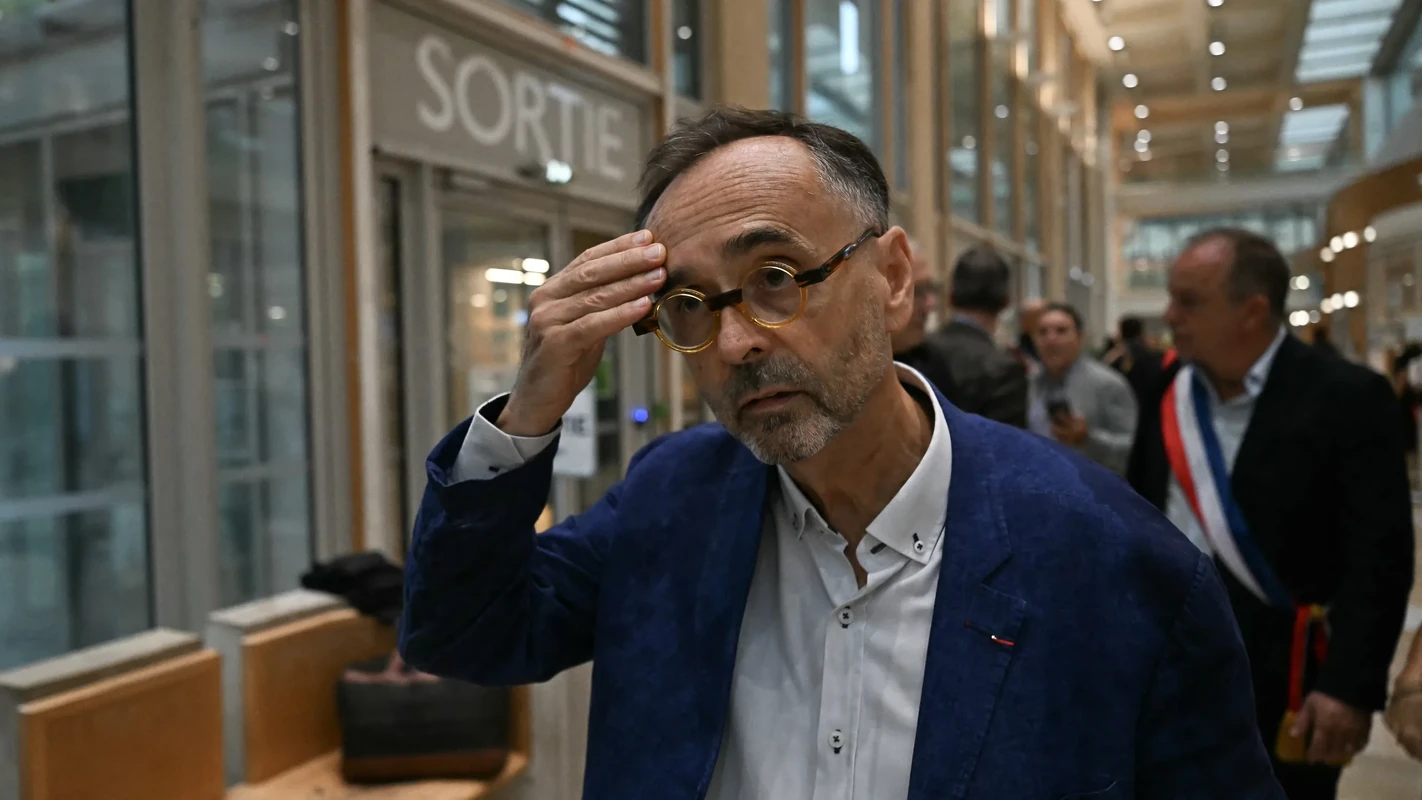 Algeria! démantèle un réseau transnational, Fraude fiscale et fausses factures, death penalty for arson, Peine de mort, Robert Ménard qui avait refusé de marier, marier un Algérien sous OQTF, Mohamed Benchicou, DZ Mafia drug lord Mehdi Laribi, Christophe Gleizes incarcéré, arrestation d’une voleuse, un ancien oligarque interpellé, Nadia Moussaoui, Incendie meurtrier dans un orphelinat en Algérie, Orphanage fire, Fermeture d’un hôtel à Alger et ouverture d’une enquête suite à la profanation du drapeau national, L’Algérie s’apprête à bloquer tous les sites pornographiques, Algeria: One Terrorist Surrenders as Army Reports Multiple Arrests and Seizures, Djelfa – Laghouat : Saisie de plus de 34 kg de cocaïne et plus de 17 kg de kif traité, Béchar: Une tentative de transport de plus de 85.000 capsules de psychotropes déjouée, Sidi Bel-Abbès: Cinq individus arrêtés et plus d’un quintal de kif traité saisi, Tlemcen : Saisie de plus de 20 kg de kif traité arrestation de deux individus, En CDI mais sans titre de séjour : le témoignage d’une Algérienne installée depuis 13 ans en France, Lutte contre la criminalité organisée.. Arrestation de deux narcotrafiquants et saisie d’une quantité importante de cocaïne, The alleged murder plot casting a new shadow over French-Algerian ties, Kamel Daoud says he was sentenced to three years in prison in Algeria over his novel ‘Houris’, Trois trafiquants de drogue ont été tués à la frontière algéro-marocaine annonce Alger, L’Algérie dit avoir tué trois trafiquants de drogue marocains près de la frontière algéro-marocaine, Alger : démantèlement d’un réseau criminel organisé et saisie de 38000 capsules de psychotropes, Une bagarre vire au meurtre dans un quartier à Alger : un jeune homme lourdement condamné, Assassinat de Nessim Ramdane à Marseille : la justice tranche pour le mineur recruté par la DZ Mafia, Sécurisation des frontières et lutte contre la contrebande et le crime organisé.. Elimination de trois (03) narcotrafiquants armés de nationalité marocaine, Oran: Démantèlement d’un réseau de trafic de drogue et saisie de 11.5 kilos de kif traité, L’écrivain Boualem Sansal condamné en appel à cinq ans de prison ferme, Procès en appel de l’écrivain Boualem Sansal, Une vaste affaire de falsification de visas éclate en Algérie, Des employés d’une APC à Alger condamnés pour trafic de documents administratifs, 7 membres d’un gang de quartier sévèrement condamné à Alger, سنتان حبسا نافذا لجزار باع لحوم فاسدة للمستهلكين بالسانيا في وهران, Un homme condamné à cause de faux billets de 2000 DA à Alger, توقيف 18 متّهما بتهريب المهاجرين عبر البحر (فيديو)