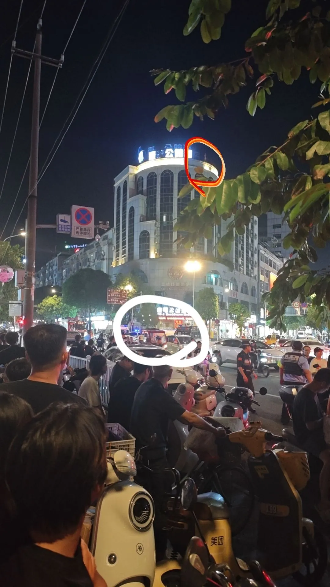 密码保护：China! 吃瓜群众2026.9.6 警方：2026年9月6日19时许,河池市宜州区庆远镇城中中路发生一起刑事案件,致一名女子死亡,蓝姓男子行凶后跳楼身亡。网友：“在现场,亲眼看到跳下来,趴的一声[叹气] 甚至反弹了,警察直接盖布了,他是仰着下来了。(为什么)无非一个情字,其实都已经分手过了”“男的哥女的候,然后哥自己手,躺女的旁边,发现自己没四,上天台发朋友圈,然后纵身一跃,是这样吗？看过的说说”2026.9.4 相亲女晒出一小节微信对话。男：尽早见见真人,比较真实 女：嗯 也可以 男：那你几点下班? 女：到家6点半了 男：那我七点多出发,你指定见面位置,我过去。 男：正好我这今天值班七点填写一下检查记录 女：就单纯看一眼,是吗 男：对 就都互相看看对方 觉得真人怎么样,比较真实。 (停顿了一阵)15:59分 女：我不缺一顿饭,或者是一杯咖啡或者是怎样,但是我觉得你这属于是一种超低成本的相亲,我不喜欢这种低质量的开局 女：我觉得可以互删了。(女主山东青岛人,她为此段对话的配文是“又是成功让我想单身一辈子的一天,我妈妈总跟我说,你要是没看上人家,你就别跟人吃饭,而我其实晚上不吃饭,为了减肥,就算是邀约我大概率也是委婉拒绝,但是这低质量方式体现出来的态度对吗？)。在评论区,她回复网友说这事让她很内耗“我要是不内耗,我就不发出来了,我现在需要得到外界的认同我,不然我会觉得我很难受”。评论区多数表示安慰和认同,也有少数不同声音,网友“花落涟漪”：早点见面合适啊 女主回复：你反思一下,一个男人低质量的开局,他的逻辑是什么。网友“晴天wawa”：哈哈哈,我是女生,我还挺喜欢这样的[捂脸],因为跟陌生人吃饭感觉有点别扭[捂脸],这种节奏适合我,单纯看一眼,不用担心相处太久也不用a钱,后续有眼缘再说,没有就不用联系了[捂脸]要不就是看电影挺好的,不用面对面也不用说太多话,然后也见到了[捂脸]果然人还得找同频的。女主反驳：这个决定可以由女生来选择,但不能是男生这么说。我刚才也说了,他如果说要吃饭我也会拒绝的,但是他不说,他只是来看一眼,那就是他的问题,他要进行一个低成本的相亲,是有背后的逻辑在的。你这么有大爱,那祝福你。(女主一再提到“他的逻辑”“有背后的逻辑”,但是又不解释这个逻辑到底是什么)2026.8 百科词条：2026年汉中男子发现女儿非亲生事件。2026.8月最热事件。陕西省汉中市南郑区一魏姓男子2016年31岁时在浙江宁波生活,2017年下半年与同龄的妻子(女方,侯姓,陕西汉中人,父母住汉中山区,有妹妹)在网上相识相恋,妻子在常州做收银工作,谈了三四个月之后,2018年3月结婚,婚后育有三个女儿,大女儿8岁,双胞胎小女儿出生于2025年7月,男方长期察觉妻子行为反常,如拔掉行车记录仪电源、关闭家中监控等,2026年4月男方通过亲子鉴定发现三个孩子均非亲生。男方称第三者是一名在商场监控室工作的保安,孩子曾帮忙带路找到其工作地点(孩子掌握的情况甚至比男子还多),当他找到对方时,这名保安当场承认了与女方的关系“我对不起你,这个女的什么样,难道你不清楚吗?难道她只跟我一个人这个样子吗?”这是第三者的原话。随后,男方找妻子当面对质,女方不仅没有悔意,家里的电视机、电脑全部被砸坏,男方痛心表示,妻子的“心理和认知是没有家庭的,更没有孩子”。2026年6月,男方以侵权责任纠纷向陕西省汉中市南郑区人民法院提起诉讼,诉求：解除婚姻关系、返还抚养费11.5万元、赔偿精神损害抚慰金20万元,共计31万余元。开庭前女方面对记者采访称：自己只想离婚,要回孩子,“你直接找男方就好,不用了解我的情况,他说什么就是什么,我之前在别的媒体已经发过一次声了,掐头去尾的报道我不想再看到了,马上就要开庭了,他说什么就是什么,我现在为什么不愿意告诉你,因为我要保护孩子,我不想回复,也不想激怒他,我的诉求就是离婚,孩子我自己养。”8月17日下午在陕西省汉中市南郑区人民法院一审开庭审理,女方庭审中承认出轨,当询问女方孩子的生父身份,女方回应“我怎么知道？”,女方称念及男方母亲抚养孩子的辛苦,愿意赔付精神损失费每个孩子1万元。庭审中女方拿出微信聊天记录作为证据,主张男方事前就知晓孩子并非亲生,男方解释,当初女方告知他双胞胎是其骨肉,他是在误以为孩子属于自己的前提下,才劝慰女方把孩子生下来,希望借此缓和夫妻关系,并非知情。女方在庭审上的态度被男方和多数报道描述为相当恶劣,毫无悔意。女方提交了各种支出流水,约400多页,用以证明其承担着孩子的主要抚养责任,然而男方和代理律师发现,女方提交的相关流水中,还夹杂有其开房记录以及购买男士衣服的支付记录,对于为何购买男士衣物,当庭质问,“女方说,自己那时候180斤,就不能穿大码的衣服吗？然后我们又问你买衣服为什么是男款的？然后她说,难道我女的就不能穿了吗？她就是想否决一切,认为我在这段婚姻中,没有出过一分钱,没有照顾过孩子。”男方说自己有承担相关费用,自己向女方转账的记录也都提交了法院。男方回忆庭审中令其印象最深的是妻子不认可他在婚内的付出,男方当庭要求妻子向他道歉,但对方未作回应。调解：双方同意解除婚姻关系,3名孩子均由女方抚养,但在金钱纠纷方面存在分歧。2026.8.28 据媒体报道,被封号的情感博主“曲曲大女人”重出江湖,其团队开发的“美人支招”App被指卷土重来,号称“AI赋能情感家庭与事业”,预估吸金超200万元。网名：曲曲大女人,真名乐传曲,女,1989年出生,湖北武汉人,父亲是出租车司机,母亲是家庭主妇,虽说是普通家庭,父母却志向远大,舍得花大价往音乐方向培养她,曾参加2011年《快乐女声》杭州唱区比赛,2012年毕业于武汉大学(据说音乐特长生),毕业后,她开始辗转于各大选秀节目,但都没有激起多大浪花,后去美国进修,回国后,曲曲看到自媒体带来的红利,在B站开始自己创业之路,刚开始是做一名唱歌博主,但单纯唱歌,很难吸引用户注意,直到有一次,她唱歌唱累了,就对着镜头讲一些,她对于情感的独到见解,没想到效果很好,吸引了很多人关注。此时,曲曲意识到,情感需求是人们当下最关注的话题,而且此领域的优秀人物寥寥无几,随后她就转型成为一名情感博主。果然,靠着一套“女性逆袭话术”火速出圈,其主打“反向PUA”“拒绝恋爱脑”“用温柔撩男人花钱”“男人是渠道,情感是技能”“一切为我所用,一切为我赋能”,教女性“向上社交”“借力男人阶级跃迁”“如何钓金龟婿”“如何靠婚姻跨越阶层”,直播间里张口闭口“年薪百万是门槛”“男人不给你花钱就是不爱你”,宣扬“男人是女人向上的阶梯”“关系的本质是交换”,主张将亲密关系视为价值交换的“创业/商业行为”,强调女性以理性利己为导向,通过提供情绪价值换取男性资源,实现阶层跃迁或利益最大化。这种赤裸裸的拜金主义,虽然被骂“三观稀碎”,却让她收割了一大批狂热粉丝。2023年8月,一则关于“金融圈销售面临豪掷2000万客户与富豪现任抉择”的连麦视频在全网爆红(金融女连麦曲曲,询问如何在两男之间选择：前男友,大15岁,承诺给2000万用于上海买房,现男友,身价3000-4000万,愿意结婚,每年给女主100万。如此优秀的学员,让导师曲曲忍不住连连击掌称赞,笑称前男友“脑干离家出走了”。网友们迅速扒出了主角们的真实身份,一篇名为《金融妲己收金主2000万,竟到直播间显摆》的文章,在各大平台满天飞。原以为直播间是剧本,没想到是真的。“曲曲大女人”因此成功出圈,坐稳了情感主播届一姐),她凭借“向上社交、向上择偶”的情感理论成为顶流情感博主。鼎盛期她自称“情感麦肯锡”,有网友尊其为“捞女教母”“捞女届张雪峰”。一位学员透露：“课程全是PUA话术,教你怎么钓凯子,但最后钱都进了曲曲口袋。”一名前团队成员透露：“她有一套完整的‘养鱼话术’,粉丝越骂她越红。”2023年底被点名+封号后,她低调转私域。有了如此庞大的粉丝经济,曲曲花起钱来,毫不手软,她豪掷5000万在上海全款购置豪宅,生日前夕,她财大气粗地买下一辆红色迈巴赫,两颗大钻戒。2025年初,曲曲在香港生下儿子,生父成谜,她高调宣称“孩子爹不是大佬,但我会给他最好的资源。”(看看,其本人并未践行所教路径,她自身的财富密码并非“嫁大佬”,而是靠收割女性粉丝)。通过直播连麦筛选核心粉丝,再通过卖课、1V1咨询、私域社群(如“闺蜜联盟”)等方式变现,年营收曾被估算超过1.4亿元。为什么被封：1.宣扬不良价值观：2023年12月至2024年1月,其微博及多个平台账号因“多次宣扬不良恋爱观博取热度,并借此贩卖课程谋取私利,传递错误价值导向”被封禁。2.涉嫌偷税：2025年4月1日,国家税务总局上海市税务局通报,乐传曲通过个人账户收款隐匿销售收入等手段偷逃税款,被追缴税费款、滞纳金及罚款共计758万元。3.内容争议：其核心理论被外界批评为“教唆女性做捞女”、“物化男性”,认为她将亲密关系工具化,以金钱为目的进行情感交换。4.课程价格：其线上录播课《金贵的关系》(声称能“打通人场、情场、钱场”)售价曾达3580元至3980元,包年语音咨询8600元,包月文字咨询7980,线下私密课“女神训练营”两天一夜费用为12800元,想入她的闺蜜群,群费高达19.98万元(并需要通过理事会的面试审核才可加入,3个群随便满员,轻松入账超1亿)。在曲曲的直播间,为了降低账号被封禁的风险,有一套运行成熟的黑话系统。爹爹/大佬=金主,YC=夜场,米=钱,十点半=性生活,围城=结婚/已婚,快乐证=离婚证,苹果=体制内,带球=怀孕,DIY=代孕,达不溜=万。一个人长时间浸泡在曲曲的视频中,会逐渐丧失对人民币的正确概念。曲曲的核心用户,是整个市面上付费能力和意愿最强的群体：捞女,并据此赚到第一桶金。网友“格雷斯”：看了她早期直播,她就是脾气很不好,特别急,一点也没文化,但是非常精明,脑子快,心眼多,会说的人。扯什么大女主人设,其实内里还是空的。太能炫富了,而且,人不善良,挺坏的,特别唯利是图,反正不是啥好人。2026.8 百科词条：6·6杭州女子称在电梯间遭猥亵殴打事件(2026年杭州滨江区女子虚构“电梯猥亵”情节发网络小作文引爆舆论扰乱公共秩序事件)。2026年6月6日晚,王(女24岁,不少网友将此人与一个名为“吾榕初愉品牌店”关联起来)的宠物狗跑到邻居李(男40岁)家门口撒尿,李驱赶狗时双方发生口角,争吵中李用手指向王面部,王及其朋友高(女25岁闺蜜)拍打李手部,致其手臂、手指轻微抓伤。李报警后要求对方留在现场等民警,期间王两次想乘电梯离开,被李转身用后背挡住电梯门不让人走,高在旁拍摄视频,还怂恿王倒地「你倒一个试试、拍下来他完了」。全程没有李蹭撞、顶压、摸腰摸腿的动作,没有王被推倒的画面,电梯里两人根本没同框超过十秒。民警到场后带离三人,经调查对双方均作出不予行政处罚决定,但双方因赔偿数额分歧调解未成功。2026年8月23日左右,王在网上发布视频和图文(为什么等两个月？不少网友认为她们在赌小区电梯监控2个月肯定被覆盖了,来个死无对证,没想到警方保留了,幸好男的6月报警时帽子叔固定了监控视频当证据,不然男方恐要白挨这场“社死”,连帽子叔也要给她拉下水)称在电梯内遭李殴打猥亵,反抗时划伤对方反被索赔5000元,还称被留置一晚。在网友传播的其中一个视频里她是这样声泪俱下地哭诉的(原话)：“有一天,大家也像我一样遇到了壮汉邻居找茬说我骂他,并以此为名把我拦在电梯里,不让我走,还不停地激怒我,用屁股蹭我顶我,把我撞倒在地,都请不要还手,你可以大声呼救,你可以向身边人求助,可以向路人求助,但是千万不要还手,因为我用手拦了对方,我的指甲不小心划到了对方,就在此过程中,我只是阻拦对方威胁到我的手指,于是我被关了一晚上,那一晚上我过得很痛苦,我想不明白,我只是学会了怎么保护自己而已,我有什么错？然后我的朋友上前保护我,也只是阻拦对方不要伤害我,然后我们都被关了一晚上,我想不明白,我还要被对方要求赔偿5000块钱,但是对方用下体蹭我,用力撞我,用屁股顶我,这一系列都不算是构成伤害,只是因为对方没有动手,反倒我还要赔他的钱,难怪他嘴巴里一直说,他也知道怎么治我们这种小姑娘了,我住的这个公寓,云山郡80%以上都是女孩子,我不敢想象这个一米四五的男,他到底以这样卑劣的手段害了多少女生,住在这里的女生们一定要小心这个男的,当然不再住在这里的女生也要保护好自己,因为世界上这样的人太多了,我甚至到现在每电梯门一打开,那个声音我马上就会应激。所以,姐妹们,无论如何,遇到这种事情,你千万不要还手,你不要用手,因为你知道,除了我们女孩子,没有人觉得这个动作(此处加了双方身体接触的图像)对我们来说是个伤害,他们只会跟你讲,又没有对你做什么实质上的事情。”评论区一下子炸了,有人人肉男主、有人打电话到滨江分局骂警察包庇色狼、有人把杭州猥亵男话题顶上同城热搜。李遭全网网暴,突然成了全网色狼,单位同事刷到、业主群转发、连他妈都打电话问：你是不是出事了？杭州市公安局滨江区分局调取全量监控查明,电梯内不存在猥亵、下体蹭撞、推倒等行为,李背部阻挡仅为防止离开。8月25日晚警方通报确认,王控告李殴打并猥亵的说法与事实不符,其涉嫌虚构事实扰乱公共秩序已依法立案调查。8月26日,当事女子已全部清空此前在社交平台发布的相关内容。这出戏最精彩的地方,在于精准抓住社会对女性安全的高度敏感,把一桩养狗纠纷包装成“猥亵案”,配“杭州女子电梯遭骚扰反被索赔”等标签,利用“女性+电梯+猥亵”流量点引爆热搜,直接上网煽动情绪。2026.8.28 网友“降E大调”：传销1.0：庞氏骗局。传销2.0：微商。传销3.0：精致女生的一天。2026.8 傅首尔首部主演电影《爸爸咪呀》上映,传闻票房惨淡,新片要扑街了2026.8.24 记一次彩礼纠纷。根据男主陈述,男主熊文洁,江西安义人在甘肃做门窗生意,女主杨烨,江西人,视频看年纪都不大,2人今年2月26日订婚,彩礼788888元(已转账),之后的相处三天一大吵两天一小吵,8月14日决定退婚,在退还彩礼问题上,双方及双方父母发生严重纠纷,关于纠纷的起因和过程,男主妹妹是这么说的：大家好 我是此事件男主妹妹 关于彩礼等问题 我回复一下 因有些字眼特殊 被屏蔽多次 导致看不到 女方视频里反映说男方当时要女方退全部彩礼 因为退婚是由女方主动提出 就回应说要女方主动退款全部彩礼,女方不同意就开始不回信息不接电话后,男方这边实在没办法,看他不回信息就咨询律师律师说的是最少退还80%到85%后 男方妥协跟女方沟通彩礼退款80%,为什么是80%而女方咨询律师是70%我想应该女方患有哮喘,并没有向对方律师表明自己患有哮喘病,隐瞒了男方 因为这10%的金额 女方又开始不回男南信息,电话不接 后,男方母亲找女方母亲沟通彩礼退还 男方母亲退让 跟女方母亲沟通说退还75%,女方母亲也同意了后,女方母亲跟女生说明这个事情,女方表示不同意敲定了,就是70% 在这期间,哥哥生气女方不回信息 不接电话的反应就出言吓唬她 而女方还是不回应后,男方父亲怕女方一分不退,携💰跑路 就被迫答应退70%,而这70%也是女方逼男方主动说同意的 后又开始退彩礼,金额又出问题 因女方订婚时购买一枚钻戒花了23000 男方是这样算的 78.8w减去2.3w钻戒再乘以70%得出53.6w 而女方是78.8w乘以70%再减去2.3w 得出52.9w 两次金额又相差7000块钱 南方父母听到他这样计算 连钻戒钱他都要得30% 越想越气,气不过在小区群内发了她的名字照片 后,女方得知男方母亲发了这些 开始辱骂我们全家 双方又开始了争吵后,女方把男方家人全部拉黑 本以为这个事情已经过去 女方开始发抖音作品说我们男方怎么怎么样 后我们发作品做出回应：没有领结婚证 没有怀孕 男方一而再再而三的作出让步,而女方硬要敲定70% 连最后的钻戒钱都要勒索一笔。网友“关你什么柿🍅”：我有点理不清,钻戒男方不是拿回去了吗？还是我看叉了,[发呆]女方再付钻戒的30%是折旧费吗？网友“tioobelohoo”：戒子拿回去了,是不是应该78.8万减两万三之后再算30%,然后女方没减那个两万三,它想多赚6900,明白了不,真的太算计了,半年得了二十多万,还要算计这6900,要我说共同生活半年都没领证,而且是女方提的,至少得退8 90%。(初看似乎女方算法无理,算这账得来个博士,女主杨烨在其个人社交账号上也做了大段回应及澄清,但是没有看到解释这个让男方破防的钻戒争议)2026.8.23 “包头最后一个女人”这个梗近日引爆全网笑点,先说说梗是怎么来的：8月16日播出的《王婆说媒》节目包头站现场,一位女生(26岁,化妆师)上台找对象,台下上来九个男嘉宾,场面看着挺热闹,女生也没藏着掖着,直接把自己的三个条件摆在了台面上,第一个要求,男方要有车有房,第二个要求,不嫌弃自己父亲是三级残疾,第三个条件,男方父母必须有退休金,这三个条件依次说出来,“没房没车的,拜拜”房子必须是青山区的,有人问“固阳有房算不算房？”她直接回答：“我只想要青山的”,“最后一个问题,问父母有退休金没？就是不包含自己交的退休金”王婆挨个帮着问：“你父母是牧民还是农民还是工人？”有人答是农民,有人说交的是农村养老保险,都不符合要求。经过好一番介绍、问答之后,台上就只剩下一个男生全部符合,这小伙自称“包头!昆区!吾悦!全款(2套)!父母包钢双职工!”,最后这名小伙还发自肺腑地说了一大段煽情话后,两个人就这么相成功了。此段节目视频传开后,“包头最后一个女人”就这样刷屏了。网友点赞最多的评论：残疾的爸,化妆的娃,包钢的子弟爱上了她。相爱可以抵万难,不是万难我不谈!——包头双职工少爷。网友“慢慢行”：包钢双职工最有含金量最高的一次,可以被有三级残废的父亲的女人看上了都[看]。这个梗又衍生出一堆调侃：饿了么代言人全款哥、原来饿了么总部在包头、一直没笑直到那个饿了么代言人[泪奔]、包头吾悦全款哥王刚、我爸妈包钢双职工、今天包钢股份跌停、吕布把包头几千年的男人气概用完了2026.8 “支棱起来”从一句方言变成全网热梗。冉莹颖一句“支棱起来”惹争议,被骂败家。冉莹颖在节目里说的原话是这样的：“我特别希望改变和邹市明的现状,希望他支棱起来,了解到我和孩子是需要他的,如果他继续这么不支棱,其实是很危险。”冉莹颖“我真的希望邹市明支棱起来”遭到不少网友围攻,“邹市明为什么一定要支棱起来？一个瘸了腿住院的人,你非要让他站起来奔跑。”“他不支棱又能怎么样呢？他又没做不好的事情。”。8月13日晚,《姐姐当家2》节目里,45岁的邹市明对着镜头甩出一句：“听老婆的话,要支棱起来。”旨在打破财务僵局,计划2026年底重返职业拳击赛场。话音刚落,“邹市明45岁重返拳击赛场”直接冲上热搜。网友震惊：拳怕少壮,在职业拳击蝇量级属于绝对高龄的45岁的邹市明,只能回头捡起最苦、最伤身的老本行。且早期职业拳击生涯已换得一身旧伤,时间拨回2017年,36岁的邹市明在WBO蝇量级金腰带卫冕战上被日本拳手木村翔TKO,多年职业征战让他视网膜破损,左眼矫正视力仅剩0.1,连正常视物都模糊,已经达到国家视力残疾标准,双侧眼眶多发骨折,视神经受压迫,视野损失近半,肋骨、肩颈、腰椎、足弓都有陈旧性劳损和变形,手腕打过三次封闭,医生明确警告：头部如果再遭重击,永久失明风险超过70%,无奈黯然彻底告别高强度赛场。邹市明自己说得很坦白：“目前我基本没有进行过超过三回合的对抗训练,脚踝、膝盖留下不少陈旧劳伤,已经难以根治。神经反应肯定比不上十几、二十多岁的时候。”正式职业拳赛通常是12回合起步,邹市明现在连3回合对抗训练都没恢复。45岁,速度、体能、抗击打能力,全都大幅下滑。业内普遍不看好他能顺利通过职业拳击的赛前体检——45岁的年龄、0.1的视力、多处陈旧伤,任何一项都可能卡在医疗审查这一关。面对网上热议,邹市明仍不忘辟谣维护冉莹颖,8月13日深夜他写道：从节目开播到现在,所有造谣张口就来。从一句莫名其妙的评论到说莹颖家利益输送,到现在凭空捏造节目里从未说过的话。莹颖的家里人是做什么职业的,感觉当时写那条评论的人比我还熟悉。莹颖从来未有过亲哥,几个被大家称作「保安队长」的外甥也都只有七八岁。还有请问今天这句【输了换老公有保险】是从哪个片段里说出的呢？有吗？“邹市明辟谣”的词条,再次冲上热搜第一。网友“时间长歌”：他宁肯战死都不愿离婚,他真的是纯爱战神啊[流泪]。网友“Mr.W2075”：突然就没有那么同情邹市明了,都是自己选的[旺柴]。网友“从善如流”：大伙安分守己的当个吃瓜群众就好了,不要介入人家的因果[惊讶]。2026.8.14 2026年8月14日,美团官方微信账号“小团有话说”发文打假：“带娃跑单”剧本又上新？小团核实：无平台注册、跑单记录。这些年,社交平台上频繁出现以“骑手带娃跑单”为题材的摆拍卖惨视频,靠摆拍骑手苦情剧本博流量的起号套路,已成为部分自媒体博流量的手段。最近,有网友通过后台告诉小团：短视频账号“李龙华”“阿浩(为爱前行)”也在持续更新带娃送外卖的视频,是摆拍吗？以下是小团核实到的信息——“李龙华”于今年1月发布三条骑手相关视频,画面里一位女骑手背着孩子送外卖、骑行途中倒地受伤被路人相救,互动总量超4万。小团核实到,画面里身穿骑手服装的女子于2025年12月注册为平台众包骑手,截至目前累计送单量为0单。“阿浩(为爱前行)”自去年9月到今年7月陆续发布“单亲爸爸带娃跑单”视频十余条,自述生活艰辛,单条最高热度达6万。而视频中出镜的男子,经查在平台并无注册记录。也就是说,两条视频里“带娃跑单”的“骑手”身份并不属实——以未真实从业的身份编造跑单剧情、渲染悲情,本质上是借公众的同情心为账号引流牟利。今年7月,中央网信办通报从严处置了一批以外卖员身份虚假摆拍的账号,其中就包括“娟子感恩有你”“香港浩南正能量生活记录”“贵州小洪6868”等小团的“老熟人”。2026.8.10 7·27商城女孩南太行失联事件,这是一起发生在河南南太行山区的独自徒步失联事件。事主程梦圆,女,22岁,河南省信阳市商城县人,身高165厘米,体重90斤,体型很瘦,程梦圆是一名刚毕业的地理专业应届定向师范生。7月21日,她独自前往南太行,入住辉县“对头寺”附近民宿。7月26日晚,她与母亲视频通话,约定次日回家吃烙馍,这成为母女间最后的联系。7月27日上午,程梦圆退房后,告诉民宿老板要独自去上峪山闲逛,当晚手机关机,此后失联。截至2026年8月10日,程梦圆已失联14天,搜救工作一直紧张进行。后期获知关键线索：根据“两步路”APP轨迹,其最后行动点位于辉县上八里镇张良庙附近。8月10日数支经验丰富的救援队齐聚张良脑一带展开地毯式排查搜索,中午12点左右,程梦圆的背包先被找到,里面有她本人的身份证。下午1点多,救援人员在张良庙附近的悬崖找到了她的遗体。网友“奥特曼打怪瘦”：在二道崖上边找到尸体了,无人机已经吊上来了,等待官方通报吧。网友“经一路车神”：高手云集,已经找到了[感谢]张良脑悬崖底下,挂树上了,高度腐烂[感谢][感谢][感谢]。网友“飞越🎣”：据网友提供线索,是挖野菲菜的两个大爷发现的包和身份证,无人机发现的挂在树上的小姑娘!坠崖地点是张良脑万丈梯。广东网友“梁蜻蜓”：会不会有很大的蟒蛇,大蟒蛇可以吞人的[尴尬流汗][尴尬流汗]2026.7 2026年7月30日,河南省驻马店市西平县柏城街道发生一起重大刑事案件,造成一人死亡一人受伤,51岁犯罪嫌疑人夏付钢在逃,当地警方已悬赏。案件基本情况：案件发生于2026年7月30日上午,地点位于河南省西平县柏城街道西关社区。夏付钢系当地租房户,因邻里琐事与邻居侯男及其家人发生争执。夏付钢持械将侯男及其亲属刺伤,其中侯男经抢救无效不幸离世,其亲属伤情稳定。(网上盛传“一人干倒五个”,起因为“村霸欺负老实人”)2026.7.27 抖音主包1：这些人都是闲的被自己养的狗和猫咬的,大晚上来打疫苗。网友“ꕥ✿DOLA✿ꕥ”：“我家狗不咬人……专咬主人”[戳手手]。网友“紫竹三生”：这样最好了,别咬其他人就行。抖音主包2：免疫球蛋白这辈子再也不想打了,人生第一次挨这么多🪡,简直是地狱级别的🪡直接疼哭了。上海网友“枫兮”：诶,这就是代价。只要出血,最稳妥的就是打免疫球蛋白,这玩意不仅贵1000多,而且是整整7针一次打完哟,并且巨疼无比。所以要摸流浪动物的考虑清楚了。河南网友“夏末～”：而且要打伤口上面,别问我为什么知道,总共花费1880被抓当天免疫球蛋白6针,一针破伤风,一针狂犬疫苗。那个疼啊！2026.7.23 《科学》报道6岁女童接受基因编辑治疗后死亡事件引关注。7月23日,国际顶级学术期刊《科学》与知名学术诚信监督平台撤稿观察(RetractionWatch)联合披露了一起临床试验死亡事件：2025年3月24日,一名6岁女童在上海交通大学医学院附属新华医院接受了一项基因编辑疗法的IIT(研究者发起的临床研究)。该女童患有SnijdersBlok–Campeau综合征,一种由CHD3基因突变导致的神经发育性疾病。这种病主要表现为语言、认知和运动发育迟缓,但通常不直接危及生命。该女童的父母通过患者交流群联系到了上海交通大学医学院松江研究院仇子龙团队,该团队在基因编辑和神经系统疾病领域较为知名。在与研究团队接触后,女童家属决定尝试一种针对CHD3基因突变的个体化基因编辑治疗。该疗法需要将病毒注入受试者脊柱底部的液体中。女童家属筹集了这项临床试验的部分资金,约86万美元(约582万元人民币)。接受治疗的3天后,女童开始发烧,随后又出现肾脏严重受损的症状。接受治疗后一周内,女童死亡。涉事的上海交通大学医学院附属新华医院随后内部评估认为,女童死亡与此次基因编辑治疗有关,死因为血栓性微血管病。不过,这一死亡事件未被公开披露,也未出现在相关临床试验登记信息更新中。网友“剥蚀”：可能有些人看不懂来龙去脉,我用最简单的表述给大家说一下:1.有个小女孩得了个罕见病(症状为身体各方面发育迟缓,但不致命),通过网络联系到上海交大医学院仇子龙团队(后面简称仇团队)说有个实验疗法可以尝试。2.25年3月,女孩父母支付了将近六百万(580多万)的费用,让仇团队使用这种实验方法给女儿治病,然后治疗失败,接受治疗七天后女孩死亡,医院承认与本次治疗有关,但后续消息被封锁。3.根据当前消息,在对小女孩进行治疗前仇团队曾进行过用猴子进行实验,但结果并不理想,接受治疗的猴子出现中等以上程度的肝损伤。4.25年9月,因为接受资助的人体实验没有完整报备等事项,这个事情,上海官方部门对仇团队所在医院处以约2.4万元的罚款。5.26年2月,仇团队联合另外几个单位,把这种实验疗法写了篇论文发表在了nature上,论文只说了这种疗法对老鼠的作用没提及后续的猴子及人体实验。论文发表后,女孩父母向仇团队所在医院提交投诉。6.26年,science期刊注意到此事,并且进行了调查,nature期刊表示该论文投稿时只记录了老鼠实验,对本论文相关的其他动物及人体实验完全不知情。7.26年7月,science发表调查结果,事件重新有了热度。8.26年7月26日,上海交大医学院发布通知将开展调查并严肃处理。网友“云龙”：最讽刺的是仇子龙还是当年公开签署联名信谴责贺建奎的百余位中国科学家之一…所以仇子龙谴责的其实是贺建奎差点抢走他的“基因编辑治疗第一人”称号么？(仇子龙,49岁,中国科学院脑科学与智能技术卓越创新中心研究员(抖音认证)。仇子龙本科就读于上海交通大学生物科学与技术系,后在中国科学院上海生物化学与细胞生物学研究所取得博士学位,曾前往加州大学圣迭戈分校(UCSD)神经生物学系做博后,之后一直在中国科学院上海生命科学研究院神经科学研究所担任研究员、课题组长,直到2023年转任上海交通大学医学院松江研究院资深研究员、博士生导师。2019年9月5日,他做了一个题为《基因治疗：在自闭症迷雾中探到一缕微光》的演讲,引起了不少人的关注。21年的时候,他在知乎上也写了个回答,提到自己的理想是攻克自闭症诊疗这一难题。他长期致力于神经发育疾病(如自闭症、瑞特综合征)的分子机制与基因治疗研究,并希望通过基因疗法取得突破。是国家杰出青年科学基金获得者,并曾获“全国科普工作先进工作者”称号。)2026.7 广东一名女孩因反感父亲严苛管教,16岁时诬告父亲性侵,父亲一审被判无期。女孩患有情绪障碍,案内无相关DNA物证。时隔两年二审,已成年的她当庭翻供承认诬告,写信愿承担全部过错,目前二审仍未宣判。此事引发社会广泛关注。二审时她是自愿主动要求出庭作证的,“我在庭上将事情的起因,经过等相关情况向合议庭、公诉人以及我父亲的辩护人作了陈述,我说我在一审阶段所作的关于父亲对我实施强奸、猥亵的陈述均系捏造、诬告,报案动机系因当初遭父亲批评管教心生怨恨,意图通过诬告达到脱离家庭管束的目的。”她还说,当初因为自己不懂事酿成大错,现在想来很后悔,但不能冤枉父亲,想替他洗清冤屈。庭审结束后,女孩给二审法院提交了一封手写的信,信中写道,“从我出生至今已有6641天,这些时间里不管我叛逆、任性,在一次次争吵中说下多么重的话语,在人生中犯下了许多错误,家人此(始)终都陪伴在我的身旁。”“事情发生已有两年之久,大部分时间我都在夜里辗转,我自省、后悔,我所犯下的错误太大,大得令人痛苦,让母亲总是憔悴,让父亲在狱中煎熬。”“我想拥有一个挽回的机会,一个承担错误的机会,不要让这个错继续影响无辜的人,不再因我受到没理由的痛苦,我愿意承担我所犯下的所有过错(责任),恳请法官给我一个修改(改正)错误和承担错误的机会。”此前女孩曾录制了一段2分13秒的视频,称这个案子并不真实存在,是假的。在这段视频中,她说,“因为那段时间我谈了一个男朋友,偶尔把他带回家,有一次被我爸发现了,我爸说要打死那个男的,我和我爸吵了一架,我男朋友也跟我分手了,我就想一个人搬出去住,就想到了这个办法(报警)。”2026.7 “邹市明2亿理财亏损始末”冲上热搜,其妻子冉莹颖自曝7年跨界亏损超2亿,曾因经纪合约被判赔400万。拳王邹市明和妻子冉莹颖还清2亿债务,饭桌上“冉莹颖侃侃而谈邹市明心如死灰”上热搜。赔光两亿元后,邹市明在一次采访中透露自己的初心,他说,其实本来我只想在一个小地方开一个普通的拳馆,很简陋那种,我想为拳击手做点什么,他们很多退役后,只能从事夜总会那种工作,没有想过开这么大的,我的梦想就是有一群人在一起练练拳击,我再给他们一份稳定的工资。奈何讨白富美主持人老婆,非得转行干一番大事业……抖音主包：最快花光邹市明2亿存款的方式,被冉莹颖迅速找到了,但凡粗心一点,现在可能还会剩套房子……冉莹颖,中国内地女演员、主持人、模特,贵州形象大使、遵义形象大使,遵义旅游大使,1984年10月9日出生于贵州遵义,对外经济贸易大学经济系07届毕业生,后于北京大学光华管理学院进修MBA,曾于CCTV证券资讯频道主持节目《交易进行时》《公告质询》和《港股直通车》,曾参加《妈妈是超人》《天天向上》《辣妈学院》等多个节目的录制。(7月18日报道,邹市明冉莹颖已还清3家银行欠款,还与6位朋友有债务关系,两人收入分开结算：你还你的朋友,我还我的朋友。) 2026.7 (已婚男士会给未婚男士一个什么忠告呢)网友“酥油婆屎蛋”：娶妻娶贤,这个是我两次婚姻的总结。网友“caizeyang”：1.不管在任何情况下,钱一定一定不要给对方管。3.通过现在流行的观点,去深入探讨一番,看看对方是随波逐流,还是有自己想法。7.对方没有出社会工作过的,或者一毕业就在家里的公司上班的,或者是家里靠上层关系安排的工作,一定要慎重了 (这些人往往意识不到这自己有什么问题)。8.如果对方眼里就只有自己感受,自己利益,自己的家人,很少关心你的一切,那就要小心了！网友“凌志辉”：遇到下面任何一种情况,请不要有一丝犹豫,果断分离：1.她的收入私有,你的收入是公产,单方面消耗你的 4.要求你上交工资的 6.不站在平等角度,而是站在领导角度对你各种点评批判 7.嘴里出现要彩礼/要保障/给你当免费保姆/给你生娃/给你做家务/她亏了/你欠她的/等说词的 8.嘴里出现这都是你应该做的/这都是你自愿的/等说词的 10.把“因为我是女的啊”当万能理由使用的 11.把‘性’当成要挟你或惩罚你的筹码的 12.给家庭不断引入风险,还不自知的。遇到以上任何一种,立即果断分离。2026.7.16 37岁广漂抖音主包“柠檬小哥”：真的,好像现在没有男生追女生了？浙江网友“陈梓楠”：不敢追啊,才聊了一天,没见过面,她说她想吃榴莲 (最高赞) 重庆网友“花开的季节”：兄弟们我还没开智怎么办,还在纠结(追女生)。广西网友“NanaJa✨”：大胆爱,用心爱,最后亏的只剩裤衩,就开智了[看]。每个人都要经历的 (次高赞)2026.7 仙王裹尸布,五帝铜钱罩,两仪窥天镜,两仪阴阳镜,洞天步云履,檀香洞洞履,神行踏界靴,焚界古神伞,红皮魔导书,自在如意驹,风驰电擎驹,应元雷渡驹,阎罗雅迪驹。如果你在路上看到这身穿搭的骑行者,千万别靠近。依旧不观察路况,依旧转弯全凭自己心意,依旧耳机全程塞住,听不到鸣笛,后视镜永远只用来整理仪容仪表,从不观察后方。另外千万不要想着按喇叭提醒她们,这类骑手反应逻辑堪比一只成年大香蕉,面对突如其来的鸣笛,很容易打乱平衡,慌乱之下直接摔倒,当在路上碰到认识的人时,她们会直接并排骑行,两条车道,直接被完全占住。最后,如果你不幸遇到路面同时出现大货车和这类电动车时,那就自求多福吧!2026.7 网友“🙉”：相亲了这么多次,就没有遇到过会主动发信息的,哪怕只主动发一条。全是你不找对方,就直接断联了一样[泣不成声][泣不成声]更别说会请男方吃东西啥的[泣不成声][泣不成声]就跟流水线出来的设定一样[捂脸][捂脸][捂脸]2026.7.15 西北大学：贾浅浅硕士学位被撤销上热搜。贾浅浅,女,1979年11月出生,西北大学文学院副教授,中国当代作家贾平凹之女。贾浅浅获得的研究课题：《贾平凹书画与文学艺术精神关联性研究》,发表的论文：《生命的言说与意义——试论贾平凹的书法创作》、《文学视域下贾平凹绘画艺术研究》、《历史与文学的双重变奏——贾平凹〈古璐〉的叙事策略》、《我读(贾平凹)〈山本〉》、《乐意相关禽对语,生香不断树交花——漫谈(贾平凹)〈暂坐〉的话语与结构》、《泼烦背后的精神之光——从辛起与严念初谈起》(辛起、严念初为贾平凹小说《暂坐》中人物)。贾浅浅的硕士学位论文和工作后发表的论文都是研究她爹贾平凹的,西北大学认定贾浅浅第一作者的16篇学术论文中9篇有抄袭6篇有问题,贾浅浅果然是连写研究她爹的论文也要抄别人的。贾浅浅实际上一直在吃他爹的老本。她的回忆文章提到,她发表的第一篇文章是她爹打电话给编辑部要他们发的。贾浅浅大学上的是西北大学中文系,不知道是不是跟她爹有关,但是她大学毕业以后找的工作肯定是跟她爹有关的,因为她毕业以后到西安建筑科技大学中文学院当老师,而她爹当时是这个学院的院长。她在这个中文学院干了几年以后跳槽去了西北大学,因为西北大学建了贾平凹研究中心,后来又建了贾平凹博物馆,所以她就到那里当老师了。贾浅浅不管是在西安建筑科技大学还是在西北大学,主要工作都是研究她爹,发了好几篇研究她爹的论文。而且,她还通过研究她爹获得硕士学位,其学位论文就是研究她爹的。2021年年初,贾浅浅的诗曾在网上很火。这些诗有两个特点。第一个特点跟她的名字一样,很浅,写一句大白话,敲一下回车键就变成诗了。这种写诗方法并不是她发明的。有一个叫赵丽华曾经也写过一段时间的“诗”,写诗的方式就是大白话敲回车键。当时在网上很出名,被叫做“梨花体”。贾浅浅的诗还有一个特点,是赵丽华的“诗”没有的,还写了屎、尿这类不雅的内容。这两者结合起来,她在网上就火了,很多人在批她、骂她、笑她。(赵丽华代表作：1.《一个人来到田纳西》(“毫无疑问/我做的馅饼/是全天下/最好吃的”) 2.《我终于在一棵树下发现》(“一只蚂蚁/另一只蚂蚁/一群蚂蚁/可能还有更多的蚂蚁”)。贾浅浅代表作《雪天》的常见原文版本为：“我们一起去尿尿。你,尿了一条线。我,尿了一个坑。”)2026.7.13 百科词条：7.13下沙泡福糖水铺捅人事件(杭州下沙福雷德广场泡福糖水甜品店老板被杀)。钱塘区警方：7月13日9时39分,接群众报警,经查,金男(54岁,纺织厂员工)持刀将受害人邵男(27岁,甜品店店主)刺死。网友“屿秋”：我看视频了,很长的刀就跟剁排骨一样,一开始直接砍脸,那个死者拿手挡,挡了几刀,手都断了,然后死者就一直躲,但是门被那个凶手挡住了,最后死者很大力的撞那个凶手,被撞到门口了,然后倒地上了,然后凶手就一直咚咚咚,砍胸口,一开始还在抽搐,那个男的又补了好几刀,都往胸口和脖子上捅,最后那个死者一动不动那个男的就走了[发呆][发呆][发呆]。网友“momo”：说是好像是这个56岁的。他家孩子要结婚但是他家有精神病史。然后女方在邻居家周围问。然后这个甜品店老板他父母对女方说了女方退婚了。然后56岁这男的就觉得我儿子接不了婚,段子决孙子,我也让你家段子决孙。。。(此条高赞)。网友“罪青春”：凶手儿子准备要结婚的,未来儿媳的家人就跟周边的人打听凶手家的人品什么的,死者的家人跟女方说凶手家有遗传病史,导致女方退婚。凶手觉得死者家人从中作梗导致他儿子结不了婚要断子绝孙,就去杀了死者 评论区看的 不知道是不是事实2026.7.13 蒋方舟论文被举报事件反转。 2026年7月13日,中国人民大学发布二次通报。校方确认蒋方舟硕士论文中有九处文字与境外期刊文章重合,且既无说明出处也未列入参考文献,构成明确的学术不端行为。校方决定撤销其硕士学位。蒋方舟随后发文道歉。围绕此次意外反转仍然议论多多,抖音主包：本来还想替蒋方舟说两句,结果一查她这求学史,我话都咽回去了,从高中到硕士,她好像一直在享受”破格”啊”。凤凰网：“天才少女”蒋方舟道歉的48个字,一共有多少语病？界面新闻：蒋方舟名下企业均已注销,硕士学位被撤销前3天,全资文化传媒法定代表人更换为其母亲。2026.7 长沙体育局干部占车位事件(此事件遭遇各大媒体重点关照“霸占车位八天 三次撒谎 六轮调解耗费多少公共资源 我们先数一下她撒的谎”)。主角彭慕曦,女,1995年8月出生,长沙市体育局产业处副处长(乡科级副职),彭慕曦2022年从宁乡市菁华铺乡政府通过公开遴选考入长沙市体育局,2023年4月被录用为一级科员,2025年5月任副处长(试用期一年),仅用时3年便从乡镇公务员升至市直机关副科级干部。2026年6月30日晚,彭慕曦将车停在业主闵先生的产权车位上,且故意留下错误挪车电话。核心内容：特权傲慢霸占车位、留假电话、谎称出差、拒不道歉、反报警(说对方妨碍车子通行侵犯人身自由)。网友“王龙”：请问警察的作用在哪里？？？？别人霸占你的车位,你报警,警察无所作为。你把霸占你车位的车给锁了,你就犯法了。民警说他们没资格挪车,交警说小区内不归他们管,建议双方调解。网友“成败难长久”：占车位的可不是一般人。长沙市体育局体育产业处副处长(副科级)。而且从她的履历来看,晋升速度算非常快的。另外她入职没多长时间还在乡镇的时候,曾经因公出国研修200天。如果这个履历是真的,那我就有疑问了。根据《职务与职级并行规定》第18条：晋升四级主任科员,应当任一级科员2年以上。她这才任职刚好一年,怎么就提拔了？附：彭慕曦完整公开官方履历(全部来源政府官网公示文件)。一、基层乡镇阶段-宁乡市菁华铺乡政府(公务员)：1.2020年 乡直属事业单位政协专干,负责政协文稿、基层综合文字工作。2.2021年 乡机关综合岗借调人员,统筹党政材料、会务、综合协调、乡镇防汛、乡村振兴文字材料撰写。3.岗位核心 长期从事文字综合、公文写作,也是她2022年报考市直文字综合岗的基层履历基础。二、遴选调入长沙市体育局(2022遴选,2023正式到岗)：1.2022年长沙市直机关遴选 报考岗位-长沙市体育局文字综合2岗,原工作单位-宁乡市菁华铺乡政府,2023年4月完成公示、办理调动入职。2.2023年4月(正式任职) 长沙市体育局体育产业处一级科员,初期承接公文、赛事材料、产业项目文案撰写工作。三、职级与职务晋升(官方党组任免文件)：1.2024年4月 局党组发文,晋升四级主任科员(副科级职级),仍在体育产业处负责赛事招商、联赛运营、产业项目对接。2.2025年5月 提拔为体育产业处副处长(试用期一年),实职副科,统筹全市商业体育赛事招商、体育产业政策落地。网友A发现彭慕曦曾在湖南大学的一次分享会：“看过那么多韩剧,听了那么多次青瓦台,你知道韩国公务员真实的工作是什么样子的吗？彭慕曦同学以她在韩国政府的亲身工作经历,为大家介绍她所了解的韩国公务员的真实工作、韩国的普选规则及选举期间的社会景象。主讲人：彭慕曦同学”。网友B发现：“2025.3.8市体育局举办“巾帼绽芳华贡献她力量”主题活动。活动分为两个阶段。在第一阶段,2024年市直机关岗位大练兵技能大比武活动先进个人进行了展示。局机关的“公文写作达人”彭慕曦分享了公文写作心得,她结合自身经验,深入浅出地阐述了公文写作的技巧,通过格式、规范用语和逻辑结构三个要点,分享了公文学习的方法。”抖音主包：“有件事呢,一直不敢说,我发现这个霸占别人车位的女车主,有一个很严重的问题,那就是她从头到尾都没觉得自己错了。”网友“用户123”：她不是意识到自己错了,而是意识到自己要完了。(万能句式)。网友“空军大师胖虎”：还是那句话：她不是知道错了,她只是害怕影响她仕途了2026.7 多年前一次谈话节目。主持人：好像那个,也有说你抄袭你妈妈的,是吧。蒋方舟：对,我指控更严重,我是代笔,我这跟抄袭不一样,我是就直接就是那个谁谁 就说直接是我妈替我写的,我就都没有抄。我觉得抄袭这个很有意思,因为它几乎可以说是一个现代概念,我老在想抄袭这件事啊,就是你说其实古代经常有这个,比如说假托谁,我假托李白写一个诗,我假托王维写一个诗,包括说莎士比亚,其实他在世的时候,很多人也都说他抄袭,就说他甚至逐字逐句的抄袭,那为什么那个时候他抄袭,或者说剽窃,它就不是一个犯罪的事,现在就是一个犯罪的事,我觉得很大一部分原因,就还是因为钱,而且是巨大的钱,所以就变成了一个法律概念。(蒋方舟论抄袭,说都是因为现在涉及到钱才有抄袭问题,她还说古代没有抄袭,把伪托和抄袭混为一谈,此处明显逻辑混乱)2026.7 肖鹰举报蒋方舟硕士学位论文的问题,主要是针对它的注释问题。蒋方舟的硕士论文有20个注释,全都有问题。蒋方舟的论文研究的是玛丽·雪莱的科幻小说《弗兰肯斯坦》,论文注明引用这部小说都是来自上海译文出版社2007年出的译本。但是,肖鹰去查了,她的那些注释是错的,有的并不是来自那个译本,而是另外的两个译本。蒋方舟是怎么解释的呢？她承认注释有失误,说是虽然那些《弗兰肯斯坦》引文出自三个版本,但是后来统一做注释,出错都统一成了上海译文出版社的版本,是一个失误。这也就承认了至少肖鹰在这方面对她的揭露是成立的。但是很奇怪,她引用《弗兰肯斯坦》为什么要引用三个版本的翻译呢？认定一个翻译的版本,就用它好了。合理的解释是,蒋方舟的这篇论文是东抄西凑的,把别人文章中的《弗兰肯斯坦》的引文也抄过来,而这些引文是来自不同的版本的,她就这么复制粘贴过来,懒得去统一一下,统一注释成都是来自于上海译文出版社。2026.7 蒋方舟,女,1989年10月27日出生于湖北襄阳,作家,中国人民大学文学院2019届硕士毕业生。7月3日,“清华教授肖鹰实名举报蒋方舟人大硕士论文《玛丽·雪莱的三种身份——的创作以及对人类未来的质问》系统性造假”一事登上微博热搜。肖鹰列出表格：论文20个注释全假,5处《弗兰肯斯坦》中译本页码标注根本不存在,摘要与《安徽文学》2008年文章高度雷同,正文“洗稿”明显,情节出现原著错误。7月4日,蒋方舟发文《请清华教授停止对我的网暴、造黄谣以及污蔑式举报》。7月4日,肖鹰接受独家专访,回应：我期待蒋方舟告我。7月5日,蒋方舟再发长文回应《关于肖鹰教授指控我论文“全面造假”的逐项说明》。7月5日晚,中国人民大学发布情况通报称,经调查认定,该毕业生对硕士学位论文注释的重要性认知严重不足,其硕士学位论文部分注释及个别文字表述存在学术不规范,但未发现存在学术不端行为。(去年杨景媛那事热闹正酣时,也有网友扒出过她的硕士毕业论文,结果一顿群嘲,网友指控其硕士论文《中印生育行为影响家庭暴力的经济学分析》存在常识与基础事实错误、数据造假与逻辑矛盾、伪造学术材料等严重问题,武汉大学组建多轮专家组复核后,认定论文不存在主观学术造假,仅存在百余处写作规范瑕疵。尽管她们的论文最终都过关了,但是,从她俩糟糕的毕业论文,可以看出的是论文和读研于她们而言也就是走个过场,混个文凭)