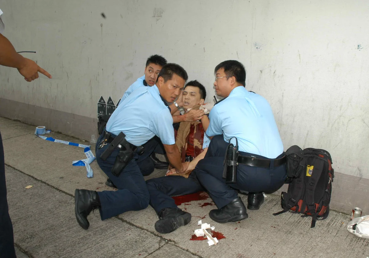 密码保护：Hongkong! 2026.6-12 警員朱振國2005年執勤期間遭持刀青年割傷頸部 此案令年僅30歲的朱振國從此不幸成為植物人(全身癱瘓) 與傷患搏鬥21年後 於16日離世 終年52歲 當年施襲的廖智勇原被判監6年 後加刑至10年 服刑約5年9個月後獲准假釋 出獄任職寵物店, 深水埗警區掃黃行動拘18名內地女子 最老58歲, 74歲內地退伍軍人靳俊学去年持1995張印有「港幣五億元債券」的債券到旺角彌敦道一銀行開戶 聲言開戶為退伍軍謀福利 法官判刑時指涉案的債券及文件出現荒謬的錯誤, 民事上訴案件2024年第134號 上訴人陳亦柱 2020年9月5日 投訴人蔣麗冰女士在商場上班途中 不小心在商場門口一級樓梯前跌倒 9月6日投訴人因感其手腕至手肘仍然劇痛 故向陳醫師求診 陳醫師並沒有指她有骨折 只替她在患處作針灸治療及處方中藥 9月28日她的手部痛楚沒有減退 發現手部開始有些萎縮 她向西醫劉煒強求診 劉醫生檢查X光照片後 指她有骨折 同年12月30日 投訴人發電郵醫務委員會 頗為詳細敍述求診經過 投訴陳醫師錯誤醫治 導致她的手沒有得到及時正確醫治 留下不必要的永久疤痕, 科大19歲內地涂姓女生墮假官員騙局失111萬元, 鴨脷洲兄弟雙屍案 這對兄弟各自懷有嚴重的性格缺陷與社交障礙 23年來在密封的社交圈中相依為命, 昔日「浩劫灣」 灝景灣初代業主捱過沙士 嘆當年很多人負資產輕生, 33歲持雙程證女商人王宇陽認於2022年向科大虛報學歷 自稱獲美國德克薩斯州大學奧斯汀分校授予學士學位 其後獲取錄並頒授科大理學碩士學位 被告遭揭發在警誡下表示 支付了50萬元人民幣予中介後發現學歷屬虛假 覺得既已作出犧牲便順水推舟繼續入學, 近日 網上又流出兩後影片 兩段影片各長約一分鐘 其中一條是一名身穿食環署制服的女子獨自在梯間吸煙 另一條則是該名女職員與一名疑似外判清潔工閒聊 其間二人不停吞雲吐霧, Ocamp玩到除衫 紅Bra女生遭赤膊男公主抱, 31歲內地女子李祖儿訛稱獲教大前副教授何偉業學術推薦 案情指她多次申請報讀博士課程不果 於是偽造推薦信 藉此獲得教大錄取, 火炭麗峰花園一名71歲女子8月31日在泳池游泳期間遇溺 昏迷送院搶救後不治 消息指 死者生前為Meta Creative Shop創意熱店大中華區主管倫潔瑩(Kitty) 她在廣告界成就非凡, 香港一代邵氏武打巨星陳觀泰今早不幸逝世 疑因腦出血搶救不治 享年80歲, 刑事案件2024年第1111號 C.T.L.裁決理由書 控方指被告於2022年6月至7月期間於香港新界元朗分別6次猥褻侵犯X 一名11歲的女童 辯方則指該些指控全部虛構 換言之 本案的論點是女童X是否可信, 刑事案件2026年第263號 梁協強 朱泳澄判刑理由書 本案合併控罪書涉及兩位被告人共6項罪 第一至第三項控罪為“窩藏另一人而目的在於使該人賣淫”罪 第四至第六項則為“協助未獲授權進境者留下”罪 本案涉及3名中國內地女子张彦红、陈春丽及揭曼婷 於本案相關時段 她們均為香港法例第115D章所界定的未獲授權進境者 但非法入境後在香港提供性服務, 裁判法院上訴案件2025年第220號 馬雲青判案書 上訴人被控一項「傷人」罪 罪行詳情指 上訴人在2024年8月26日 在香港九龍黃大仙東頭村道183號東頭(二)邨耀東樓21樓走廊 非法及惡意傷害男子黃先生(下稱「PW1」) 上訴人否認控罪 控方案情 PW1供稱他居住於耀東樓一單位 2024年8月26日約中午12時41分 他在21樓走廊時 遭上訴人指責「好嘈」 PW1粗言而對 隨即上訴人自右褲袋掏出一把淺色鎅刀(證物P1)揮刀砍向PW1 之後兩人主要在電梯大堂發生肢體衝突 最後導致PW1左邊面頰、頸 、下巴、頭、眼 及手受傷 期間 PW1見走廊垃圾桶內有一支銀色棍 遂撿起自衛 PW1承認混亂中也因此傷及手部, 裁判法院上訴案件2025年第441號 許銳生(66歲 資深投資者利達豐環球創辦人)判案書 上訴人在裁判法院否認兩項「猥褻侵犯」罪 控方案情 控方第一證人女子X(下稱「PW1」)為上訴人的秘書助理 PW1於2023年12月27日入職 她偶爾需延長上班時間陪同上訴人出席一些飯局 或到上訴人在中環開設的一間雪茄會所工作 2024年7月8日 PW1如常上班 但晚上需陪同上訴人、其工作夥伴及朋友等 出席在尖沙嘴的一個飯局 晚飯後 上訴人提議眾人到他的雪茄會所繼續消遣 於是PW1便登上上訴人的私家車 行車期間上訴人向PW1作出一連串的侵犯 首先 上訴人以雙手向右攬住PW1 PW1推開上訴人並說「你醉啦」 亦有掹開上訴人的手 其後 上訴人面向PW1 先用左手伸進她的內衣(當時PW1穿着一條連身V領裙)揸了她的右邊胸部幾下 再繼續用右手繞過PW1膊頭位置潛入她的內衣並再揸了她的右胸約2至4秒 當時PW1不斷作出掙扎, 今年上半年接獲171宗感染愛滋病病毒(HIV)和28宗愛滋病新增個案, 打鼓嶺狗咬死人 死者Jojo(33歲) 全名黃祖兒 未婚 大學畢業後曾投身美容業 現時是打鼓嶺一間「狗酒店」及犬隻訓練中心的負責人 她愛狗如命 生前最後一篇帖文於本周三(19日) 撫摸愛犬共度七夕 她寫道「媽媽的七夕小情人 情人節是食得的嗎？」事發於昨午4時12分 Jojo被發現伏屍坪洋村110號屋內一草地上 頭、下顎、頸部及雙臂 都有不同程度撕裂及動物咬痕 警方相信她被狗隻襲擊喪命, 刑事上訴案件2024年第102號 T.T.C.判案理由書 2024年5月3日 申請人承認4項亂倫罪 申請人於求情時指他和X一直感情要好 兩兄妹是在愈走愈近的情況下作出本案中超越兄妹關係的行為 王大律師在他的書面求情陳詞中陳稱：[申請人]和妹妹自從搬到案發單位一起生活後 他和妹妹互相照顧大家 感情一直很好 結果二人越走越近 出現了超越兄妹的行為, 屯門山景邨前年發生燒炭企圖自殺案 45歲男子黃栢廷因生意失敗欠債近90萬元 突然計劃煮「最後晚餐」 在湯麵及珍珠奶茶內「加料」並燒炭 令妻子及3名女兒頭暈入睡 但他最終不忍一家共死 澆熄木炭後離家出走 被告的心理及精神科報告指 被告深受抑鬱症的影響 對生活感到絕望 被告2013年與妻離婚 2024年初復合 案發當時黃與妻育有3名女兒(年齡介乎13歲至16歲), 與男友分手後棄犬不顧致狗隻瘦弱甚至餓死 26歲無業女被告梁樂晴承認去年分別在元朗村屋、北角屋苑 及酒店虐待9隻犬隻 導致其中2隻餓死、3隻嚴重營養不良 以及4隻身體狀況惡劣, 刑事案件2025年第314號 李發命令理由書 被告人被控兩項俗稱「洗黑錢」罪 兩份精神科醫生報告裁定被告人屬無行為能力人士 因而不適宜受審 廖醫生指出 現年74歲的被告人自2025年中在小欖精神病治療中心接受評估期間持續出現誇大妄想症狀 包括聲稱擁有建築公司、管理多個元朗地盤、購買土地達7000萬元 以及管理十輛的士及跨境車隊 並被診斷患有伴隨行為及心理症狀的認知障礙症, 旺角登打士街1號一間酒店對開 8日早上11時34分一名女子疑由高處墮下當場死亡 警方證實55歲姓吳女事主為酒店租客 獨身無子女 任職文員 生前受財務問題 濕疹 皮膚敏感及失眠所困, 黃大仙血案 寧靜的周六早上 黃大仙上邨昭善樓不少街坊還在夢鄉 一串斷斷續續的淒厲慘叫聲 氣氛驟然遽變 有昭善樓15樓女住戶「個心仲震緊」, 刑事案件2025年第840號 鄧文廸判刑理由書 被告人承認一項「與未成年少女發生性行為」罪 被告人求情時聲稱 主觀相信該少女年之年齡為16歲或以上, 傷亡訴訟2025年第227號判決書 原告人蘇書幼 被告人懲教署 原告人於2001年偷渡到香港產子 因非法居留罪而被判處監禁6個月 原告人聲稱於監禁期間 曾被強行還押於小欖精神治療中心 並注射藥物(原告人指稱為「傻仔針」) 導致她在2001年底誕下的兒子患有中度弱智和腦癇症, 科大內地生杜茂森(20歲 學生)涉愚人節在社交媒體發布訊息 揚言要殺死10人 被告透露在遼寧大連出生 2023年來港就入讀科技大學計算機延伸人工智能學位 辯方盤問時形容身高有約1.9米的被告是「身形熊人咁大 但純似小羔羊」, 武漢市前高官兒子肖銳涉為父在港洗黑錢6400萬判囚! 區域法院刑事案件2025年第425號 肖銳判刑理由書 被告人肖銳於本席前經審訊後被裁定5項控罪罪名成立 被告人的父親肖军曾任武漢市檢察院反瀆職調查局局長 被告人現年37歲 1989年1月29日於武漢出生 為家中獨子 他已婚 育有1女 現年6歲 太太與女兒現居深圳 被告人的父母現正於內地被調查 被告人於2004年15歲時前往澳洲讀中學 並於2013年6至7月大學畢業後回國 曾於香港投資與友人共同開設公司 嚴重虧蝕數千萬港元, 近日 香港高等法院官網披露了一份判決書 將趙薇前夫黃有龍拖延多年 涉及數億港元中介服務費及利息的跨境賭債糾紛 再度拉回公眾視野, 警方突擊搜查紅磡區內3幢目標工業大廈 搗破3間掩人耳目的派對房間(Party Room) 揭發有人在內大搞「毒品派對」當場落網的大部份被捕男女均是持有雙程證到港的內地訪客, 高等法院原訟法庭小額錢債審裁處上訴案件2026年第20號 申索人(答辯人)律政司司長訴被告人(上訴人)鄭小魚判決理由書 背景 被告人於2022年5月下旬 在荷蘭旅遊期間遇劫 因此向中國大使館求助 最終在中國大使館的安排下 獲取一些生活費用 以及回港機票, 韓國人氣男團SEVENTEEN成員Mingyu金珉奎今日上午11時出席宣傳活動 有網民發文 指凌晨零時已有約500人在海港城外的街頭通宵排隊 惟有人等候期間疑大便失禁, 元朗警區打擊非法賣淫活動行動 拘捕24名內地女子 其中一名女子被捕時身穿阿根廷球星美斯的10號球衣, 土瓜灣有人倒斃屋內 經調查後證實死者是53歲姓翁女住客, 區域法院刑事案件2023年第384號 嚴御風裁決理由書 被告人面對4項「洗黑錢」罪 控方認為被告人竟然在其仍然是大學生時代持有及操控4個分別有多達$677100 $62900 $1533850及$118710存款進入的戶口, 深水址鬧市驚現鱷魚 昨日一條約1.5米長暹羅鱷被發現在大埔道54號大廈一樓陽台 嚇煞住戶 事後警方拘捕一名35歲姓鍾本地女子 漁護署人員在單位內發現共63隻爬行 兩棲及節肢動物, 2021至2025年 中小學學生懷疑輕生身亡個案累計達141宗, 區域法院刑事案件2025年第425號 肖銳裁決理由書 本案涉及1名原籍中國武漢 父親為當地的政府官員的人士 他經投資入境計劃獲得香港居留權, 裁判法院上訴案件2025年第251號 上訴人陳偉聰判案書 上訴人承認一項營辦賭場罪, 區域法院刑事案件2025年第89號 莊曉斌判刑理由書 被告經審訊後被裁定一項猥褻侵犯另一人罪罪名成立, KOL女實習醫生被捕, 女被告吳為宜(30歲 報稱辦公室助理)被控於2026年1月11日於藍田啟田商場惠康超級市場偷竊22包貓糧、22罐貓糧及5包紙碟, 醫管局今日最新宣布已即時解僱明愛醫院一名KOL女實習醫生 涉事的女實習醫生姓黎、洋名Angel 24歲本地女子, 全港拾荒者人數介乎2791至3456人 每天回收量介乎138.17噸至159.25噸, 年屆75歲的鄧婆婆 自2003年「沙士」起開始拾荒 每一晚 鄧婆婆拖着沉重的發泡膠箱和紙皮 游走太子及旺角一帶的路面穿梭 長年累月的勞損 導致她嚴重駝背 推車時幾乎整個人彎成90度 3名兒子雖已出身 她直言「自己(3個兒子)都顧唔掂 會顧你？」兩老無依無靠 鄧婆婆慨嘆「好淒涼 一生一世都好淒涼 如果唔淒涼 我幾十歲就唔做啦」, 裁判法院上訴案件2025年第262號 上訴人龍臘梅判案書 上訴人作證時38歲 她與第一任前夫於2009年7月透過網絡聊天認識 同年9月到青島與他定居 並於2010年8月誕下兒子 她於2018年1月與前夫離婚 因前夫酗酒和動手 2023年2月至3月 上訴人透過微信搖一搖小程序認識證人陳偉倫(控方證人), 太古城母女命案 太古城廬山閣一對48歲與12歲母女 昨日先後墮樓身亡 慘劇引發社會關注 消息稱 母女墮樓同死悲劇源於教育問題爭執, 區域法院刑事案件2025年第663號 盧永業判刑理由書 被告人承認三項洗黑錢罪, 內地女子(42歲被告周芙容)涉於2018年向入境處訛稱來港探望配偶 以及謊稱男方是其腹中待產嬰兒的親生父親 從而取得仁安醫院產後分娩服務, 27歲男侍應3年前趁在街上認識的內地女子醉酒不適時 在大圍車公廟附近草地兩度強姦對方 案發時24歲的男被告邱鎮濠於2023年4月18日凌晨在街上結識20多歲的女事主X X在內地來港讀書 她在一間便利店外時 被告上前搭訕 兩人交換微信的聯絡方法 同日晚上 被告即透過微信相約她見面 兩人先到便利店買酒 之後到大圍車公廟附近的遊樂場 期間X感不適 曾到女廁嘔吐 凌晨3時許 X再想嘔吐 被告不許她到女廁 並帶她到草地並把她推在地上 被告其後脫去X的短褲和內褲 X曾用手抓被告的頸 但因無力而放手 被告亦曾咬X的手指 被告其後吻X 並把舌頭伸入X的咀 X圖咬被告的舌頭不果 故改咬被告的下巴1、2分鐘 但被告沒有反應 X曾嘗試反抗並要求被告購買安全套以防性病 惟被告拒絕並聲稱自己沒有性病 兩度強姦X 心理專家報告顯示被告犯案原因是思維扭曲及渴望親密接觸 案發時亦受酒精影響